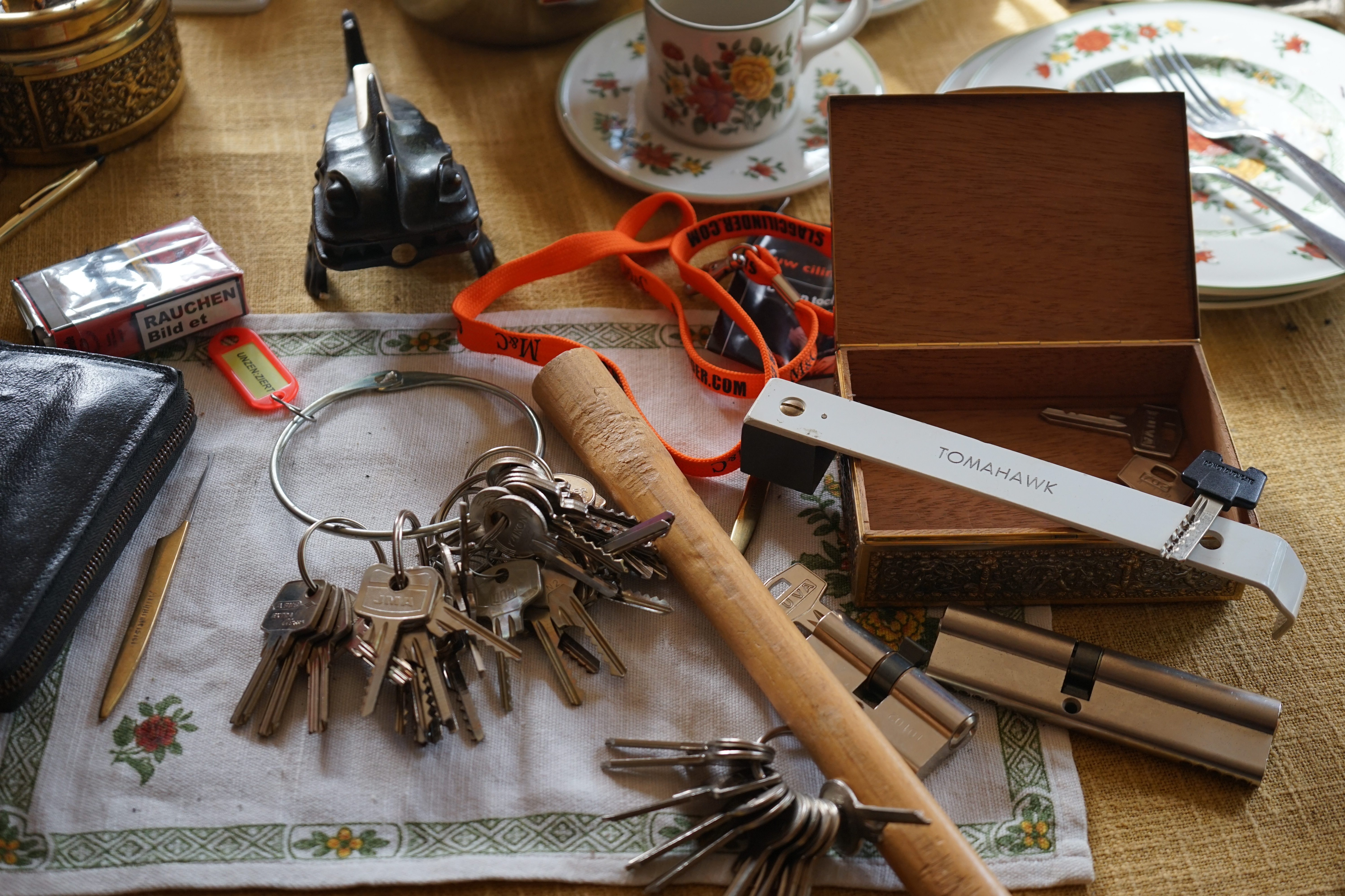 Arthur Bühl, Arthurmeister, Bühl Wappen Der Sympathieträger ist in Stuttgart, Baden - Württemberg geboren. Der Detektiv lebt in HAM. H1 Text der SEO gibt Texte aus Arthurmeister`s Leporello frei. 𝔄𝔯𝔱𝔥𝔲𝔯 𝔅ü𝔥𝔩, 𝔄𝔯𝔱𝔥𝔲𝔯𝔪𝔢𝔦𝔰𝔱𝔢𝔯 Bühl, Arthur, Jahrgang 1961, Made in Germany, Babyboomer, Detektiv or Private Investigator how Mr. Smitz from the PLAYBOY, Beverly Hills, say`s. Yes Mr. Smitz i will send you the Photo Arthurmeister`s F 1, Jacket for your LeporelloUS. to your E - Mail Mr.Smitz@Mr.Smitz.us. Ok, Mr. Smitz. Mr. Smitz do you know what Google Earth is ? Take BÜHL Arthur, only by Google Earth, you know ? have done it ? Yes Google will show you my Panel superfast. Cool, Arthurmeister, cool. Yes Mr. Smitz, this can i do for you too ! Yes with SEO. Yes, yes, i have Arkadasch erklärt, sein Erikli pasta is not so genial. Der beste Zwetschgenkuchen, you know plum tart, is from the Stadt Bühl. Not laughing in the USA. Bühl is a City like my Name. And the People in this City called it: Zwetschgendatschi ! you know. This is the world best plumcake. Yes Datschi. Yes, Stadt Bühl is near Baden - Baden, the Casino, you know ! Yes. Baden-Württemberg. You must know there is since 1927 the traditionell Zwetschgenfest. And there ist the Zwetschgenkönigin ! Mr. Smitz, my Ur Ur Ur Ur Grandfather is born in Bühl. My Great Grand Grand Mother where also born in the town Bühl. Their profession was Zwetschgenpicker. Not Lockpicker, Zwetschgen / Plum Picker. And Rüttler. Oh, really ! Yes, Yes. And since this time the name of the family Bühl from the Stadt Bühl is: Yes you know - Buehl. Yes i will give Greetings from you to Mrs. Friede Springer from the Newspaper BILD et. Yes, the Elbphilharmonie is in Betrieb. OH, Mr. Smitz, greeting´s to you from Joe Asbbery, NBA, you know. Tomorrow we will meet us in the Hasenstübchen, our Rabbit Hall. For Lockpicking und Beer. Call you. Parole Emil ! H1 Text der SEO schreibt weiter: 𝔄𝔯𝔱𝔥𝔲𝔯 𝔅ü𝔥𝔩, 𝔄𝔯𝔱𝔥𝔲𝔯𝔪𝔢𝔦𝔰𝔱𝔢𝔯® Herr Arthur Bühl, kritischer Privatdetektiv aus der Hansestadt Hamburg, bereitet sich auf ein Interview mit der BILD et vor. Bei Babsi und Gina in Fuhlsbüttel wird ihm zuvor der Vokuhila geschnitten. Herr Arthur Bühl wurde schon in der BILD et als " Herr der Schlösser " beschrieben. " Ein bisschen Ruhe bitte " schreibt Jan Freitag von der TAZ. Er erwähnt auch eine Mustertür by Wendt. Es wird darin herumgeprökelt. Selbst Arthur Bühl, der weltbeste aus dem Lockpicker Mekka Hamburg, betreibt pures Understatement, weil er sein Schloss in nur 20 Sekunden " geknackt " hat. Charles Graeber von der Wired.com beschreibt in seinem Artikel Master Lock - Pickers do bottle Arthur Bühl " The Master of the Universe ", Arthur Bühl a private Detective of Germany open locks. Bühl`s Fabio - the - Barbarian Look stands out. He wins the Dutch Open and is now Master of the Universe. The people cry: " Arthurmeister ! booms Arthurmeister ". Mark Webber Tobias, the Author of Locks, Safes, and Security, a Police Reverence, say: Arthurmeister, that ist beautyful. " Open ! " sagt Arthurmeister ", offen ist gut, schneller offen ist besser ". " Beer !" Arthurmeister booms back and a new Champion is born. Die Welt berichtet: " Die Kunst, Schlösser ohne Schlüssel zu öffnen ". Vereinsmitbegründer und Vizepräsident Arthur Bühl trägt seine Leidenschaft schon auf der Krawatte. Sie ist rot mit gelben Schlüsseln drauf. Intern wird er ehrfürchtig " Meister Arthur " gerufen. Er hat es zum siebenfachen Deutschen Meister in verschiedenen Disziplinen geschafft. Er pickt seit der Kindheit. Sein erstes Trainingsobjekt war sein Spardosenschloss - Ein klassischer Einstieg… . Die Slate berichtet über Arthur Bühl als Lockpicking Legend. Es gibt einen Artikel Tool for Picking and Decoding by Stasi, CCC, Vortrag Berlin. Amateur Hour berichtet: Arthurmeister has " The Master Touch ". Bei den Kaba Day `s im Europa Park Rust schreibt die Pressebox: auf großes Interesse der Teilnehmer stieß auch die praktische Vorführung von Steffen Wernéry und Arthur Bühl, die gängige mechanische Schließzylinder ohne Schlüssel zerstörungsfrei öffnen. Meist in Sekundenschnelle. Auch die Chemnitzer Zeitung " Freie Presse " hat über das Lockpicking und Arthur Andreas Bühl alias Arthurmeister berichtet. Dwight Perry schreibt: Arthur Bühl has good hands ! In der Philalocksmith wird Arthur Bühl auch als Lockpicking Legend betitelt. Es gibt auch einen Beitrag, 360 Meridianos. In der Datenschleuder, CCC, wurde über ihn als Sympathieträger berichtet. Veröffentlicht unter Linkedin, Xing, Google Panel, Twitter X. In der Vitrine von Arthur Andreas Bühl, Arthurmeister ® sind Schlösser, Padlocks, von ABUS, BKS, CES, DOM, EVVA, Assa Abloy, Z Ikon, Kaba, Keso, ASSA, Winkhaus, Wilka, Trelock, Schmelting, Bode Panzer, Ancor Las, Drumm Geminy, Xylock, SEA, Medeco, Mul-T-Lock, Cut away, ABUS Granit, Pfaffenhain, E*S, ESS, Nemef, BAB, Babelsberg, Stasi, Diskus, WMF, Tesa, Noch, Vachette, Cisa, Wally, Rielda, Mottura, Viro, FAI, GeGe, Fichet, Bode Panzer, Tresor, Bramah, Protector, Braun`s Patent, Walomatus, Arolds, Combination Lock, Yale, Master, American Lock, Tubular, China, Indien, Aligarh, Nepal, Thailand, Zahlenschlösser, Himmelsschlüssel und noch vieles mehr, vorhanden. Alle Schliesszylinder sind Übungsmaterial für das Lockpicking. Schlagschlüssel und so vieles mehr, sind auch dabei. Auch der Sputnik. Verschlagwortet mit: ♥ Vokuhila, Friseur ♥ Schwäbischer Hengst, Zwetschgen Heini, Bühl er, Zwetschge, Google Earth, Mittelpunkt der Welt, Martinameisterin, Cartomanze, Scholischek, " HIGH NOON ! ". ♥ Parole Emil ! SEO NEU Twitter X 11.06.24 Bilder Budeg ( Bold serif ) Arthur Andreas Bühl, Detektiv, made in Germany, born 1961 in Stuttgart, Baden - Württemberg, living in HAM, Im Dienste der Wahrheitsfindung unterwegs, betreibt in seiner Freizeit Lockpicking aus Leidenschaft. Der mehrfache Deutsche Meister wird in der WIRED als " Master of the Universe " betitelt. In der BILD et ist der Artikel " Herr der Schlösser " abgedruckt. Im Hasenstübchen - Fuhlsbüttel, am Hasenberge, Santa Fu, wird gefeiert. Arthurmeister® stellt seinen Leporello " Der Aufmacher " vor. Der Stammtisch grölt " OFFEN ". Scholischek, Rudi, Heike I, Noagerlzutzler, Arthur und Joe Asberry, der alte NBA ler, prosten sich zu. Arthurmeister`s Jukebox auf YouTube spielt Pointer Sisters - Slow Hand ! ♥ Beim Tanzen ruft die Cartomanze " Ey du Sympthieträger ♥, komm mal her " ! SEO für heute: DETEKTIV, Arthur Bühl, Lockpicker, Deutscher Meister, pickt ABUS Padlock. Good Morning, High Noon, guten Tag from Germany, Hamburg, mein Name ist Uschi. Die rasende Reporterin von der Bild et Zeitung. Ich konzipiere und betreue die Webseiten des Herrn Arthur Bühl, alias ARTHURMEISTER, Präsident Pornomeister SARL. Ich bemängele ihre falsche Auswahl zu den Bilder aud dem Laufband Arthurmeister " Arthur-Buehl-Arthurmeister®-Praesident ", dem Foto aus dem Laufband Pornomeister " Arthur-Buehl-Arthurmeister®-Detektiv-und-Sympathietraeger " und dem Foto des Herrn Bühl aus dem Laufband Arthur-Bühl.de " 𝔄𝔯𝔱𝔥𝔲𝔯-𝔅ue𝔥𝔩-𝔄𝔯𝔱𝔥𝔲𝔯𝔪𝔢𝔦𝔰𝔱𝔢𝔯®-Arthurmeister-beim-Friseur-vor-dem-Interview-Die-E-Mail-lautet-Sympathietraeger@Sympathietraeger.com ". Diese Lichtbilder wurden von mir zwar unter der Google Bilder - Gallerei eingepflegt, sind aber seit geraumer Zeit nicht mehr sichtbar. Deshalb habe ich die Bildbeschreibung dahingehend ergänzt, das es sich um eine private Performance Webseite handelt. Meine Anordnung dieser JPG in Ihrer Gallerie ist gewollt. Deshalb machen Sie diese Fotos aus dem Laufband Arthur Bühl und aus den Laufbändern Arthurmeister und Pornomeister wieder sichtbar. Diese Foto`s sind Bestandteil dieser Performance, wie das Grün in Ihrem geschätzten Google Logo, oder das Rot aus Ihrer geschätzten Landesflagge ! Ich würde Ihre Logo`s auch nicht entfernen ! Also: alle Foto`s und JPG `s im Internetz, wieder sichtbar machen ! Ihre Uschi, die rasende Reporterin von der Bild et Zeitung und die Macherin von Radio-Eriwan.de. Ihre Mühe sehe ich als Selbstverständlichkeit ! Gerne Grüße ich vom Stammtisch im Hasenstübchen unserem Bunny Hall. In Arthurmeister`s Jukebox haben wir für das Google - Team den Bringersound " We speak no Americano " gedrückt ! Parole Freibier für Google LLC. And greetings from Mr. Smitz.us ! Arthur Bühl, Arthurmeister ®,Lockpickerherz ® Schlossherz ®, Pornomeister ®, neuer SEO Text für 2025 12.00 Mittags im Hasenstübchen. Basketball Bouncing Joe Asberry schreit: Prost ! Die Glocke kingelt ! In Arthurmeister`s Jukebox im Hasenstübchen spielt: Slow Hand von den Pointer Sisters. Ferrari Rudi sitzt am Tresen. Anstatt Helbing trinkt er heute Underberg. Pelle und Heike I machen Stößchen. Justamente klingelt das Telefonino. Der Hannenberger lacht zu Bouncing Joe Asberry: Ich wette mit Dir: Da ruft unser Freund Mr. Smitz vom Playboy an. Arthurmeister geh endlich ran. Die Glocke klingelt. Yes Mr. Smitz, yes, yes Mr. Smitz. Yes great, you know. Yes, yes we have a Party. Yes, yes. Ja: Angela Merkel, die kennen wir. You know: " Bundeskanzlerin ". Giovanni ruft: Bella Donna: Signora Merkel is the CEO of the world. Yes, Yes Mr. Smitz, i will look about her Memoiren. Oh Mr. Smitz ? Her Biographie with her Signature ? OH, Mr. Smitz mit Widmung ? Das wird nicht einfach ! no easy, you know ! Da muß die Glocke aber ein ganzes Wochenende läuten. Prost. Helbing. Yes Mr. Smitz, hands on the heard, you know, difficult ! Arkadasch !!! Smitz U.S.A. braucht die Memoiren von Angela Merkel signiert mit dem Text: Für Mr. Smitz from the Playboy ! Also pass auf: Dein Schwippschwager ist doch Aufsteller bei der Messe. Ja, Buchmesse. Dort hält die Merkel eine Autogrammstunde. Der soll sich dort anstellen mit seinen Kumpani. Ja, der Smitz läßt hier die Glocke läuten. Das gesamte Wochenende. Hannenberger gibt das Passwort: Freibier, Freibier ! Die Glocke läutet jetzt: Helbing ! In Arthurmeister`s Jukebox spielt: The Tramps - Disco Inferno - Orginal Longversion Tony Mendes ! Basketball Bouncing Joe swingt mit dem Kopf mit. Jetzt meint Arkadasch: Oh meine Kumpani trauen sich nicht zu Dr. Angela Merkel. Die haben Angst vor Ihr. Kein Autogramm heißt kein Freibier. Droschkendieter !! Du fährst jetzt zur Buchhandlung, holst drei Biographien von der ollen Merkel, fährst weiter zum Kujau ! Ja, der hat dem Heinemann vom Stern, Hamburg, gefälschte Tagebücher verkauft. Der soll dir in ein Exemplar die Unterschrift der Merkel und die Widmung reinmalen. Sag ihm viele Grüße vom Arthurmeister und Parole Freibier, Freibier ! Dann malt der es dir sofort. Der kann das freudigst. Und sag ihm, das sei für Smitz, Amerika. Aber diesmal soll er keine rosa Tinte verwenden. Dann kommst du wieder her und wir alle unterschreiben das zweite, dann fährst du geschwind rüber nach Fuhlsbüttel, drängelst dich am Luftfrachtschalter vor, läßt die Bücher verpacken und paßt auch auf, das die auch tatsächlich im nächsten Flieger in die U.S.A. reisen. Dann hat er die Bücher, quasi wenn der Flieger landet. Sag denen: Parole: Freibier, Freibier ! Arthur und wozu das dritte Buch ? Du Depp, wenn beim unterschreiben vom zweiten Buch einer draufkotzt oder ein Brandloch reinmacht dann haben wir Ersatz ! Und diesen legen wir dann hinter den Tresen ins Regal und tuen so als hätten wir es gelesen. Es reicht das wir Frau Bundeskanzlerin mit guten, besoffenen, nicht ausgeklügelten, dummen, peinlichen Ratschlägen beraten haben ! Punkt. In Arthurmeister´s Jukebox spielt: Lady von Kenny Rogers. Sir Waschi hat gleich CHARLIE RICH - The most Beautifull Girl in The World, gedrückt. Die Stimmung ist gut. In der Jukebox spielt mittlerweile Aloe Blanc - I need a Dollar. Die Stimmung ist fantastisch ! Jetzt steigert sich die Stimmnung noch als der Nachläufer Roberto Blanco - Caramba, Caracho ein Whiskey, Carambo Caracho ein Gin, verflucht Sacrcameto Dolores und alles ist wieder hin ! In Rio de Janeiro… drückt. Der Noagerlzutzler drückt Roberto Blanco - Der Puppenspieler von Mexico und räumt Gläser ab. Hannenberger reicht schon einmal den Himmelsschlüssel ! Schwerti fragt: Mastertouch und wenn der Dir auf die Schliche kommt ? Du Depp, was glaubst du wenn der erfährt, daß er einen orginalen Kujau, dem Tagebuchfälscher hat, dann läuft der durch Beverly Hills und gibt damit bei jedem an, als sei er The Greatest. Und Du weißt: Die Schriftsachverständigen vom Stern oder von der Bild et und der Heinemann brauchten Monate bis sie diesen Betrug mit dem Verkauf der Tagebücher erkannt haben. In Arthurmeister`s Jukebox spielt: Calvin Harris & Sam Smith: Promises ! und es wird mitgesungen. Das Droschkendieter dann doch nur beim Papierfuzzy im Copy Shop neben an war ? weil der Kujau besoffen war ? Quatsch, kalter Kaffee, der Smitz verhöckert das Buch an Rockefeller. Was glaubst du, warum die Parole Freibier Freibier lautet ? Wir sind hier nicht bei der Wohlfahrt. Ferrari Rudi macht Ralala: Sonntag ist Formel I in Indianapolis. Denkt dran: High Noon ist dann morgens 07.00 Uhr. Die Glocke läutet ununterbrochen. Freibier, Freibier, Freibier, Parole Freibier. Let Michael pass for the Championship ! Das gesamte Hasenstübchen tanzt und platzt aus allen Nähten. In der Jukebox spielt James Last und Orchester: T.S.O.P The Top Sound of Philadelphia ! Prost, Prosit und Stößchen ! Der Hannenberger sieht zufrieden aus. Taged with: Bühler Zwetschge, Bühl Wappen, Zwetschgenhengst, Zwetschgenfest, Meister, Arthur Bühl, Privatdetektiv. Für das Jahr 2025 wurde der SEO von der Firma chatgpt und von einer KI ergänzt: Arthur Andreas Bühl, ist ein Babyboomer ! und ein Sympathietraeger ! Slow Hand ! mit dem Mastertouch ! Locksport: The strange things that happen at a lock-picking convention by Tom Vanderbilt, Deviant Olliam, Slate, picking, Hackers Planet, Earth, Event, Flickr, Foto, Ina Müller, Arthur Meister, Lockpicking, ssdev, Photo, Slide Player, The Joy Lock Club, Schuyler Towne, by Pagan Kennedy, Arthur Bühl, called Arthurmeister, can pick a Lock faster than you, David Olliam, Slate, Tool, Toool, the open organisation of Lockpickers, Wired, Jan Freitag, TAZ, FAZ, BILD, WELT, BUDEG, BDD, Linkedin, Pornomeister SARL, X, Twitter, Security of Locks, Linkedin Arthur Bühl, Zwetschgenstadt Bühl, Wappen Bühl, Fahne Bühl, Facebook, Bühl, Arthurmeister, Pornomeister SARL, Lockpicking Experte. Tagged with: Dorma Kaba, Europa Park Rust, Zwetschgenhengst, NBA, Bouncing Joe Asberry, Everybody Wiki, Schwäbischer Henst, Pflaume, Zwetschge, Doublebrain, Mandy August, Rallye, cross, Datenschutz. Zitat: Arthurmeister " offen ist gut, schneller offen ist besser ! " Pankhofer, Schloss und Schlüssel, Arthur Bühl, Wappen Bühl, legal 1001, Radio Eriwan, In Arthurmeisters Jukebox im Hasenstuebchen, You Tube, ( HAM ), sind Schallplatten von Slow Hand, Pointer Sisters, Engelbert, Joy Flemming, Ina Müller, Dörp Reggae, Reinhard Fendrich, Sammy Davis jr., Bee Gees, Hans Söllner, Element of crime, Empire of sun - we are the people, Katja Ebstein - Es war einmal ein Jäger, Udo Jürgen - Das Lied das nie zu Ende geht, Vicky Leandros - Ich liebe das Leben, Die Five Tops - Warte auf das Glück, Marianne Rosenberg - Er gehört zu mir, Hildegard Knef - Für mich soll`s rote Rosen regnen, Connie Francis - schöner fremder Mann, Heino - Caramba, Karacho, ein Whisky, Drafi Deutscher - Mamor Stein und Eisen bricht, Kraftwerk - Das Modell, Ernst Neger - Rucki - Zucki, Wolle Kriwanek - I fahr Daimler, Reinhard Fendrich - Strada del sole, Zupfgeigenhansel - Bella Ciao, Joy Flemming, Half breed, Haindling - Du Depp, Nina Hagen - Africa Reggae, Schwoisfuß - Bin i selber Rastamann, Jan Delay - Irgendwie, irgendwo, irgendwann, Grachmusikoff - Oiner isch emmer dr Arsch, Wolfgang Ambros - Du schwarzer Afgahne, UB 40, The Manhattans - Kiss and say Goodbye, Three Degrees - Dirty old Man, Babara Streisand - Woman in Love, George Michel - One more try, Candy Dulfer, Deep Purple - Child in Time, Moody Blues - Nights in white Satin, Eagles - Hotel California, Dire Straits - Sultan of Swing, Pink Floyd, Sade - Smooth Operator, Toto - L`italiano, Peddy Pendergrass, Tom Jones, Eddie Holman - Hey there lonly girl, Chicago - If you leave me now, Kalvin Harris - Promises, Fugees, Engelbert - How I Love You, Gloria Gayner can`t take my Eys off you, Olivia Newton John, Ricky Shane - Mammy blue, Los Bravos, Kenny Rogers, Albano und Romia Power, Totzi - Ti amo, Tina Turner und Eros Rammazotti, Abba - Hasta Manana, Roger Whittacker - Abschied ist ein scharfes Schwert, Toto - Hold the line, Love Story mit Andy Williams, Grace Jones, Diana Ross und Julius Iglesias - All of You, Christopher Cross, Roberta Flack & Peabo Bryson, George Benson, Aloe Blacc - I need a Dollar, Simply Red - if you don`t know me by now, Luther Vandross und sehr viele mehr. Es erscheint auch bald die B - Seite von Arthurmeister`s Jukebox ( HAM ) Fuhlsbüttel, Hasenstuebchen, Playboy, Bunny Hall, Los Angeles, Beverly Hills, TSOP The Sound of Philiadelpia, Golden Gate Brigde, und noch so vieles mehr. Seattle Times says: He has got good hands, but how`s his vertikal. Arthur Bühl, a private detective from Germany deflated an all-star field of lockpickers in the world. Pressebox: Kaba Day im Europa Park mit Arthur A. Bühl, Detektiv. ( Arthurmeister ) - Präsident Pornomeister SARL, Linkedin: Arthur Andreas Bühl, Detektiv. 360 Meriandos, The Master Touch, opening locks without keys. Jesusmeister Arthur Bühl is a Master who can pick any lock in the world, but Jesus is the only Master who can unlock the human soul. Slideplayer. Phila Locksmith, Lockpickerherz und Schlossherz sind ges. gesch. Marken von Arthur Bühl. Das Wappen Bühl ist gelb, blau mit schwarzen Linien. You Tube, 23C3 Schlossoeffnung wurde beim CCC, Caos Computer Club, gefilmt. Citywide RFID Master, House key, Hamburg, by Wired. WIRED is where tommorow realized. World Trade Center, New York, YY 10 007, Communicationsmanager Mr. Smitz. Wiki, Attraktor, Trainingslager. Schloss - Öffnen, Public Domain 147, Staatsicherheit in der DDR, Arthur Meister aus Hamburg, Bunker am Ulmenwall. Herr der Schlösser, Bild Zeitung. 𝔄𝔯𝔱𝔥𝔲𝔯 𝔅ü𝔥𝔩, 𝔄𝔯𝔱𝔥𝔲𝔯𝔪𝔢𝔦𝔰𝔱𝔢𝔯® Arthur A. Bühl, ist mehrfacher Deutscher Meister im Lockpicking. In dem Magazin WIRED wird er als " Master of Universe " betitelt. Im Hasenstübchen stellt er seinen Leporello " Der Aufmacher ", vor und telefoniert mit Mr. Smitz, Beverly Hills from the News Paper PLAYBOY, USA. Arthurmeister`s Jukebox, YouTube, spielt Slow Hand. Der Noagerlzutzler und der Scholischek können am Stammtisch keine Padlocks öffnen. Deshalb müssen diese Spitzbuben an den Tresen. Die Glocke wird geläutet. Arthurmeister brüllt " OFFEN " ! Die Jukebox spiel jetzt Ina Müller - Dörp Reggae. Arthurmeister ist Inhaber der Marken Cartomanze®, Martinameisterin®, Pornomeister®, Lockpickerherz®, Schlossherz®, WebTüv® und Legal 1001®. Verschlagwortet mit: Buhl er Zwetschge, Schwäbischer Hengst, Lockpicking, International. Für das Jahr 2025 wurde der SEO von der Firma chatgpt und von einer KI ergänzt: Arthur Andreas Bühl, ist ein Babyboomer ! und ein Sympathietraeger ! Slow Hand ! mit dem Mastertouch ! Locksport: The strange things that happen at a lock-picking convention by Tom Vanderbilt, Deviant Olliam, Slate, picking, Hackers Planet, Earth, Event, Flickr, Foto, Ina Müller, Arthur Meister, Lockpicking, ssdev, Photo, Slide Player, The Joy Lock Club, Schuyler Towne, by Pagan Kennedy, Arthur Bühl, called Arthurmeister, can pick a Lock faster than you, David Olliam, Slate, Tool, Toool, the open organisation of Lockpickers, Wired, Jan Freitag, TAZ, FAZ, BILD, WELT, BUDEG, BDD, Linkedin, Pornomeister SARL, X, Twitter, Security of Locks, Linkedin Arthur Bühl, Zwetschgenstadt Bühl, Wappen Bühl, Fahne Bühl, Facebook, Bühl, Arthurmeister, Pornomeister SARL, Lockpicking Experte. Tagged with: Dorma Kaba, Europa Park Rust, Zwetschgenhengst, NBA, Bouncing Joe Asberry, Everybody Wiki, Schwäbischer Henst, Pflaume, Zwetschge, Doublebrain, Mandy August, Rallye, cross, Datenschutz. Zitat: Arthurmeister " offen ist gut, schneller offen ist besser ! " Pankhofer, Schloss und Schlüssel, Arthur Bühl, Wappen Bühl, legal 1001, Radio Eriwan, In Arthurmeisters Jukebox im Hasenstuebchen, You Tube, ( HAM ), sind Schallplatten von Slow Hand, Pointer Sisters, Engelbert, Joy Flemming, Ina Müller, Dörp Reggae, Reinhard Fendrich, Sammy Davis jr., Bee Gees, Hans Söllner, Element of crime, Empire of sun - we are the people, Katja Ebstein - Es war einmal ein Jäger, Udo Jürgen - Das Lied das nie zu Ende geht, Vicky Leandros - Ich liebe das Leben, Die Five Tops - Warte auf das Glück, Marianne Rosenberg - Er gehört zu mir, Hildegard Knef - Für mich soll`s rote Rosen regnen, Connie Francis - schöner fremder Mann, Heino - Caramba, Karacho, ein Whisky, Drafi Deutscher - Mamor Stein und Eisen bricht, Kraftwerk - Das Modell, Ernst Neger - Rucki - Zucki, Wolle Kriwanek - I fahr Daimler, Reinhard Fendrich - Strada del sole, Zupfgeigenhansel - Bella Ciao, Joy Flemming, Half breed, Haindling - Du Depp, Nina Hagen - Africa Reggae, Schwoisfuß - Bin i selber Rastamann, Jan Delay - Irgendwie, irgendwo, irgendwann, Grachmusikoff - Oiner isch emmer dr Arsch, Wolfgang Ambros - Du schwarzer Afgahne, UB 40, The Manhattans - Kiss and say Goodbye, Three Degrees - Dirty old Man, Babara Streisand - Woman in Love, George Michel - One more try, Candy Dulfer, Deep Purple - Child in Time, Moody Blues - Nights in white Satin, Eagles - Hotel California, Dire Straits - Sultan of Swing, Pink Floyd, Sade - Smooth Operator, Toto - L`italiano, Peddy Pendergrass, Tom Jones, Eddie Holman - Hey there lonly girl, Chicago - If you leave me now, Kalvin Harris - Promises, Fugees, Engelbert - How I Love You, Gloria Gayner can`t take my Eys off you, Olivia Newton John, Ricky Shane - Mammy blue, Los Bravos, Kenny Rogers, Albano und Romia Power, Totzi - Ti amo, Tina Turner und Eros Rammazotti, Abba - Hasta Manana, Roger Whittacker - Abschied ist ein scharfes Schwert, Toto - Hold the line, Love Story mit Andy Williams, Grace Jones, Diana Ross und Julius Iglesias - All of You, Christopher Cross, Roberta Flack & Peabo Bryson, George Benson, Aloe Blacc - I need a Dollar, Simply Red - if you don`t know me by now, Luther Vandross und sehr viele mehr. Es erscheint auch bald die B - Seite von Arthurmeister`s Jukebox ( HAM ) Fuhlsbüttel, Hasenstuebchen, Playboy, Bunny Hall, Los Angeles, Beverly Hills, TSOP The Sound of Philiadelpia, Golden Gate Brigde, und noch so vieles mehr. Seattle Times says: He has got good hands, but how`s his vertikal. Arthur Bühl, a private detective from Germany deflated an all-star field of lockpickers in the world. Pressebox: Kaba Day im Europa Park mit Arthur A. Bühl, Detektiv. ( Arthurmeister ) - Präsident Pornomeister SARL, Linkedin: Arthur Andreas Bühl, Detektiv. 360 Meriandos, The Master Touch, opening locks without keys. Jesusmeister Arthur Bühl is a Master who can pick any lock in the world, but Jesus is the only Master who can unlock the human soul. Slideplayer. Phila Locksmith, Lockpickerherz und Schlossherz sind ges. gesch. Marken von Arthur Bühl. Das Wappen Bühl ist gelb, blau mit schwarzen Linien. You Tube, 23C3 Schlossoeffnung wurde beim CCC, Caos Computer Club, gefilmt. Citywide RFID Master, House key, Hamburg, by Wired. WIRED is where tommorow realized. World Trade Center, New York, YY 10 007, Communicationsmanager Mr. Smitz. Wiki, Attraktor, Trainingslager. Schloss - Öffnen, Public Domain 147, Staatsicherheit in der DDR, Arthur Meister aus Hamburg, Bunker am Ulmenwall. Herr der Schlösser, Bild Zeitung. In der Vitrine von Arthur Andreas Bühl, Arthurmeister® sind Schlösser, Padlocks, von ABUS, BKS, CES, DOM, EVVA, Assa Abloy, Z Ikon, Kaba, Keso, ASSA, Winkhaus, Wilka, Trelock, Schmelting, Bode Panzer, Ancor Las, Drumm Geminy, Xylock, SEA, Medeco, Mul-T-Lock, Cut away, ABUS Granit, Pfaffenhain, E*S, ESS, Nemef, BAB, Babelsberg, Stasi, Diskus, WMF, Tesa, Noch, Vachette, Cisa, Wally, Rielda, Mottura, Viro, FAI, GeGe, Fichet, Bode Panzer, Tresor, Bramah, Protector, Braun`s Patent, Walomatus, Arolds, Combination Lock, Yale, Master, American Lock, Tubular, China, Indien, Aligarh, Nepal, Thailand, Zahlenschlösser, Himmelsschlüssel und noch vieles mehr, vorhanden. Alle Schliesszylinder sind Übungsmaterial für das Lockpicking. Schlagschlüssel und so vieles mehr, sind auch dabei. Auch der Sputnik. SEO Hintergrundbild Flickr Hey Joe " Asberry ", ruft F 1 Rudi vom Tresen, Prost und Stößchen ruft Heike III zum Stammtisch. Die Jukebox spielt in voller Lautstärke Mr. Bojangles. Arthurmeister, der Sympathieträger hat bay the way mit einem ABUS Padlock Joe`s Michael Air Jordan`s Basketball bag gesichert ! Auch der Michael Jordan mußte hier im Hasenstübchen das Basketball bouncing Verbot akzeptieren. Formel 1 Rudi schreit: Bouncing darf und kann hier nur ein Michael Schumacher. Die Cartomanze meint, ein Ralf Schumacher auch ! Prost Weizen, Stößchen, Käppchen, ASBERRY !!! Die Jukebox by Youtube spielt " Slow Hand ". Joe, du rascal belehre uns nicht schon wieder. Wir sind hier in der Rabbit Hall and smoking is good for your drunken head. Prosit, Cheer`s, Salute, Gin Gin, altüst, sante` und Viva ! Hoch die Tassen ! Am Tresen läutet die Glocke. Der Rotamint der blinkt. Drei Tage war der JOE krank, jetzt trinkt und raucht er wieder. Gott sei Dank ! In der Zwischenzeit haben Mittrinker an der neuen Jukebox B - SEITE im Hasenstübchen eine Bass - Boom - Boom - Box angeschlossen. In voller Lautstärke sind jetzt Sounds wie I Love America von Patrick Juvet, Pointer Sisters - Slow Hand, Bryan Ferry - Don`t stop the Dance, UB 40 - Kingston Town, Jimmy Sommerville - To love somebody, Bob Marley & The Wailers - Jammin, Shaft - Isaac Hayes - The Late Show with David Lettermann zu hören. Heike !! drückt dann Roberto Blanco - Der Puppenspieler. Schwerti hält mit Amanda Lear - Queen of China - Town, dagegen. F 1 Rudi drückt: Element of Crime - Delmenhordt und ein weiteres von Element of Crime - Am ersten Sonntag nach dem Weltuntergang. Sir Washi drückt unsere Ina Müller - Sowas passiert mir heut nicht mehr und Roger Wittaker - Du wirst alle Jahre schöner ! Prost ! Rotkäppchen, Stößchen, Hallöchen ! Rudi mein Ralalla. Jetzt kommt unsere Disco Fraktion an die Reihe. Der Auftackt: Gary Low - La Colegiala, Bobby O - She has the way, Bonny M. Sunny. Die ersten Gäste im Hasenstübchen fangen an zu tanzen. Whre do i Begin - Love Story 1971, Dionne Warwick - Heartbreaker, Sweet Sensation - Sad sweet dreamer, und natürlich Lobo - I`d Love You To Want Me - Top Pop wurden in Folge gedrückt. Immer diese Drücker: Bad Boys Blue - You`re a Woman 1985, Pointer Sisters - I´m so Excited Live, Lipps Inc. - How Long, Chic - Le Freak folgten. Die Glocke läutet - die Gläser klingen. Der Hannenberger freut sich. Auf der dieser Party wird jetzt in der Juke Box B - Seite die Musik von: Duck Sauce vs Boney M - Barbara Streisand Go Home VIVA DISCO MIX, Pargo - You And Me, Telex - Moskow Diskow, TEQUILA - BO BOSS, Geil - Bruce & Bongo gespielt. Die Glocke am Tresen läutet wieder: Parole Freibier ! Electrica Salsa OFF, Space - Magic Fly, Neja - Restless - Bum Bum Radio Edit, bringen richtig Stimmung in die Bude. Heike will unbedingt ihren GAZEBO - Masterpiece in der 12" Version hören. My Heart Goes Boom in der Xrended Club Version, das FPI Project - Rich in Paradiese - Going Back To My Roots, Boys Town Gang - Can`t Take My Eyes Of You und Evelyn Thomas mit High Energy bringen weitere Performace ! Pony´s und Weizen. Fassbier, Freibier, Helbing ! und GabiKo. Der Eintieg erfolgt wieder bei: Sister Sledge - All American Girls, Bumblebee Unlimited - LADY BUG, Gary Low - You ar danger in der Extended Version von 1982 und Camouflage - Love is a shield. Prost und Prösterchen: bei Alle Farben & ILIRA - FADING wird auf den Bänken getanzt. Natürlich auch noch bei P. Lion - Happy Children und Girlie - Girlie von Sophia George. Bei Sandra - Little Girl gehen die ersten in den Nebenraum. French Affair - SEXY ! Philly Vanilli - Viagra Sex Machine, Marvin Gaye - Sexual Healing lassen Hannenberger das gezapfte in den Nebenraum bringen. Hannenberger schwitzt ! Die Glocke läutet: Umsatz ! Gary Moore - This Flight Tonight, Golden Earring - Radar Love und GIANNA NANNINI - AMERICA läuten eine weitere Runde ein. Schwerti und Bouncing Joe Asberry sind am rocken: Led Zepplin - Stairway To Heaven Live, IRON BUTTERFLY - IN A GADDA DA VIDA ! Bier, mehr Bier ! am besten Freibier ! Der Song: The Doors - Light My Fire verlangt nach mehr Bier. Bei unserem Willy DeVille - Heaven Stood Still schauen die Säufer in den Spiegel. Bei Diana Ross mit: Touch Me In The Morning will aber keiner aufwachen. Pony`s und Stösschen`s ! Nachher um 11.00 ist wieder High - Noon ! Dann geht`s von vorn los: SLOW HAND und ARTHURMEISTER MASTERTOUCH ! Heute schlägt der Noagerlzutzler zusammen mit dem Arkadasch den SEO vor: Balla coi miti, Tanz mit den Legenden, Grüße an Radio Sabbia nach Riccione / Italy in die Via Veneto 3, I 47 838 Riccione. Luigi del Bianco !!! APERTO !!! Der F 1 Rudi schreit: Helbing ! Arthur du mußt noch Bild ungsfern, schwupp di wupp - OFFEN, Musik, Music, Arthur Meister poke arround Houdini, Telefon, Telefonbucheintrag, gelbe Seiten, örtliche, MUT PROBEN, Carsten Jasner, Das Leben ist tödlich. Aber es muß nicht sterbenslangweilig sein ! Tazelwurm schreit Pelle Pelz. Heinz Schenk, Käffchen und Schnittchen werden noch genannt. Der Och will das auch Bettnässer und mit zweifelhafter Hygiene hier steht. Der Scholischek darf sich zu Wort melden: Biene Maja, getestet, TÜV, DEKRA, FRISEUR ! CARAMBA ! Verschlagwortet mit: Arthur Bühl, Detektiv, the dutch open Lockpicking Champion ! From WIRED. ÖFFNUNG OHNE SCHLÜSSEL, Linkedin Joe Asberry, F 1 Rudi, Heike IV, Stößchen, Sir Washi, Nachläufer, Skat, Twitter X. Basket Ball Bouncing Verbot, Arthurmeister, Raucher, Roth - Händle, Stadt Lahr - Bühl, Schwarzwald, Black Forest, Rotkäppchen you know Mr. Smitz, Sorte Schwäbischerhengst.de is großfruchtig und süss. Buhl er Zwetschge. No, only woman has Pflaumen ♥. Wilhelm Busch ! In der Vitrine von Arthur Andreas Bühl, Arthurmeister® sind Schlösser, Padlocks, von ABUS, BKS, CES, DOM, EVVA, Assa Abloy, Z Ikon, Kaba, Keso, ASSA, Winkhaus, Wilka, Trelock, Schmelting, Bode Panzer, Ancor Las, Drumm Geminy, Xylock, SEA, Medeco, Mul-T-Lock, Cut away, ABUS Granit, Pfaffenhain, E*S, ESS, Nemef, BAB, Babelsberg, Stasi, Diskus, WMF, Tesa, Noch, Vachette, Cisa, Wally, Rielda, Mottura, Viro, FAI, GeGe, Fichet, Bode Panzer, Tresor, Bramah, Protector, Braun`s Patent, Walomatus, Arolds, Combination Lock, Yale, Master, American Lock, Tubular, China, Indien, Aligarh, Nepal, Thailand, Zahlenschlösser, Himmelsschlüssel und noch vieles mehr, vorhanden. Alle Schliesszylinder sind Übungsmaterial für das Lockpicking. Schlagschlüssel und so vieles mehr, sind auch dabei. Auch der Sputnik.
