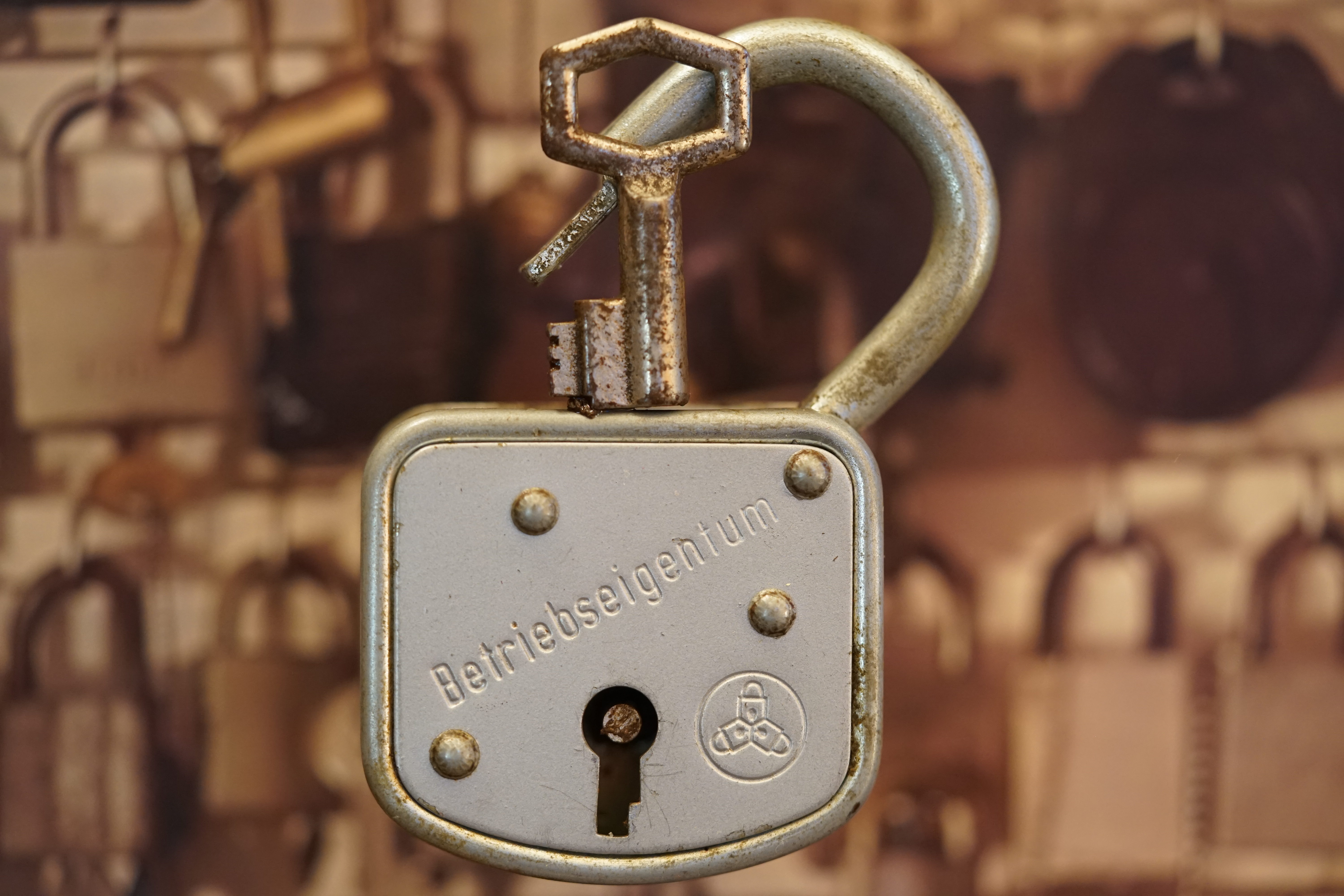 Arthur Bühl, Sympathieträger aus Fuhlsbüttel ( HAM ) betritt das Hasenstübchen. Arthurmeister`s Jukebox spielt: Slow Hand ! Ey Arthurmeister, du alter Sympathieträger: Heute schon gepickt oder was. Heute erst so spät lallt der Scholischek. Der Aufhocker: Prost Helbing ! Der Arkadasch prostet und sabbelt los. Im Hintergrund ist der Objektleiter Hannenberger zu hören: Wie immer. Arthur mein Cousin aus Istanbul ist doch verheiratet mit der Nichte meines Schwippschwager`s und dessen Frau kommt aus Sofia Bulgarien und deren Mann hat eine Schwester und die auch einen Freund und der hat ein Schloss und das ist zu und soll geöffnet werden und wie immer wird Dir ein baugleiches Schloss zum Verbleib in deiner Sammlung zugesandt. Der Einernoch in einem Wort: ABUS. Der Gelenkbusfuzzy, der HSV Ute und BMW Dedl sitzen am Stammtisch. Die Jukebox spielt Ina Müller: Dörp Reggae, au ja Jan Delay. Ute: Stößchen für den HSV. Bouncing Joe Asberry means great NBA. Heike VI lacht: Air Ball. Der Automatenpeter drückt an Arthurmeister`s einarmigen Banditen herum ! Herr Arthur Bühl du Detektiv: Warum gewinne ich immer ? Boogie lallt: ich will auch einen einarmigen Banditen. Heike II will wissen: Wo hast Du denn den einarmigen her ? Das Liebchen flötet: ich will auch immer gewinnen ! Justamente ruft Mr. Smitz vom Playboy, Hollywood, aus seiner Stammkeipe Bunny Hall, im ersten Stock auch Rabbit House, genannt, an. Ey Pornomeister: Is all tutti aposto, what`s going on. I have a Lock for your Lockpicking Sport, you know Pornomaster®. It is an ABUS. No really: A ABUS Padlock. A cutted Modell. Yes orginal from the Company. Yes, ZEUS or ABUS too, yes, yes made in Hong Kong. Stößchen for all, yes, yes Lokalrunde ! you know, yes Käppchen, yes, yes Rotkäppchen. A Bottle from Helbing for the Noagerlzuzler an another Bottle of GabiKo for Scholischek. Yes, yes, for the Einernoch and the buongiorno Eierlikör. The Jukebox plays: T S O P, the top sound of Philadelphia. Die Jukebox im Bunny Hall spielt von der B - Seite Engelbert. Yes, yes, from Vegas. Hilton. America, you know ! Arthurmeister: today is the Keyword: free beer free beer, yes yes, Freibier Freibier, you know. And for the BILD et Uschi greeting`s and stößchen`s. Yes, yes, i have a telefon call with her. She tells me the KI, the chat Gpt from Google the Pornomeister® , you know, beause you are the Präsident from Pornomeister® SARL int. you are tagged with our Präsident Donald Trump. Yes, yes really. With`s the greatest Prädident ! Shure, yes he tells America first. The Jukebox play`s: I Love America. Yes, Yes now listen, yes zuhören, listen you know. I have Kontakte, Connections, you know to Stuttgart. Yes. Patsch Baracks. Yes, and Kelly Baracks too. Yes and we are people from the Hasenstübchen and the Strigoy, yes with the Strigoy and the Droschkendieter we have a Kontakt, yes a telefon call to Mr. Präsident Donald Trump, you know. Buon Giorno ! Trump has as anounced he will fly with his Air Force One to HAM. Yes, Yes, Droschkendieter will him picking up in Fuhlsbüttel. We think inkognito, mayby with Melania. In Arthurmeister`s Jukebox spielt: Schöner fremder Mann ! Schwerti rülpst Prost und F1 Rudi lallt: Schumacher win`s in Austin, Texas. Why Mr. Präsident will visit the Hasenstübchen, your Bunny Hall ? He will make Prosit with the Stammtisch for a Beer and a Frikadelle ! What ? Frikadelle is Burger pur, you know ! Yes shure he will come to ( HAM ) Fuhlsbüttel to the Street Am Hasenberge, you Know, 200 meter`s from Santa Fu away. No, NO, Mr Smitz.us ! Don`t be stupid. We will make with Mr. Präsident Trump a Deal, you know, yes a big Deal with One hundret Prozent Winner Garantie. You know, the einarmiger Bandit in our Hasenstübchen winning every time ! And the Präsident will know the Mystery for every time winning. And we will telling him this Secret and our Lockpicker Stammtisch, you know our Round Table wish for this to make a deal. What you make a deal with Mr. Trump Yes ! What ! Aus Arthurmeister`s Jukebox erklingt: Der alte Wolf, Lupo, you know. Mr. Smitz, not so silly and stupid ! first keine Bier, Wein und Spirituosen Steuern. Keine Tabaksteuern ! I Have Trump twitterd, X, you know, he is from Germany and in Deutschland is kneipensterben, you know rotto ! No bankrotto. And Mr. Trump know`s what party is. Really Mr. Smitz ! And the Stammtischpeople from the Hasenstübchen, the rabbit house, will show him the Magische Dreieck, the mysterie or magic triangle ! What`s that Mr. Arthur Bühl ? First Ritze, second zum goldenen Handschuh, Honka, you know, third Elbschlosskeller. ! You know. Reeperbahn, Yes Sankt Pauli. Yes, this street is called Herbertstraße ! Yes, yes, Herbert is the Schutzpatron from the Bockschein, Yes, yes, der heilige Bim Bam. You must know the deal: we will take our money from the Sparclub, yes from the Sparpig. We make a Kredit and will pay in and around the Kiez - and he make`s TAX free for German Fassbier and Tabak etc. in the Hasenstübchen ! Yes, Dorschkendieter and Dedl drive too. The last fakt is: he has called with the Bild et Friede. Yes, Yes, Mr. Präsident Trump is sorry, because he must going to play Golf. Schade. But we think the Passwort every time Freibier Freibier called is. Parole Emil, oh i see today is the pass word free tax for the Objekt Hasenstübchen. You know Mr. Smitz. Die Jukebox spielt: Joy Flemming - Half Breed ! So, Mr. Smitz, don`t forget the Abus Cut Padlock. Yes, yes, Mr. Smitz and greetings to your Playboy Team in your Bunny Hall. Im Hasenstübchen kocht die Stimmung. Stößchen, Tänzchen ! High Noon ! BMW Dedl meint: sogar 271 km/h. Arthur Bühl, Detektiv aus Hamburg ist Mitglied im Detektiv Verband BUDEG und an die IKD angeschlossen. Als Arthurmeister® erklärt Herr Bühl bei Behörden wie Fedpol, LKA Forensik, das Lockpicking !