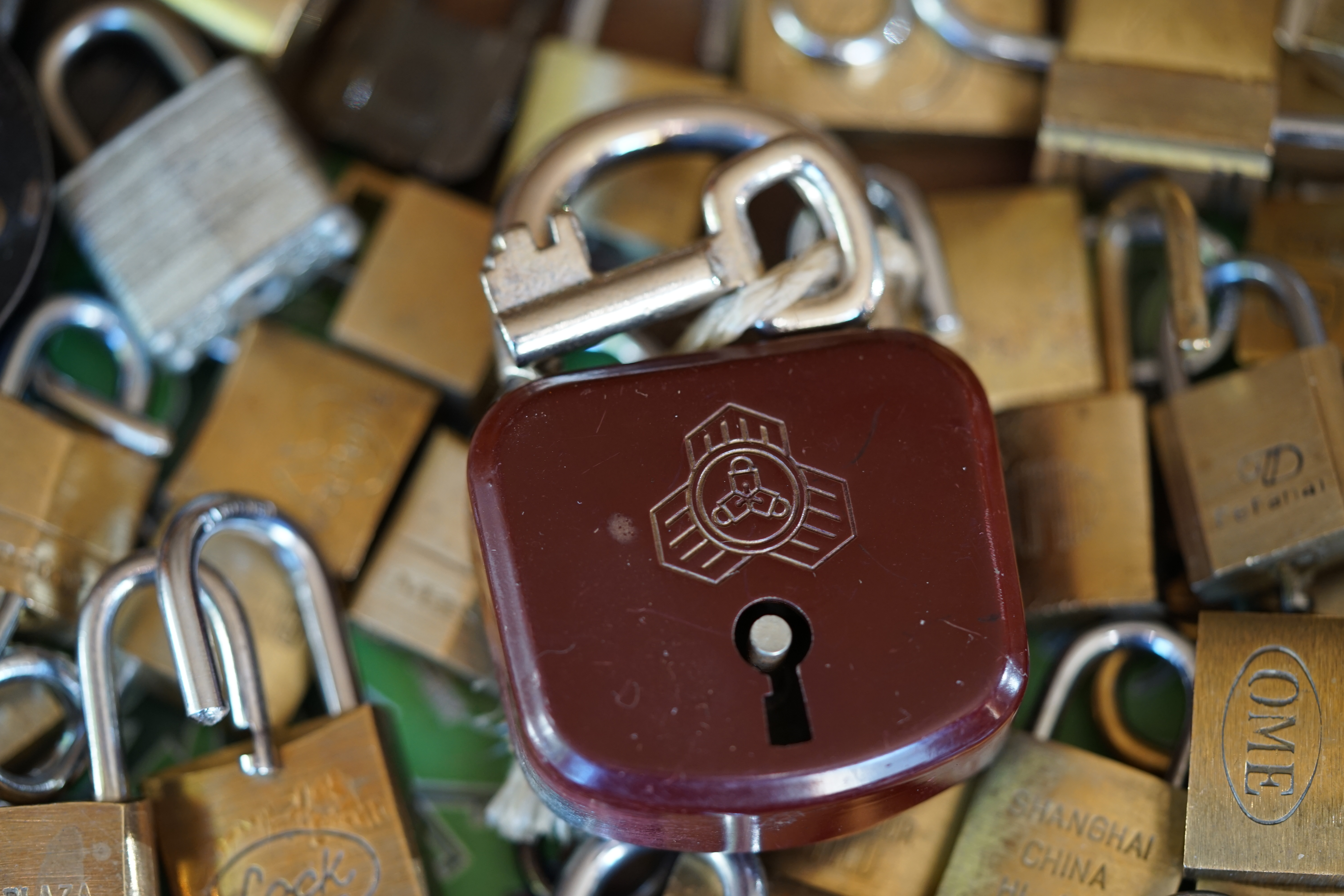 Arthurmeister007@gmail.com 𝔄𝔯𝔱𝔥𝔲𝔯 𝔅ü𝔥𝔩, 𝔄𝔯𝔱𝔥𝔲𝔯𝔪𝔢𝔦𝔰𝔱𝔢𝔯 ® Stück Davon schwarze Katze, Zwei Katzenkopf Schlösser Zunft, Schlosser, Zunftabzeichen, Wappen, Geselle, Anstecknadel, Verbandsabzeichen, Stück Davon. Die nicht alltägliche Form eines Truhenschlossen führte dazu, das man die Schlosser im Zunftleben scherzhaft ironisierend Katzenköpfe nannte. Der Spitzname erhielt sich durch die Jahrhunderte. Und der Katzenkopf wurde damit zu einem Symbol. Er erscheint auf der Anstecknadel, die heute der Schlosser als Verbandabzeichen tragen kann. Die auf der Nadel angebrachte Inschrift " Stück Davon " erklärt sich wie folgt: Der wandernde Schlossergeselle sprach bei einem Meister um Arbeit vor. Befragt, ob er das Handwerk verstünde, antwortete er: Stück Davon ! Die zwei Worte wiesen ihn in aller Bescheidenheit als Angehörigen der Zunft aus, der bereit sei noch weiter zu lernen. DoubleBrain ® SEO für heute: Barockschlüssel, Schmiedeeisen, Halme gedreht, Bärte geschnitten, Reiden aufgesetzt, Stahlschnitttechnik, Kapelleneingerichte, Schmiedeeisen, Hohldorn, Gesenk, Pflanzenmotiv, Wappentierschmuck, geschmiedet, gepunzt, Schlüsselgriff beidseitig, halbrelief, Bekrönung auf der einen Seite als männlicher auf der anderen als weiblicher Kopf, Löwenwappen, Delphine, Schwanzflosse, Stilelemente der Reaissance, profilierter Steckhalm, Gesenke und Reide ziseliert, Griffrand, Zwei Schlangen blau angelassen, Eisenblech, Schließblech, Türrahmen, Schlosskasten, Eisenkern, französisch, Zierdecke ausgehauen, eingehauen und getrieben, Rosette, Ringgriff, Rokoko und Schlüssel, eisernes Wiener Barock Hangschloss mit Spreitzfedernverschluss, gefeilt, geschnitten und ziseliert, flacher Steckschlüssel, Eisengrundplatte und zwei Engel mit Trompete, Posaune und Blumengeranke verziert. Figuren, Schmuck, Jagdszene, Empire, Möbelschlösser, Messingzierdecken, Witwerschlüssel, Schlüsselgewalt, Symbol, Sargschlüssel, Silberschlüssel, Hohldorn, Nachbildung, Kammerherrnschlüssel, Bronce, feuervergoldet, Emblem mit Initialien der weltlichen oder kirchlichen Fürsten versehen, die sie verliehen haben. Doppeladler, Reichsapfel, Zepter und Krone, Übergabeschlüssel, magische Stilelemente, östrerreichischer Kammerherrenschlüssel mit Doppeladler, Kordeln und Quasten, Wien, Hoflieferant, Mayestät, päbstlich, ungarisch, bayerisch, in Silber gegossen, Sinsheim, Hohldornschlösser mit Eisenriegeln, Gelenkschlüssel, einfacher Schieberiegel aus Holz, klappbare Doppelschlüssel aus Tirol, Rohrhülse, Bart, Tirol, Kreuz, Herz, Schlüsselgehänge, süddeutsch, Leder, gotisch, Bügel, Tabakspfeifenschlüssel, Schlossergeselle nach bestandener Prüfung, Schlüsselgeschenketui für die Braut: Bund mit fünf Zimmer, Möbel und Kassettenschlüsseln, in der Mitte Haustorschlüssel aus einem Stück geschmiedet, geschnitten und mit Stahlstangen handpoliert auf dem vierseitigen Gesenk in Schreibschrift " Deutsches Empire ", Dreipass, Jugendstil, Doppelrohr, Hauptportal der Jesuitenkirchen Sankt Michael, Der Hammerschlüssel für Weinkeller: der ziselierte aufgesetzte Hammer diente dem Küfner zum abklopfen der Fässer und zum öffnen der Spunde, Enstehungszeit, Hoftheater, bayrisches Nationaltheater in München, Zerstörung, Kunstschlosser, Fritz Nüssel, Heinrich Pankofer, Germany, wissenschaftlich, systematisch, Schlüsselexperte, Sammler, Privatsammlung, Schlüsselzentrale München, Fachmann für Sicherheitsfragen, sachkundig, Experte, versierter Restaurator, historischer Wert, handwerkliches Geschick und seine langjährige Berufserfahrung, Anerkennung, international, Fachmann nicht nur für die Technick von Schlüsseln und Schloss, auch für künstlerische und historische Fragen. Standardwerk Europa, Übersee, offizielle Stellen, Landeskriminalamt, Bundesanwaltschaft, Keltenschlüssel, Vorchristus, Witwenschlüssel, John F. Kennedy, Weisses Haus, Schlossmuseum Velbert, gut verpackt, Pullach, Erfinder und Auror, Leidenschaft, aufschlußreiches Werrk, Memoiren, Töchter, Emmi Seifert, Marlene Nüssel, Frau Anni, Kaminkehrer, Schwanthal, Freund und Helfer der Polizei, mein Leben, Gedichte, Kaffeveranstaltung, Nachbarschaftshilfe, Essen auf Rädern, Schlüsselfigur, tausend Stücke, Keltenzeit, Christus, Kelheim, Exemplare, Ausländische Lehrlinge, Brocken, wiegt fünf Kilo, Schmucksafe, Ludwig XV 1430, Brillianten, Verona, Eisenzeit, Ägypten, Hallstadtzeit, Salzkammergut, Hallstadt Gräberfeld, Epoche, Eisenverhüttung, Salzbergbau, Gerätschaften zu exportieren, geographischer Ort am Nordende des Neuenburger Sees in der Schweiz, Pfalbauten, auf festem Land angelegte Siedlung, europäische Eisenzeit, Kelten Indogermanischen Völkergruppe, Germanen, Rhein, kämperisch, expansionsbereit, Rom, Homer, Dichter, Jugendzeit, halbdunkel, erahnbar, zivisilatorische Dokumente, Dichtung, märchenhaft schöne Gestalt, Götter treten vor uns hin, denen die mittelmerisch kleinasiatische Menschheit Wirkungen und Tätigkeiten zugedacht hat, die diesen Fabelwesen für immer Kontur verliehen haben. So tritt der Schmiedegott Hephaistos lateinisch Vulkanos vor uns hin: Rußig und edel zugleich, genial erfinderisch, ein kunstreicher Handwerkegott. Der zu den 12 Hauptgöttern der griechisch römischen Antike erzählt wird. Jupiter, Himmel, hinabgstürtzt, Entfernung der Erde von den Sternen, Insel Lemlos, Hinkefuss, Gerechtigkeit, alte Fabeln, schöne und liebenswürdige, Eheweib, Museeum of fine Arts in Boston USA, Parmenides Lehrgedicht Balanos, Hammer, Amboss, Feuer, Wasser, glühend, Metall, Hammerschlag, Gußverfahren, gewünschte Form, Holz oder Kohle, warmgeschmiedet, grobkristallin, feinkörnig, Streck und Bruchgrenze, Plinius, samische Künstler, Erzguß, Keltenschlüssel, hochkant durch einen Schlitz in der Tür gesteckt, gedreht, bis er - nun waagrecht - in die Angriffe der im Riegel gelagerten Sperrklötze eingerastet: die Sperrklötze werden angehoben, der Riegel ist entsperrt und lässt sich mit einem ledernen Zugriemen von außen auf und zu ziehen. Griechenland, lakonisch, neues Prinzip, Schlüsselträger, Kaiserzeit, Würde, Statussymbol, Römer, die punische Kriegen das Metallhandelsmonopol an sich gebracht hatten verfügten in reichem Maße über Kupfer, Zink und Zinn. Verschlußriegel, Feder, Lochkanäle, Sperrstifte, entsichert, auf oder zugeschoben, Drehschlüssel, Hangschloss, Spreitzfeder, Kulturlandschaft, Kassetten, Truhen, Türen, Tiermaskendeckel, Pferdegstalt, arabisch, Vexier, indisch, Kugel, Grundform, Volldorn, Technische Feinheit, Eleganz, Zweckgebilde in den Händen von Menschen, die bemüht sind, mit einem rauhen, kriegerischen Leben fertig zu werden, Verteidigung, bedachte Architektur, spürbar, verschlossen, Zierlichkeit, Zeitläufe, Kultur, Willen und Werkstätten in Pompji und Herkulaneum, Wachsmodell Tonmantel gebrannt, schmilzt das Wachs glühend, Nachteil, römisches Imperium, desto länger, primitive Form, Spätantik, Karolingische Kunst, Fräkisches Adelsgeschlecht, Karl der Große, Triebfeder, Höfische und Kirchliche Kreise, Monumental Kunst, Klerikale Kreise, Kulturträger, Elfenbein, Goldschmied, Goldschmiedekunst, geistig - kulturelle Erhellung, Abendland, profunde Bedeutung, Ehefrau, häusliche Gewalt, Vertrauen, Brauch, Kirchweihtag, Steiermark, geweiht, Gnadenschlüssel, Petrus - Schlüssel, Apostel, Pilger, Schenkung, Pabst Pälagius, Gregor, König Alfons von Kastilien, König Alfred, romanischer Stil, schöpferische Kraft, Kunstgewerbe, Klöster, Kostbarkeiten, kunsthandwerklich, Verfeinerung, Raffiniertheit, Formenwelt, Alltag, Kleidung, Ritterrüstung, kraftvoll, primitiv, gotische Epoche, Jan van Eick, Grammatik, Lebensstil, geläutert, gültig, Opulenz der Kleidung, Materialwert, Charme, Sakral, Phantasie, Formensprache, feinsinnig, Steinmetz, Bescheidenheit, Portal, Notre - Dame, Paris, köstlich, kostbar, Mechanismus, Entsperrungsvorgang, Fischblasen, Kreuze, Drei - und Vierpass, grotesk, meisterlich, Handwerkszeug primitiv, Gewirre, Besatzung, Tropfen Öl, rein von Hand, Prochnov, Kunstschreiner, gesunde Männer, Michael Mann, Michael Mann Kästchen, Nürnberg, Augsburg, Fürth, Wörth, Riegelwerk, sauber geätzte und vergoltdete Büchsen und Pistolen aus Eisen. Doppelmeyer, Markgraf, erlassene Strafe, Spinnenschlösser, Deckelunterseite, figürlich, kunstfertigkeit, Schlüsselloch, größere Summen harten Geldes, raffiniert, Spielerei, Kuriusität, Zeugnis, Möbel, Bombast, Schwulst, Liebe, Zäsur, Dreißigjähriger Krieg, Mutter Courage, Armut, Schichten in Deutschland, Reformation, patetisch, Phänomen, Ornament, Pierre Frommerie, Sedan, Berlin, Ebenholz, Emaill, monumental, Signatur, Barock, Formenreichtum, gediegen, summarisch, mittelmäßig, Epochen, Werkleute, Halskette, Mayestät, Spanien, Revolution, Mittelalter, feierlich, Feind, Öffnung der Tore, Kapitulation, Schlüsselsoldat, Mitglied der päbstlichen Schweizer Garde, Pabstwappen, abfällige Bedeutung, Stadtwappen Tabackspfeife, Vierkant, Dolch, Pistolenschlüssel, geheime Nachrichten, Siegel, Hammerschlüssel für einen Weinkeller, Liebende, Angebetete, Ritter, Kreuzzug, Heiliges Land, Kreuzritter, Ehefrau, Märchen, arges oder schönes, es will scheinen, das eine Welt ohne Schlüssel nicht denkbar ist, Paris, Turenschloss, Schlossfalle, Konstruktion, Luxus, Verschwendungssucht, Kleinod, Brilliant, Maillard, König Stanislas, Ballkongitter, Pastellportrait, Museeum der Stadt Nancy, spirituell Sonnenkönig, Prinz Eugen von Savojen, den sublimen Geist seiner Epoche, General Feldmarschall Prinz Freund der Musen, Besieger der Türken, Zunftbuch, Balthasar, Gitter, Porzellan, hochkultiviert, Degengriff, Münchener Hof, Wittelsbach, Gesamtkunstwerk, Johann Joachim Winckelmann, Kleidermode, Reifrock, Schnürrleibchen, Wohnkultur, Neoklassizismus, Möbel, Chubb, Bramah, Inselstaat, Engländer, Ungarn, Italiener, Tossi, Yale, Hobbs, Aber die Bemühungen um immer neue vergrößerte Sicherheit im Bereich des Schlosses gingen weiter. Man glaubte vorübergehend das non plus ultra Sicherheitsschloss konstruiert zu haben und zwar kühn genug, Geldpreise für denjenigen auszusetzen, dem es gelingen würde, diese neuartigen Schlösser aufzusperren. Überraschend geschah das dank der Fertigkeit des Amerikaners Hobbs 1853. Seine Medtode des Aufsperrens ist in der Fachwelt als Hobbsches Öffnungsverfahren bekannt. Es wurde mit Erfolg publiziert, das Kriminelle Hinweise zum Öffnen der Sicherheitsschlösser erhielten. Linus Yale, Fallstiftriegelschlösser, der Ägypter, Assyrer, Babyloner, Yale Zylinder, C.E. Schulte in Velbert, Kromer Protector Schloss 1871, Hahn AG, Karl Zeiss, BKS, Boge und Kasten Solingen, Koloss von Roddos, Byzanz, Konstantinopel, Moschee, Kirche, Schlüsseltyp, Kaufmann, Herkunft, Herzblatt, Kurfürst, Alltagsgebrauch. Die Schönheit der Welt. Die Kraft, die menschlichen Schöpfergeist gewahr werden lässt. Die beiden Schlüssel in der Hand des heiligen Petrus geben diesem die Macht, die Pforten des Himmels zu öffnen. Der Schlüssel ist ein christliches Symbol, er ist aber auch das Inbild menschlichen Schöpfergeistes und als solches steht er in unmittelbarer Beziehung zu der Arbeitswelt des Sammlers Heinrich Pankofer. Doblebrain ® gibt vor: Mehr SEO ! ! ! 𝔄𝔯𝔱𝔥𝔲𝔯 𝔅ü𝔥𝔩, 𝔄𝔯𝔱𝔥𝔲𝔯𝔪𝔢𝔦𝔰𝔱𝔢𝔯 ® JOE ASBERRY Hey Joe " Asberry ", ruft F 1 Rudi vom Tresen, Prost und Stößchen ruft Heike III zum Stammtisch. Die Jukebox spielt in voller Lautstärke Mr. Bojangles. Arthurmeister, der Sympathieträger hat bay the way mit einem ABUS Padlock Joe`s Michael Air Jordan`s Basketball bag gesichert ! Auch der Michael Jordan mußte hier im Hasenstübchen das Basketball bouncing Verbot akzeptieren. Formel 1 Rudi schreit: Bouncing darf und kann hier nur ein Michael Schumacher. Die Cartomanze meint, ein Ralf Schumacher auch ! Prost Weizen, Stößchen, Käppchen, ASBERRY !!! Die Jukebox by Youtube spielt " Slow Hand ". Joe, du rascal belehre uns nicht schon wieder. Wir sind hier in der Rabbit Hall and smoking is good for your drunken head. Prosit, Cheer`s, Salute, Gin Gin, altüst, sante` und Viva ! Hoch die Tassen ! Am Tresen läutet die Glocke. Der Rotamint der blinkt. Drei Tage war der JOE krank, jetzt trinkt und raucht er wieder. Gott sei Dank ! Verschlagwortet mit: Arthur Bühl, Detektiv, the dutch open Lockpicking Champion ! From WIRED. ÖFFNUNG OHNE SCHLÜSSEL, Linkedin Joe Asberry, NBA, Twitter X. Basket Ball Bouncing Verbot, Arthurmeister, Raucher, Roth - Händle, Stadt Lahr - Bühl, Schwarzwald, Black Forest, Rötkäppchen you know Mr. Smitz, Sorte Schwäbischerhengst de is großfruchtig und süss wie UHU. Buhl er Zwetschge. No, only woman has Pflaumen ♥ Wappen Arthur Andreas Bühl, Flagge ! Wilhelm Busch ♥ 𝔄𝔯𝔱𝔥𝔲𝔯 𝔅ü𝔥𝔩, 𝔄𝔯𝔱𝔥𝔲𝔯𝔪𝔢𝔦𝔰𝔱𝔢𝔯 ® High Noon, elevener Clock, Hasenstübchen, HAM. In der Jukebox spielt: Pointer Sisters - Slow Hand, und der Tresen grölt, Arthurmeister with the Mastertouch. A Lover whit the Easy Touch ! Nochmals " Asberry " ! Hier herrscht Basketball Bouncing Verbot ! Wir sind hier nicht bei der NBA und du wirfst keinen Korb ! Du triffst den Korb ja nicht einmal. Am Tresen läutet die Glocke: Helbing und Stößchen ! Hey Pony ! Heike V drückt in Arthurmeister`s Jukebox: Die Affen rasen durch den Wald. Arthurmeister ruft: Parole Emil. Formula One Rudi grölt: Bouncing Verbot ! Asberry hat Bouncing Verbot ! Weizen ! Joe fragt Arthurmeister: Arthur my Friend, i need for my Basketball Friens from the NBA a instruction of Lockpicking. Arthur lacht: only wenn Michael Air Jordan und Michael Schuhmacher mitmachen. Pelle schreit vom Tresen: Schuhmacher ist ein Kannister Kopf. Pino kann ihn gerade noch daran hindern Marmor Stein und Eisen bricht zu drücken. Joe wünscht sich: Teddy Pendergrass - Turn Off the Lights… Ja Joe, es ist möglich eine solche Schulung auszurichten. Hierzu muß ich bei der Firma Amazon Lockpicking Set`s und Lockpicking Zubehör wie weitere Hook`s, Snakes, Rake`s und Tension Wrenches besorgen. Vorführmaterialien wie cut away Zylinder und Übungsschlösser habe ich parat. Ich zeige den E - Pick, und führe dir die Pick - Gun vor. 1 Schuss. Du verstehst. Prost ! Weizen, Stößchen`s, und Helbing für alle. Asberry und Bühl umarmen sich ! Sympathieträger halt ! In der Jukebox spielt: Element of Crime - Mittelpunkt der Welt… See You tomorrow, wir besprechen alles weitere wie: How to pick a Car. Verschlagwortet mit: Arthur Bühl, Arthurmeister® Arthur ♥ Schwäbischer Hengst, Buhl, Zwetschgen Heini, Arthur Bühl Wappen, Fahne, Buehl er Zwetschge, Made in Germany, Born 1961, Sympathieträger, Google Earth, Mittelpunkt der Welt, Pflaumen, Arkadasch, Datschi, ♥ Martinameisterin, Cartomanze, Scholischek, " HIGH NOON ! ", ♥ Vokuhila ♥ Parole Emil ! 𝔄𝔯𝔱𝔥𝔲𝔯 𝔅ü𝔥𝔩, 𝔄𝔯𝔱𝔥𝔲𝔯𝔪𝔢𝔦𝔰𝔱𝔢𝔯 ® Next Day: High Noon at 11 fer Clock: Joe Asberry der alte NBA Bouncer betritt das Hasenstübchen, ( HAM ) his Rabbit Hall ! In Arthurmeister`s Jukebox spielt: Nein nicht Hey Joe, sondern Aloe Blacc - I Need a Dollar ! Arthur Bühl spricht: gerade habe ich mit Mr. Smitz telefoniert. Joe: Smith ist ein Sammelbegriff wie Meier. Mr. Smitz you know, he is the CEO of the Magazin Playboy - Beverly Hills. Ja und der ist mein Freund. Den kenne ich über die BILD et. We have a Telefon call. Der Mr. Smitz hat dann den Mr. Jeff Bezon, ja du weißt schon, den vom Amazon Lieferservice angerufen. Er hat ihm erklärt daß ich mit dem NBA Bouncer Joe Asberry in Sachen Lockpicking einen Workshop machen möchte. Die Glocke läutet: Weizen, Helbing und Pony`s ! F 1 Rudi schreit am Tresen: Joe, laß dir lieber erklären wie du Scott Speed das laufen beibringst. Am Tresen wird es lauter: Minardi, Minardi, wir gewinnen nie ! Scott Speed, der Name geht im Gelächter unter. Pelle schreit: der Schuhmacher ist ein Kanister Kopf. Arthurmeister meint: let Michael pass for the Champions Chip ! Arthurmeister`s Jukebox spielt exclusive für Joe: Sammy Davis jr. - Mr. Bojangles ! Also Joe, der Smitz hat beim Bezos von Amazon angerufen, wir wollen einen Lockpicking Practical Kurs meistern. Der Bezos ist dann ins Amazon Head Quarter gefahren. Nein, nicht im Uber. F 1 Rudi schreit: Der Bezos fährt Ferrari. Scholischek meint: Maybach ! Also Joe, der schaut jetzt im Amazon Lager wie viele Lockpicking Tools und Jigglers er hat. Auch Pickset`s. Er sieht auch nach wie viele HPC, 2000 er Hook`s er hat. Lockpicker Beginner Sets von Majestic und Starter Sets von Mr. Peterson sagt er, hat er Massenweise auf Lager. Arkadasch sagt, sein Schwippschwager vom Neff Cousin und dessen Freund in Berlin - Kreuzberg könnten auch solche Pick Werkzeuge und Spanner herstellen. Die haben genug Schwarz Arbeiter. Die Sympathieträger Bühl und Asberry prosten sich genüsslich zu. Weizen ! Die Cartomanze die alte Kartenlegerin meint sie könne auch spooxe anrufen. Der Noagerlzutzler meint: Ihr Deppen, auf Berlin mußt du jahrelang warten. Heike IV ruft Stößchen ! Der Pino Frank lallt: Die Rautenfotzen bleiben für immer in der zweiten Liga. Joe ich bin mir sicher der hat auch Master bzw. Meister Lock`s. Die sind für eine Testrunde gut. Ja, die Dinger heißen Master Padlock ! OPEN ! Beer ! Nicht zu verwechseln mit Medeco ! Arthur läßt in der Jukebox im Bunny Hall TSOP spielen. The top Sound of Philladelphia ! Prost, Stößchen ! Pelle läutet auch die Glocke: Prost, Stößchen`s, Pony`s ! Dafür darf er auch für einen Heiermann: Heino - Caramba, Caracho ein Whisky drücken. Ja, Joe, aber kein Bouncing ! Der läßt die Sachen via Airforce Seattle to HAM liefern. Du weißt wie schnell Amazon liefert ! Sir Washi meint: Amazon sei so schnell wie Scott Speed. Alle lachen: Wenn er nicht wieder in die Mauer fährt ! Verschlagwortet mit: Arthur Bühl, Arthurmeister® Arthur ♥ Schwäbischer Hengst, Buhl, Zwetschgen Heini, Arthur Bühl, Wappen, FLagger, Buehl er Zwetschge, Made in Germany, Born 1961, Sympathieträger, Google Earth, Mittelpunkt der Welt, Pflaumen, Arkadasch, Datschi, ♥ Martinameisterin, Cartomanze, Scholischek, " HIGH NOON ! ", ♥ Vokuhila ♥ Parole Emil ! ! 𝔄𝔯𝔱𝔥𝔲𝔯 𝔅ü𝔥𝔩, 𝔄𝔯𝔱𝔥𝔲𝔯𝔪𝔢𝔦𝔰𝔱𝔢𝔯 ® 11.30 High Noon im Hasenstübchen. Der Hannenberger hat die Frikadellen fertig. Senf kommt aus dem Glas. In Arthurmeister`s Jukebox spielt: Santana - Fleur da Luna. Am Stammtisch diskutieren Bühl und Asberry über Lockpicking und Präsentationen: Arthurmeister erhält einen Anruf über die 007. OH, Mr. Smitz, nice to hear you from Beverly Hill`s. OH, What ! The Airplane from Jeff Bezos, Amazon is on HAM landed ! YES, Mr. Smitz, nice to hear this Song. Slowly Arthurmeister: There is a little Problem with the Custom. Mr. Smitz ! this is not really a Problem. HAM is four Minutes from the Hasenstübchen away. I will send Taxi - Dieter. He knows there a Hintereingang, a Backdoor, you know ! I call you back. Yes, yes, Außer Regen nicht viel gewesen. Greetings to Mr. Bezos. Tell him thank you for the Support. From Stammtisch too. Arthurmeister`s Jukebox spielt: Rucki - Zucki ! Die Frikadellen vom Hannenberger schmecken jetzt auch ohne Senf. Prost, Stößchen, Weizen, Helbing und für den Noagerlzutzler ein frisches vom Faß. Die Jukebox spielt: Die Five Tops - Warte auf das Glück ! 2 Stößchen später kommt Taxi Dieter zurück in den Bunny Hall ! Oh, OH, der Zoll, eH ! Als die mich gesehen haben war der Fisch geschuppt. Die haben mir beim Einladen geholfen. 5 Pakete a`50 Kilo ! Eine viertel Tonne. Ich durfte auch den Zoll zum Lockpicking Event einladen. Tragen helfen !! Stößchen, Pony, nö, heute Käppchen ! Die Jukebox spielt: Element of Crime - Am Ende denk ich immer nur an dich ! Mr. Smitz ! you are the best ! Greetings to all Smith in the USA. Yes, Yes, Mr. Smitz, Yes. I make greetings to Friede Springer from the BILD et; Ronzheimer too. Yes, Yes, und greetings for Mrs. Quandt. If Bezos will, i can show him on the Lockpicking Demonstration how easy he can pick a BMW whit a Key Blank. Yes, Yes, Mr. Smitz ! 3 Seconds ! OFFEN, OPEN, APERTO ! schreit Giovanni und will Chianti. Bei Fiat und Ferrari Modellen ist es so ähnlich. Bei manchen brauchst du aber ein polito, ja, Nagelfeile. Prost Chianti. Yes Mr. Smitz, die Ring bell`s, Hells Bells, die Glocke klingelt, you know ! We call in time. F 1 Rudi schreit: Hülkenberg ! Giovanni schreit: Giacomo Agostini ! Joe schreit: Scott Speed ! Arthurmeister`s Jukebox spielt: The Pointer Sisters - SLOW HAND, Arthurmeister the lover with the Mastertouch ! Arkadasch bekommt von Bühl Raki ericli Plum, Sorte Schwäbischer Hengst ! Prost Zwetschgenkönigin ! In der Vitrine von Arthur Andreas Bühl, Arthurmeister sind Schlösser, Padlocks, von ABUS, Master, BKS, CES, DOM, EVVA, Assa Abloy, Z Ikon, Kaba, Keso, ASSA, Winkhaus, Wilka, Trelock, Schmelting, Bode Panzer, Ancor Las, Drumm Geminy, Xylock, SEA, Medeco, Mul-T-Lock, Cut away, ABUS Granit, Pfaffenhain, E*S, ESS, Nemef, BAB, Babelsberg, Stasi, Diskus, WMF, Tesa, Vachette, Cisa, Wally, Rielda, Mottura, Viro, FAI, GeGe, Fichet, Bode Panzer, Tresor, Bramah, Protector, Braun`s Patent, Walomatus, Arolds, Combination Lock, Yale, Master, American Lock, Tubular, China, Indien, Aligarh, Nepal, Thailand, Zahlenschlösser, Himmelsschlüssel und noch vieles mehr, vorhanden. Alle Schliesszylinder sind Übungsmaterial für das Lockpicking. Schlagschlüssel sind auch dabei. Das Trabbi Tool, Stasi, natürlich auch. Das Wappen Arthur Andreas Bühl ist angebracht ! Die Flagge weht im Hasenstübchen. KI Satz zum Einfügen: Notiz: Alle SEO Texte wurden mittels einer ♥ KI ( Künstliche Intelligenz ) der Firma Doublebrain ®, ( ges. gesch. DPMA, Berlin, Reg.-Nr. 302022224017 ) ( Die E - Mail lautet: Doppelhirn@Doublebrain.de ) und doppeltem Helbing aus dem Leporello: " Arthurmeister Bühl und Bouncing Joe Asberry im Hasenstübchen ", generiert. Die Jukebox spielt: Loredana Bertè - E la luna bussò. Der Reggae Auftakt ! ♥