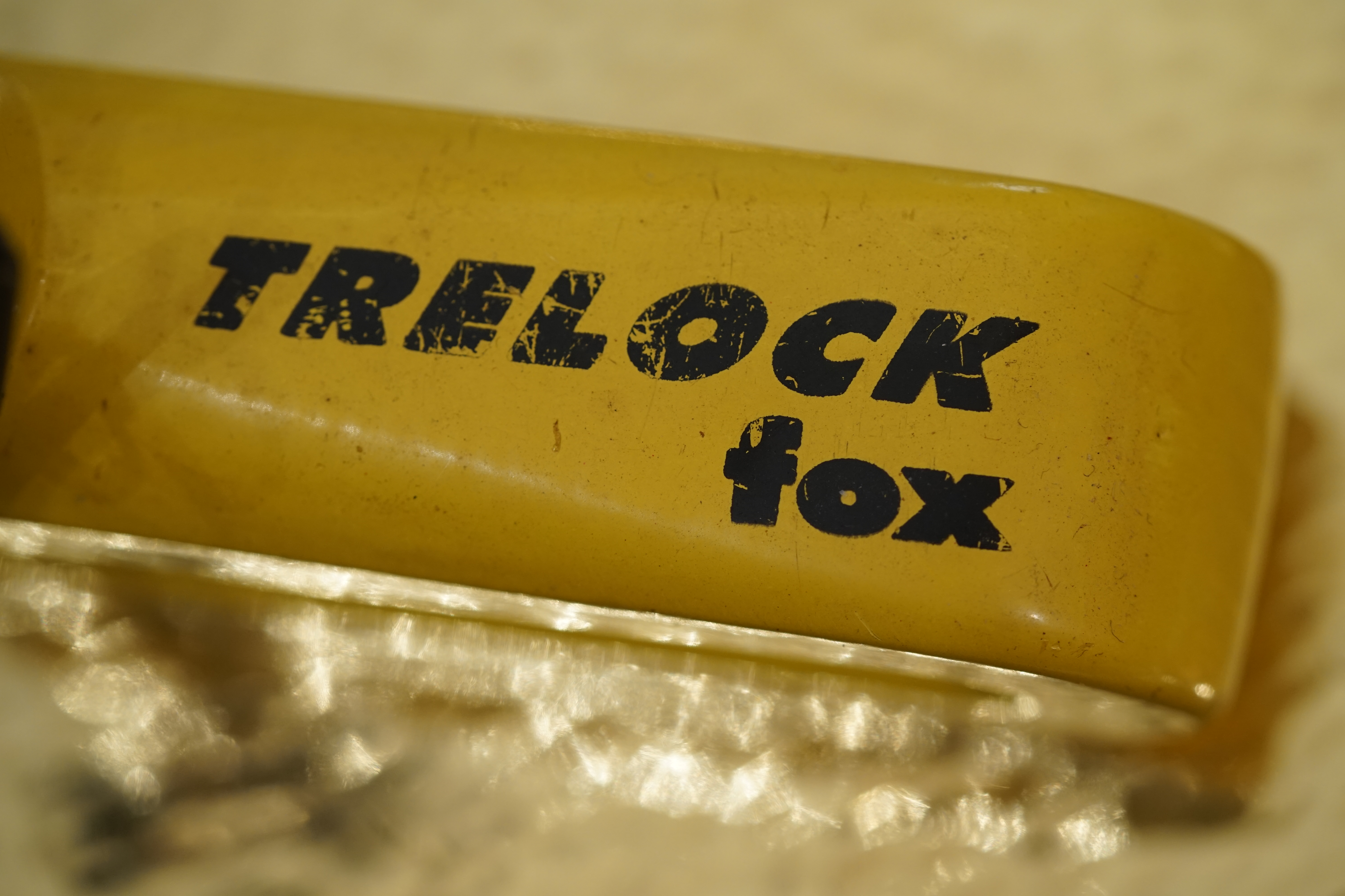 Freunde ! spricht Arthur Bühl, Detektiv aus ( HAM ), und hebt den Zeigefinger: Ihr mit eurer künstlichen Intelligenz. Die muß trainiert werden. Wie der Stammtisch. Und die Schlagworte wie Arthurmeister ® bürgerlich Arthur Andreas Bühl ist mehrfacher Deutscher Meister im Lockpicking, müssen hinzugefügt werden. Arthurmeister öffnet Schließzylinder, Profilzylinder, Vorhangschlösser zersörungsfrei. Die Benutzung von E - Pick, Sperrzeug, Pickset, Schlagschlüssel sind natürlich erlaubt. Alle Dietriche und Werkzeuge die das Schloss nicht beschädigen ! Arthur Bühl gibt auch seinen Kollegen im Detektiv - Verband als Performance Künstler Einblick in die Welt des Lockpicking, die Welt der Schloss Herzen und zeigt ebenfalls Öffnungsmethoden der Stasi und deren operatives Vorgehen. Arthur Bühl ist weiter Präsident der eingetragenen Schutzmarke Pornomeister ® S.A.R.L und stellt dort auf seiner Internetseite Schnitt - und Cutmodelle von Schließzylindern und Tresorschlössern vor. Während Bild et Uschi stenografiert erklingt aus der Jukebox im Hasenstübchen der Klassiker: Slow Hand von den Pointer Sister`s. Hannenberger fragt: Wie immer ? Arkadasch meint: Heute Helbing ! BILD et Uschi mit Parole Emil ! In der Vitrine von Arthur Bühl, Arthurmeister® sind Schlösser, Padlocks, von ABUS, Binoxx BUGA, BKS, CES, DOM, EVVA, FEFI, Assa Abloy, Z Ikon, KABA, KESO, ASSA, Winkhaus, HKR, Wilka, Trelock, Schmelting, Bode Panzer, Comet, Ancor Las, Drumm Geminy, Xylock, EMKA, SEA, Medeco, Mul-T-Lock, Cut away, ABUS Granit, Pfaffenhain, E*S, ESS, Nemef, BAB, Babelsberg, Stasi, Diskus, WMF, Tesa, Noch, Vachette, Cisa, Wally, Rielda, Mottura, Viro, FAI, GeGe, K + K, Fichet, Bode Panzer, Tresor, Bramah, Protector, Braun`s Patent, Walomatus, Arolds, Combination Lock, Yale, Master, American Lock, Tubular, China, Indien, Aligarh, Nepal, Thailand, Zahlenschlösser, Himmelsschlüssel und noch vieles mehr, vorhanden. Alle Schliesszylinder sind Übungsmaterial für das Lockpicking. Schlagschlüssel und so vieles mehr, sind auch dabei. Auch der Sputnik. Verschlagwortet mit: ♥ Vokuhila, Friseur ♥ Schwäbischer Hengst, Zwetschgen Heini, Bühl er, Zwetschge, Google Earth, Mittelpunkt der Welt, Martinameisterin, Cartomanze, Scholischek, " HIGH NOON ! ". ♥ Parole Emil ! Arthurmeister`s Jukebox im Bunny Hall, B - Seite Einmal den Himmelsschlüssel aus der Hand gegeben. Der Stammtisch hat sofort eine Bass - Boom - Box, angeschlossen. Wie inner Disse ! Werbefrei. Mit Lichtorgel. Bouncing Joe und Schwerti drücken: Du wirst immer schöner ! Heike IV versucht sich an der Sportart Purzelbaum. Prost und Stößchen ! LiBi`s vom Lockpicking am Stammtisch sind unter Bunter Nachmittag, anzuschauen. Also: Viel Spaß ! und das Passwort lautet: Freibier Freibier ! Lautstärke ? " OFFEN ". Magic Fly. Arthur Buehl de oder Pornomeister de