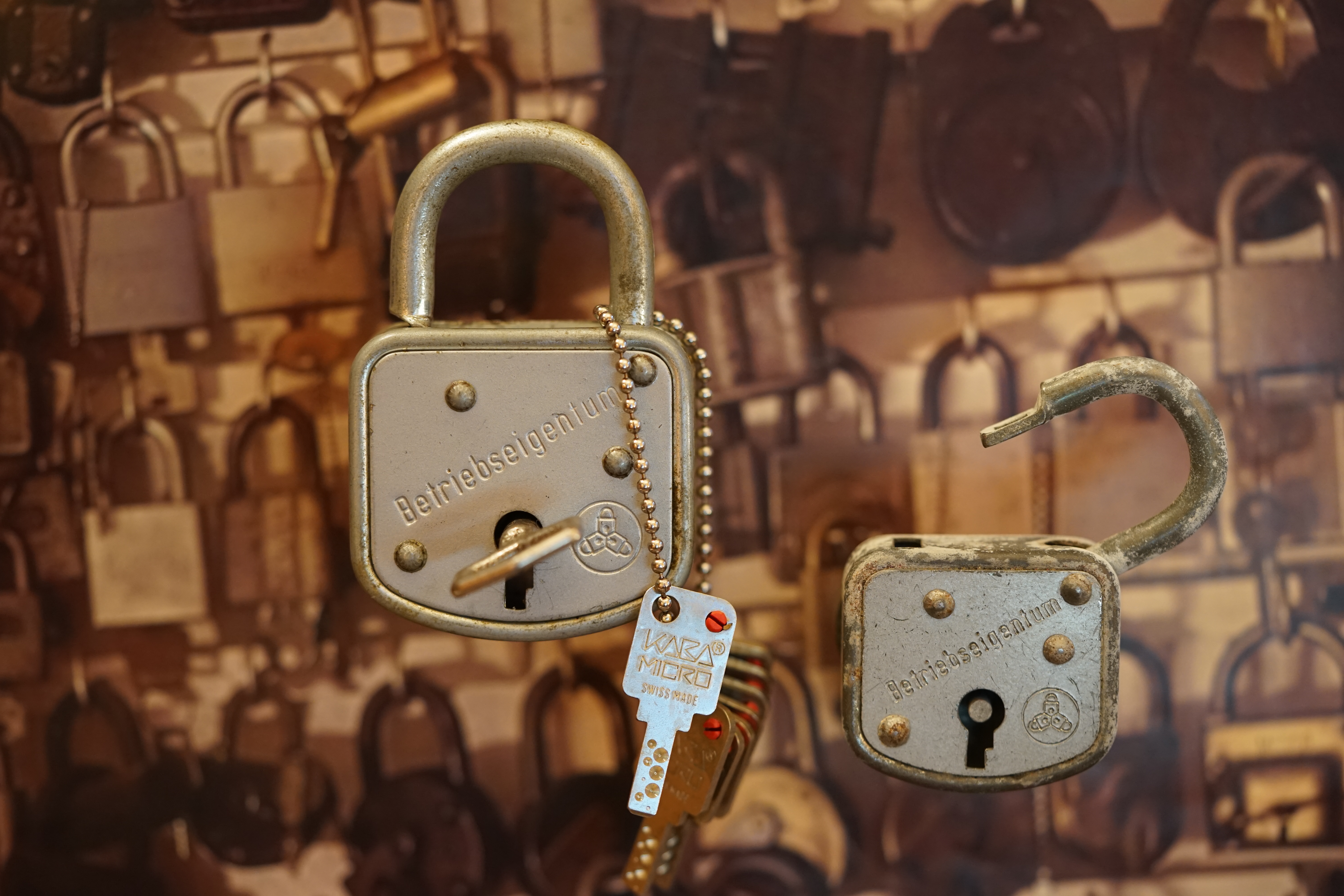 Arthur Bühl, Sympathieträger aus Fuhlsbüttel ( HAM ) betritt das Hasenstübchen. Arthurmeister`s Jukebox spielt: Slow Hand ! Ey Arthurmeister, du alter Sympathieträger: Heute schon gepickt oder was. Heute erst so spät lallt der Scholischek. Der Aufhocker: Prost Helbing ! Der Arkadasch prostet und sabbelt los. Im Hintergrund ist der Objektleiter Hannenberger zu hören: Wie immer. Arthur mein Cousin aus Istanbul ist doch verheiratet mit der Nichte meines Schwippschwager`s und dessen Frau kommt aus Sofia Bulgarien und deren Mann hat eine Schwester und die auch einen Freund und der hat ein Schloss und das ist zu und soll geöffnet werden und wie immer wird Dir ein baugleiches Schloss zum Verbleib in deiner Sammlung zugesandt. Der Einernoch in einem Wort: ABUS. Der Gelenkbusfuzzy, der HSV Ute und BMW Dedl sitzen am Stammtisch. Die Jukebox spielt Ina Müller: Dörp Reggae, au ja Jan Delay. Ute: Stößchen für den HSV. Bouncing Joe Asberry means great NBA. Heike VI lacht: Air Ball. Der Automatenpeter drückt an Arthurmeister`s einarmigen Banditen herum ! Herr Arthur Bühl du Detektiv: Warum gewinne ich immer ? Boogie lallt: ich will auch einen einarmigen Banditen. Heike II will wissen: Wo hast Du denn den einarmigen her ? Das Liebchen flötet: ich will auch immer gewinnen ! Justamente ruft Mr. Smitz vom Playboy, Hollywood, aus seiner Stammkeipe Bunny Hall, im ersten Stock auch Rabbit House, genannt, an. Ey Pornomeister: Is all tutti aposto, what`s going on. I have a Lock for your Lockpicking Sport, you know Pornomaster®. It is an ABUS. No really: A ABUS Padlock. A cutted Modell. Yes orginal from the Company. Yes, ZEUS or ABUS too, yes, yes made in Hong Kong. Stößchen for all, yes, yes Lokalrunde ! you know, yes Käppchen, yes, yes Rotkäppchen. A Bottle from Helbing for the Noagerlzuzler an another Bottle of GabiKo for Scholischek. Yes, yes, for the Einernoch and the buongiorno Eierlikör. The Jukebox plays: T S O P, the top sound of Philadelphia. Die Jukebox im Bunny Hall spielt von der B - Seite Engelbert. Yes, yes, from Vegas. Hilton. America, you know ! Arthurmeister: today is the Keyword: free beer free beer, yes yes, Freibier Freibier, you know. And for the BILD et Uschi greeting`s and stößchen`s. Yes, yes, i have a telefon call with her. She tells me the KI, the chat Gpt from Google the Pornomeister® , you know, beause you are the Präsident from Pornomeister® SARL int. you are tagged with our Präsident Donald Trump. Yes, yes really. With`s the greatest Prädident ! Shure, yes he tells America first. The Jukebox play`s: I Love America. Yes, Yes now listen, yes zuhören, listen you know. I have Kontakte, Connections, you know to Stuttgart. Yes. Patsch Baracks. Yes, and Kelly Baracks too. Yes and we are people from the Hasenstübchen and the Strigoy, yes with the Strigoy and the Droschkendieter we have a Kontakt, yes a telefon call to Mr. Präsident Donald Trump, you know. Buon Giorno ! Trump has as anounced he will fly with his Air Force One to HAM. Yes, Yes, Droschkendieter will him picking up in Fuhlsbüttel. We think inkognito, mayby with Melania. In Arthurmeister`s Jukebox spielt: Schöner fremder Mann ! Schwerti rülpst Prost und F1 Rudi lallt: Schumacher win`s in Austin, Texas. Why Mr. Präsident will visit the Hasenstübchen, your Bunny Hall ? He will make Prosit with the Stammtisch for a Beer and a Frikadelle ! What ? Frikadelle is Burger pur, you know ! Yes shure he will come to ( HAM ) Fuhlsbüttel to the Street Am Hasenberge, you Know, 200 meter`s from Santa Fu away. No, NO, Mr Smitz.us ! Don`t be stupid. We will make with Mr. Präsident Trump a Deal, you know, yes a big Deal with One hundret Prozent Winner Garantie. You know, the einarmiger Bandit in our Hasenstübchen winning every time ! And the Präsident will know the Mystery for every time winning. And we will telling him this Secret and our Lockpicker Stammtisch, you know our Round Table wish for this to make a deal. What you make a deal with Mr. Trump Yes ! What ! Aus Arthurmeister`s Jukebox erklingt: Der alte Wolf, Lupo, you know. Mr. Smitz, not so silly and stupid ! first keine Bier, Wein und Spirituosen Steuern. Keine Tabaksteuern ! I Have Trump twitterd, X, you know, he is from Germany and in Deutschland is kneipensterben, you know rotto ! No bankrotto. And Mr. Trump know`s what party is. Really Mr. Smitz ! And the Stammtischpeople from the Hasenstübchen, the rabbit house, will show him the Magische Dreieck, the mysterie or magic triangle ! What`s that Mr. Arthur Bühl ? First Ritze, second zum goldenen Handschuh, Honka, you know, third Elbschlosskeller. ! You know. Reeperbahn, Yes Sankt Pauli. Yes, this street is called Herbertstraße ! Yes, yes, Herbert is the Schutzpatron from the Bockschein, Yes, yes, der heilige Bim Bam. You must know the deal: we will take our money from the Sparclub, yes from the Sparpig. We make a Kredit and will pay in and around the Kiez - and he make`s TAX free for German Fassbier and Tabak etc. in the Hasenstübchen ! Yes, Dorschkendieter and Dedl drive too. The last fakt is: he has called with the Bild et Friede. Yes, Yes, Mr. Präsident Trump is sorry, because he must going to play Golf. Schade. But we think the Passwort every time Freibier Freibier called is. Parole Emil, oh i see today is the pass word free tax for the Objekt Hasenstübchen. You know Mr. Smitz. Die Jukebox spielt: Joy Flemming - Half Breed ! So, Mr. Smitz, don`t forget the Abus Cut Padlock. Yes, yes, Mr. Smitz and greetings to your Playboy Team in your Bunny Hall. Im Hasenstübchen kocht die Stimmung. Stößchen, Tänzchen ! High Noon ! BMW Dedl meint: sogar 271 km/h. Arthur Bühl, Detektiv aus Hamburg ist Mitglied im Detektiv Verband BUDEG und an die IKD angeschlossen. Als Arthurmeister® erklärt Herr Bühl bei Behörden wie Fedpol, LKA Forensik, das Lockpicking !