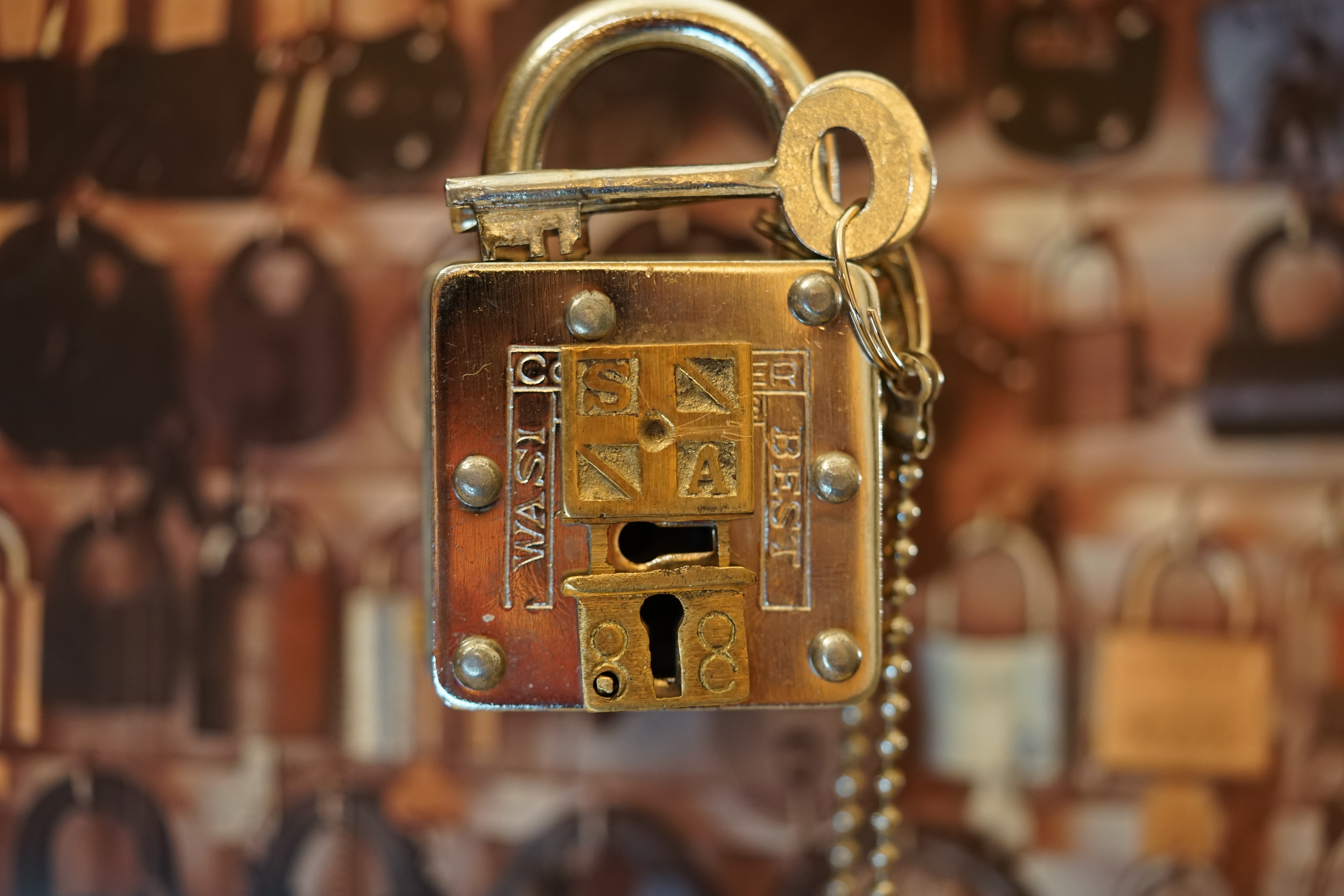 Bühl Arthur Andreas, Arthur meister ®,Lockpickerherz ® Schlossherz ®, Porno meister ®, Bühl, Arthurmeister ist Lockpicker aus Leidenschaft. Der erste Erfolg: Das zerstörungsfreie Öffnen seiner Spardose. Sobald er einen Draht biegen konnte, öffnete er auch Bartschlösser. Bei Fahradschlössern: Es ist einfach ein lüsternes Gefühl wenn es schnappt. Bühl fing nun an eigene Dietriche zu biegen. Mit Hilfe vom Nachbarn Mendel, Tischler aus Asperg, lernte er auch Tricks wie Türen generell schnell geöffnet werden können. Der Mendel half Arthur weitere, härtere Dietriche herzustellen. Diese Sperrzeuge wurden dann im Burggraben der Festung Hohenasperg auf ihre Tauglichkeit getestet. Und auch beim Lockpicking verhält es sich so wie der Amy in den Patsch Barracks schwätzt: learning bei doing und verschenkte ein Pickset. Mit solchen Pick`s lassen sich Zylinderschlösser zerstörungsfrei öffnen und auch flippern. Gerne ließen sich Vorhangschlösser picken; nein besser pflücken. Seit dieser Zeit häuft Bühl, Arthurmeister Schließzylinder und Vorhängeschlösser an. Er sammelt Schlösser der Marken Auch besondere Öffnungswerkzeuge, auch einige von der Stasi lassen sich hier bewundern. Später schulte er dann zusammen mit Steffen Wernèry, ehemaliger Pressesprecher vom Chaos Computer Club, Behörden, Industrievertreter, Feuerwehren und natürlich auch Leute im Hasenstübchen am Stammtisch. Taged mit: Spiel nicht mit den Schmuddelkindern ! Zieh-Fix knacken E-Pick Porno Meister Schlossporno Taged with: Bühl Wappen, Bühl Fahne, Bühl Aufnäher, Bühl Patent Urkunde, Arthurmeister Patent Urkunde, Zwetschgenhengst, Zwetschgenfest, Meister Arthur, Bühler Zwetschge Arthur Bühl, Privatdetektiv aus Hamburg.