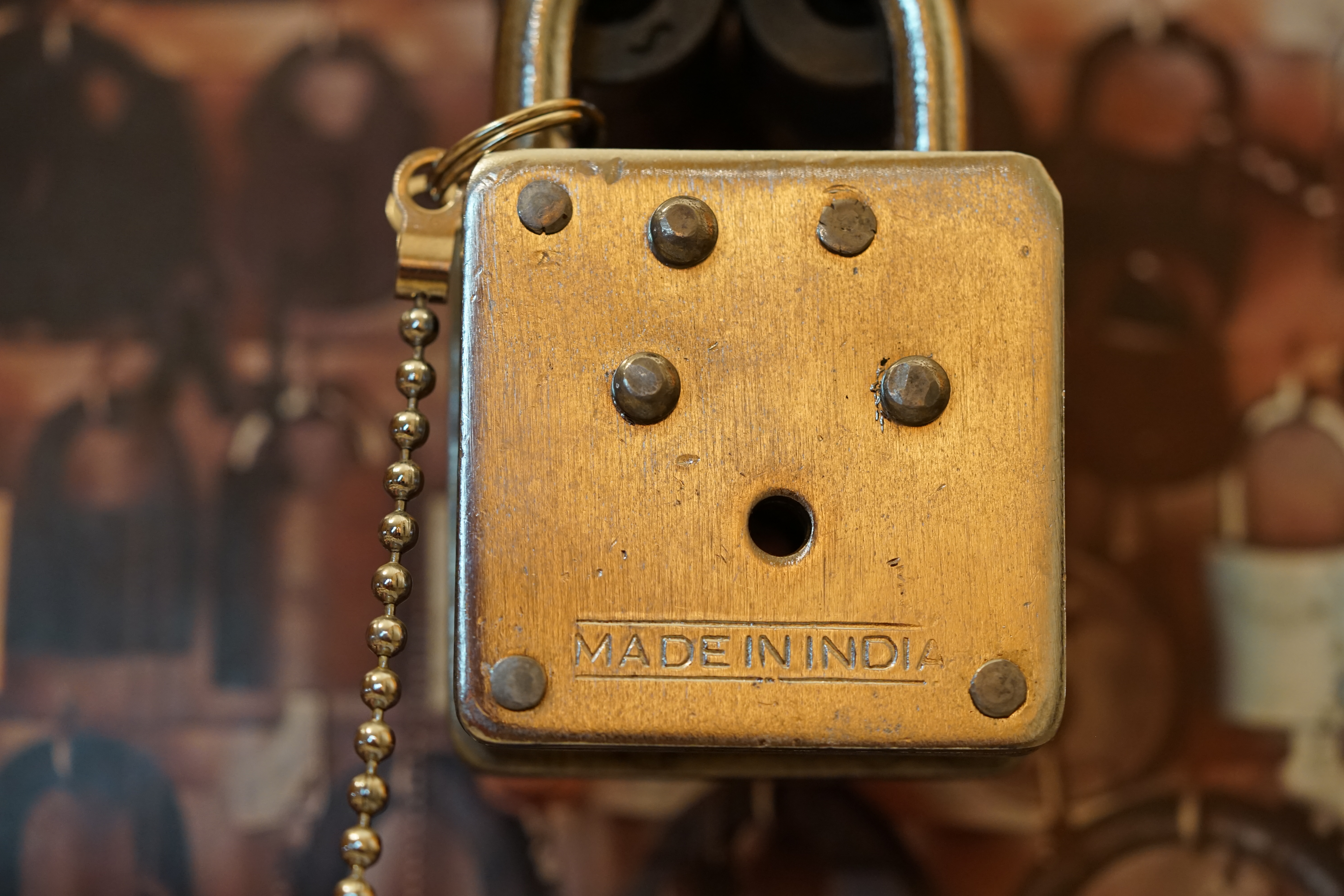 Arthur Bühl, Arthur meister ®, Lockpickerherz ®, Schlossherz ®, Porno meister ® Carsten Jasner, MUT PROBEN ! Das Leben ist tödlich. Aber es muß nicht sterbenslangweilig sein. In diesem Buch werde ich ab Seite 139 in dem Kapitel: Mut zur Lücke, Loch im Tresor. Todsichere Systeme und wie man sie knackt wie folgt beschrieben: Ein Mann mit Pferdeschwanz sitzt hoch konzentriert am Werktisch. Sein Blick ist ins Nichts gerichtet. Für das was er tut, braucht er seine Augen nicht, er sieht mit dem kleinen Stahlhaken zwischen seinen großen Fingern, mit denen er sich einen Weg in das Schicherheitsschloss bahnt. Er gleitet in die ölige Innenwelt, ertastet Wände, Widerstände, Ausbuchtungen. Er fühlt schließlich die genaue Position der Stifte, rastet einen nach dem anderen ein. Diese Momente, sagt der Zweimeter mann, seien " Vorboten zum Orgasmus " ! Arthur Bühl, von seinen zahlreichen Bewunderern " ARTHURMEISTER " genannt, ist einer der Besten bei den Sportsfreunden der Sperrtechnik, einem Verein in dem sich bundesweit rund fünfzehnhundert Mitglieder in sechzehn Ortsgruppen treffen, um in ihrer Freizeit Schlösser zu knacken. Ins Leben gerufen hat den Verein Arthur Bühl und sein Freund Steffen Wernèry, ein Mitbegründer des Caos Computer Club. Digital hacken oder analog knacken - für Wernèry gibt es da keinen Unterschied. Hier wie da treibt ihn der rebellische Reiz, Lücken im System zu finden, die Verkäufer als todsicher preisen. " Doch sicher ist nur, daß alles aufgeht " ! Dafür sort die Lust, die jeder kennt: Schatzkammern zu betreten, Geheimnisse zu entschlüsseln, Widerstände zu überwinden, Verbotenes zu tun, sich Zugang zu veerbogenen Ecken und Winkeln zu verschaffen. Die " Sportsfreunde " treibt diese Lust seit ihrer Kindheit um. Wernèry bog mit zwölf Jahren seinen ersten Dietrich aus einem Kleiderbügel und sperrte seine Lehrer ein. Der kleine Arthur bekam eine Ahnung von seinem Talent, als es ihm gelang, die Spardose schlüssel - und zerstörungsfrei zu entriegeln. Heute triumphiert er als mehrfacher Deutscher Meister im sogenannten Lockpicking, dem Öffnen von Schlössern unter Wettkampfbedingungen. Immerhin siebenundsechzig Jahre lang war das erste Sicherheitschloss der Welt tatsächlich ein Sicherheitsschloss. Der englische Tüftler Joseph Bramah, der so nützliche Dinge erfand wie eine Banknoten - Nummeriermaschine und eine Zapfanlage, die heute noch in britischen Pubs Bier in Gläser sprotzt, ersann 1784 ein Zylinderschloss, daß als unbezwigbar galt - bis 1851 ein professioneller Knacker nach sechzehn Tagen engagierten Stocherns das Ding öffnete. Dieser Akt war ein Schlüsselerlebnis in der Beziehung zwischen Mensch und Mechanik. Ein Sieg der lebendigen Sinne über ein sprödes System - zu einer Zeit, da die Gesellschaft sich dem stampfenden Rhythmus der Industrialisierung unterwarf und der Glaube an das Heil der Technik verdrängte. Lockpicking wurde zu einem populären Sport, der Helden schuf. In den dreißiger Jahren des 20. Jahrhunderts etwa gelangte ein Prister zu Weltruhm, weil er reihenweise sowohl als einbruchsicher gepriesene Tresore als auch " ausbruchsichere " Gefängnisschlösser entriegelte. " Der schwerste Schrank hat seine Schwächen, er läßt sich ohne Müh erbrechen " ! - diese alte Panzerknacker Weisheit hat nach wie vor Gültigkeit; sie hängt über den Köpfen der Hamburger Lockpicker. Arthurmeister braucht für handelsübliche Stiftschlösser, die fast jede Wohnungstür zieren, zwischen zehn Sekunden und fünf Minuten, je nach Hersteller. Bohrmuldenschlösser, die bei der Deutschen Post, auf Flughäfen und in Atomkraftwerken verwendet werden, sind vor ihm ebenso wenig sicher. Er nutzt dabei mechanische Ungenauigkeiten, winzige Spielräume, die sich bei der Herstellung nicht vermeiden lassen und zehnmal dünner sind als ein Haar. Ein paar Mal klickt es, der Meister dreht den Zylinder, streicht seine Haare zurück, steckt sich eine Zigarette an. " Tja " sagt er, " und wenn man dann das Schloss aufkriegt - das ist ein geiles Gefühl ! " Ich habe dann später den Jasner in Berlin angerufen. Bei dem Telefonat kam lediglich heraus er wüßte von dem Interview nichts mehr und wolle auch nichts mehr wissen. Da habe ich noch bemerkt, er hätte auf dem Lockpicking " Bunten Nachmittag " nicht so nerven brauchen, wenn er dann doch so einiges durch den " Tüddel " kriegt. Taged mit: Spiel nicht mit den Schmuddelkindern ! Verzwetschget mit: Bühl Arthur, Bühl Wappen, Bühl Fahne, Bühl Urkunde, Bühl Patent, Bühl achteck, Zwetschgenhengst, Zwetschgenfest, Meister Arthur, Bühler Zwetschge Arthur Andreas Bühl, Detektiv, Privatdetektiv, Hamburg,Germany, Siegel Ring.