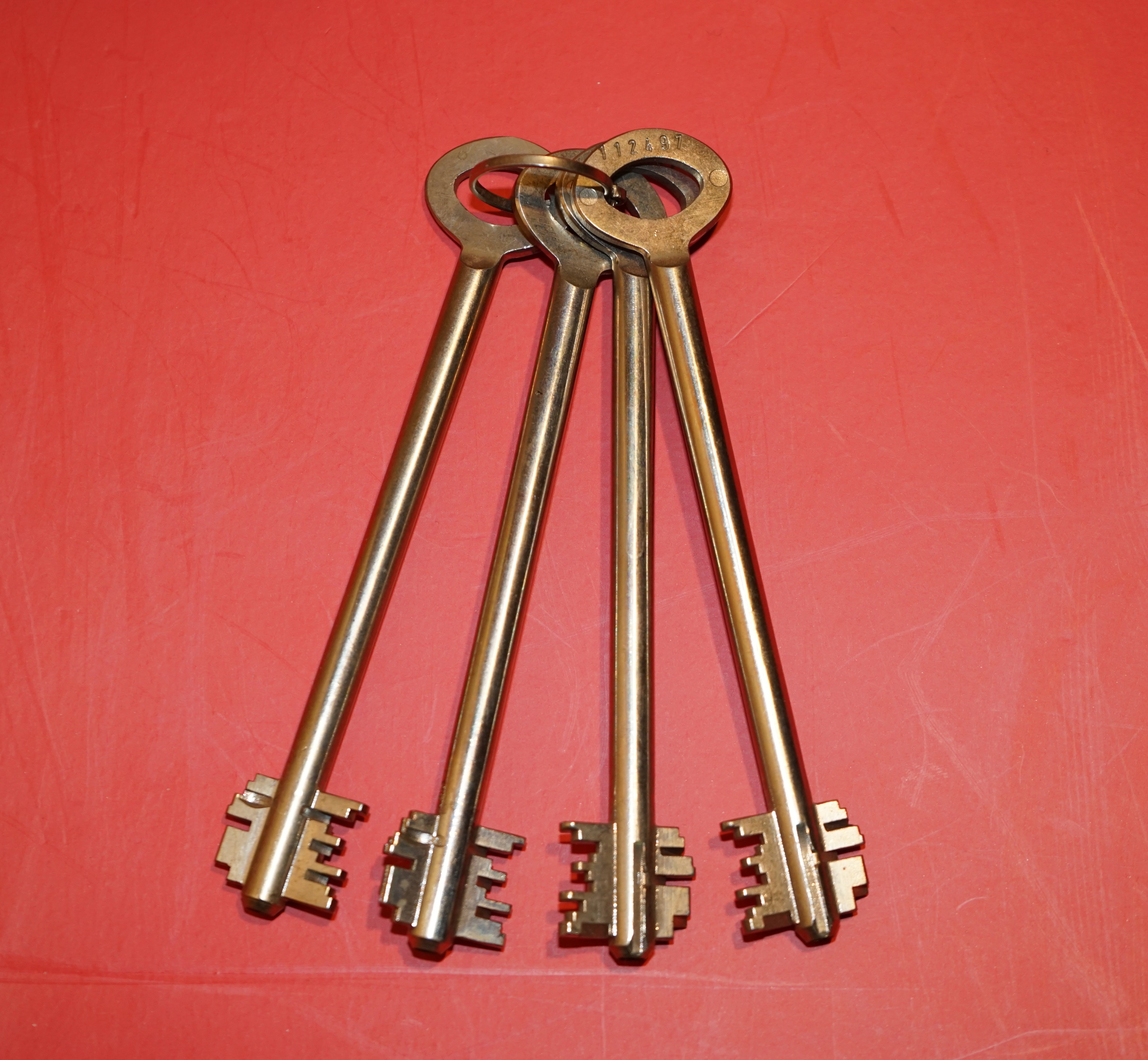 Neues aus dem Hasenstübchen: Gestern war Bernhard da. ÖH, Sonderschule, Sonderschule Öh. Heike IV: Bernhard, warum hast du denn das große Standkreuz dabei ? Der Noagerlzuzler lallt: Der ist wieder aus Ochsenzoll abgehauen. Sonderschule ! SONDERSCHULE ! Schwerti: Was willtst DU ? Bier und Sonderschule, Sonderschule Öh. Hannenberger der Objektleiter: Sonderschule is nich im Hasen. Doch doch ! Öh Sonderschule ! Öh, jetzt Sonderschule. Nach zwei Rutschen Bier, leider kleine, hatte er uns überzeugt: Sondaschule ist jetzt in der Jukebox. Arthur Bühl, Detektiv aus Hamburg ist Mitglied im Detektiv Verband BUDEG und an die IKD angeschlossen. Als Arthurmeister® erklärt Herr Bühl bei Behörden wie Fedpol, LKA Forensik, das Lockpicking !