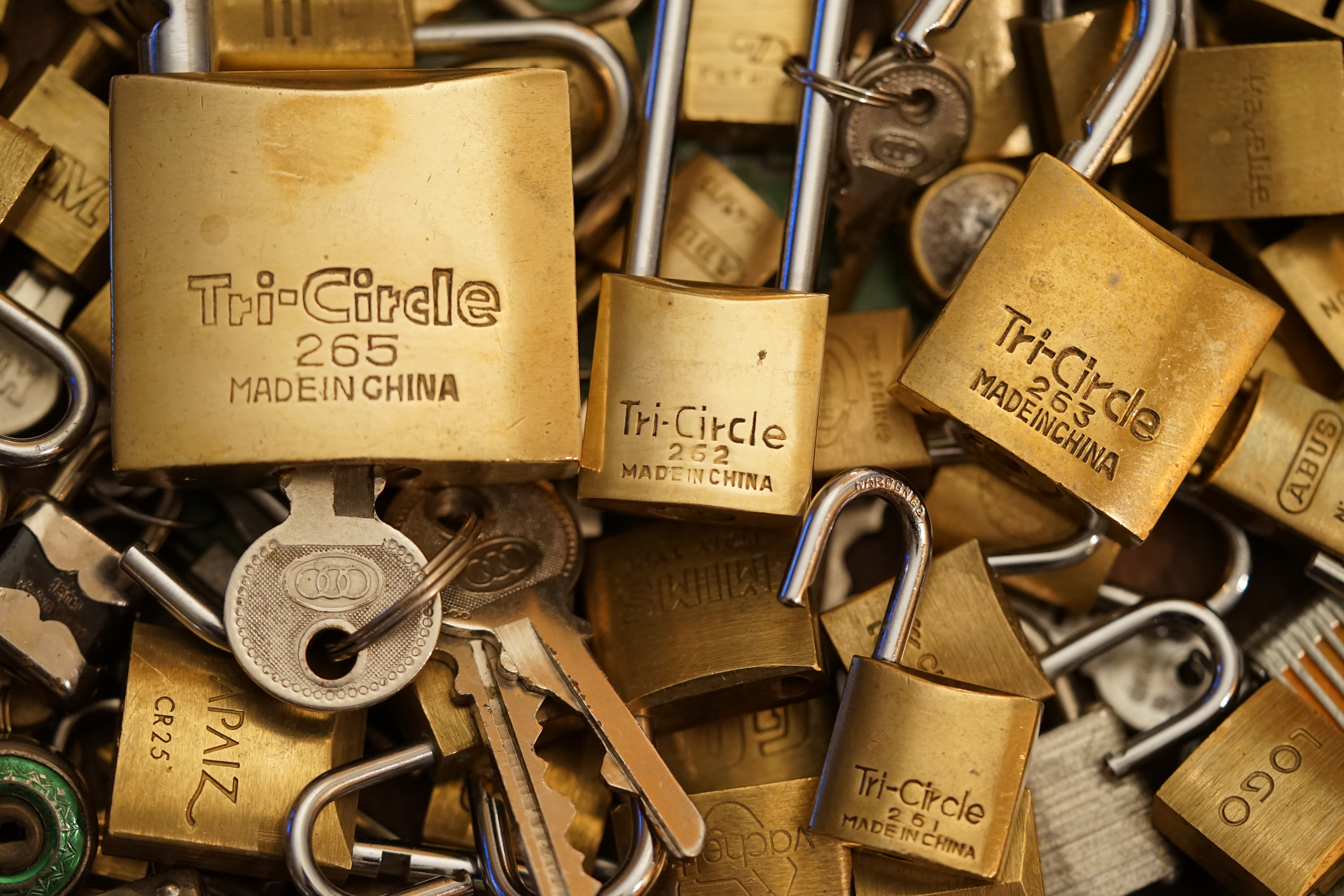Tri-Circle Made in China Hongkong Shanghai Peking Padlock Vachette Papaiz LOGO Arthur Bühl Privatdetektiv BUDEG WAD BDD