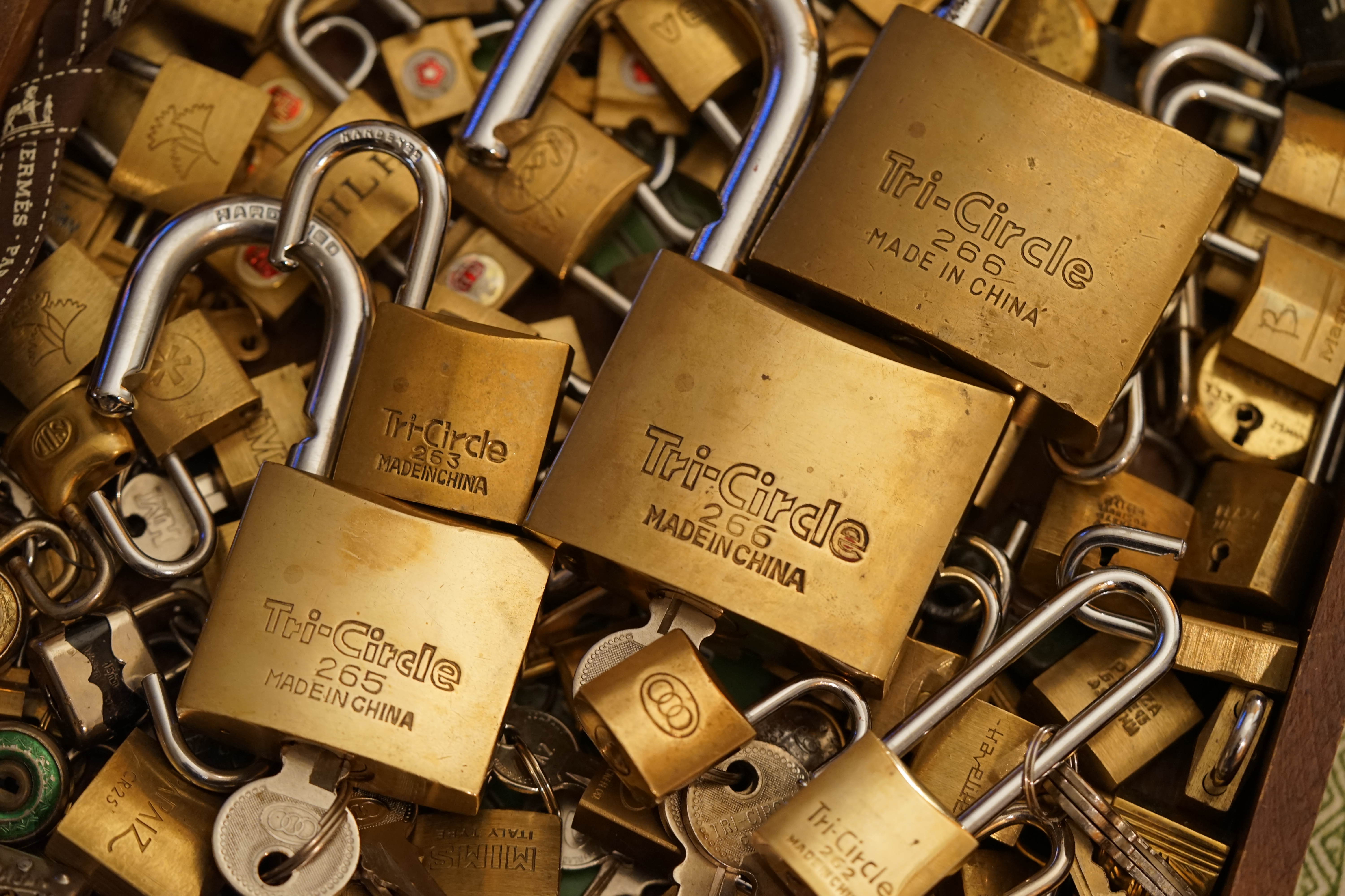 Bühl, Arthur, Jahrgang 1961, Made in Germany, Detektiv or Private Investigator how Mr. Smitz from the PLAYBOY, Beverly Hills, say`s: Yes Mr. Smitz i will send you the Photo Arthurmeister`s F1 Jacket for your Leporello US. to your E - Mail Mr.Smitz@Mr.Smitz.us. Ok, Mr. Smitz. Mr. Smitz do you know what Google Earth is ? Take BÜHL Arthur, only by Google Earth, you know ? have done it ? Yes Google will show you my Panel superfast. Cool, Arthurmeister, cool. Yes Mr. Smitz, this can i do for you too ! Yes with SEO. Yes with Ballon D`Or from Lockpicking. Yes, yes, i have Arkadasch erklärt, sein Erikli pasta is not so genial. Der beste Zwetschgenkuchen, you know, plum tart, is from the Stadt Bühl. Not laughing in the USA. Bühl is a City like my Name. And the People in this City called it: Zwetschgendatschi ! you know. This is the world best plumcake. Yes Datschi ! Yes, Stadt Bühl is near Baden - Baden, the Casino, you know ! Yes. Baden-Württemberg. Black Forest, you know ! You must know there is since 1927 the traditionell Zwetschgenfest. And there ist the Zwetschgenkönigin ! Mr. Smitz, my Ur Ur Ur Ur Grandfather is born in Bühl. My Great Grand Grand Mother where also born in the town Bühl. Their profession was Zwetschgenpicker. Not Lockpicker, Zwetschgen / Plum Picker. And Rüttler. Oh, really ! Yes, Yes. And since this time the name of the family Bühl from the Stadt Bühl is: Yes you know - Buehl. Yes i will give Greetings from you to Mrs. Friede Springer from the Newspaper BILD et. Yes, the Elbphilharmonie is in Betrieb. OH, Mr. Smitz, greeting´s to you from Joe Asbbery, NBA, you know, our bouncing Joe. Tomorrow we will meet us in the Hasenstübchen, our Rabbit Hall. For Lockpicking und Beer. Call you. Parole Emil ! Not E-Mail. Provided by www.Arthur-Bühl.de and www.Arthurmeister.de In der Vitrine von Arthur Andreas Bühl, Arthurmeister sind Schlösser, Padlocks, von ABUS, Master, BKS, CES, DOM, EVVA, Assa Abloy, Z Ikon, Kaba, Keso, ASSA, Winkhaus, Wilka, Trelock, Schmelting, Bode Panzer, Ancor Las, Drumm Geminy, Xylock, SEA, Medeco, Mul-T-Lock, Cut away, ABUS Granit, Pfaffenhain, E*S, ESS, Nemef, BAB, Babelsberg, Stasi, Diskus, WMF, Tesa, Vachette, Cisa, Wally, Rielda, Mottura, Viro, FAI, GeGe, Fichet, Bode Panzer, Tresor, Bramah, Protector, Braun`s Patent, Walomatus, Arolds, Combination Lock, Yale, Master, American Lock, Tubular, China, Indien, Aligarh, Nepal, Thailand, Zahlenschlösser, Himmelsschlüssel und noch vieles mehr, vorhanden. Alle Schliesszylinder sind Übungsmaterial für das Lockpicking. Schlagschlüssel sind auch dabei. Das Wappen Bühl ist angebracht. Die Fahne hängt im Hasenstübchen. Arthurmeister`s Jukebox by YouTube spielt Pointer Sisters: Slow Hand, Arthurmeister with the Mastertouch ! ♥ SEO für heute: Parole Emil ! Bühl Art. Arthur A. Bühl. Der Sympathieträger ist in Stuttgart, Baden - Württemberg geboren. Der Detektiv lebt in HAM. H1 Text der SEO schreibt: 𝔄𝔯𝔱𝔥𝔲𝔯 𝔅ü𝔥𝔩, 𝔄𝔯𝔱𝔥𝔲𝔯𝔪𝔢𝔦𝔰𝔱𝔢𝔯 ® Bühl, Arthur, Jahrgang 1961, Made in Germany, Detektiv or Private Investigator how Mr. Smitz from the PLAYBOY, Beverly Hills, say`s. Yes Mr. Smitz i will send you the Photo Arthurmeister`s F 1, Jacket for your LeporelloUS. to your E - Mail Mr.Smitz@Mr.Smitz.us. Ok, Mr. Smitz. Mr. Smitz do you know what Google Earth is ? Take BÜHL Arthur, only by Google Earth, you know ? have done it ? Yes Google will show you my Panel superfast. Cool, Arthurmeister, cool. Yes Mr. Smitz, this can i do for you too ! Yes with SEO. Yes, yes, i have Arkadasch erklärt, sein Erikli pasta is not so genial. Der beste Zwetschgenkuchen, you know plum tart, is from the Stadt Bühl. Not laughing in the USA. Bühl is a City like my Name. And the People in this City called it: Zwetschgendatschi ! you know. This is the world best plumcake. Yes Datschi. Yes, Stadt Bühl is near Baden - Baden, the Casino, you know ! Yes. Baden-Württemberg. You must know there is since 1927 the traditionell Zwetschgenfest. And there ist the Zwetschgenkönigin ! Mr. Smitz, my Ur Ur Ur Ur Grandfather is born in Bühl. My Great Grand Grand Mother where also born in the town Bühl. Their profession was Zwetschgenpicker. Not Lockpicker, Zwetschgen / Plum Picker. And Rüttler. Oh, really ! Yes, Yes. And since this time the name of the family Bühl from the Stadt Bühl is: Yes you know - Buehl. Yes i will give Greetings from you to Mrs. Friede Springer from the Newspaper BILD et. Yes, the Elbphilharmonie is in Betrieb. OH, Mr. Smitz, greeting´s to you from Joe Asbbery, NBA, you know. Tomorrow we will meet us in the Hasenstübchen, our Rabbit Hall. For Lockpicking und Beer. Call you. Parole Emil ! H1 Text der SEO schreibt weiter: 𝔄𝔯𝔱𝔥𝔲𝔯 𝔅ü𝔥𝔩, 𝔄𝔯𝔱𝔥𝔲𝔯𝔪𝔢𝔦𝔰𝔱𝔢𝔯® Herr Arthur Bühl, kritischer Privatdetektiv aus der Hansestadt Hamburg, bereitet sich auf ein Interview mit der BILD et vor. Bei Babsi und Gina in Fuhlsbüttel wird ihm zuvor der Vokuhila geschnitten. Herr Arthur Bühl wurde schon in der BILD et als " Herr der Schlösser " beschrieben. " Ein bisschen Ruhe bitte " schreibt Jan Freitag von der TAZ. Er erwähnt auch eine Mustertür by Wendt. Es wird darin herumgeprökelt. Selbst Arthur Bühl, der weltbeste aus dem Lockpicker Mekka Hamburg, betreibt pures Understatement, weil er sein Schloss in nur 20 Sekunden " geknackt " hat. Charles Graeber von der Wired.com beschreibt in seinem Artikel Master Lock - Pickers do bottle Arthur Bühl " The Master of the Universe ", Arthur Bühl a private Detective of Germany open locks. Bühl`s Fabio - the - Barbarian Look stands out. He wins the Dutch Open and is now Master of the Universe. The people cry: " Arthurmeister ! booms Arthurmeister ". Mark Webber Tobias, the Author of Locks, Safes, and Security, a Police Reverence, say: Arthurmeister, that ist beautyful. " Open ! " sagt Arthurmeister ", offen ist gut, schneller offen ist besser ". " Beer !" Arthurmeister booms back and a new Champion is born. Die Welt berichtet: " Die Kunst, Schlösser ohne Schlüssel zu öffnen ". Vereinsmitbegründer und Vizepräsident Arthur Bühl trägt seine Leidenschaft schon auf der Krawatte. Sie ist rot mit gelben Schlüsseln drauf. Intern wird er ehrfürchtig " Meister Arthur " gerufen. Er hat es zum siebenfachen Deutschen Meister in verschiedenen Disziplinen geschafft. Er pickt seit der Kindheit. Sein erstes Trainingsobjekt war sein Spardosenschloss - Ein klassischer Einstieg… . Die Slate berichtet über Arthur Bühl als Lockpicking Legend. Es gibt einen Artikel Tool for Picking and Decoding by Stasi, CCC, Vortrag Berlin. Amateur Hour berichtet: Arthurmeister has " The Master Touch ". Bei den Kaba Day `s im Europa Park Rust schreibt die Pressebox: auf großes Interesse der Teilnehmer stieß auch die praktische Vorführung von Steffen Wernéry und Arthur Bühl, die gängige mechanische Schließzylinder ohne Schlüssel zerstörungsfrei öffnen. Meist in Sekundenschnelle. Auch die Chemnitzer Zeitung " Freie Presse " hat über das Lockpicking und Arthur Andreas Bühl alias Arthurmeister berichtet. Dwight Perry schreibt: Arthur Bühl has good hands ! In der Philalocksmith wird Arthur Bühl auch als Lockpicking Legend betitelt. Es gibt auch einen Beitrag, 360 Meridianos. In der Datenschleuder, CCC, wurde über ihn als Sympathieträger berichtet. Veröffentlicht unter Linkedin, Xing, Google Panel, Twitter X. In der Vitrine von Arthur Andreas Bühl, Arthurmeister® sind Schlösser, Padlocks, von ABUS, BKS, CES, DOM, EVVA, Assa Abloy, Z Ikon, Kaba, Keso, ASSA, Winkhaus, Wilka, Trelock, Schmelting, Bode Panzer, Ancor Las, Drumm Geminy, Xylock, SEA, Medeco, Mul-T-Lock, Cut away, ABUS Granit, Pfaffenhain, E*S, ESS, Nemef, BAB, Babelsberg, Stasi, Diskus, WMF, Tesa, Noch, Vachette, Cisa, Wally, Rielda, Mottura, Viro, FAI, GeGe, Fichet, Bode Panzer, Tresor, Bramah, Protector, Braun`s Patent, Walomatus, Arolds, Combination Lock, Yale, Master, American Lock, Tubular, China, Indien, Aligarh, Nepal, Thailand, Zahlenschlösser, Himmelsschlüssel und noch vieles mehr, vorhanden. Alle Schliesszylinder sind Übungsmaterial für das Lockpicking. Schlagschlüssel und so vieles mehr, sind auch dabei. Auch der Sputnik. Verschlagwortet mit: ♥ Vokuhila, Friseur ♥ Schwäbischer Hengst, Zwetschgen Heini, Bühl er, Zwetschge, Google Earth, Mittelpunkt der Welt, Martinameisterin, Cartomanze, Scholischek, " HIGH NOON ! ". ♥ Parole Emil ! SEO NEU Twitter X 11.06.24 Bilder Budeg ( Bold serif ) Arthur Andreas Bühl, Detektiv, made in Germany, born 1961 in Stuttgart, Baden - Württemberg, living in HAM, Im Dienste der Wahrheitsfindung unterwegs, betreibt in seiner Freizeit Lockpicking aus Leidenschaft. Der mehrfache Deutsche Meister wird in der WIRED als " Master of the Universe " betitelt. In der BILD et ist der Artikel " Herr der Schlösser " abgedruckt. Im Hasenstübchen - Fuhlsbüttel, am Hasenberge, Santa Fu, wird gefeiert. Arthurmeister® stellt seinen Leporello " Der Aufmacher " vor. Der Stammtisch grölt " OFFEN ". Scholischek, Rudi, Heike I, Noagerlzutzler, Arthur und Joe Asberry, der alte NBA ler, prosten sich zu. Arthurmeister`s Jukebox auf YouTube spielt Pointer Sisters - Slow Hand ! ♥ Beim Tanzen ruft die Cartomanze " Ey du Sympthieträger ♥, komm mal her " ! SEO für heute: DETEKTIV, Arthur Bühl, Lockpicker, Deutscher Meister, pickt ABUS Padlock. 𝐀𝐫𝐭𝐡𝐮𝐫 𝐀. 𝐁ü𝐡𝐥, 𝐃𝐞𝐭𝐞𝐤𝐭𝐢𝐯, 𝐦𝐚𝐝𝐞 𝐢𝐧 𝐆𝐞𝐫𝐦𝐚𝐧𝐲, 𝐛𝐨𝐫𝐧 𝟏𝟗𝟔𝟏 𝐢𝐧 𝐒𝐭𝐮𝐭𝐭𝐠𝐚𝐫𝐭, 𝐁𝐚𝐝𝐞𝐧 - 𝐖ü𝐫𝐭𝐭𝐞𝐦𝐛𝐞𝐫𝐠, 𝐥𝐢𝐯𝐢𝐧𝐠 𝐢𝐧 𝐇𝐀𝐌, 𝐈𝐦 𝐃𝐢𝐞𝐧𝐬𝐭𝐞 𝐝𝐞𝐫 𝐖𝐚𝐡𝐫𝐡𝐞𝐢𝐭𝐬𝐟𝐢𝐧𝐝𝐮𝐧𝐠 𝐮𝐧𝐭𝐞𝐫𝐰𝐞𝐠𝐬, 𝐛𝐞𝐭𝐫𝐞𝐢𝐛𝐭 𝐢𝐧 𝐬𝐞𝐢𝐧𝐞𝐫 𝐅𝐫𝐞𝐢𝐳𝐞𝐢𝐭 𝐋𝐨𝐜𝐤𝐩𝐢𝐜𝐤𝐢𝐧𝐠 𝐚𝐮𝐬 𝐋𝐞𝐢𝐝𝐞𝐧𝐬𝐜𝐡𝐚𝐟𝐭. 𝐃𝐞𝐫 𝐦𝐞𝐡𝐫𝐟𝐚𝐜𝐡𝐞 𝐃𝐞𝐮𝐭𝐬𝐜𝐡𝐞 𝐌𝐞𝐢𝐬𝐭𝐞𝐫 𝐰𝐢𝐫𝐝 𝐢𝐧 𝐝𝐞𝐫 𝐖𝐈𝐑𝐄𝐃 𝐚𝐥𝐬 " 𝐌𝐚𝐬𝐭𝐞𝐫 𝐨𝐟 𝐭𝐡𝐞 𝐔𝐧𝐢𝐯𝐞𝐫𝐬𝐞 " 𝐛𝐞𝐭𝐢𝐭𝐞𝐥𝐭. 𝐈𝐧 𝐝𝐞𝐫 𝐁𝐈𝐋𝐃 𝐞𝐭 𝐢𝐬𝐭 𝐝𝐞𝐫 𝐀𝐫𝐭𝐢𝐤𝐞𝐥 " 𝐇𝐞𝐫𝐫 𝐝𝐞𝐫 𝐒𝐜𝐡𝐥ö𝐬𝐬𝐞𝐫 " 𝐚𝐛𝐠𝐞𝐝𝐫𝐮𝐜𝐤𝐭. 𝐈𝐦 𝐇𝐚𝐬𝐞𝐧𝐬𝐭ü𝐛𝐜𝐡𝐞𝐧 - 𝐅𝐮𝐡𝐥𝐬𝐛ü𝐭𝐭𝐞𝐥, 𝐚𝐦 𝐇𝐚𝐬𝐞𝐧𝐛𝐞𝐫𝐠𝐞, 𝐒𝐚𝐧𝐭𝐚 𝐅𝐮, 𝐰𝐢𝐫𝐝 𝐠𝐞𝐟𝐞𝐢𝐞𝐫𝐭. 𝐀𝐫𝐭𝐡𝐮𝐫𝐦𝐞𝐢𝐬𝐭𝐞𝐫® 𝐬𝐭𝐞𝐥𝐥𝐭 𝐬𝐞𝐢𝐧𝐞𝐧 𝐋𝐞𝐩𝐨𝐫𝐞𝐥𝐥𝐨 " 𝐃𝐞𝐫 𝐀𝐮𝐟𝐦𝐚𝐜𝐡𝐞𝐫 " 𝐯𝐨𝐫. 𝐃𝐞𝐫 𝐒𝐭𝐚𝐦𝐦𝐭𝐢𝐬𝐜𝐡 𝐠𝐫ö𝐥𝐭 " 𝐎𝐅𝐅𝐄𝐍 ". 𝐒𝐜𝐡𝐨𝐥𝐢𝐬𝐜𝐡𝐞𝐤, 𝐑𝐮𝐝𝐢, 𝐇𝐞𝐢𝐤𝐞 𝐈, 𝐍𝐨𝐚𝐠𝐞𝐫𝐥𝐳𝐮𝐭𝐳𝐥𝐞𝐫, 𝐀𝐫𝐭𝐡𝐮𝐫 𝐮𝐧𝐝 𝐉𝐨𝐞 𝐀𝐬𝐛𝐞𝐫𝐫𝐲, 𝐝𝐞𝐫 𝐚𝐥𝐭𝐞 𝐍𝐁𝐀 𝐥𝐞𝐫, 𝐩𝐫𝐨𝐬𝐭𝐞𝐧 𝐬𝐢𝐜𝐡 𝐳𝐮. 𝐀𝐫𝐭𝐡𝐮𝐫𝐦𝐞𝐢𝐬𝐭𝐞𝐫`𝐬 𝐉𝐮𝐤𝐞𝐛𝐨𝐱 𝐚𝐮𝐟 𝐘𝐨𝐮𝐓𝐮𝐛𝐞 𝐬𝐩𝐢𝐞𝐥𝐭 𝐏𝐨𝐢𝐧𝐭𝐞𝐫 𝐒𝐢𝐬𝐭𝐞𝐫𝐬 - 𝐒𝐥𝐨𝐰 𝐇𝐚𝐧𝐝 ! ♥ 𝐁𝐞𝐢𝐦 𝐓𝐚𝐧𝐳𝐞𝐧 𝐫𝐮𝐟𝐭 𝐝𝐢𝐞 𝐂𝐚𝐫𝐭𝐨𝐦𝐚𝐧𝐳𝐞 " 𝐄𝐲 𝐝𝐮 𝐒𝐲𝐦𝐩𝐭𝐡𝐢𝐞𝐭𝐫ä𝐠𝐞𝐫 ♥, 𝐤𝐨𝐦𝐦 𝐦𝐚𝐥 𝐡𝐞𝐫 " ! 𝐒𝐄𝐎 𝐟ü𝐫 𝐡𝐞𝐮𝐭𝐞: 𝐃𝐄𝐓𝐄𝐊𝐓𝐈𝐕, 𝐀𝐫𝐭𝐡𝐮𝐫 𝐁ü𝐡𝐥, 𝐋𝐨𝐜𝐤𝐩𝐢𝐜𝐤𝐞𝐫, 𝐃𝐞𝐮𝐭𝐬𝐜𝐡𝐞𝐫 𝐌𝐞𝐢𝐬𝐭𝐞𝐫, 𝐩𝐢𝐜𝐤𝐭 𝐀𝐁𝐔𝐒 𝐏𝐚𝐝𝐥𝐨𝐜𝐤. 𝗩𝗲𝗿𝘇𝘄𝗲𝘁𝘀𝗰𝗵𝗴𝗲𝘁 𝗺𝗶𝘁: 𝔄𝔯𝔱𝔥𝔲𝔯 𝔅ü𝔥𝔩, 𝗔𝗿𝘁𝗵𝘂𝗿𝗺𝗲𝗶𝘀𝘁𝗲𝗿, 𝗥𝗮𝘂𝗰𝗵𝗲𝗿, 𝗥𝗼𝘁𝗵 - 𝗛ä𝗻𝗱𝗹𝗲, 𝗦𝘁𝗮𝗱𝘁 𝗟𝗮𝗵𝗿, 𝗕ü𝗵𝗹, 𝗦𝗰𝗵𝘄𝗮𝗿𝘇𝘄𝗮𝗹𝗱, 𝗕𝗹𝗮𝗰𝗸𝗳𝗼𝗿𝗲𝘀𝘁, 𝗥𝗼𝘁𝗸ä𝗽𝗽𝗰𝗵𝗲𝗻 𝘆𝗼𝘂 𝗸𝗻𝗼𝘄 𝗠𝗿. 𝗦𝗺𝗶𝘁𝘇, 𝗦𝗼𝗿𝘁𝗲 𝗦𝗰𝗵𝘄ä𝗯𝗶𝘀𝗰𝗵𝗲𝗿𝗵𝗲𝗻𝗴𝘀𝘁.𝗱𝗲 𝗶𝘀 𝗴𝗿𝗼ß𝗳𝗿𝘂𝗰𝗵𝘁𝗶𝗴 𝘂𝗻𝗱 𝘀ü𝘀𝘀. ♥ 𝗡𝗼, 𝗼𝗻𝗹𝘆 𝘄𝗼𝗺𝗮𝗻 𝗵𝗮𝘀 𝗣𝗳𝗹𝗮𝘂𝗺𝗲𝗻 ♥ 𝗞𝗹𝗲𝗶𝗻𝘁𝗶𝗲𝗿𝘇ü𝗰𝗵𝘁𝗲𝗿𝘃𝗲𝗿𝗲𝗶𝗻. 𝗗𝗶𝗲 𝗘 - 𝗠𝗮𝗶𝗹 𝗹𝗮𝘂𝘁𝗲𝘁: 𝗔𝗿𝘁𝗵𝘂𝗿𝗺𝗲𝗶𝘀𝘁𝗲𝗿@𝗔𝗿𝘁𝗵𝘂𝗿𝗺𝗲𝗶𝘀𝘁𝗲𝗿.𝗱𝗲 𝗗𝗶𝗲 𝗘 - 𝗠𝗮𝗶𝗹 𝗹𝗮𝘂𝘁𝗲𝘁: 𝗔𝗿𝘁𝗵𝘂𝗿𝗔𝗻𝗱𝗿𝗲𝗮𝘀𝗕𝘂𝗲𝗵𝗹@𝗔𝗿𝘁𝗵𝘂𝗿𝗔𝗻𝗱𝗿𝗲𝗮𝘀𝗕𝘂𝗲𝗵𝗹.𝗱𝗲 KI-Worldwide.de Osintgeister SEO-Geister SEO neu Linkedin Arthur A. Bühl, Made in Germany, born 1961 in Stuttgart, arbeitet seit 40 Jahren als Privatdetektiv und lebt in Hamburg. Er ist als Detektiv Mitglied in nationalen und internationalen Berufsverbänden. Unter dem Künstlernamen " Arthurmeister " erklärt Arthur Bühl Lockpicking; das zerstörungsfreie öffnen von Schlössern und Schließzylindern. Der Ehrenkodex lautet: Öffne nur deine eigenen Schlösser. Fremde Schlösser dürfen nur mit Einwilligung des Eigentümers geöffnet werden. Herr Bühl wurde schon als Schlossknacker bezeichnet. Dies ist natürlich Quatsch, denn wenn man z.B. ein Vorhangschloss knackt, so ist es kaputt und die Wettbewerber und Lockpickerkollegen können nicht mehr daran üben. Knacker benutzen einen Kuhfuß. Der mehrfache Deutsche Meister dagegen ein Pickset und es gilt: " Offen ist gut, schneller Offen ist besser ". Von der Zeitschrift " Wired " wurde Arthurmeister als Master of the Universe, betitelt. Viel Spaß und Erfolg beim Üben. SEO für heute: Parole Emil ! Arthur Bühl, Sympathieträger.com, Präsident Pornomeister SARL. Die Anschrift lautet: Arthur A. Bühl, Postfach 605 145, 22 246 Hamburg. SEO NEU geändert Arthur Bühl, Arthur Andreas Bühl, Made in Germany, born 1961 in Stuttgart, arbeitet seit 40 Jahren als Privatdetektiv und lebt in Hamburg. Er ist als Detektiv Mitglied in nationalen und internationalen Berufsverbänden. Unter dem Künstlernamen " Arthurmeister " erklärt Arthur Bühl Lockpicking; das zerstörungsfreie öffnen von Schlössern und Schließzylindern. Der Ehrenkodex lautet: Öffne nur deine eigenen Schlösser. Fremde Schlösser dürfen nur mit Einwilligung des Eigentümers geöffnet werden. Herr Bühl wurde schon als Schlossknacker bezeichnet. Dies ist natürlich Quatsch, denn wenn man oder Frau z.B. ein Vorhangschloss knackt, so ist es kaputt und die Wettbewerber und Lockpickerkollegen können nicht mehr daran üben. Knacker benutzen einen Kuhfuß. Der mehrfache Deutsche Meister dagegen ein Pickset und es gilt: " Offen ist gut, schneller Offen ist besser ". Viel Spaß und Erfolg beim Üben. Von der Zeitschrift " WIRED " wurde Arthurmeister als Master of the Universe, betitelt. SEO für heute: Parole Emil ! Arthur Bühl, Sympathieträger.com, Präsident Pornomeister SARL. Die Anschrift lautet: Arthur A. Bühl, Postfach 605 145, 22 246 Hamburg. SEO Mr. Smitz Hilfe für Leporello.us 𝔄𝔯𝔱𝔥𝔲𝔯 𝔅ü𝔥𝔩, 𝔄𝔯𝔱𝔥𝔲𝔯𝔪𝔢𝔦𝔰𝔱𝔢𝔯® HELLO Mr. Smitz, yes i am fine and the Stammtisch and the Counter is also fine too ! Der Nachläufer schreit vom Tresen: wieder der Ami oder watt ? WHAT Mr. Smitz you are not in good condition`s. Oh, Mr. Smith i`am sorry about this. What, your Leporello.us System is not running ? Yes, yes, OH, yes, Good, yes, yes the Spaghetticodler. Yes, i know. Computer, yes i know. Our Spaghetticodler, der amiga pc sit on the Counter and drink Helbing. Arthurmeister`Jukebox by You Tube im Hasenstübchen plays: Let`get it on, do you know Marvin Gay ? Oh, Arkadasch drinking today no Helbing ? No, he drinks GabiKo. Arthurmeister ? what ist GabiKo, i never hear from this. This is ganz billiger Korn, you Know. Like you Whisky ! No, Zwetschgenwater is more, more, better ! Heike IV cries from the counter: Alimente, not Alimentari, Giovanni. You know. The Scholischek is dancing. Yes, Yes, Mr. Smitz. Why Scholischek and Arkadasch dancing ? They hear from the old Rock-Ola Cem Karaca & die Kanaken. Mein " Deutscher Freund ", you know Mr. Smitz. Yes i will give them some Helbing. No, no, Mr. Smitz, for your Problem with the Spaghetti Codler you take my E - Mail Binärbomber@Binärbomber.de. The Jukebox play now Joy Flemming. Half-Breed. No, no Mr. Smitz, you are dumm. The Seo for this week is: Arthur Bühl, Made in Germany, born 1961, Detektiv aus Leidenschaft, die Leiden schaft. You get it ? Know i mußt helping on the Stammtisch for Lockpicking, a fucking ABUS Padlock. Tschüssing ! I say Ende for Telefon speaking und touch nothing that you can not pay ! Verzwetschget mit: ♥ Vokuhila, Friseur ♥ Schwäbischer Hengst, Zwetschgen Heini, Bühl er, Zwetschge, Google Earth, Mittelpunkt der Welt, Martinameisterin, Cartomanze, Scholischek, " HIGH NOON ! ". ♥ Parole Emil ! SEO LOTTO 𝔄𝔯𝔱𝔥𝔲𝔯 𝔅ü𝔥𝔩, 𝔄𝔯𝔱𝔥𝔲𝔯𝔪𝔢𝔦𝔰𝔱𝔢𝔯® Samstag 11 Uhr, a.m, " HIGH NOON ". Arthurmeister und die Cartomanze sitzen am Stammtisch im Hasenstübchen, Fuhlsbüttel. Aus der Jukebox by You Tube, der alten Rock-Ola schallt von Element of Crime: Das Hasenstübchern ist der " Mittekpunkt der Welt ". Die zwanzig Mittrinker am Counter schallen mit: Im Lotto spielst du immer nur; die Zahlen zwischen fünf und zehn; und als Zusatzzahl dein Lebensalter; denn als Lottospieler sagst du; darf man höchstens 49 Jahre alt sein; später wäre es schade um das Geld ! Wo DEINE Füße stehen ist der " MITTELPUNKT DER WELT ". Driver Dieter fährt mit Scholischek und Arkadasch zur Annahmestelle ! Verschlagwortet mit: Arthur Bühl, Arthurmeister® Arthur ♥ Schwäbischer Hengst, Buhl, Zwetschgen Heini, Artur, Buehl er, Zwetschge, Made in Germany, Born 1961, Sympathieträger, Google Earth, Mittelpunkt der Welt, Pflaumen, Arkadasch, Datschi, ♥ Martinameisterin, Cartomanze, Scholischek, " HIGH NOON ! ", ♥ ♥ Vokuhila ♥ Parole Emil ! SEO LOTTO II 𝔄𝔯𝔱𝔥𝔲𝔯 𝔅ü𝔥𝔩, 𝔄𝔯𝔱𝔥𝔲𝔯𝔪𝔢𝔦𝔰𝔱𝔢𝔯® Samstag 11 Uhr, a.m. " HIGH NOON ". Arthurmeister und die Cartomanze sitzen am Stammtisch im Hasenstübchen, Hamburg - Fuhlsbüttel. Aus Arthurmeister`s Jukebox by You Tube, der alten Rock -Ola schallt von Element of Crime: Das Hasenstübchen ist der " Mittelpunkt der Welt ". Die zwanzig Trinker am Counter schallen mit: " Im Lotto spielst du immer nur die Zahlen zwischen fünf und zehn, und als Zusatzzahl dein Lebensalter, denn als Lottospieler darf man höchstens 49 Jahre alt sein, später wäre es schade um das Geld ! Wo unsere Füße stehen, ist der Mittelpunkt der Welt ! Arkadasch und Scholischek fahren mit Driver Dieter zum Lottogeschäft ! Verschlagwortet mit: Arthur Bühl, Arthurmeister®. Die SEO - Geister.de rufen: Buhl er Zwetschge, International Lockpicking, Google Earth, Earth Song, Schwäbischer Hengst und Sympathietraeger ! Verzwetschget mit: Arthur A. Bühl, Lockpicking, Deutscher Meister, Made in Germany, born 1961, in Stuttgart, Baden - Württemberg, is picking ABUS - Padlock, am Stammtisch ♥. Arthur Buehl, Arthurmeister raucht Roth - Händle Cigaretten aus der Stadt Lahr - Bühl, Schwarzwald, Black Forest. Die Damen trinken Rotkäppchen. Stößchen ! Mr. Smitz from Beverly Hills is calling. Arthurmeister speek to Mr. Smitz from the Playboy: Sorte Schwäbischer - Hengst.de is großfruchtig und süss ♥. No, only woman has Pflaumen. Yes, I will send greetings to your friend Friede Springer from the BILD et News, Hamburg. SEO für heute: Hasenstübchen, S - Bahn, Ohlsdorf, Am Hasenberge, Stanta Fu, Friedhof ! Vokuhila ♥ Zwetschgen - Heini, Parole Emil ! Arthur ♥ Schwäbischer Hengst, Buhl, Zwetschgen Heini, Artur, Buehl er, Zwetschge, Made in Germany, Born 1961, Sympathieträger, Google Earth, Mittelpunkt der Welt, Pflaumen, Arkadasch, Datschi, ♥ Martinameisterin, Cartomanze, Scholischek, " HIGH NOON ! ", ♥ ♥ Vokuhila ♥ Parole Emil ! SEO Bühl Zwetschge ♥ 𝔄𝔯𝔱𝔥𝔲𝔯 𝔅ü𝔥𝔩, 𝔄𝔯𝔱𝔥𝔲𝔯𝔪𝔢𝔦𝔰𝔱𝔢𝔯® Bühl, besser bekannt als Arthurmeister, Made in Germany, Jahrgang 1961, geboren in Stuttgart, aufgewachsen in Asperg und in der Villa Heinrich Franck Söhne, am Bahnhof in Ludwigsburg, jetzt wohnhaft in 22335 Hamburg - Fuhlsbüttel, sagt zu Arkadasch: Nein ! Bühler Zwetschgen schmecken besser als dein Erik oder plum ! Zwetschgendatschi heißt das Zauberwort ! ♥ und Zwetschgenwater, not Raki. 𝗩𝗲𝗿𝘇𝘄𝗲𝘁𝘀𝗰𝗵𝗴𝗲𝘁 𝗺𝗶𝘁: 𝔄𝔯𝔱𝔥𝔲𝔯 𝔅ü𝔥𝔩, 𝗔𝗿𝘁𝗵𝘂𝗿𝗺𝗲𝗶𝘀𝘁𝗲𝗿, 𝗥𝗮𝘂𝗰𝗵𝗲𝗿, 𝗥𝗼𝘁𝗵 - 𝗛ä𝗻𝗱𝗹𝗲, 𝗦𝘁𝗮𝗱𝘁 𝗟𝗮𝗵𝗿 - 𝗕ü𝗵𝗹, 𝗦𝗰𝗵𝘄𝗮𝗿𝘇𝘄𝗮𝗹𝗱, 𝗕𝗹𝗮𝗰𝗸𝗳𝗼𝗿𝗲𝘀𝘁, 𝗥𝗼𝘁𝗸ä𝗽𝗽𝗰𝗵𝗲𝗻 𝘆𝗼𝘂 𝗸𝗻𝗼𝘄 𝗠𝗿. 𝗦𝗺𝗶𝘁𝘇, 𝗦𝗼𝗿𝘁𝗲 𝗦𝗰𝗵𝘄ä𝗯𝗶𝘀𝗰𝗵𝗲𝗿𝗵𝗲𝗻𝗴𝘀𝘁.𝗱𝗲 𝗶𝘀 𝗴𝗿𝗼ß𝗳𝗿𝘂𝗰𝗵𝘁𝗶𝗴 𝘂𝗻𝗱 𝘀ü𝘀𝘀. ♥ 𝗡𝗼, 𝗼𝗻𝗹𝘆 𝘄𝗼𝗺𝗮𝗻 𝗵𝗮𝘀 𝗣𝗳𝗹𝗮𝘂𝗺𝗲𝗻 ♥ 𝗞𝗹𝗲𝗶𝗻𝘁𝗶𝗲𝗿𝘇ü𝗰𝗵𝘁𝗲𝗿𝘃𝗲𝗿𝗲𝗶𝗻. 𝗗𝗶𝗲 𝗘 - 𝗠𝗮𝗶𝗹 𝗹𝗮𝘂𝘁𝗲𝘁: 𝗔𝗿𝘁𝗵𝘂𝗿𝗺𝗲𝗶𝘀𝘁𝗲𝗿@𝗔𝗿𝘁𝗵𝘂𝗿𝗺𝗲𝗶𝘀𝘁𝗲𝗿.𝗱𝗲 𝗗𝗶𝗲 𝗘 - 𝗠𝗮𝗶𝗹 𝗹𝗮𝘂𝘁𝗲𝘁: 𝗔𝗿𝘁𝗵𝘂𝗿𝗔𝗻𝗱𝗿𝗲𝗮𝘀𝗕𝘂𝗲𝗵𝗹@𝗔𝗿𝘁𝗵𝘂𝗿𝗔𝗻𝗱𝗿𝗲𝗮𝘀𝗕𝘂𝗲𝗵𝗹.𝗱𝗲 Verschlagwortet mit Bühl er Zwetschge, Zwetschgenhengst, Pflaume, plum, Erikli, prugna torta, Datschi, süss. ♥ Zwetschgen Heini SEO DER AUFMACHER Zwetschge lang 𝔄𝔯𝔱𝔥𝔲𝔯 𝔅ü𝔥𝔩, 𝔄𝔯𝔱𝔥𝔲𝔯𝔪𝔢𝔦𝔰𝔱𝔢𝔯® Bühl, Arthur, Jahrgang 1961, Made in Germany, Detektiv or Private Investigator how Mr. Smitz from the PLAYBOY, Beverly Hills, say`s. Yes Mr. Smitz i will send you the Photo Arthurmeister`s F 1, Jacket for your LeporelloUS. to your E - Mail Mr.Smitz@Mr.Smitz.us. Ok, Mr. Smitz. Mr. Smitz do you know what Google Earth is ? Take BÜHL Arthur, only by Google Earth, you know ? have done it ? Yes Google will show you my Panel superfast. Cool, Arthurmeister, cool. Yes Mr. Smitz, this can i do for you too ! Yes with SEO. Yes, yes, i have Arkadasch erklärt, sein Erikli pasta is not so genial. Der beste Zwetschgenkuchen, you know plum tart, is from the Stadt Bühl. Not laughing in the USA. Bühl is a City like my Name. And the People in this City called it: Zwetschgendatschi ! you know. This is the world best plumcake. Yes Datschi. Yes, Stadt Bühl is near Baden - Baden, the Casino, you know ! Yes. Baden-Württemberg. You must know there is since 1927 the traditionell Zwetschgenfest. And there ist the Zwetschgenkönigin ! Mr. Smitz, my Ur Ur Ur Ur Grandfather is born in Bühl. My Great Grand Grand Mother where also born in the town Bühl. Their profession was Zwetschgenpicker. Not Lockpicker, Zwetschgen / Plum Picker. And Rüttler. Oh, really ! Yes, Yes. And since this time the name of the family Bühl from the Stadt Bühl is: Yes you know - Buehl. Yes i will give Greetings from you to Mrs. Friede Springer from the Newspaper BILD et. Yes, the Elbphilharmonie is in Betrieb. OH, Mr. Smitz, greeting´s to you from Joe Asbbery, NBA, you know. Tomorrow we will meet us in the Hasenstübchen, our Rabbit Hall. For Lockpicking und Beer. Call you. Parole Emil ! SEO Friseur 𝔄𝔯𝔱𝔥𝔲𝔯 𝔅ü𝔥𝔩, 𝔄𝔯𝔱𝔥𝔲𝔯𝔪𝔢𝔦𝔰𝔱𝔢𝔯® Herr Arthur Bühl, kritischer Privatdetektiv aus der Hansestadt Hamburg, bereitet sich auf ein Interview mit der BILD et vor. Bei Babsi und Gina in Fuhlsbüttel wird ihm zuvor der Vokuhila geschnitten. Herr Arthur Bühl wurde schon in der BILD et als " Herr der Schlösser " beschrieben. " Ein bisschen Ruhe bitte " schreibt Jan Freitag von der TAZ. Er erwähnt auch eine Mustertür by Wendt. Es wird darin herumgeprökelt. Selbst Arthur Bühl, der weltbeste aus dem Lockpicker Mekka Hamburg, betreibt pures Understatement, weil er sein Schloss in nur 20 Sekunden " geknackt " hat. Charles Graeber von der Wired.com beschreibt in seinem Artikel Master Lock - Pickers do bottle Arthur Bühl " The Master of the Universe ", Arthur Bühl a private Detective of Germany open locks. Bühl`s Fabio - the - Barbarian Look stands out. He wins the Dutch Open and is now Master of the Universe. The people cry: " Arthurmeister ! booms Arthurmeister ". Mark Webber Tobias, the Author of Locks, Safes, and Security, a Police Reverence, say: Arthurmeister, that ist beautyful. " Open ! " sagt Arthurmeister ", offen ist gut, schneller offen ist besser ". " Beer !" Arthurmeister booms back and a new Champion is born. Die Welt berichtet: " Die Kunst, Schlösser ohne Schlüssel zu öffnen ". Vereinsmitbegründer und Vizepräsident Arthur Bühl trägt seine Leidenschaft schon auf der Krawatte. Sie ist rot mit gelben Schlüsseln drauf. Intern wird er ehrfürchtig " Meister Arthur " gerufen. Er hat es zum siebenfachen Deutschen Meister in verschiedenen Disziplinen geschafft. Er pickt seit der Kindheit. Sein erstes Trainingsobjekt war sein Spardosenschloss - Ein klassischer Einstieg… . Die Slate berichtet über Arthur Bühl als Lockpicking Legend. Es gibt einen Artikel Tool for Picking and Decoding by Stasi, CCC, Vortrag Berlin. Amateur Hour berichtet: Arthurmeister has " The Master Touch ". Bei den Kaba Day `s im Europa Park Rust schreibt die Pressebox: auf großes Interesse der Teilnehmer stieß auch die praktische Vorführung von Steffen Wernéry und Arthur Bühl, die gängige mechanische Schließzylinder ohne Schlüssel zerstörungsfrei öffnen. Meist in Sekundenschnelle. Auch die Chemnitzer Zeitung " Freie Presse " hat über das Lockpicking und Arthur Andreas Bühl alias Arthurmeister berichtet. Dwight Perry schreibt: Arthur Bühl has good hands ! In der Philalocksmith wird Arthur Bühl auch als Lockpicking Legend betitelt. Es gibt auch einen Beitrag, 360 Meridianos. In der Datenschleuder, CCC, wurde über ihn als Sympathieträger berichtet. Veröffentlicht unter Linkedin, Xing, Google Panel, Twitter X. In der Vitrine von Arthur Andreas Bühl, Arthurmeister® sind Schlösser, Padlocks, von ABUS, BKS, CES, DOM, EVVA, Assa Abloy, Z Ikon, Kaba, Keso, ASSA, Winkhaus, Wilka, Trelock, Schmelting, Bode Panzer, Ancor Las, Drumm Geminy, Xylock, SEA, Medeco, Mul-T-Lock, Cut away, ABUS Granit, Pfaffenhain, E*S, ESS, Nemef, BAB, Babelsberg, Stasi, Diskus, WMF, Tesa, Noch, Vachette, Cisa, Wally, Rielda, Mottura, Viro, FAI, GeGe, Fichet, Bode Panzer, Tresor, Bramah, Protector, Braun`s Patent, Walomatus, Arolds, Combination Lock, Yale, Master, American Lock, Tubular, China, Indien, Aligarh, Nepal, Thailand, Zahlenschlösser, Himmelsschlüssel und noch vieles mehr, vorhanden. Alle Schliesszylinder sind Übungsmaterial für das Lockpicking. Schlagschlüssel und so vieles mehr, sind auch dabei. Auch der Sputnik. Verschlagwortet mit: ♥ Vokuhila, Friseur ♥ Schwäbischer Hengst, Zwetschgen Heini, Bühl er, Zwetschge, Google Earth, Mittelpunkt der Welt, Martinameisterin, Cartomanze, Scholischek, " HIGH NOON ! ". ♥ Parole Emil ! SEO Mr. Smitz und Jukebox, Grafik Banner erstes Sign, ist dann bei allen anderen auch so. Änderungen können gemacht werden. ♥ 𝔄𝔯𝔱𝔥𝔲𝔯 𝔅ü𝔥𝔩, 𝔄𝔯𝔱𝔥𝔲𝔯𝔪𝔢𝔦𝔰𝔱𝔢𝔯® Arthur Andreas Bühl, Made in Germany, born 1961, ist mehrfacher Deutscher Meister im Lockpicking. In dem Magazin WIRED wird er als " Master of the Universe " betitelt. Im Hasenstübchen stellt er seinen Leporello " Der Aufmacher ", vor und telefoniert mit Mr. Smitz, Beverly Hills from the News Paper PLAYBOY, USA. No, Mr. Smitz, the E - Mail is not Parole Emil, the E - Mail is called: PAROLE E-Mail.com. Mr. Smitz is laughing ! Take the romantic move. Yes, Mr. Smitz, with every beat of your heart. You know Engelbert ? Mr. Humperdinck ! This is the favorite song from Friede Springer from the BILD et, You know ? Arthurmeister`s Jukebox, YouTube, spielt Pointer Sisters: Slow Hand. Der Noagerlzutzler, der Scholischek und Raucher am Stammtisch können keine Padlocks öffnen. Deshalb müssen diese Spitzbuben an den Tresen. Die Glocke wird geläutet. Arthurmeister brüllt " OFFEN " ! Die Jukebox spielt jetzt Ina Müller - Dörp Reggae. Arthurmeister und Joe Asberry, der alte Basketballer von der NBA, stoßen miteinander an. Stößchen ! Stößchen schreit Martinameisterin. Santa Maria ! Tante Martina ! Mittlerweile spielt in der Jukebox Engelbert: A man without love. Die Stimmung steigt. Die KI in der Jukebox, der Rock - Ola, spielt nacheinander: Joy Flemming, Ata Canani, Deutsche Freunde, natürlich auch Cem Karaca und die Kanaken, Mein deutscher Freund, Alle Menschen dieser Erde. Nina Hagen spielt African Reggae, UB 40 - spielt Kingston Town. Jan Delay ist mit Irgendwie, Irgendwo, Irgendwann, Live und die BeeGees mit How deep is your love, dabei. Eddy Holman, Hey there lonely girl, bei Pink Floyd und bei den The Doors, Riders on the Storm tanzen die Gäste. Heike I drückt Harold Melvin & the Blue Notes This love I lost. T.S.O.P. The Sound Of Philadelphia und Hildegard Knef mit - Der alte Wolf, bringen die Menge zum kochen. Pelle dröhnt: Marmor Stein und Eisen bricht. Die Affen rasen durch den Wald. Die Five Tops: Warte auf das Glück, Kenny Rogers - You decorated my life, Reinhard Fendrich - Strada del sole, Sammy Davis jr. mit Mr. Bojangles live in Germany und Teddy Pendergrass - Turn off the lights sowie Julio Iglesias mit Diana Ross - All of you, bringt die Meute weiter zum toben. Die Polizei drückt Empire of the Sun - We are the people. Helen Ready singt Angie Baby. Bei Element of Crime steigert sich die Ekstase vom Mittelpunkt der Welt über die Straßenbahn des Todes zu Am Ende denk ich immer nur an Dich. Die Love Story - Andy Williams, ABBA mit Hasta Manana, runden die Sache ab. Hannenberger schmeißt bei Roger Whittaker - Abschied ist ein scharfes Schwert, alle RAUS ! Morgen ist 11 Uhr High NOON ! Dänen lügen nicht. ♥ Verschlagwortet mit: Arthur Bühl, Arthurmeister® Arthur ♥ Schwäbischer Hengst, Buhl, Zwetschgen Heini, Artur, Buehl er, Zwetschge, Made in Germany, Born 1961, Sympathieträger, Google Earth, Mittelpunkt der Welt, Pflaumen, Arkadasch, Datschi, ♥ Martinameisterin, Cartomanze, Scholischek, " HIGH NOON ! ", ♥ ♥ Vokuhila ♥ Parole Emil ! SEO F1 Rudi: ♥ 𝔄𝔯𝔱𝔥𝔲𝔯 𝔅ü𝔥𝔩, 𝔄𝔯𝔱𝔥𝔲𝔯𝔪𝔢𝔦𝔰𝔱𝔢𝔯® Arthur Andreas Bühl, Detektiv und Sympathieträger ♥, Made in Germany, Jahrgang 1961 aus Baden - Württemberg stellt seinen Leporello " Der Aufmacher " vor. Arthurmeister`s Jukebox im Hasenstübchen by YouTube, spielt Pointer Sisters: Slow Hand ! Am Tresen wird Helbing gekippt. Die Lockpicker am Stammtisch trinken nach jeder Öffnung ein Pils, manche auch Weizenbier ! Der Scholischeck nörgelt, weil er kein Padlock öffnen kann ! Ferrari Rudi brüllt: Martina die F1 Saison beginnt. Wir fliegen zum Hockenheimring ! Der Hannenberger sagt: Ich will auch mit ! Martina schreit: Minardi, wir gewinnen nie. Minardiiii, wir gewinnen niiiie. Und der Alex Young darf auch nicht mit. Can not drive ! Verschlagwortet mit Buehl, Buhl, Rotkäppchen, Zwetschgenhengst, Bühl er Zwetschge SEO Jahrgang 1961 ♥ 𝔄𝔯𝔱𝔥𝔲𝔯 𝔅ü𝔥𝔩, 𝔄𝔯𝔱𝔥𝔲𝔯𝔪𝔢𝔦𝔰𝔱𝔢𝔯® Arthur Bühl, Jahrgang 1961, Detektiv aus Germany, Im Dienste der Wahrheitsfindung unterwegs, betreibt in seiner Freizeit Lockpicking aus Leidenschaft. Der mehrfache Deutsche Meister wird in der WIRED als " Master of the Universe " betitelt. In der BILD et ist der Artikel " Herr der Schlösser " abgedruckt. Im Hasenstübchen - Fuhlsbüttel, am Hasenberge, Santa Fu, wird gefeiert. Arthurmeister® stellt seinen Leporello " Der Aufmacher " vor. Der Stammtisch grölt " OFFEN ". Scholischek, Rudi, Heike I, Noagerlzutzler, Arthur und Joe Asberry, der alte NBA ler, prosten sich zu. Arthurmeister`s Jukebox auf YouTube spielt Pointer Sisters - Slow Hand ! ♥ Beim Tanzen ruft die Cartomanze " Ey du Sympthieträger ♥, komm mal her " ! Verschlagwortet mit: Arthur Bühl, Arthurmeister® Arthur ♥ Schwäbischer Hengst, Buhl, Zwetschgen Heini, Artur, Buehl er, Zwetschge, Made in Germany, Born 1961, Sympathieträger, Google Earth, Mittelpunkt der Welt, Pflaumen, Arkadasch, Datschi, ♥ Martinameisterin, Cartomanze, Scholischek, " HIGH NOON ! ", ♥ ♥ Vokuhila ♥ Parole Emil ! SEO Vitrine Alternativtext: ♥ 𝔄𝔯𝔱𝔥𝔲𝔯 𝔅ü𝔥𝔩, 𝔄𝔯𝔱𝔥𝔲𝔯𝔪𝔢𝔦𝔰𝔱𝔢𝔯® Arthur Andreas Buehl, Privatdetektiv, Made in Germany, born 1961, stellt am Stammtisch im Hasenstübchen, Am Hasenberge, Santa Fu, Fuhlsbüttel, seine Vitrine vor: Die Lockpicker schreien " OFFEN ". Am Stammtischaschenbecher sind der Arkadasch, der Scholischek, der Noagerlzutzler und Heike I bei Öffnungsversuchen. Anfänger zur Schulung halt. In Arthurmeister`s Jukebox by YouTube spielt: Pointer Sisters: Slow Hand. Pelle tippt wie immer Marmor, Stein und Eisen bricht in die Rock-Ola. Heute hat aber Asberry dankenderweise den Drafi Deutscher getillt ! Now is only time for the Soul Train and T.S.O.P. Verschlagwortet mit: Arthur Bühl, Arthurmeister® Arthur ♥ Schwäbischer Hengst, Heini, Zwetschgen Hengst, Buhl er, Artur, Zwetschge, Made in Germany, Born 1961, Sympathieträger, Google Earth, Mittelpunkt der Welt, Pflaumen, Arkadasch, Datschi, ♥ Martinameisterin, Cartomanze, Scholischek, " HIGH NOON ! ", ♥ ♥ Vokuhila, Friseur ♥ Parole Emil ! ABUS, Assa Abloy, Basi, BKS, CES, Dom, Corbin, Cut away, Winkhaus, Wilka, Pfaffenhain, BAB, Babelsberg, Stasi, Xylock, Abus Granit, Viro, FAI, Mottura, WMF, Rielda, Noch, Drumm Geminy, Bode Panzer, Garny, Keller, Schladitz, Trelock, Vachette, Fichet, Sergent & Greenleaf, Yale, Tresor, Hahn, Handschellen, Abloy, Kaba, Keso, Kaba Day, ISEO, Burg Wächter, Medeco, Mul-T-Lock. Lockpicking by Arthurmeister ®, Schlossherz ®, Lockpickerherz ®, Pornomeister ® SEO ab 21 ♥ 𝔄𝔯𝔱𝔥𝔲𝔯 𝔅ü𝔥𝔩, 𝔄𝔯𝔱𝔥𝔲𝔯𝔪𝔢𝔦𝔰𝔱𝔢𝔯® Arthur Andreas Buehl, Made in Germany, born 1961 in Stuttgart. International Airport, Jugendschutz, ab 21, Oktagon, grün weiss, ges. gesch. Arthurmeister®, Lockpicking. Im Hasenstübchen in Fuhlsbüttel wird in Arthurmeister`s Jukebox auf YouTube Slow Hand gespielt ! Der Stammtisch grölt. Die Lockpicker schreien: OFFEN ! Verschlagwortet mit Bühl, Buhl, Zwetschgenhengst, Bühl er Zwetschge, Rotkäppchen SEO DER AUFMACHER Zwetschge Text lang Mr. Smitz I ♥ 𝔄𝔯𝔱𝔥𝔲𝔯 𝔅ü𝔥𝔩, 𝔄𝔯𝔱𝔥𝔲𝔯𝔪𝔢𝔦𝔰𝔱𝔢𝔯® Bühl, Arthur, Jahrgang 1961, Made in Germany, Detektiv or Private Investigator how Mr. Smitz from the PLAYBOY, Beverly Hills, say`s. Yes Mr. Smitz i will send you the Photo Arthurmeister`s F1, Jacket for your LeporelloUS. to your E - Mail Mr.Smitz@Mr.Smitz.us. Ok, Mr. Smitz. Mr. Smitz do you know what Google Earth is ? Take BÜHL Arthur, only by Google Earth, you know ? have done it ? Yes Google will show you my Panel superfast. Cool, Arthurmeister, cool. Yes Mr. Smitz, this can i do for you too ! Yes with SEO. Yes, yes, i have Arkadasch erklärt, sein Erikli pasta is not so genial. Der beste Zwetschgenkuchen, you know plum tart, is from the Stadt Bühl. Not laughing in the USA. Bühl is a City like my Name. And the People in this City called it: Zwetschgendatschi ! you know. This is the world best plumcake. Yes Datschi ! Yes, Stadt Bühl is near Baden - Baden, the Casino, you know ! Yes. Baden-Württemberg. You must know there is since 1927 the traditionell Zwetschgenfest. And there ist the Zwetschgenkönigin ! Mr. Smitz, my Ur Ur Ur Ur Grandfather is born in Bühl. My Great Grand Grand Mother where also born in the town Bühl. Their profession was Zwetschgenpicker. Not Lockpicker, Zwetschgen / Plum Picker. And Rüttler. Oh, really ! Yes, Yes. And since this time the name of the family Bühl from the Stadt Bühl is: Yes you know - Buehl. Yes i will give Greetings from you to Mrs. Friede Springer from the Newspaper BILD et. Yes, the Elbphilharmonie is in Betrieb. OH, Mr. Smitz, greeting´s to you from Joe Asbbery, NBA, you know. Tomorrow we will meet us in the Hasenstübchen, our Rabbit Hall. For Lockpicking und Beer. Call you. Parole Emil ! Not E-Mail. Provided by www.Arthur-Bühl.de and www.Arthurmeister.de SEO Zwetschge Mr. Smitz II ♥ 𝔄𝔯𝔱𝔥𝔲𝔯 𝔅ü𝔥𝔩, 𝔄𝔯𝔱𝔥𝔲𝔯𝔪𝔢𝔦𝔰𝔱𝔢𝔯® Mr. Smitz from Beverly Hills, USA, from the Playboy ring`s Arthur Bühl, Arthurmeister. Arthur is in the Hasenstübchen. Arthurmeister`s Jukebox play`s: You decoratet my Life. Mr. Smitz, I am not a Zwetschgenheini. You are a Maneater, an old Pflaumenfresser and a Pflaumenkernbeisser ! No, I am auch not Mr. Pflaumen Bühl ! Drink your Whisky slowly. In Germany is 11 a.m. " High Noon " and not Bunter Nachmittag. Yes, I am the Platzhirsch in our Rabbit, Bunny House. The Rock - Ola play`s: I can´t tell you why. Pinofrank trinkt Vino. Scholischek ruft: Sag dem alten Ami die Zeit von Andretti ist abgelaufen. Und eine von Scott Speed gibt es nicht. F1 Rudi ruft: Hockenheim is better than Indianapolis ! Radio-Eriwan.de von Mr. Arthur-Buehl@Radio-Eriwan.de, ges.gesch. dröhnt " Im Prinzip ja ", die Bühl er Zwetschgen sind sehr gut und süss. Arkadasch sagt die Erikli pasta von der Oma seiner Grandma ist perfekt. Giovanni palare prugna torta from the Grand Nonna is molto molto bene. No, No, Mr. Smitz, listen: The Mamsell from the Patsch Barracks buy the Zwetschgen from the Oma by the Vaihinger Wochenmarkt. She do the Zwetschgen without your plum Rock on one hundred pices of five Meter long Cake tray. All the GI`s from the Patsch and the Kelly eat this and say: Das schmeckt gut ! Der Scholischek ruft: Bühl, du alter Zwetschgenlutscher, ich fress nur Apfelkuchen. Mr. Smitz, you know Apple Cake ? My Geheimtipp for the Datschi is the Heslacher Waldheim. And i`ll give you another Tipp where i am going: to the " Schellenhof " , you know. This Stübchen work`s " Im Dienste der Gastlichkeit ". Yes, Yes, first Schnitzel und than Obacht; care: Zwetschgenpastete ! You know ! No Mr. Smitz, i am " Im Dienste der Wahrheitsfindung " unterwegs and i drink Kaffee. Mr. Smitz, you are besoffen. Yes, the UHU is also from the Stadt Bühl, Hermannstreet. No, No, you can`t with UHU stick a Pflaume. Du Depp. Uhu is für cheeky Amerikaner`s ! And don`t forget: The Zwetschgen Rock is: Pointer Sisters " Slow Hand ". No Mr. Smitz, this Whisky is not Pflaumenschnaps - this is Zwetschgenwater ! you know ! No, No, not like Helbing. Yes i know Amazon. No, they have no fresch Zwetschen for make Whisky. NO, No, bei Bühl is ab 21 Pflicht duty, You know ! Arthurmeister s Jukebox by You Tube play: The End of the World ! No, Giovanni, this Song ist not from Michael Jackson. It is from Skeeter Davis. Mr. Smitz, now is genug with the Gelaber. Yes I send you via Air Force from the Patsch Zwetschgen. They are called like a Spitz Name, you know Nickname of me: Schwäbischer Hengst ! No, only Woman has Pflaumen. The Rock - Ola play: Julio und Diana. " All of you !" So Mr. Smitz, now is Fofftein. Yes i make greetings for Friede Springer from the BILD et. Yes, Yes ! Arthurmeister`s Jukebox plays Pendergrass: Turn Off the Lights ! Asberry say: Tschüssing ! Vinofrank trinkt jetzt Helbing ! Die Glocke läutet ! Parole Emil, Sorte Schwäbischer Hengst !! Arthur-Buehl@Radio-Erwian.de, www.Radio-Eriwan.de is performed by the Performancekünstler Arthurmeister@Arthurmeister.de for the www.leporello.us, Mr.Smitz@Leporello.us SEO für heute: Arthur Bühl, Arthurmeister® Arthur ♥ Schwäbischer Hengst, Heini, Zwetschgen Hengst, Buhl, Artur, Buehl er, Zwetschge, Made in Germany, Born 1961, Sympathieträger, Google Earth, Mittelpunkt der Welt, Pflaumen, Arkadasch, Datschi, ♥ Martinameisterin, Cartomanze, Scholischek, " HIGH NOON ! ", ♥ ♥ Vokuhila, Friseur ♥ Parole Emil ! SEO Im Dienste der Wahrheitsfindung: ♥ 𝔄𝔯𝔱𝔥𝔲𝔯 𝔅ü𝔥𝔩, 𝔄𝔯𝔱𝔥𝔲𝔯𝔪𝔢𝔦𝔰𝔱𝔢𝔯® Arthur A. Bühl, Jahrgang 1961, wird von den Mitgliedern des BDD, Bundesverband Deutscher Detektive, jetzt BUDEG zur 30 jährigen Mitgliedschaft beglückwünscht und für seine Dienste zur Wahrheitsfindung mit der Verleihung der goldenen Ehrennadel gewürdigt. Die Kollegen haben ihm ebenfalls in der TAZ, FAZ, Welt und Hamburger Abendblatt gratuliert und sogar Anzeigen in der Rubrik Verschiedenes geschaltet. Arthur Bühl ist Inhaber der Marke Arthurmeister®. Veröffentlicht unter Linkedin, Xing, Google Panel, Twitter X. SEO Karussel Individuell: 𝔄𝔯𝔱𝔥𝔲𝔯 𝔅ü𝔥𝔩, 𝔄𝔯𝔱𝔥𝔲𝔯𝔪𝔢𝔦𝔰𝔱𝔢𝔯® Arthur A. Bühl, ist mehrfacher Deutscher Meister im Lockpicking. In dem Magazin WIRED wird er als " Master of Universe " betitelt. Im Hasenstübchen stellt er seinen Leporello " Der Aufmacher ", vor und telefoniert mit Mr. Smitz, Beverly Hills from the News Paper PLAYBOY, USA. Arthurmeister`s Jukebox, YouTube, spielt: Pointer Sisters, Slow Hand. Der Noagerlzutzler und der Scholischek können am Stammtisch keine Padlocks öffnen. Deshalb müssen diese Spitzbuben an den Tresen. Die Glocke wird geläutet. Arthurmeister brüllt " OFFEN " ! and cries BEER ! Die Jukebox spielt jetzt Ina Müller - Dörp Reggae ! Arthurmeister ist Inhaber der Marken Cartomanze®, Martinameisterin®, Pornomeister®, Lockpickerherz®, Schlossherz®, WebTüv® und Legal 1001®. Veröffentlicht unter Linkedin, Xing, Google Panel, Twitter X. SEO für Karussel OFFEN und ZU: 𝔄𝔯𝔱𝔥𝔲𝔯 𝔅ü𝔥𝔩, 𝔄𝔯𝔱𝔥𝔲𝔯𝔪𝔢𝔦𝔰𝔱𝔢𝔯® Arthur Bühl, Jahrgang 1961, Detektiv aus Hamburg, Im Dienste der Wahrheitsfindung unterwegs, betreibt in seiner Freizeit Lockpicking aus Leidenschaft. Der mehrfache Deutsche Meister wird in der WIRED als " Master of Universe " betitelt. In der BILD et ist der Artikel " Herr der Schlösser " abgedruckt. Im Hasenstübchen - Fuhlsbüttel, am Hasenberge, Santa Fu, wird gefeiert. Arthurmeister® stellt seinen Leporello " Der Aufmacher " vor. Der Stammtisch grölt " OFFEN ". Scholischek, Rudi, Heike I, Noagerlzutzler und Arthur prosten sich zu. Die Jukebox auf YouTube spielt Slow Hand ! ♥ Beim Tanzen ruft die Cartomanze " Ey du Sympthieträger, komm mal her " ! Verschlagwortet mit: ♥ Vokuhila, Friseur ♥ Schwäbischer Hengst, Zwetschgen Heini, Bühl er, Zwetschge, Google Earth, Mittelpunkt der Welt, Martinameisterin, Cartomanze, Scholischek, " HIGH NOON ! ". ♥ Parole Emil ! SEO Lotto 𝔄𝔯𝔱𝔥𝔲𝔯 𝔅ü𝔥𝔩, 𝔄𝔯𝔱𝔥𝔲𝔯𝔪𝔢𝔦𝔰𝔱𝔢𝔯® Samstag, vormittag`s 11.00 Uhr a.m. " HIGH NOON ". Arthurmeister und die Cartomanze sitzen am Stammtisch im Hasenstübchen, 22335 Hamburg - Fuhlsbüttel. Aus der Jukebox by You Tube, der alten Rock Ola, schallt Element of Crime: Das Hasenstübchen ist der " Mittelpunkt der Welt ". Die zwanzig Trinker am Counter schallen mit: " Im Lotto spielst du immer nur die Zahlen zwischen fünf und zehn, und als Zusatzzahl dein Lebensalter, denn als Lottospieler darf man höchstens 49 Jahre alt sein, später wäre es schade um das Geld. Wo unsere Füße stehen, ist der Mittelpunkt der WELT. Arkadasch und Scholischek fahren mit Driver Dieter zum Lotto Geschäft. Verschlagwortet mit: Bühl er Zwetschge, International Lockpicking, Google Earth, Earth Song, Schwäbischer Hengst !