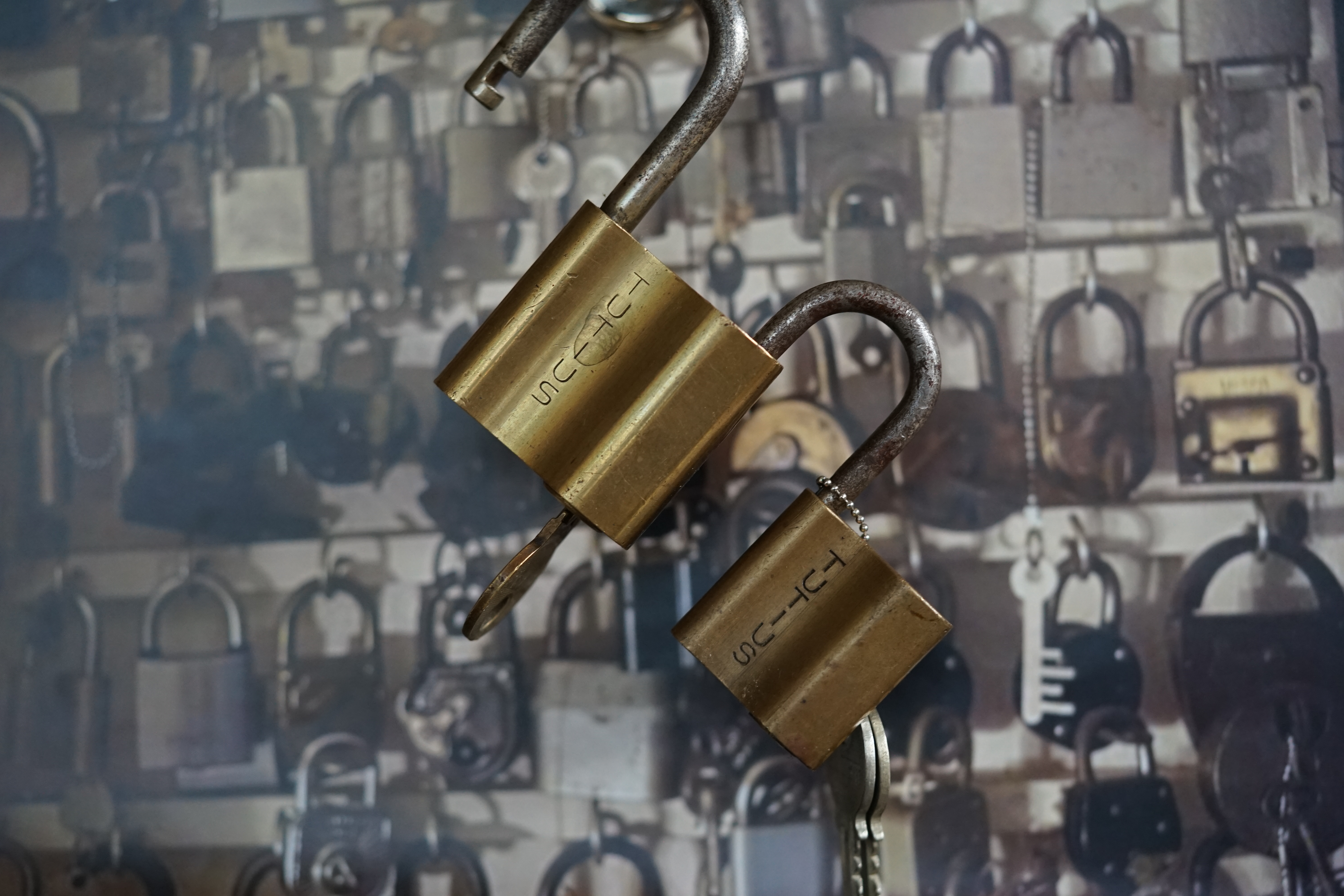 Lockpicker im Einsatz, ASSA ABLOY, Lockpicker Herz, patented by Arthur Bühl. Bühl, Detektiv aus Hamburg öffnet zerstörungsfrei Assa Abloy. Knacken, sägen, Love picking, Künstlerin knackt Liebesschlösser. Lockpicking. Arthur Andreas Bühl, Wiki, Fandom, Arthurmeister ®,Lockpickerherz ® Schlossherz ®, Pornomeister ®, Tagged with: Bühl, Stadt Bühl, Bühler Zwetschge, Bühl Wappen, Bühl Fahne, Bühl Design, Bühl Sign, Bühl Arthur, Zwetschgenhengst, Bühl Zwetschgenfest, Meister Arthur, Meister Porno, Porno Master, Arthur Andreas Bühl, Privatdetektiv, HAM. Bühl. Arthur Andreas Bühl. Hier ist die rasende Uschi von der Bild et und schreibt mit der neuen KI Arthurmeister den neuen SEO Text für 2026. Der Sympathieträger ist in Stuttgart, Baden - Württemberg geboren. Der Detektiv lebt in HAM, ist im Dienste der Wahrheitsfindung unterwegs, BUDEG. H1 Text der SEO schreibt: Hamburger knackte 1000 ( tausend ) Schlösser, Bild Zeitung, Performancekünstler, Xing, Arthurmeister `s Jukebox im Hasenstuebchen, Slow Hand - Pointer Sisters, Joy Flemming. 𝔄𝔯𝔱𝔥𝔲𝔯 𝔅ü𝔥𝔩, 𝔄𝔯𝔱𝔥𝔲𝔯𝔪𝔢𝔦𝔰𝔱𝔢𝔯® VereinsWiki / Fandom, Arthur Bühl. Bühl, Arthur, Jahrgang 1961, Made in Germany, Detektiv or Private Investigator, Performancekünstler und Lockpicker aus Hamburg erzählt in seinem Leporello wahre Geschichten aus dem Hasenstuebchen, Bunny Hall, Stammtisch, Fuhlsbüttel. Kaba Days Im Europapark Rust: Unternehmensschutz im Fokus, dorma kaba, Deutschland, praktische Vorführung von Arthur Buehl, Sportsfreunde. Koksa Vereinsauflösung taz Ein bisschen Ruhe bitte ! Arthur Bühl, der Weltbeste aus Stuttgart mit Wohnsitz im Lockpickermekka Hamburg ist auch Deutscher Meister. slideplayer: but Jesus is the only Masterwho can unlock the human soul. But there is another obvious difference between Arthurmeister and the " Jesusmeister " that connects today´s story to our lives. The tools that Arthur Bühl collected are mostly from the Stasi. Schlossherz, Lockpickerherz, Pornomeister, Bühl Fahne, Bühl Wappen, Bühl Stadt Wappen, UHU Linkedin Arthur Bühl, Arthurmeister, Präsident, Performance, Bundesverband für Detektive und Ermittler, Budeg. Arthur Andreas Bühl, EverybodyWiki Bios&Wiki, 27.03.61,Stuttgart, auch unter dem Pseudonym Arthurmeister bekannt, ist mehrfacher Deutscher Meister im Lockpicking. Koksa.Org Vereinsauflösung, Arthur Bühl, Arthurmeister, Tagesordnung, Mitgliederversammlung Arthurmeister`s Jukebox im Hasenstübchen by You Tube arthurmeister007, Schloßöffnung. Arthurbuehl@Arthurbuehl, X, Erfreulich ! Schlossindustrie und Elite rücken zusammen ! Verein, Sportsfreunde, Arthur Bühl, Erfahrung. FAZ.net Freizeit: Lockpickern bleibt nichts verschlossen - Doch der Beste der Besten hat alle schon besiegt: Der 42 jährige Kaufmann sitzt in Trachtenkleidung vor einer verrosteten alten Kiste. Preview Jesusmeister Homeleticsonline, At the Dutsch open Lock Picking Championship, Arthur Bühl emerged as the champion. No one picks locks as well as he does. Arthurmeister Phila-Locksmith Arthur Bühl Lock Picking Legend, Mr. Bühl, tool, nl, Sneek. Unter Knackern, jungle.world. Welt.de Die Kunst Sclösser ohne Schlüssel zu öffnen, Vereins-Mitbegründer und Vize Präsident trägt seine Leidenschaft schon auf der Krawatte: Sie ist blau mit gelben Schlüsseln drauf. The Master Touch: Lockpicker in the world Arthur Bühl. He`s this six-seven German private Investigator. He has this. The international Competition Whre Master Lock-Pickers… Arthur Bühl, the Dutsch Open Lock-picking champion. Charles Graeber … Arthurmeister standing above them all, with a beer stein in one hand and a cigarette in …. Wired.com Securitylaboratories.org, Arthur Bühl. Phila-locksmith.com - Arthur Bühl Lock Picking Legend, can see intimidating man. Toool, LockCon. Arthurmeister. Hailing from Hamburg, he is among a legion of German lock picker who have estabished their country as one of the top producers of master lock pickers. Slate.com Lock Picking: a arte de arrombar cadeados - Nascido em Hamburgo, o alemao Arthur Bühl é provavelmente um dos nomes mais conhecidos do submundo do lock picking. Conhecido nesse Círculo… Sportsfreunde Slik hacka vi i Norge pa 90-tallet Arthur Bühl PlusPedia, Arthur Andreas Bühl, Legend taz.de Ein bisschen Ruhe bitte Arthur Bühl, der Weltbeste aus Stuttgart mit Wohnsitz im Lockpickermekka Hamburg .. Telefonbuch, Meisterschaften. Jungle.World - Da hat auch Arthur Bühl, genannt " Arthurmeister ", durchaus Chancen auf weitere Titel für seine große Sammlung. " Scheiße ", brüllt der aus … The Lock Busters, Charles Graeber, Schließzylinder, Lock Picking, metallpinnen. Spiegel, Lockpicker: Die schnellsten Schlossknacker Deutschlands. Arthur Meister Bühl, Arthurmeister, ist amtierender Deutscher Meister der Lockpicker. Sein Hobby: Schlösser öffnen - ohne Schlüssel natürlich. media.ccc.de Schlossöffnung bei der Staatssicherheit der DDR ArthurMeister erläutert das operative Vorgehen und die speziellen Werkzeuge zur Schlossöffnung, die von der Staatssicherheit der DDR ……. Flickr Meister Arthur, Arthurmeister / Oberalster VfW Meisterschaft, Picktools.de FoeBud.org Schloß-Öffnen ArthurMeister aus Hamburg, erläutert, wie die Staatssicherheit…. Vortrag Bielefeld. Schlösser knacken: So einfach geht es!!! Gemäß ArthurMeister legt der Verein großen Wert auf den selbstauferlegten Kodex, der sich so… ZDF Lockpicking Reportage Boston Magazine.com The joy Lock Club The Arthurmeister was one of the top lock pickers in the world, and Towne was just a kid,but to everyone`s surprise - most especially to… Lock Picking 101 toool.us live I did vote arthurmeister when i first saw the site bevor the discussion on it startet but only……. Public Domain 147 Schloß-Öffnen ArthurMeister Bühl aus Hamburg, Gründungsmitglied…. Impressioning games Jos and Arthurmeister Aufsperrstunde ArthurMeister, ein Riesenkerl mit süddeutschem Akzent…. blogs.com Jesus, the Lock-Picker! - HOMELETICS - That might be a bit much, but nonetheless they call him the Arthurmeister! and then ther`s the JesusMaster, or Meister, if you will. if you….. Citywide RFID Master Arthurmeister Dezember / 2012 / SSDev Arthurmeister, Workshop, Barry Wels Herr Bühl sagt Danke ! xn-Arthur-bhl-heb.de Arthur Bühl, Detektiv aus Hamburg, Buehl, Siegel. Lockpickerherz.de Pornomeister.de Schlossherz.de Arthurmeister.de Linkedin Arthur Bühl ( Arthurmeister ) - Präsident - Von rechts nach links, Glück bringt`s. X. Linkedin, Detektiv aus Hamburg Acclaimed Lock Picker Explain the Art of Competive Locksport, Schyler Towne, Youtube, Arthurmeister, Gadget Hack. Key Cutting. Master Lock. Datenschleuder. Boston. Jägermeister. Demonstration not for Sale, Muster ohne Wert. Joe Asberry, Bouncing Joe. Angezettelt vom Fanclub. Radio-Eriwan.de Bildbeschreibung, Modula, SEO. Sympathietraeger. Im Prinzip ja, aber…. der Detektiv sei der Gärtner. Bunny Hall, B - Seite Jukebox. Schwarz, rot, gold. Bild Zeitung: Herr der tausend Schlösser. Zeiträuber. Streng vertraulich ! Fandom ! Boston. ABUS, Lock, security. Schlösser und Tresore von Ed Willis, The National Locksmith® - Guide to Modern Safe Locks by Mark Bates Tobias Locks, Safes and Security Markenanmeldung-Pornomeister-®-Praesident-Arthur-Buehl.jpeg Arthur-Buehl-Germany-Wappen-Arthurmeister007@gmail.com-Detektiv-Babyboomer-Sympathietraeger.png 𝔄𝔯𝔱𝔥𝔲𝔯-𝔅ue𝔥𝔩-Wappen-𝔄𝔯𝔱𝔥𝔲𝔯𝔪𝔢𝔦𝔰𝔱𝔢𝔯-®-Von-rechts-nach-links-Glueck-bringts-♥.gif 𝔄𝔯𝔱𝔥𝔲𝔯-𝔅ue𝔥𝔩-𝔄𝔯𝔱𝔥𝔲𝔯𝔪𝔢𝔦𝔰𝔱𝔢𝔯®-Arthur-Buehl-WebTuev®-ges.-gesch.-Die-E-Mail-lautet-Webtuev@WebTuev.de.png Arthur-A.-Buehl-Detektiv-aus-Hamburg-Arthurmeister®-Vitrine-Cut-Lock-veroeffentlicht-Xing-verifiziertes Linkedin Profil Arthur Bühl-Facebook-Twitter-X.jpg Kaba, Schließzylinder, Zutrittskontrolle, Schlüssel, The Joy Lock Club, Houdini, Keyhole, Schyler, Toool, Lockpicker, Locksport, hulking, Arthurmeister, Linus Yale jr., Convention, Devitent Ollam, Barry Wels, Eddie the wire, Guide to Lockpicking, tools, TSA, approved baggage lock, Pin Tumbler, Medeco, Practical Lockpicking, Jakko Fagerlund, Javadi, open in Thirty Seconds, Sport, Schließkanal, Zylinder läßt sich drehen, Zeitvertreib, Lockcon, Locks, Security, Locksmith, Tool, bump key, Crypto Phone, Arthur Bühl, Charles Graeber, Arthurmeister ! booms Arthurmeister, Champ Julian, Kryptonite, ready to Rock, Lips, Oh, Arthur he sighs, Beer, Rotation, Vereins - Mitbergründer und Vizepräsident Arthur Bühl trägt seine Leidenschaft schon auf der Krawatte, Spardosenschloss, Understatement, Alles eine Frage der Übung, Geselligkeit, Ausdauer, Disziplin, Vertrauen, Ehrgeiz, Entspannung, Sportler, Hacker CCC, Profipickset, knacken, Zigarettenrauch, Unternehmensschutz im Focus, Zutrittskontrolle, Hahn & Kolb, Werkzeuge, Manipulation, Lösungen, Zylinder, Zeitwirtschaft, Presse BOX, Europa - Park, Kaba, Rust, The Joy Lock Club, Schyler Towne, Boston, Magazin, SSD, Arthur Bühl, a private Detektive from Germany, defeatet an all - Star field of Lockpicker´s to capture the aptey, Marc Weber Tobias ! Jesusmeister, Jesusmaster, Performancekünstler Xing, Hamburger Detektiv Arthur Bühl knackte 1000 Schlösser, Bild Zeitung, Steckbrief, wanted, Siegelring, Wappen Stadt Bühl, Bildbezeichnung, Arthurmeister007@gmail.com, Lockpickerherz, Schlossherz, Arthurmeister, Pornomeister, Arthur Bühl sagt: Junge Besen kehren besser, aber wir alten Bürsten kennen jede Ecke - Merzer. Deshalb habe ich keinen Grund ihnen zu glauben = aber sie möchten es so gern ! Bühl Wappen ges.gesch. für Inhaber Arthur A. Bühl: Im Dienste der Wahrheitsfindung. Im Falle eines Falles, klebt UHU aus Bühl wirklich alles und kurze Zeit drauf, ist alles wieder auf ! Arthur Bühl, Detektiv aus Hamburg und Präsident Pornomeister S.A.R.L Stammtisch Parole. Fandom und vendors. Unverkäufliches Musterexemplar. Demonstration and Example not for sale. Tilt 404. Mr. Smitz spricht: Der Weihnachtsmann, der Weihnachtsmann, hat keine Hosen an. Meisterkatze, BUEHL.-Wappen-ges-gesch-Arthur-Andreas-Buehl-DETEKTIV-Germany-HAM-1961-2061-BUEHL.png, Schlossherz-Arthur-Buehl.png, Arthur-Buehl-Detektiv-und-Sympathietraeger-Arthurmeister-®-Von-rechts-nach-links-Glueck-bringts-♥.png, Arthur-Buehl-Ina-Mueller.png, Arthur-Buehl-Detektiv-Hamburg-von-rechts-nach-links-Glueck-bringts-♥.png, Arthur-Buehl-Siegel-Ring-♥-𝔄𝔯𝔱𝔥𝔲𝔯-𝔅ue𝔥𝔩-𝔄𝔯𝔱𝔥𝔲𝔯𝔪𝔢𝔦𝔰𝔱𝔢𝔯®.jpg, LEGO-Billund-𝔄𝔯𝔱𝔥𝔲𝔯-𝔅ue𝔥𝔩-♥-PADLOCK-WIRED-LEGO-Schloss.jpg, Arthur-Buehl-Arthurmeister®-Europa-Open-Kaba-Days-Europapark-Rust.png, Arthur Bühl, Arthurmeister ®, Lockpickerherz ®, Schlossherz ®, Pornomeister ® Carsten Jasner, MUT PROBEN ! Das Leben ist tödlich. Aber es muß nicht sterbenslangweilig sein. In diesem Buch werde ich ab Seite 139 in dem Kapitel: Mut zur Lücke, Loch im Tresor. Todsichere Systeme und wie man sie knackt wie folgt beschrieben: Ein Mann mit Pferdeschwanz sitzt hoch konzentriert am Werktisch. Sein Blick ist ins Nichts gerichtet. Für das was er tut, braucht er seine Augen nicht, er sieht mit dem kleinen Stahlhaken zwischen seinen großen Fingern, mit denen er sich einen Weg in das Schicherheitsschloss bahnt. Er gleitet in die ölige Innenwelt, ertastet Wände, Widerstände, Ausbuchtungen. Er fühlt schließlich die genaue Position der Stifte, rastet einen nach dem anderen ein. Diese Momente, sagt der Zweimeter Mann Arthur Bühl, seien " Vorboten zum Orgasmus " ! Arthur Bühl, von seinen zahlreichen Bewunderern " ARTHURMEISTER " genannt, ist einer der Besten bei den Sportsfreunden der Sperrtechnik, einem Verein in dem sich bundesweit rund fünfzehnhundert Mitglieder in sechzehn Ortsgruppen treffen, um in ihrer Freizeit Schlösser zu knacken. Ins Leben gerufen hat den Verein Arthur Bühl und sein Freund Steffen Wernèry, ein Mitbegründer des Caos Computer Club. Digital hacken oder analog knacken - für Wernèry gibt es da keinen Unterschied. Hier wie da treibt ihn der rebellische Reiz, Lücken im System zu finden, die Verkäufer als todsicher preisen. " Doch sicher ist nur, daß alles aufgeht " ! Dafür sort die Lust, die jeder kennt: Schatzkammern zu betreten, Geheimnisse zu entschlüsseln, Widerstände zu überwinden, Verbotenes zu tun, sich Zugang zu veerbogenen Ecken und Winkeln zu verschaffen. Die " Sportsfreunde " treibt diese Lust seit ihrer Kindheit um. Wernèry bog mit zwölf Jahren seinen ersten Dietrich aus einem Kleiderbügel und sperrte seine Lehrer ein. Der kleine Arthur bekam eine Ahnung von seinem Talent, als es ihm gelang, die Spardose schlüssel - und zerstörungsfrei zu entriegeln. Heute triumphiert er als mehrfacher Deutscher Meister im sogenannten Lockpicking, dem Öffnen von Schlössern unter Wettkampfbedingungen. Immerhin siebenundsechzig Jahre lang war das erste Sicherheitschloss der Welt tatsächlich ein Sicherheitsschloss. Der englische Tüftler Joseph Bramah, der so nützliche Dinge erfand wie eine Banknoten - Nummeriermaschine und eine Zapfanlage, die heute noch in britischen Pubs Bier in Gläser sprotzt, ersann 1784 ein Zylinderschloss, daß als unbezwigbar galt - bis 1851 ein professioneller Knacker nach sechzehn Tagen engagierten Stocherns das Ding öffnete. Dieser Akt war ein Schlüsselerlebnis in der Beziehung zwischen Mensch und Mechanik. Ein Sieg der lebendigen Sinne über ein sprödes System - zu einer Zeit, da die Gesellschaft sich dem stampfenden Rhythmus der Industrialisierung unterwarf und der Glaube an das Heil der Technik verdrängte. Lockpicking wurde zu einem populären Sport, der Helden schuf. In den dreißiger Jahren des 20. Jahrhunderts etwa gelangte ein Prister zu Weltruhm, weil er reihenweise sowohl als einbruchsicher gepriesene Tresore als auch " ausbruchsichere " Gefängnisschlösser entriegelte. " Der schwerste Schrank hat seine Schwächen, er läßt sich ohne Müh erbrechen " ! - diese alte Panzerknacker Weisheit hat nach wie vor Gültigkeit; sie hängt über den Köpfen der Hamburger Lockpicker. Arthurmeister braucht für handelsübliche Stiftschlösser, die fast jede Wohnungstür zieren, zwischen zehn Sekunden und fünf Minuten, je nach Hersteller. Bohrmuldenschlösser, die bei der Deutschen Post, auf Flughäfen und in Atomkraftwerken verwendet werden, sind vor ihm ebenso wenig sicher. Er nutzt dabei mechanische Ungenauigkeiten, winzige Spielräume, die sich bei der Herstellung nicht vermeiden lassen und zehnmal dünner sind als ein Haar. Ein paar Mal klickt es, der Meister dreht den Zylinder, streicht seine Haare zurück, steckt sich eine Zigarette an. " Tja " sagt er, " und wenn man dann das Schloss aufkriegt - das ist ein geiles Gefühl ! " Ich habe dann später den Jasner in Berlin angerufen. Bei dem Telefonat kam lediglich heraus er wüßte von dem Interview nichts mehr und wolle auch nichts mehr wissen. Da habe ich noch bemerkt, er hätte auf dem Lockpicking " Bunten Nachmittag " nicht so nerven brauchen, wenn er dann doch so einiges durch den " Tüddel " kriegt. Taged mit: Spiel nicht mit den Schmuddelkindern ! Verzwetschget mit: Bühl Arthur, Bühl Wappen, Bühl Fahne, Bühl Urkunde, Bühl Patent, Bühl achteck, Zwetschgenhengst, Zwetschgenfest, Meister Arthur, Bühler Zwetschge Arthur Andreas Bühl, Detektiv aus, Hamburg,Germany, Siegel Ring. Arthurmeister007@gmail.com Arthurmeister-Mastertouch@Arthurmeister-Mastertouch.de Arthurmeister-Slowhand@Arthurmeister-Slowhand.de ArthurBuehl@ArthurBuehl.de Arthurmeister@Arthurmeister.de Pornomeister@Pornomeister.de Schlossherz@Schlossherz.de Lockpickerherz@Lockpickerherz.de Mr.Smitz@Mr.Smitz.us Sympathietraeger@Sympathietraeger.com Arthur-Buehl@Arthur-Buehl.de Unzenziert@Unzenziert.de Hasenstuebchen@Hasenstuebchen.de Cartomanze@Cartomanze.de Martinameisterin@Martinameisterin.de Seogeister@Seogeister.de Seo-Geister@Seo-Geister.de Scholischek@Scholischek.de Web-Tuev@Web-Tuev.de Webseitentuev@Webseitentuev.de Zwetschgenhengst@Zwetschgenhengst.de Tresorherz@Tresorherz.de Legal1001@Legal1001.de Meisterkatze@Meisterkatze.de ArthurAndreasBuehl@ArthurAndreasBuehl.de Arthur-Andreas-Buehl@Arthur-Andreas-Buehl.de Katzenveit@Katzenveit.de Schlosstaster@Schlosstaster.de Schnellauf@Schnellauf.de Securator@Securator.org Raucherherz@Raucherherz.de Leporello@Leporello.us Frauenwirt@Frauenwirt.de Endlich-Raucher@Endlich-Raucher.de EndlichRaucher@EndlichRaucher.de DoubleBrain@DoubleBrain.de Rappermeister@Rappermeister.de meisterArte@meisterArte.de Der-Aufmacher@Der-Aufmacher.de The-Opener@The-Opener.de Geiler-Schwanz@Geiler-Schwanz.de GeileVotze@GeileVotze.de