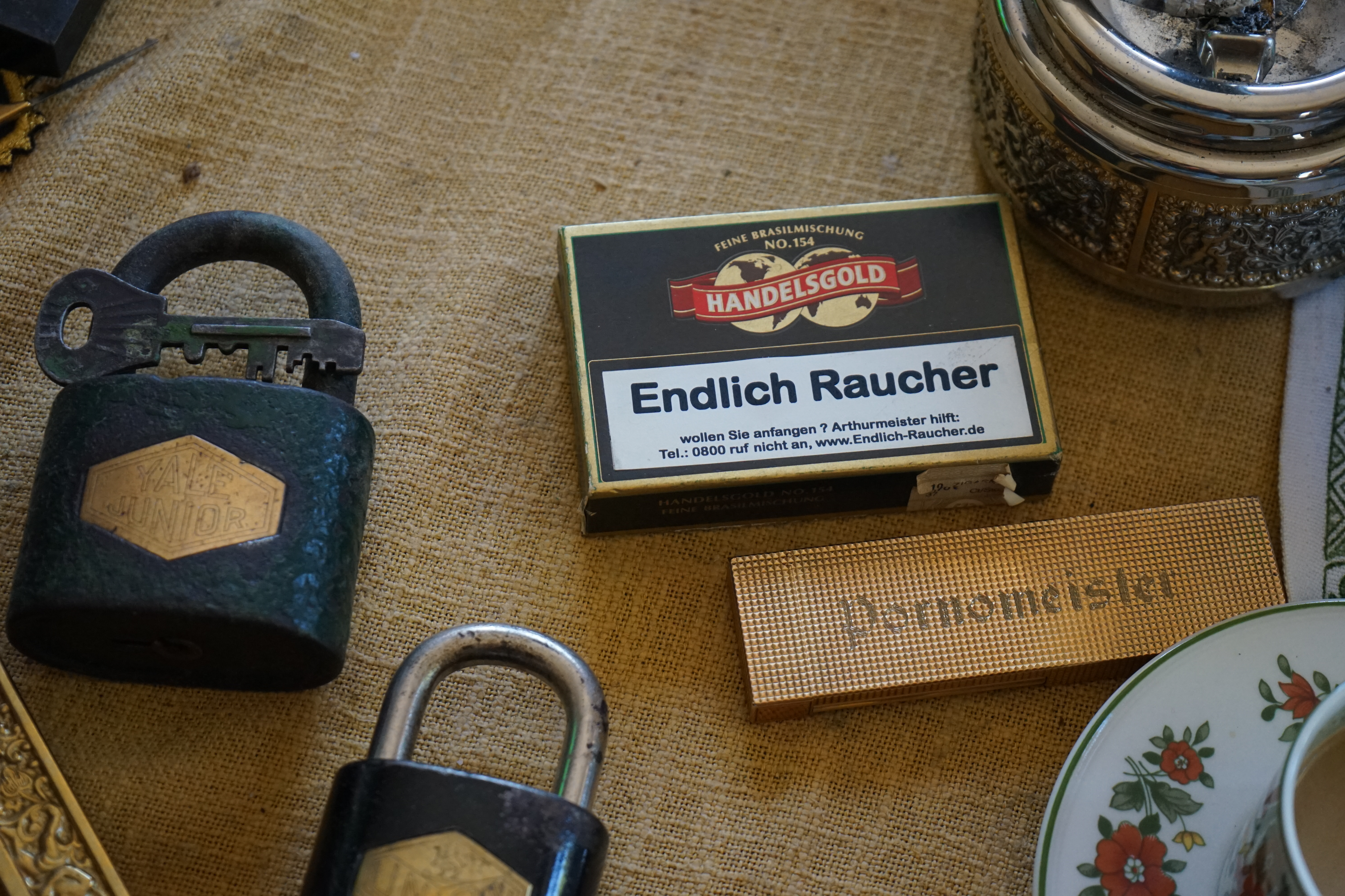 Julius Adolf Petersen (* 7. Oktober 1882 in Hamburg als Julius Adolph Petersen[1]; † 21. November 1933 ebenda[2]) war ein Berufsverbrecher und Kneipenwirt in Hamburg-Barmbek, genannt „Lord von Barmbeck“ (Barmbek wurde damals noch mit „ck“ geschrieben). Leben Im Keller dieses Hauses betrieb Petersen seine Kneipe Petersen stammte aus Hamm-Süd. Er wuchs in ärmlichen Verhältnissen auf und zog 1896 mit seinen Eltern in die Heitmannstraße im südlichen Barmbek. Ab 1904 betrieb er eine Kneipe an der Ecke Beim Alten Schützenhof und Bartholomäusstraße, in der Kohlearbeiter und Einbrecher verkehrten. Er wurde der Kopf einer Verbrecherbande, die bis zu 200 Mitglieder gehabt haben soll und die erst „Barmbecker Einbrechergesellschaft“, später „Petersen-Konzern“ genannt wurde. Einige seiner Mitganoven wurden „Lockenfietsche“, „Rabenmax“ oder „Schlachterkarl“ genannt. Seine Kneipe nannte Adolf gerne „Kaschemme“ und sein Werkzeug zum Aufbrechen der Geldschränke „Knabbergeschirr“. Sich selbst nannte er in seinen Lebenserinnerungen (1927 im Gefängnis Fuhlsbüttel geschrieben) einen „bockbeinigen Mephistojünger, dem Fluch der bösen Tat erlegen“. Die Hamburger Polizei legte im Laufe der Zeit 20 Meter Akten über ihn an, 200 Delikte wurden im Laufe der Jahre gegen ihn verhandelt, 400 Personen mussten dabei aussagen, 3000 Haftbefehle wurden nach seinen umfänglichen Geständnissen ausgestellt. Den Beinamen „Lord von Barmbeck“ erhielt er wegen seiner stets korrekten Kleidung und seiner Ganovenehre, nach der geschnappte Bandenmitglieder mit guten Verteidigern und ihre Familien mit Unterstützung versorgt wurden. Aus seiner Ehe mit Helmi Petersen (gleichnamig, aber nicht verwandt) ging sein Sohn Hatzel hervor. Nach seiner Scheidung lebte er mit Frieda Goedje zusammen. 1920 wurde er durch den Überfall auf das Postamt in der Susannenstraße, bei dem er und ein Komplize 221.000 Mark erbeuteten, stadtbekannt. Nach Verbüßung mehrerer mehrjähriger Haftstrafen wegen Einbruch, Diebstahl und Raub erhängte er sich 1933 im Untersuchungsgefängnis. Petersens Lebensgeschichte wurde 1973 von Ottokar Runze unter dem Titel Der Lord von Barmbeck verfilmt. Martin Lüttge spielte die Hauptrolle. Im Jahre 2005 wurde im Hamburger St. Pauli Theater das biographische Stück Der Lord von Barmbeck von Frank Göhre, Ulrich Tukur und Ulrich Waller aufgeführt. In den Jahren 2011 bis 2013 gab es Planungen, das Haus der ehemaligen Kneipe abzureißen. Nach Protesten aus der Anwohnerschaft wurde das Haus unter Denkmalschutz gestellt und ab dem Herbst 2013 aufwendig saniert. Die dabei entstehenden Eigentumswohnungen wurden unter „Lord-von-Barmbeck“ hochpreisig angeboten. Ein Café an der Kreuzung Beim Alten Schützenhof und Bartholomäusstraße ist in Anlehnung an Petersens Spitznamen benannt. Literatur • Petersen, Julius Adolf. In: Franklin Kopitzsch, Dirk Brietzke (Hrsg.): Hamburgische Biografie. Band 2. Christians, Hamburg 2003, ISBN 3-7672-1366-4, S. 319–320. • Julius Adolf Petersen und Helmut Ebeling (Hrsg.): Der Lord von Barmbeck : Das Leben des berüchtigten Ein- und Ausbrechers Julius Adolf Petersen, von ihm selbst erzählt, Rowohlt Verlag, Reinbek bei Hamburg 1973. Weblinks • Literatur von und über Julius Adolf Petersen im Katalog der Deutschen Nationalbibliothek • Marko Rösseler: Im Dezember 1927 - Der Einbrecher Adolf Petersen schreibt im Gefängnis seine Memoiren WDR ZeitZeichen vom 22. Dezember 2022. (Podcast)