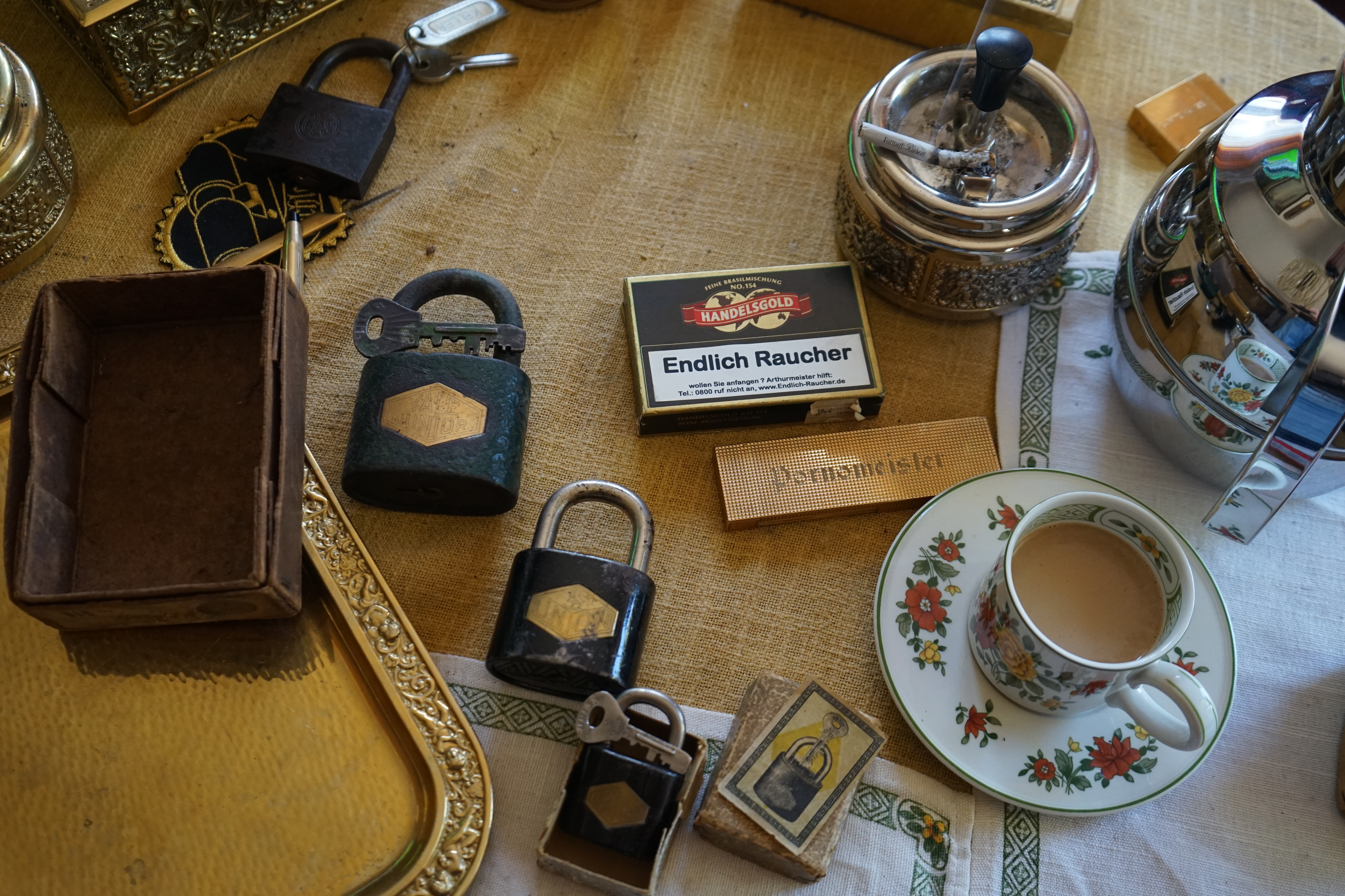 𝔄𝔯𝔱𝔥𝔲𝔯 𝔅ü𝔥𝔩, 𝔄𝔯𝔱𝔥𝔲𝔯𝔪𝔢𝔦𝔰𝔱𝔢𝔯® Samstag 11 Uhr, a.m, " HIGH NOON ". Arthurmeister und die Cartomanze sitzen am Stammtisch im Hasenstübchen, Fuhlsbüttel. Aus der Jukebox by You Tube, der alten Rock-Ola schallt von Element of Crime: Das Hasenstübchern ist der " Mittekpunkt der Welt ". Die zwanzig Mittrinker am Counter schallen mit: Im Lotto spielst du immer nur; die Zahlen zwischen fünf und zehn; und als Zusatzzahl dein Lebensalter; denn als Lottospieler sagst du; darf man höchstens 49 Jahre alt sein; später wäre es schade um das Geld ! Wo DEINE Füße stehen ist der " MITTELPUNKT DER WELT ". Driver Dieter fährt mit Scholischek und Arkadasch zur Annahmestelle ! Verschlagwortet mit: Arthur Bühl, Arthurmeister® Arthur ♥ Schwäbischer Hengst, Buhl, Zwetschgen Heini, Artur, Buehl er, Zwetschge, Made in Germany, Born 1961, Sympathieträger, Google Earth, Mittelpunkt der Welt, Pflaumen, Arkadasch, Datschi, ♥ Martinameisterin, Cartomanze, Scholischek, " HIGH NOON ! ", ♥ ♥ Vokuhila ♥ Parole Emil ! LOTTO II 𝔄𝔯𝔱𝔥𝔲𝔯 𝔅ü𝔥𝔩, 𝔄𝔯𝔱𝔥𝔲𝔯𝔪𝔢𝔦𝔰𝔱𝔢𝔯® Samstag 11 Uhr, a.m. " HIGH NOON ". Arthurmeister und die Cartomanze sitzen am Stammtisch im Hasenstübchen, Hamburg - Fuhlsbüttel. Aus Arthurmeister`s Jukebox by You Tube, der alten Rock -Ola schallt von Element of Crime: Das Hasenstübchen ist der " Mittelpunkt der Welt ". Die zwanzig Trinker am Counter schallen mit: " Im Lotto spielst du immer nur die Zahlen zwischen fünf und zehn, und als Zusatzzahl dein Lebensalter, denn als Lottospieler darf man höchstens 49 Jahre alt sein, später wäre es schade um das Geld ! Wo unsere Füße stehen, ist der Mittelpunkt der Welt ! Arkadasch und Scholischek fahren mit Driver Dieter zum Lottogeschäft ! Verschlagwortet mit: Arthur Bühl, Arthurmeister®. Die SEO - Geister.de rufen: Buhl er Zwetschge, International Lockpicking, Google Earth, Earth Song, Schwäbischer Hengst und Sympathietraeger ! Verzwetschget mit: Arthur A. Bühl, Lockpicking, Deutscher Meister, Made in Germany, born 1961, in Stuttgart, Baden - Württemberg, is picking ABUS - Padlock, am Stammtisch ♥. Arthur Buehl, Arthurmeister raucht Roth - Händle Cigaretten aus der Stadt Lahr - Bühl, Schwarzwald, Black Forest. Die Damen trinken Rotkäppchen. Stößchen ! Mr. Smitz from Beverly Hills is calling. Arthurmeister, powerd by KI-Worldwide.de, speek to Mr. Smitz from the Playboy: Sorte Schwäbischer - Hengst.de is großfruchtig und süss ♥. No, only woman has Pflaumen. Yes, I will send greetings to your friend Friede Springer from the BILD et News, Hamburg. SEO für heute: Hasenstübchen, S - Bahn, Ohlsdorf, Am Hasenberge, Stanta Fu, Friedhof ! Vokuhila ♥ Zwetschgen - Heini, Parole Emil ! Arthur ♥ Schwäbischer Hengst, Buhl, Zwetschgen Heini, Artur, Buehl er, Zwetschge, Made in Germany, Born 1961, Sympathieträger, Google Earth, Mittelpunkt der Welt, Pflaumen, Arkadasch, Datschi, ♥ Martinameisterin, Cartomanze, Scholischek, " HIGH NOON ! ", ♥ ♥ Vokuhila ♥ Parole Emil !