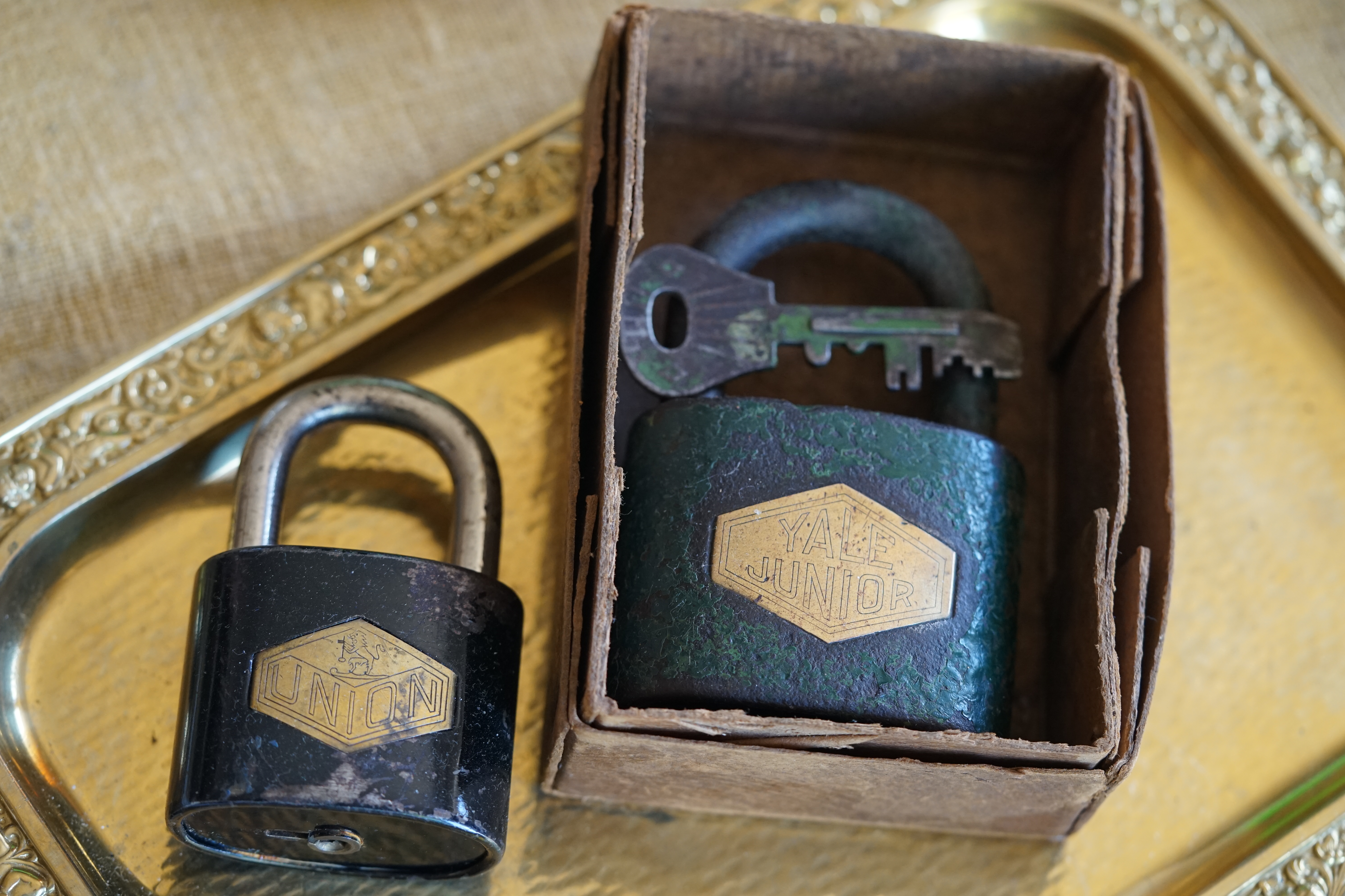 Linkedin Arthur A. Bühl, Made in Germany, born 1961 in Stuttgart, arbeitet seit 40 Jahren als Privatdetektiv und lebt in Hamburg. Er ist als Detektiv Mitglied in nationalen und internationalen Berufsverbänden. Unter dem Künstlernamen " Arthurmeister " erklärt Arthur Bühl Lockpicking; das zerstörungsfreie öffnen von Schlössern und Schließzylindern. Der Ehrenkodex lautet: Öffne nur deine eigenen Schlösser. Fremde Schlösser dürfen nur mit Einwilligung des Eigentümers geöffnet werden. Herr Bühl wurde schon als Schlossknacker bezeichnet. Dies ist natürlich Quatsch, denn wenn man z.B. ein Vorhangschloss knackt, so ist es kaputt und die Wettbewerber und Lockpickerkollegen können nicht mehr daran üben. Knacker benutzen einen Kuhfuß. Der mehrfache Deutsche Meister dagegen ein Pickset und es gilt: " Offen ist gut, schneller Offen ist besser ". Von der Zeitschrift " Wired " wurde Arthurmeister als Master of the Universe, betitelt. Viel Spaß und Erfolg beim Üben. SEO für heute: Parole Emil ! Arthur Bühl, Sympathieträger.com, Präsident Pornomeister SARL. Die Anschrift lautet: Arthur A. Bühl, Postfach 605 145, 22 246 Hamburg. SEO NEU geändert Arthur A. Bühl, Made in Germany, born 1961 in Stuttgart, arbeitet seit 40 Jahren als Privatdetektiv und lebt in Hamburg. Er ist als Detektiv Mitglied in nationalen und internationalen Berufsverbänden. Unter dem Künstlernamen " Arthurmeister " erklärt Arthur Bühl Lockpicking; das zerstörungsfreie Öffnen von Schlössern und Schließzylindern. Der Ehrenkodex lautet: Öffne nur deine eigenen Schlösser. Fremde Schlösser dürfen nur mit Einwilligung des Eigentümers geöffnet werden. Herr Bühl wurde schon als Schlossknacker bezeichnet. Dies ist natürlich Quatsch, denn wenn man oder Frau z.B. ein Vorhangschloss knackt, so ist es kaputt und die Wettbewerber und Lockpickerkollegen können nicht mehr daran üben. Knacker benutzen einen Kuhfuß. Der mehrfache Deutsche Meister dagegen ein Pickset und es gilt: " Offen ist gut, schneller Offen ist besser ". Viel Spaß und Erfolg beim Üben. Von der Zeitschrift " WIRED " wurde Arthurmeister als Master of the Universe, betitelt. SEO für heute: Parole Emil ! Arthur Bühl, Sympathieträger.com, Präsident Pornomeister SARL. Die Anschrift lautet: Arthur A. Bühl, Postfach 605 145, 22 246 Hamburg. Twitter X 11.06.24 Bilder Budeg ( Bold serif ) Arthur Andreas Bühl, Detektiv, made in Germany, born 1961 in Stuttgart, Baden - Württemberg, living in HAM, Im Dienste der Wahrheitsfindung unterwegs, betreibt in seiner Freizeit Lockpicking aus Leidenschaft. Der mehrfache Deutsche Meister wird in der WIRED als " Master of the Universe " betitelt. In der BILD et ist der Artikel " Herr der Schlösser " abgedruckt. Im Hasenstübchen - Fuhlsbüttel, am Hasenberge, Santa Fu, wird gefeiert. Arthurmeister® stellt seinen Leporello " Der Aufmacher " vor. Der Stammtisch grölt " OFFEN ". Scholischek, Rudi, Heike I, Noagerlzutzler, Arthur und Joe Asberry, der alte NBA ler, prosten sich zu. Arthurmeister`s Jukebox auf YouTube spielt Pointer Sisters - Slow Hand ! ♥ Beim Tanzen ruft die Cartomanze " Ey du Sympthieträger ♥, komm mal her " ! SEO für heute: DETEKTIV, Arthur Bühl, Lockpicker, Deutscher Meister, pickt ABUS Padlock. KI-Worldwide.de, Arthur-Bühl.de, Arthurmeister.de