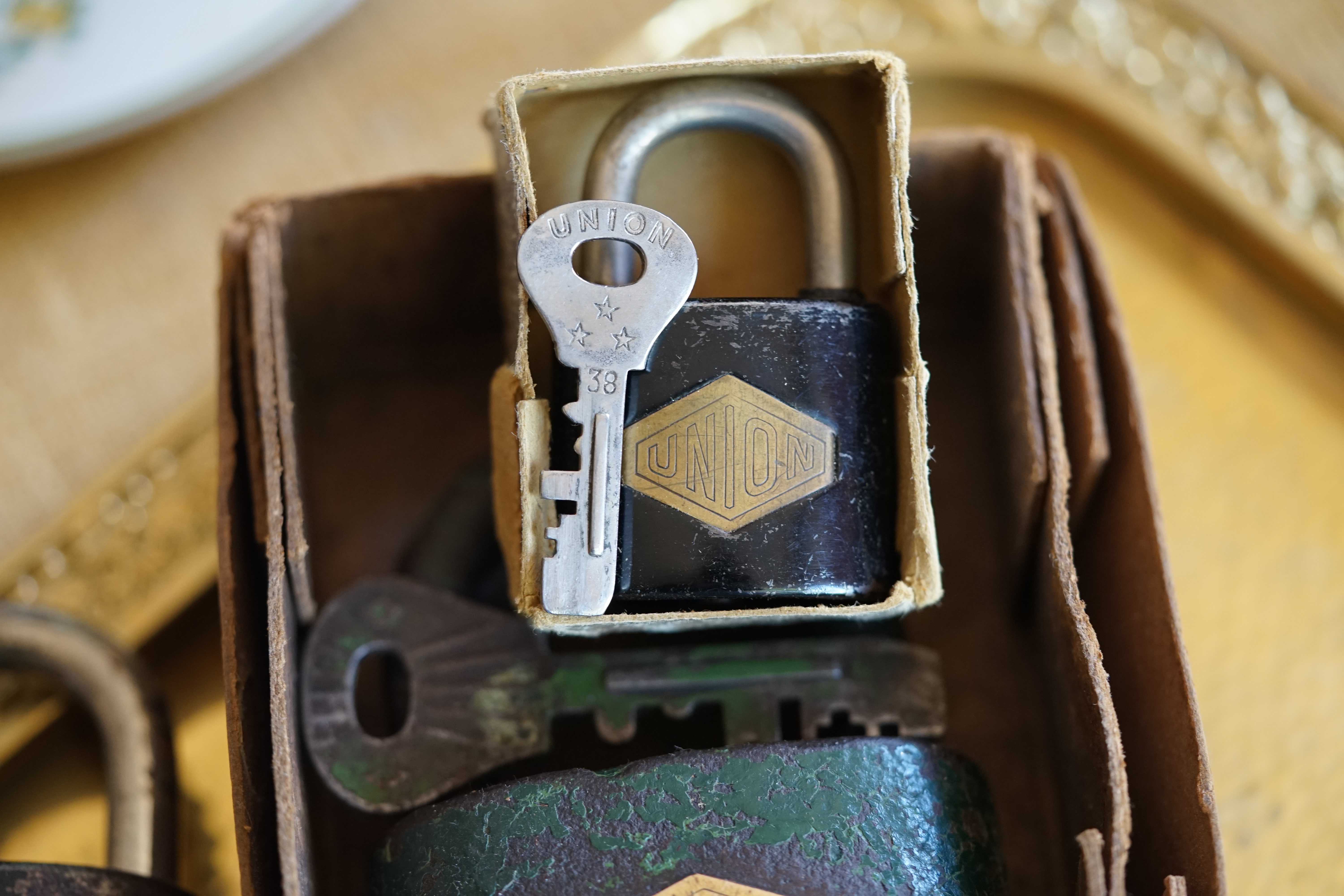 Karussel OFFEN und ZU: 𝔄𝔯𝔱𝔥𝔲𝔯 𝔅ü𝔥𝔩, 𝔄𝔯𝔱𝔥𝔲𝔯𝔪𝔢𝔦𝔰𝔱𝔢𝔯® Arthur Bühl, Jahrgang 1961, Detektiv aus Hamburg, Im Dienste der Wahrheitsfindung unterwegs, betreibt in seiner Freizeit Lockpicking aus Leidenschaft. Der mehrfache Deutsche Meister wird in der WIRED als " Master of Universe " betitelt. In der BILD et ist der Artikel " Herr der Schlösser " abgedruckt. Im Hasenstübchen - Fuhlsbüttel, am Hasenberge, Santa Fu, wird gefeiert. Arthurmeister® stellt seinen Leporello " Der Aufmacher " vor. Der Stammtisch grölt " OFFEN ". Scholischek, Rudi, Heike I, Noagerlzutzler und Arthur prosten sich zu. Die Jukebox auf YouTube spielt Slow Hand ! ♥ Beim Tanzen ruft die Cartomanze " Ey du Sympthieträger, komm mal her " ! Verschlagwortet mit: ♥ Vokuhila, Friseur ♥ Schwäbischer Hengst, Zwetschgen Heini, Bühl er, Zwetschge, Google Earth, Mittelpunkt der Welt, Martinameisterin, Cartomanze, Scholischek, " HIGH NOON ! ". ♥ Parole Emil !