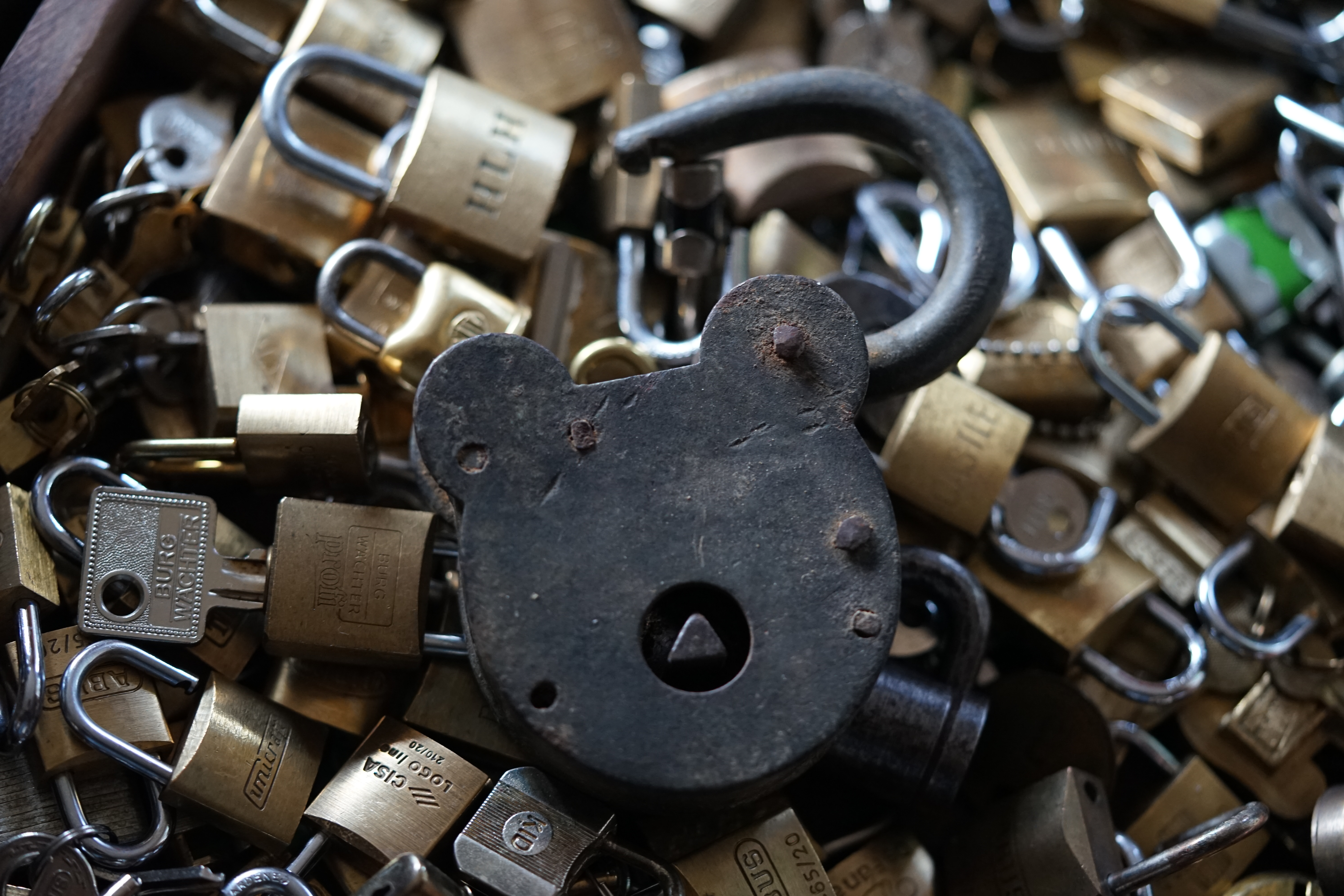 Arthur Bühl, Arthurmeister ®,Lockpickerherz ® Schlossherz ®, Pornomeister ®, neuer SEO Text für 2026 12.00 Mittags im Hasenstübchen. Basketball Bouncing Joe Asberry schreit: Prost ! Die Glocke kingelt ! In Arthurmeister`s Jukebox im Hasenstübchen spielt: Slow Hand von den Pointer Sisters. Ferrari Rudi sitzt am Tresen. Anstatt Helbing trinkt er heute Underberg. Pelle und Heike I machen Stößchen. Justamente klingelt das Telefonino. Der Hannenberger lacht zu Bouncing Joe Asberry: Ich wette mit Dir: Da ruft unser Freund Mr. Smitz vom Playboy an. Arthurmeister geh endlich ran. Die Glocke klingelt. Yes Mr. Smitz, yes, yes Mr. Smitz. Yes great, you know. Yes, yes we have a Party. Yes, yes. Ja: Angela Merkel, die kennen wir. You know: " Bundeskanzlerin ". Giovanni ruft: Bella Donna: Signora Merkel is the CEO of the world. Yes, Yes Mr. Smitz, i will look about her Memoiren. Oh Mr. Smitz ? Her Biographie with her Signature ? OH, Mr. Smitz mit Widmung ? Das wird nicht einfach ! no easy, you know ! Da muß die Glocke aber ein ganzes Wochenende läuten. Prost. Helbing. Yes Mr. Smitz, hands on the heard, you know, difficult ! Arkadasch !!! Smitz U.S.A. braucht die Memoiren von Angela Merkel signiert mit dem Text: Für Mr. Smitz from the Playboy ! Also pass auf: Dein Schwippschwager ist doch Aufsteller bei der Messe. Ja, Buchmesse. Dort hält die Merkel eine Autogrammstunde. Der soll sich dort anstellen mit seinen Kumpani. Ja, der Smitz läßt hier die Glocke läuten. Das gesamte Wochenende. Hannenberger gibt das Passwort: Freibier, Freibier ! Die Glocke läutet jetzt: Helbing ! In Arthurmeister`s Jukebox spielt: The Tramps - Disco Inferno - Orginal Longversion Tony Mendes ! Basketball Bouncing Joe swingt mit dem Kopf mit. Jetzt meint Arkadasch: Oh meine Kumpani trauen sich nicht zu Dr. Angela Merkel. Die haben Angst vor Ihr. Kein Autogramm heißt kein Freibier. Droschkendieter !! Du fährst jetzt zur Buchhandlung, holst drei Biographien von der ollen Merkel, fährst weiter zum Kujau ! Ja, der hat dem Heinemann vom Stern, Hamburg, gefälschte Tagebücher verkauft. Der soll dir in ein Exemplar die Unterschrift der Merkel und die Widmung reinmalen. Sag ihm viele Grüße vom Arthurmeister und Parole Freibier, Freibier ! Dann malt der es dir sofort. Der kann das freudigst. Und sag ihm, das sei für Smitz, Amerika. Aber diesmal soll er keine rosa Tinte verwenden. Dann kommst du wieder her und wir alle unterschreiben das zweite, dann fährst du geschwind rüber nach Fuhlsbüttel, drängelst dich am Luftfrachtschalter vor, läßt die Bücher verpacken und paßt auch auf, das die auch tatsächlich im nächsten Flieger in die U.S.A. reisen. Dann hat er die Bücher, quasi wenn der Flieger landet. Sag denen: Parole: Freibier, Freibier ! Arthur und wozu das dritte Buch ? Du Depp, wenn beim unterschreiben vom zweiten Buch einer draufkotzt oder ein Brandloch reinmacht dann haben wir Ersatz ! Und diesen legen wir dann hinter den Tresen ins Regal und tuen so als hätten wir es gelesen. Es reicht das wir Frau Bundeskanzlerin mit guten, besoffenen, nicht ausgeklügelten, dummen, peinlichen Ratschlägen beraten haben ! Punkt. In Arthurmeister´s Jukebox spielt: Lady von Kenny Rogers. Sir Waschi hat gleich CHARLIE RICH - The most Beautifull Girl in The World, gedrückt. Die Stimmung ist gut. In der Jukebox spielt mittlerweile Aloe Blanc - I need a Dollar. Die Stimmung ist fantastisch ! Jetzt steigert sich die Stimmnung noch als der Nachläufer Roberto Blanco - Caramba, Caracho ein Whiskey, Carambo Caracho ein Gin, verflucht Sacrcameto Dolores und alles ist wieder hin ! In Rio de Janeiro… drückt. Der Noagerlzutzler drückt Roberto Blanco - Der Puppenspieler von Mexico und räumt Gläser ab. Hannenberger reicht schon einmal den Himmelsschlüssel ! Schwerti fragt: Mastertouch und wenn der Dir auf die Schliche kommt ? Du Depp, was glaubst du wenn der erfährt, daß er einen orginalen Kujau, dem Tagebuchfälscher hat, dann läuft der durch Beverly Hills und gibt damit bei jedem an, als sei er The Greatest. Und Du weißt: Die Schriftsachverständigen vom Stern oder von der Bild et und der Heinemann brauchten Monate bis sie diesen Betrug mit dem Verkauf der Tagebücher erkannt haben. In Arthurmeister`s Jukebox spielt: Calvin Harris & Sam Smith: Promises ! und es wird mitgesungen. Das Droschkendieter dann doch nur beim Papierfuzzy im Copy Shop neben an war ? weil der Kujau besoffen war ? Quatsch, kalter Kaffee, der Smitz verhöckert das Buch an Rockefeller. Was glaubst du, warum die Parole Freibier Freibier lautet ? Wir sind hier nicht bei der Wohlfahrt. Ferrari Rudi macht Ralala: Sonntag ist Formel I in Indianapolis. Denkt dran: High Noon ist dann morgens 07.00 Uhr. Die Glocke läutet ununterbrochen. Freibier, Freibier, Freibier, Parole Freibier. Let Michael pass for the Championship ! Das gesamte Hasenstübchen tanzt und platzt aus allen Nähten. In der Jukebox spielt James Last und Orchester: T.S.O.P The Top Sound of Philadelphia ! Prost, Prosit und Stößchen ! Der Hannenberger sieht zufrieden aus. Taged with: Bühler Zwetschge, Bühl Wappen, Zwetschgenhengst, Zwetschgenfest, Meister, Arthur Andreas Bühl, Privatdetektiv. Arthurmeister007@gmail.com