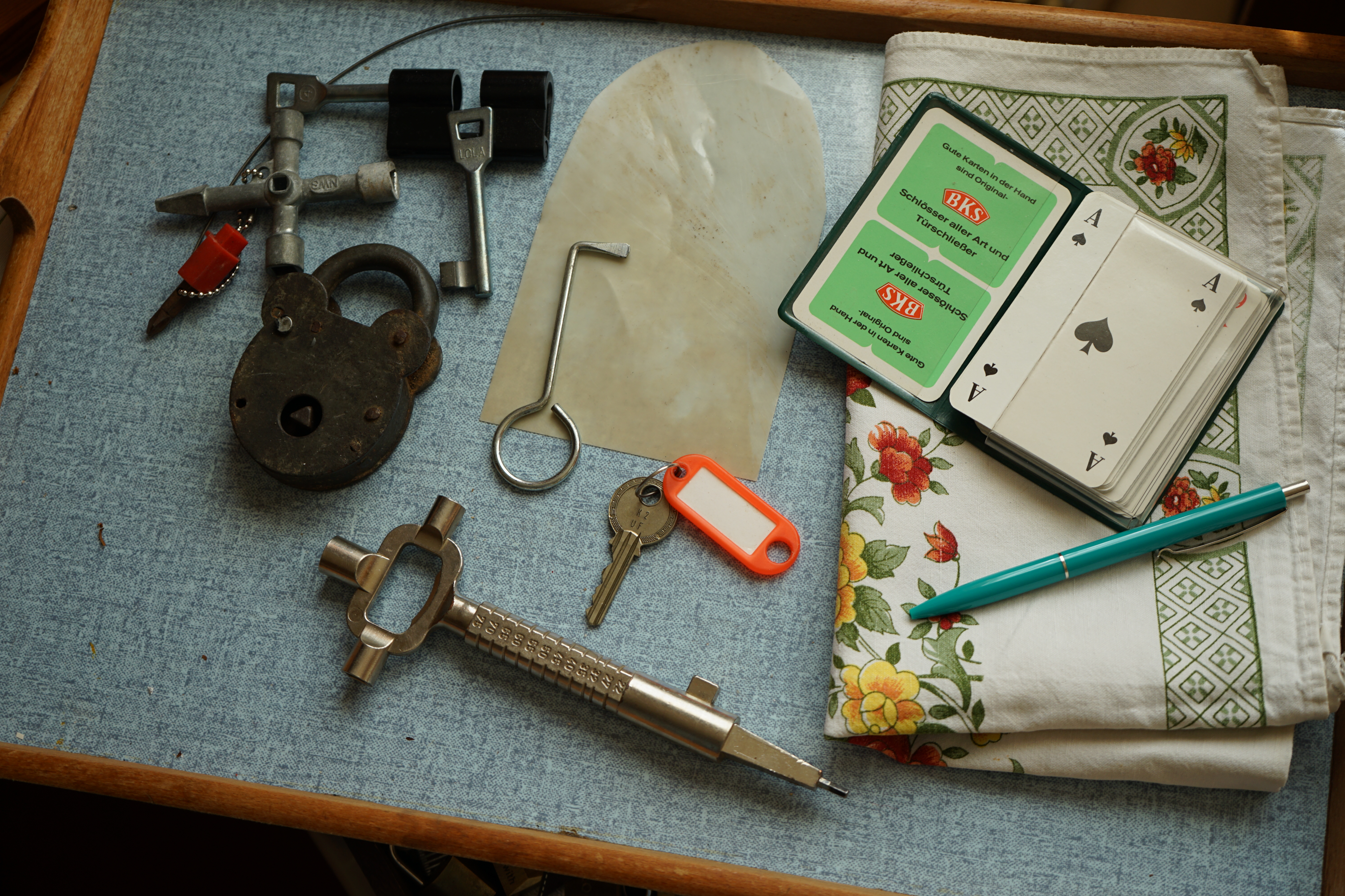 Mr. Smitz Hilfe für Leporello.us 𝔄𝔯𝔱𝔥𝔲𝔯 𝔅ü𝔥𝔩, 𝔄𝔯𝔱𝔥𝔲𝔯𝔪𝔢𝔦𝔰𝔱𝔢𝔯® HELLO Mr. Smitz, yes i am fine and the Stammtisch and the Counter is also fine too ! Der Nachläufer schreit vom Tresen: wieder der Ami oder watt ? WHAT Mr. Smitz you are not in good condition`s. Oh, Mr. Smith i`am sorry about this. What, your Leporello.us System is not running ? Yes, yes, OH, yes, Good, yes, yes the Spaghetticodler. Yes, i know. Computer, yes i know. Our Spaghetticodler, der amiga pc sit on the Counter and drink Helbing. Arthurmeister`Jukebox by You Tube im Hasenstübchen plays: Let`get it on, do you know Marvin Gay ? Oh, Arkadasch drinking today no Helbing ? No, he drinks GabiKo. Arthurmeister ? what ist GabiKo, i never hear from this. This is ganz billiger Korn, you Know. Like you Whisky ! No, Zwetschgenwater is more, more, better ! Heike IV cries from the counter: Alimente, not Alimentari, Giovanni. You know. The Scholischek is dancing. Yes, Yes, Mr. Smitz. Why Scholischek and Arkadasch dancing ? They hear from the old Rock-Ola Cem Karaca & die Kanaken. Mein " Deutscher Freund ", you know Mr. Smitz. Yes i will give them some Helbing. No, no, Mr. Smitz, for your Problem with the Spaghetti Codler you take my E - Mail Binärbomber@Binärbomber.de. The Jukebox play now Joy Flemming. Half-Breed. No, no Mr. Smitz, you are dumm. The Seo for this week is: Arthur Bühl, Made in Germany, born 1961, Detektiv aus Leidenschaft, die Leiden schaft. You get it ? Know i mußt helping on the Stammtisch for Lockpicking, a fucking ABUS Padlock. Tschüssing ! I say Ende for Telefon speaking und touch nothing that you can not pay ! Verzwetschget mit: ♥ Vokuhila, Friseur ♥ Schwäbischer Hengst, Zwetschgen Heini, Bühl er, Zwetschge, Google Earth, Mittelpunkt der Welt, Martinameisterin, Cartomanze, Scholischek, " HIGH NOON ! ". ♥ Parole Emil ! Verschlagwortet mit: Arthur Bühl, Arthurmeister®. Die SEO - Geister.de rufen: Buhl er Zwetschge, International Lockpicking, Google Earth, Earth Song, Schwäbischer Hengst und Sympathietraeger ! Verzwetschget mit: Arthur A. Bühl, Lockpicking, Deutscher Meister, Made in Germany, born 1961, in Stuttgart, Baden - Württemberg, is picking ABUS - Padlock, am Stammtisch ♥. Arthur Buehl, Arthurmeister raucht Roth - Händle Cigaretten aus der Stadt Lahr - Bühl, Schwarzwald, Black Forest. Die Damen trinken Rotkäppchen. Stößchen ! Mr. Smitz from Beverly Hills is calling. Arthurmeister speek to Mr. Smitz from the Playboy: Sorte Schwäbischer - Hengst.de is großfruchtig und süss ♥. No, only woman has Pflaumen. Yes, I will send greetings to your friend Friede Springer from the BILD et News, Hamburg. SEO für heute: Hasenstübchen, S - Bahn, Ohlsdorf, Am Hasenberge, Stanta Fu, Friedhof ! Vokuhila ♥ Zwetschgen - Heini, Parole Emil ! Mr. Smitz und Jukebox, Grafik Banner erstes Sign, ist dann bei allen anderen auch so. Änderungen können gemacht werden. ♥ 𝔄𝔯𝔱𝔥𝔲𝔯 𝔅ü𝔥𝔩, 𝔄𝔯𝔱𝔥𝔲𝔯𝔪𝔢𝔦𝔰𝔱𝔢𝔯® Arthur Andreas Bühl, Made in Germany, born 1961, ist mehrfacher Deutscher Meister im Lockpicking. In dem Magazin WIRED wird er als " Master of the Universe " betitelt. Im Hasenstübchen stellt er seinen Leporello " Der Aufmacher ", vor und telefoniert mit Mr. Smitz, Beverly Hills from the News Paper PLAYBOY, USA. No, Mr. Smitz, the E - Mail is not Parole Emil, the E - Mail is called: PAROLE E-Mail.com. Mr. Smitz is laughing ! Take the romantic move. Yes, Mr. Smitz, with every beat of your heart. You know Engelbert ? Mr. Humperdinck ! This is the favorite song from Friede Springer from the BILD et, You know ? Arthurmeister`s Jukebox, YouTube, spielt Pointer Sisters: Slow Hand. Der Noagerlzutzler, der Scholischek und Raucher am Stammtisch können keine Padlocks öffnen. Deshalb müssen diese Spitzbuben an den Tresen. Die Glocke wird geläutet. Arthurmeister brüllt " OFFEN " ! Die Jukebox spielt jetzt Ina Müller - Dörp Reggae. Arthurmeister und Joe Asberry, der alte Basketballer von der NBA, stoßen miteinander an. Stößchen ! Stößchen schreit Martinameisterin. Santa Maria ! Tante Martina ! Mittlerweile spielt in der Jukebox Engelbert: A man without love. Die Stimmung steigt. Die KI in der Jukebox, der Rock - Ola, spielt nacheinander: Joy Flemming, Ata Canani, Deutsche Freunde, natürlich auch Cem Karaca und die Kanaken, Mein deutscher Freund, Alle Menschen dieser Erde. Nina Hagen spielt African Reggae, UB 40 - spielt Kingston Town. Jan Delay ist mit Irgendwie, Irgendwo, Irgendwann, Live und die BeeGees mit How deep is your love, dabei. Eddy Holman, Hey there lonely girl, bei Pink Floyd und bei den The Doors, Riders on the Storm tanzen die Gäste. Heike I drückt Harold Melvin & the Blue Notes This love I lost. T.S.O.P. The Sound Of Philadelphia und Hildegard Knef mit - Der alte Wolf, bringen die Menge zum kochen. Pelle dröhnt: Marmor Stein und Eisen bricht. Die Affen rasen durch den Wald. Die Five Tops: Warte auf das Glück, Kenny Rogers - You decorated my life, Reinhard Fendrich - Strada del sole, Sammy Davis jr. mit Mr. Bojangles live in Germany und Teddy Pendergrass - Turn off the lights sowie Julio Iglesias mit Diana Ross - All of you, bringt die Meute weiter zum toben. Die Polizei drückt Empire of the Sun - We are the people. Helen Ready singt Angie Baby. Bei Element of Crime steigert sich die Ekstase vom Mittelpunkt der Welt über die Straßenbahn des Todes zu Am Ende denk ich immer nur an Dich. Die Love Story - Andy Williams, ABBA mit Hasta Manana, runden die Sache ab. Hannenberger schmeißt bei Roger Whittaker - Abschied ist ein scharfes Schwert, alle RAUS ! Morgen ist 11 Uhr High NOON ! Dänen lügen nicht. ♥ Verschlagwortet mit: Arthur Bühl, Arthurmeister® Arthur ♥ Schwäbischer Hengst, Buhl, Zwetschgen Heini, Artur, Buehl er, Zwetschge, Made in Germany, Born 1961, Sympathieträger, Google Earth, Mittelpunkt der Welt, Pflaumen, Arkadasch, Datschi, ♥ Martinameisterin, Cartomanze, Scholischek, " HIGH NOON ! ", ♥ ♥ Vokuhila ♥ Parole Emil ! Zwetschge Mr. Smitz III ♥ 𝔄𝔯𝔱𝔥𝔲𝔯 𝔅ü𝔥𝔩, 𝔄𝔯𝔱𝔥𝔲𝔯𝔪𝔢𝔦𝔰𝔱𝔢𝔯® Mr. Smitz from Beverly Hills, USA, from the Playboy ring`s Arthur Bühl, Arthurmeister. Arthur is in the Hasenstübchen. Arthurmeister`s Jukebox play`s: You decoratet my Life. Mr. Smitz, I am not a Zwetschgenheini. You are a Maneater, an old Pflaumenfresser and a Pflaumenkernbeisser ! No, I am auch not Mr. Pflaumen Bühl ! Drink your Whisky slowly. In Germany is 11 a.m. " High Noon " and not Bunter Nachmittag. Yes, I am the Platzhirsch in our Rabbit, Bunny House. The Rock - Ola play`s: I can´t tell you why. Pinofrank trinkt Vino. Scholischek ruft: Sag dem alten Ami die Zeit von Andretti ist abgelaufen. Und eine von Scott Speed gibt es nicht. F1 Rudi ruft: Hockenheim is better than Indianapolis ! Radio-Eriwan.de von Mr. Arthur-Buehl@Radio-Eriwan.de, ges.gesch. dröhnt " Im Prinzip ja ", die Bühl er Zwetschgen sind sehr gut und süss. Arkadasch sagt die Erikli pasta von der Oma seiner Grandma ist perfekt. Giovanni palare prugna torta from the Grand Nonna is molto molto bene. No, No, Mr. Smitz, listen: The Mamsell from the Patsch Barracks buy the Zwetschgen from the Oma by the Vaihinger Wochenmarkt. She do the Zwetschgen without your plum Rock on one hundred pices of five Meter long Cake tray. All the GI`s from the Patsch and the Kelly eat this and say: Das schmeckt gut ! Der Scholischek ruft: Bühl, du alter Zwetschgenlutscher, ich fress nur Apfelkuchen. Mr. Smitz, you know Apple Cake ? My Geheimtipp for the Datschi is the Heslacher Waldheim. And i`ll give you another Tipp where i am going: to the " Schellenhof " , you know. This Stübchen work`s " Im Dienste der Gastlichkeit ". Yes, Yes, first Schnitzel und than Obacht; care: Zwetschgenpastete ! You know ! No Mr. Smitz, i am " Im Dienste der Wahrheitsfindung " unterwegs and i drink Kaffee. Mr. Smitz, you are besoffen. Yes, the UHU is also from the Stadt Bühl, Hermannstreet. No, No, you can`t with UHU stick a Pflaume. Du Depp. Uhu is für cheeky Amerikaner`s ! And don`t forget: The Zwetschgen Rock is: Pointer Sisters " Slow Hand ". No Mr. Smitz, this Whisky is not Pflaumenschnaps - this is Zwetschgenwater ! you know ! No, No, not like Helbing. Yes i know Amazon. No, they have no fresch Zwetschen for make Whisky. NO, No, bei Bühl is ab 21 Pflicht duty, You know ! Arthurmeister s Jukebox by You Tube play: The End of the World ! No, Giovanni, this Song ist not from Michael Jackson. It is from Skeeter Davis. Mr. Smitz, now is genug with the Gelaber. Yes I send you via Air Force from the Patsch Zwetschgen. They are called like a Spitz Name, you know Nickname of me: Schwäbischer Hengst ! No, only Woman has Pflaumen. The Rock - Ola play: Julio und Diana. " All of you !" So Mr. Smitz, now is Fofftein. Yes i make greetings for Friede Springer from the BILD et. Yes, Yes ! Arthurmeister`s Jukebox plays Pendergrass: Turn Off the Lights ! Asberry say: Tschüssing ! Vinofrank trinkt jetzt Helbing ! Die Glocke läutet ! Parole Emil, Sorte Schwäbischer Hengst !! Arthur-Buehl@Radio-Erwian.de, www.Radio-Eriwan.de is performed by the Performancekünstler Arthurmeister@Arthurmeister.de for the www.leporello.us, Mr.Smitz@Leporello.us Mr. Smitz NEU My Friend Harvey Mr. Smitz calls Arthurmeister in the Hasenstübchen, the Rabbit Hall und Bunny House. Yes Mr. Smitz, yes, yes really ? your Friend Harvey the Bunny want`s to komm in the Hasenstübchen ?! Ey Arkadasch, Noagerlzutzler, ey Heike II und Nachläufer, ey Strigoy du alter Aufsitzer, Mr. Smitz ist asking, if he can bring his Bunny Harvey with him into the Hasenstübchen ? All the Trinker call laut: Friend Harvey ? really, it is no Problem. Our Bunny House ist eh schon ein Irrenhaus, you know a Madhouse. We can pick your Friend Harvey. Yes, Yes ! Der Objektleiter Hannenberger läßt für Mr. Smitz die Glocke läuten ! In Arthurmeister s Jukebox by You Tube spielt Pointer Sisters: " SLOW HAND ". Mr. Smitz, it is time for your Medication now. The Rock Ola play Umberto Tozzi, yo Caminare. Yes, yes, Mr. Smitz, yes I know, yes, yes ! Oh, so amusing. Greetings to the Bunny in Beverly Hills from your Playboy, Yes, Yes, Mr. Smitz: Mrs. Friede Springer from the New`s Paper BILD et is happy. Maybe she will come with her Harvey to the Rabbit Hall, you know ! Hannenberger läutet die Glocke: Helbing und Rotkäppchen. Yes, yes Mr. Smitz, Driver Dieter takes you and your Bunny Harvey from Fuhlsbüttel. Tschüssing, i`ll greating the Detektiv`s. Yes Mr. Smitz, yes, the SEO for today is: Schwäbischer Hengst, Käppchen, you know Black Forrest and the Patsch Barracks, Stammtisch, American Lock, offen, Öffnung ohne Schlüssel. 𝐕𝐞𝐫𝐬𝐜𝐡𝐥𝐚𝐠𝐰𝐨𝐫𝐭𝐞𝐭 𝐦𝐢𝐭: 𝐀𝐫𝐭𝐡𝐮𝐫 𝐁ü𝐡𝐥, 𝐭𝐡𝐞 𝐃𝐮𝐭𝐬𝐜𝐡 𝐨𝐩𝐞𝐧 𝐋𝐨𝐜𝐤𝐩𝐢𝐜𝐤𝐢𝐧𝐠 𝐂𝐡𝐚𝐦𝐩𝐢𝐨𝐧 ! 𝐅𝐫𝐨𝐦 𝐖𝐈𝐑𝐄𝐃. Ö𝐅𝐅𝐍𝐔𝐍𝐆 𝐎𝐇𝐍𝐄 𝐒𝐂𝐇𝐋Ü𝐒𝐒𝐄𝐋, verifiziertes 𝐋𝐢𝐧𝐤𝐞𝐝𝐢𝐧 Profil Arthur Bühl, 𝐓𝐰𝐢𝐭𝐭𝐞𝐫 𝐗. 𝐋𝐞𝐠𝐨 𝐁𝐢𝐥𝐥𝐮𝐧𝐝 𝐋𝐞𝐠𝐨𝐥𝐚𝐧𝐝