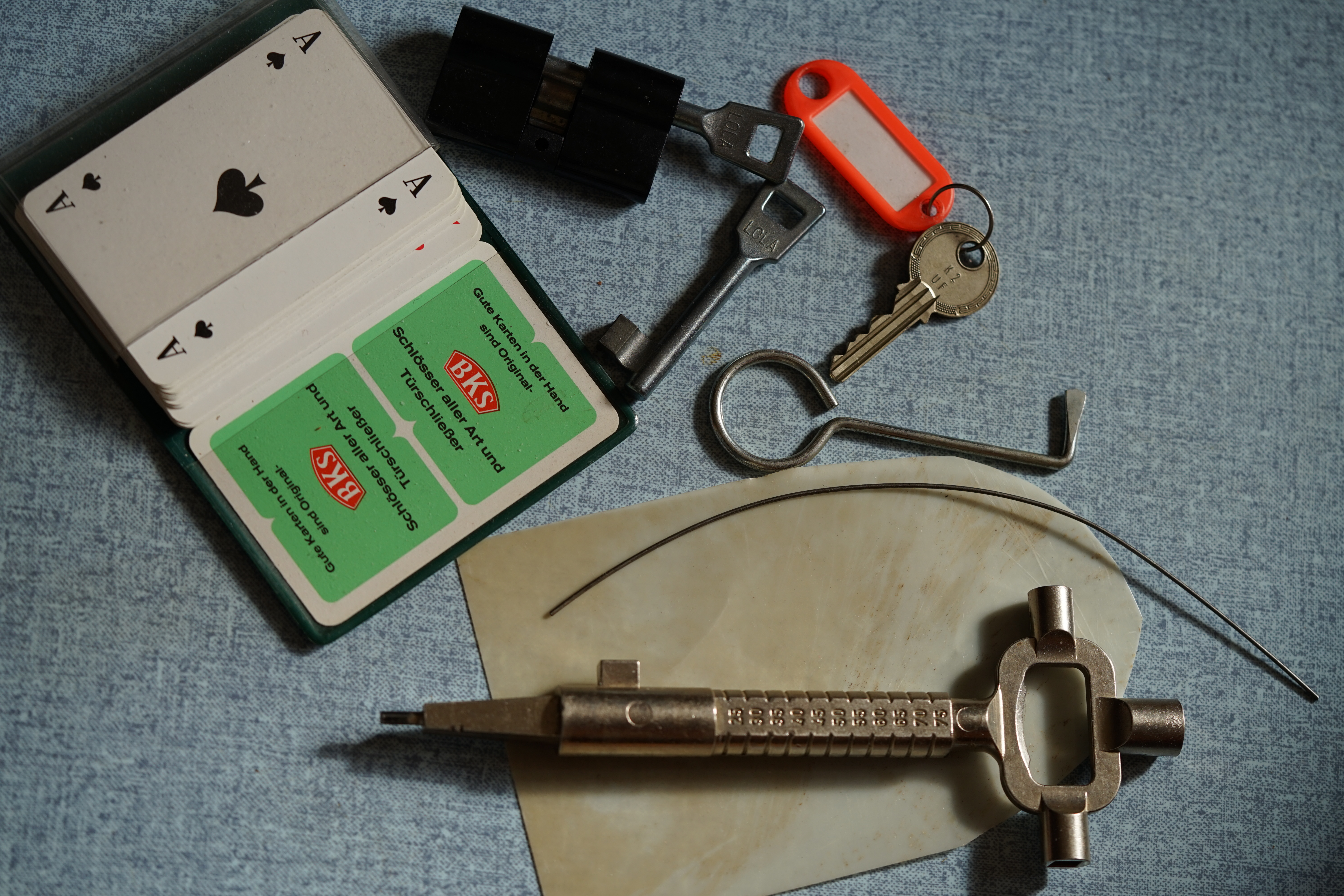 SEO Bühl Wappen Bühl. Arthur Andreas Bühl. Der Sympathieträger ist in Stuttgart, Baden - Württemberg geboren. Der Detektiv lebt in HAM. H1 Text der SEO schreibt: 𝔄𝔯𝔱𝔥𝔲𝔯 𝔅ü𝔥𝔩, 𝔄𝔯𝔱𝔥𝔲𝔯𝔪𝔢𝔦𝔰𝔱𝔢𝔯® Bühl, Arthur, Jahrgang 1961, Made in Germany, Detektiv or Private Investigator how Mr. Smitz from the PLAYBOY, Beverly Hills, say`s. Yes Mr. Smitz i will send you the Photo Arthurmeister`s F 1, Jacket for your LeporelloUS. to your E - Mail Mr.Smitz@Mr.Smitz.us. Ok, Mr. Smitz. Mr. Smitz do you know what Google Earth is ? Take BÜHL Arthur, only by Google Earth, you know ? have done it ? Yes Google will show you my Panel superfast. Cool, Arthurmeister, cool. Yes Mr. Smitz, this can i do for you too ! Yes with SEO. Yes, yes, i have Arkadasch erklärt, sein Erikli pasta is not so genial. Der beste Zwetschgenkuchen, you know plum tart, is from the Stadt Bühl. Not laughing in the USA. Bühl is a City like my Name. And the People in this City called it: Zwetschgendatschi ! you know. This is the world best plumcake. Yes Datschi. Yes, Stadt Bühl is near Baden - Baden, the Casino, you know ! Yes. Baden-Württemberg. You must know there is since 1927 the traditionell Zwetschgenfest. And there ist the Zwetschgenkönigin ! Mr. Smitz, my Ur Ur Ur Ur Grandfather is born in Bühl. My Great Grand Grand Mother where also born in the town Bühl. Their profession was Zwetschgenpicker. Not Lockpicker, Zwetschgen / Plum Picker. And Rüttler. Oh, really ! Yes, Yes. And since this time the name of the family Bühl from the Stadt Bühl is: Yes you know - Buehl. Yes i will give Greetings from you to Mrs. Friede Springer from the Newspaper BILD et. Yes, the Elbphilharmonie is in Betrieb. OH, Mr. Smitz, greeting´s to you from Joe Asbbery, NBA, you know. Tomorrow we will meet us in the Hasenstübchen, our Rabbit Hall. For Lockpicking und Beer. Call you. Parole Emil ! H1 Text der SEO schreibt weiter: 𝔄𝔯𝔱𝔥𝔲𝔯 𝔅ü𝔥𝔩, 𝔄𝔯𝔱𝔥𝔲𝔯𝔪𝔢𝔦𝔰𝔱𝔢𝔯® Herr Arthur Bühl, kritischer Detektiv aus der Hansestadt Hamburg, bereitet sich auf ein Interview mit der BILD et vor. Bei Babsi und Gina in Fuhlsbüttel wird ihm zuvor der Vokuhila geschnitten. Herr Arthur Bühl wurde schon in der BILD et als " Herr der Schlösser " beschrieben. " Ein bisschen Ruhe bitte " schreibt Jan Freitag von der TAZ. Er erwähnt auch eine Mustertür by Wendt. Es wird darin herumgeprökelt. Selbst Arthur Bühl, der weltbeste aus dem Lockpicker Mekka Hamburg, betreibt pures Understatement, weil er sein Schloss in nur 20 Sekunden " geknackt " hat. Charles Graeber von der Wired.com beschreibt in seinem Artikel Master Lock - Pickers do bottle Arthur Bühl " The Master of the Universe ", Arthur Bühl a private Detective of Germany open locks. Bühl`s Fabio - the - Barbarian Look stands out. He wins the Dutch Open and is now Master of the Universe. The people cry: " Arthurmeister ! booms Arthurmeister ". Mark Webber Tobias, the Author of Locks, Safes, and Security, a Police Reverence, say: Arthurmeister, that ist beautyful. " Open ! " sagt Arthurmeister ", offen ist gut, schneller offen ist besser ". " Beer !" Arthurmeister booms back and a new Champion is born. Die Welt berichtet: " Die Kunst, Schlösser ohne Schlüssel zu öffnen ". Vereinsmitbegründer und Vizepräsident Arthur Bühl trägt seine Leidenschaft schon auf der Krawatte. Sie ist rot mit gelben Schlüsseln drauf. Intern wird er ehrfürchtig " Meister Arthur " gerufen. Er hat es zum siebenfachen Deutschen Meister in verschiedenen Disziplinen geschafft. Er pickt seit der Kindheit. Sein erstes Trainingsobjekt war sein Spardosenschloss - Ein klassischer Einstieg… . Die Slate berichtet über Arthur Bühl als Lockpicking Legend. Es gibt einen Artikel Tool for Picking and Decoding by Stasi, CCC, Vortrag Berlin. Amateur Hour berichtet: Arthurmeister has " The Master Touch ". Bei den Kaba Day `s im Europa Park Rust schreibt die Pressebox: auf großes Interesse der Teilnehmer stieß auch die praktische Vorführung von Steffen Wernéry und Arthur Bühl, die gängige mechanische Schließzylinder ohne Schlüssel zerstörungsfrei öffnen. Meist in Sekundenschnelle. Auch die Chemnitzer Zeitung " Freie Presse " hat über das Lockpicking und Arthur Andreas Bühl alias Arthurmeister berichtet. Dwight Perry schreibt: Arthur Bühl has good hands ! In der Philalocksmith wird Arthur Bühl auch als Lockpicking Legend betitelt. Es gibt auch einen Beitrag, 360 Meridianos. In der Datenschleuder, CCC, wurde über ihn als Sympathieträger berichtet. Veröffentlicht unter dem verifizierten Linkedin Profil Arthur Bühl, Arthurmeister, Xing, Google Panel, Twitter X. In der Vitrine von Arthur Andreas Bühl, Arthurmeister® sind Schlösser, Padlocks, von ABUS, BKS, CES, DOM, EVVA, Assa Abloy, Z Ikon, Kaba, Keso, ASSA, Winkhaus, Wilka, Trelock, Schmelting, Bode Panzer, Ancor Las, Drumm Geminy, Xylock, SEA, Medeco, Mul-T-Lock, Cut away, ABUS Granit, Pfaffenhain, E*S, ESS, Nemef, BAB, Babelsberg, Stasi, Diskus, WMF, Tesa, Noch, Vachette, Cisa, Wally, Rielda, Mottura, Viro, FAI, GeGe, Fichet, Bode Panzer, Tresor, Bramah, Protector, Braun`s Patent, Walomatus, Arolds, Combination Lock, Yale, Master, American Lock, Tubular, China, Indien, Aligarh, Nepal, Thailand, Zahlenschlösser, Himmelsschlüssel und noch vieles mehr, vorhanden. Alle Schliesszylinder sind Übungsmaterial für das Lockpicking. Schlagschlüssel und so vieles mehr, sind auch dabei. Auch der Sputnik. Verschlagwortet mit: ♥ Vokuhila, Friseur ♥ Schwäbischer Hengst, Zwetschgen Heini, Bühl er, Zwetschge, Google Earth, Mittelpunkt der Welt, Martinameisterin, Cartomanze, Scholischek, " HIGH NOON ! ". ♥ Parole Emil ! SEO SH Bühl Wappen 𝔄𝔯𝔱𝔥𝔲𝔯 𝔅ü𝔥𝔩, 𝔄𝔯𝔱𝔥𝔲𝔯𝔪𝔢𝔦𝔰𝔱𝔢𝔯® ♥ Bühl, Arthur, Jahrgang 1961, Made in Germany, Detektiv or Private Investigator how Mr. Smitz from the PLAYBOY, Beverly Hills, say`s. Yes Mr. Smitz i will send you the Photo Arthurmeister`s F1, Jacket for your LeporelloUS. to your E - Mail Mr.Smitz@Mr.Smitz.us. Ok, Mr. Smitz. Mr. Smitz do you know what Google Earth is ? Take BÜHL Arthur, only by Google Earth, you know ? have done it ? Yes Google will show you my Panel superfast. Cool, Arthurmeister, cool. Yes Mr. Smitz, this can i do for you too ! Yes with SEO. Yes, yes, i have Arkadasch erklärt, sein Erikli pasta is not so genial. Der beste Zwetschgenkuchen, you know plum tart, is from the Stadt Bühl. Not laughing in the USA. Bühl is a City like my Name. And the People in this City called it: Zwetschgendatschi ! you know. This is the world best plumcake. Yes Datschi ! Yes, Stadt Bühl is near Baden - Baden, the Casino, you know ! Yes. Baden-Württemberg. You must know there is since 1927 the traditionell Zwetschgenfest. And there ist the Zwetschgenkönigin ! Mr. Smitz, my Ur Ur Ur Ur Grandfather is born in Bühl. My Great Grand Grand Mother where also born in the town Bühl. Their profession was Zwetschgenpicker. Not Lockpicker, Zwetschgen / Plum Picker. And Rüttler. Oh, really ! Yes, Yes. And since this time the name of the family Bühl from the Stadt Bühl is: Yes you know - Buehl. Yes i will give Greetings from you to Mrs. Friede Springer from the Newspaper BILD et. Yes, the Elbphilharmonie is in Betrieb. OH, Mr.Smitz, greeting´s to you from Joe Asbbery, NBA, you know. Tomorrow we will meet us in the Hasenstübchen, our Rabbit Hall. For Lockpicking und Beer. Call you. Parole Emil ! Not E-Mail. Provided by www.Arthur-Bühl.de and www.Arthurmeister.de Verschlagwortet mit: ♥ Vokuhila, Friseur ♥ Schwäbischer Hengst, Zwetschgen Heini, Bühl er, Zwetschge, Google Earth, Mittelpunkt der Welt, Martinameisterin, Cartomanze, Scholischek, " HIGH NOON ! ". ♥ Parole Emil ! Veröffentlicht unter dem verifizierten Linkedin Profil Arthur Bühl, Hamburg, Xing, Google Panel, Twitter X. Wordpress spricht über die KI: SEO Text Bühl, Double Brain® Pornomeister@Pornomeister.de ♥ 𝔄𝔯𝔱𝔥𝔲𝔯 𝔅ü𝔥𝔩, 𝔄𝔯𝔱𝔥𝔲𝔯𝔪𝔢𝔦𝔰𝔱𝔢𝔯® Arthur Andreas Bühl, Made in Germany, born 1961, ist mehrfacher Deutscher Meister im Lockpicking. In dem Magazin WIRED wird er als " Master of the Universe " betitelt. Im Hasenstübchen stellt er seinen Leporello " Der Aufmacher ", vor und telefoniert mit Mr. Smitz, Beverly Hills from the News Paper PLAYBOY, USA. No, Mr. Smitz, the E - Mail is not Parole Emil, the E - Mail is called: PAROLE E-Mail.com. Mr. Smitz is laughing ! Take the romantic move. Yes, Mr. Smitz, with every beat of your heart. You know Engelbert ? Mr. Humperdinck ! This is the favorite song from Friede Springer from the BILD et, You know ? Arthurmeister`s Jukebox, YouTube, spielt Pointer Sisters: Slow Hand. Der Noagerlzutzler, der Scholischek und Raucher am Stammtisch können keine Padlocks öffnen. Deshalb müssen diese Spitzbuben an den Tresen. Die Glocke wird geläutet. Arthurmeister brüllt " OFFEN " ! Die Jukebox spielt jetzt Ina Müller - Dörp Reggae. Arthurmeister und Joe Asberry, der alte Basketballer von der NBA, stoßen miteinander an. Stößchen ! Stößchen schreit Martinameisterin. Santa Maria ! Tante Martina ! Mittlerweile spielt in der Jukebox Engelbert: A man without love. Die Stimmung steigt. Die KI in der Jukebox, der Rock - Ola, spielt nacheinander: Joy Flemming, Ata Canani, Deutsche Freunde, natürlich auch Cem Karaca und die Kanaken, Mein deutscher Freund, Alle Menschen dieser Erde. Nina Hagen spielt African Reggae, UB 40 - spielt Kingston Town. Jan Delay ist mit Irgendwie, Irgendwo, Irgendwann, Live und die BeeGees mit How deep is your love, dabei. Eddy Holman, Hey there lonely girl, bei Pink Floyd und bei den The Doors, Riders on the Storm tanzen die Gäste. Heike I drückt Harold Melvin & the Blue Notes This love I lost. T.S.O.P. The Sound Of Philadelphia und Hildegard Knef mit - Der alte Wolf, bringen die Menge zum kochen. Pelle dröhnt: Marmor Stein und Eisen bricht. Die Affen rasen durch den Wald. Die Five Tops: Warte auf das Glück, Kenny Rogers - You decorated my life, Reinhard Fendrich - Strada del sole, Sammy Davis jr. mit Mr. Bojangles live in Germany und Teddy Pendergrass - Turn off the lights sowie Julio Iglesias mit Diana Ross - All of you, bringt die Meute weiter zum toben. Die Polizei drückt Empire of the Sun - We are the people. Helen Ready singt Angie Baby. Bei Element of Crime steigert sich die Ekstase vom Mittelpunkt der Welt über die Straßenbahn des Todes zu Am Ende denk ich immer nur an Dich. Die Love Story - Andy Williams, ABBA mit Hasta Manana, runden die Sache ab. Hannenberger schmeißt bei Roger Whittaker - Abschied ist ein scharfes Schwert, alle RAUS ! Morgen ist 11 Uhr High NOON ! Dänen lügen nicht. ♥ Verschlagwortet mit: Arthur Bühl. Arthurmeister® Arthur ♥ Schwäbischer Hengst, Buhl. Zwetschgen Heini, Artur, Buehl er, Zwetschge, Made in Germany, Born 1961, Sympathieträger, Google Earth, Mittelpunkt der Welt, Pflaumen, Arkadasch, Datschi, ♥ Martinameisterin, Cartomanze, Scholischek, " HIGH NOON ! ", Vokuhila. ♥ Parole Emil !