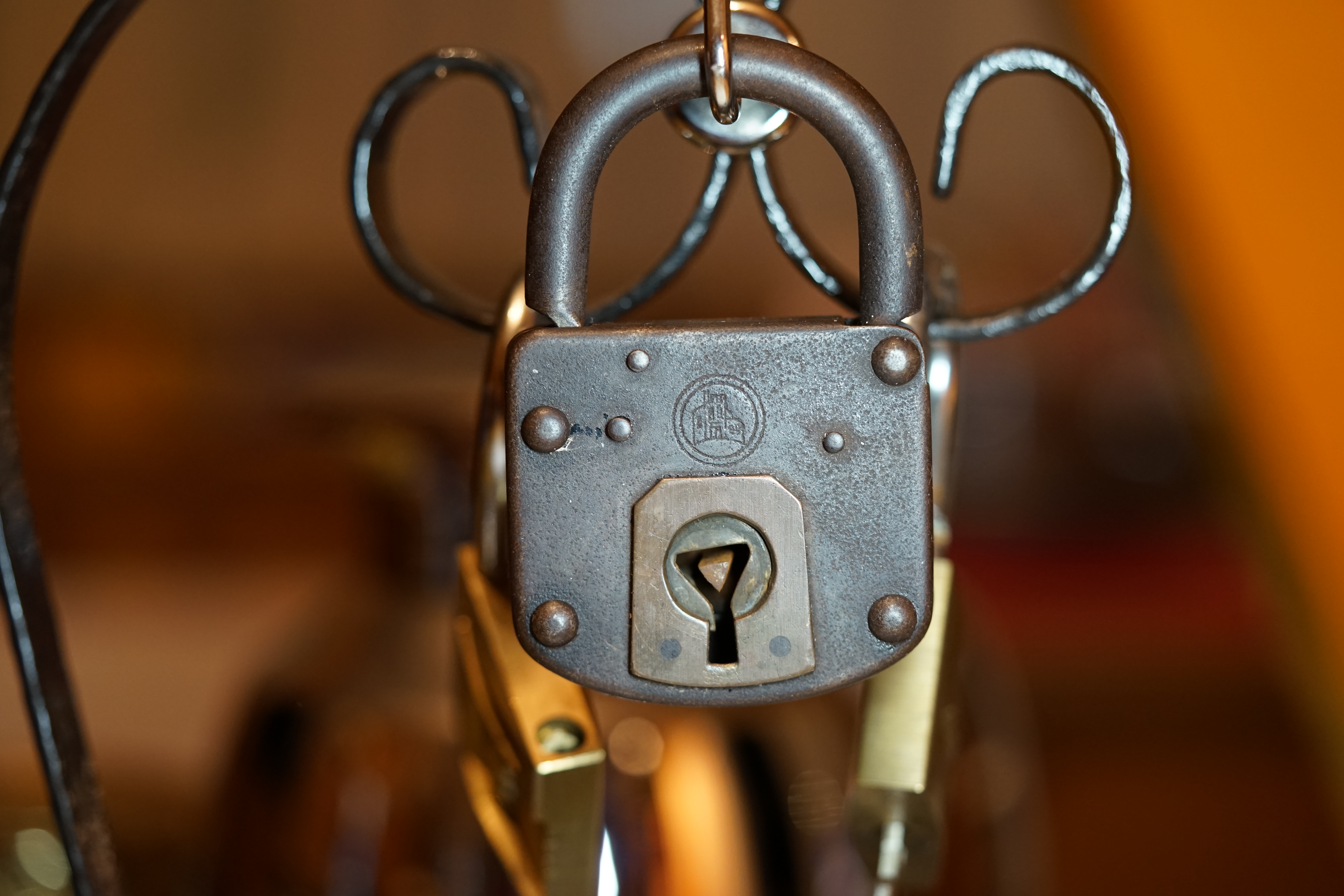 10.30 Uhr, High Noon im Hasenstübchen. Herr Arthur A. Bühl betritt das Hasenstübchen. Alle sind da. Martina, Heike II, Bouncing Joe Asberry und Schwerti sitzen am Stammtisch. Moin Arthurmeister, du alter einarmiger ®. Am Tresen sitzen Brilli - Ralf, Behördenmanni, Roswitha von Freitag, noch, Schneiderheinze und Schlosserklaus mit Heike I, Formel 1 Rudi, Boogie, Sir Waschi und der Gelenkbusfuzzy. Ganz hinten im Eck sitzen noch der HSV Ute, BMW Dedl und der Malermeister " Och ". Am Nebentisch stehen der Nachläufer, der Noagerlzuzzler, der Scholischek, der Stasi Meier mit seinem Freund Strigoy. Aus dem Hinterzimmer sind der Zigeunerschorsch, Giovanni, Lupo der alte Schmierlappen, Pino Frank, Maxam, auch ein deutscher Meister im Lockpicking, Ingo der Wirt von der Oberalster und Sammy der Wirt aus dem Dithmarscher, Schlüsselmichi und der Tschi, lautstark zu hören. In Arthurmeister`s Jukebox spielt " Slow Hand " von den Pointer Sisters. Hannenberger fragt: wie immer ! Arkadasch kommt vom Pissoir und schreit: Arthurmeister, du alter Sympathieträger und Aufmacher, mein alter Freund: wo hast Du denn den einarmigen ® her ? Sag es mir schnell ! Der Automatenpeter gibt eine Lokalrunde nach der anderen ! Er hat am einarmigen Banditen ® gewonnen und jetzt eine Glückssträhne ! Ich will auch solch ein Glück haben. Der ist vom Automaten nicht weg zu kriegen. Aber er solange einen ausgibt ! Den hatte ich noch vom Kujau stehen. Den zweiten einarmigen Banditen ® habe ich zu Mr. Smitz nach Beverly Hill`s, Hollywood, U.S.A. via Luftfracht in deren Bunny Hall liefern lassen. Das hat der Droschkendieter mit seinem Taxi bewerkstelligt. Prost, Stößchen, Salute ! Automatenpeter schreit lallend: Helbing für alle ! Das Hasenstübchen bebt. Sektchen, Stößchen, Prosit und Trallala ! Arthurmeister`s Jukebox spielt Dance Monkey. Der Hannenberger hat sich Heike I in Sachen Logistik Getränke nachlegen, hinter den Tresen geholt. Automatenpeter sitzt immer noch vor dem einarmigen Banditen ® und schreit: Glückssträhne ! Helbing für alle. Hannenberger läßt die Sektkorken knallen. Käppchen ! Die Jukebox spielt sheila B. Devotion, Spacer. Giovanni will aber Gianna Nannini hören. Mittlerweile sind Silkie, Marion und Ingrid hereinspatziert. Damengedeck und Ponyrunde ! Automatenpeter schreit: Helbing für alle ! Plötzlich tut es einen Schlag: Automatenpeter ist mitsamt seiner Helbingflasche vom Hocker auf den Hinterkopf geflogen. Hannenberger, der Objektleiter versucht zu helfen. Sofort geht ein Gerangel los: Der Strigoy, der Noagerlzuzzler und der Nachläufer schubsen sich gegenseitig weg. Automatenpeter stöhnt " Helbing ", versucht auf zu stehen. Alle drei wollen an den einarmigen ®. Da kommt Pelle Pelz von hinten und schreit: Bielefeld, Bier bestellt, Bielefeld, Bier bestellt, schnappt sich den Hocker und schafft es mit einer schlanken Drehung an den Banditen ®. Bielefeld, Bier bestellt. Ich will auch mal gewinnen. Arthurmeister`s Jukebox spielt lautstark sexy von French Affair. Be my lover, be my inspiration. You are so sexy, sex sex sexy, physical und logical temtation. No, no, no higher, higher, Bayby higher. Der Hannenberger und Heike I kommen mit dem nachschenken kaum nach. Jetzt hilft Niekole beim Abwasch. Angela hilft auch. Sammy vom Dithmarscher leert die Aschenbecher. Ingo kotzt in den Schirmständer. Das Hasenstübchen bebt. Schwerti der alte Versicherungsmathematiker aus der City Nord schreit: HMI, wir bezahlen nie ! ERGO heißen wir heute und bescheißen weiter die Leute. Sein Hocker wackelt bedenklich. Formel 1 Rudi krallt sich am Tresen fest. Der einarmige ® blinkt und Pelle gewinnt. HMI, wir bezahlen nie ! ERGO heißen wir heute und bekotzen die Leute ! Pelle schreit: Bielefeld, Bier bestellt. Der Rotamint, der blinkt. Rudi lallt: Scott Speed ! Die Ponyrunde macht Stößchen und Käppchen ! Arkadasch drückt sich an den Stammtisch und fängt ungefragt zu labern an: Arthurmeister, mein Schwippschwager hat eine Schwester und deren Freunds Cousin 2 ten Grades hat mir diesen Profilzylinder von Kale Kilit aus Istanbul mitgebracht. Kannst Du den zerstörungsfrei öffnen ? Der hat nämlich einen Wendeschlüssel wie Keso oder Kaba ! Arthurmeister spricht: Wie immer ! wenn der Schließzylinder von mir geöffnet wird, bleibt er hier am Stammtischaschenbecher ! Arkadasch murmelt. Arthurmeister entnimmt seinem Pick Set seinen deutschen Meister Taster und einen Spanner. Ruck Zuck ist das wehrlose Schloss geöffnet und liegt jetzt zerstörungsfrei auf dem Stammtisch. Arfthurmeister jells: OPEN ! Giovanni meint: aperto. Tschi schreit Ouzo. Bielefeld schreit: Helbing. Pelles Hocker beginnt bedenklich zu wackeln. Schwerti fängt wieder an zu pöbeln: HMI, wir bezahlen nie ! ERGO heißen wir heute und machen weiter fette Beute. Helbing für alle. Stößchen und Prosit. Joe, hier herscht auch heute Bouncing Verbot. Wir sind hier nicht in der NBA. Airball wirfst du zu Hause ! Giovanni hat sich durchgesetzt. Gianna Nannini dröhnt aus der Jukebox und zeigt ihre Titten. Tja, im Hasenstübchen achtet der Hannenberger auf 3 D. Justamente ruft Mr. Smitz aus dem Bunny Hall, Beverly Hills, Hollywood im Hasenstübchen am Hasenberge, an. Hannenberger ruft: Arthurmeister ! Mr. Smitz für dich am Telefon. High Noon Mr. Smitz, are you on party ? Yes, Yes, Arthurmeister. The einarmiger Bandit ®, the Slotmachine is arrived in our Rabbit House. All the Peoble will play the one armed ! What a fun. They are winning sempre. Fun, Fun ! What`s about with the Helbing Brother`s ? Oh, Mr. Smitz, there are a little drunk. What`s about the BILD et Uschi ? Uschi is on Reporter Tour on the Reeperbahn, the Kiez, you know ! I think Droschkendieter bring`s her later in the Hasenstübchen. He has tell, he will play the einarmiger ®. Uschi will have a Glücksträhne. What is Glücksträhne ? If you are winning sempre. The Jukebox is playing: Fading. Yes Mr. Smitz, i have the einarmiger Bandit ® patented by the Gouverment DPMA registerd ! Yes, Yes, for Arthur Bühl, President Pornomeister S.A.R.L. Im Hintergrund ist ein umkippender Barhocker und ein schreiender Pelle zu hören. Helbing, Freibier, Freibier ! Das Gerangel wer am einarmigen ® spielen darf geht von vorne los. Jetzt läßt Schneiderheinze die Glocken läuten. Käppchen, Stößchen, Prösterchen ! Im Hasenstübchen wird getanzt: Dance Monkey ertönt erneut. Pronto ! So Mr. Smitz: Good luck with the einarmiger ® and have a great winning time. And take greating to Harvey and to your President. No Mr. Smitz, I haven`t time, hier is party. Ende des Telefonats ! Das Hasenstübchen feiert. In der Jukebox erklingt: Haindling, Du Depp ! Fortsetzung folgt. Fandom Wiki Arthur A. Bühl, Detektiv aus Hamburg, Profilbild, Lockpicking, Danke Dr. Ulrich Morgenrot, Velbert, Schlüsselregion, Schlüsselfest in Velbert, Forum Niederberg, Schlossmuseum, Schlüsselfest, Schlossherz, Hans Schell Collection, Martina Pall, Graz, Austria, Park Hotel, Brauhaus, BKS, Heiligenhaus, Wilka Schließtechnik, Silca, IHK, KFV, Errebi, Beschlag, Hersteller, ABUS, Arthur Bühl, Arthurmeister ®, Schlosssammler, Bühl Wappen, Bühl Flagge, Bühl Urkunde Patent, BKS, Arthur Meister, Porno Meister, Wernèry, Profilzylinder, Juke Box Arthurmeister You Tube, Buehl Logo, Cutaway Cilinder, Pfaffenhain, Demonstration Lockpicking, Schliesszylinder, Holland, Toool, Rohlinge zur Impression, zerstörungsfrei ohne Schlüssel, Schlüsseldienst, Soultrain, Philysound, TSOP, Es fährt ein Zug nach nirgendwo ! Arthur Bühl.de, Sicherheit, Performance Künstler. TILT, Flipper, einarmiger Bandit, Bally Wulff, Rotamint, Mad Monkey - Slot Machine, Spielautomat Merkur, Casino, Monte Carlo, Jackpot, Merkur Sonne, Jubilee, ROL-A-TOP, Old slot machine, Love Meter, Jet play, Looping the Loop Fürst, Münzschleuder, Astoria, Orakel Automat, Multi, Super Multi, Booster, Toool Lockpicking, Australia, E - Bay, Mein E - Bay, Uliton, Profilzylinder, ABUS, Bremicker und Söhne, Vorhängeschloss, Vorhängeschlösser, Vorhangschloss, Einbausicherung Korf, Raucher, Jesusmaster, Hasenstübchen, bunter Nachmittag, SEO Geister, Web Tüv, Jägermeister, Bild et Uschi, Doublebrain, Präsident, KI Tüv, Stasi, DDR, Himmelsschlüssel, Urkunde, Katalog Stasi, Signatur Bühl, Token, Amerikaner, fälschungssicher, Sicherheitstechnik, DOM, Muster, Kneipe, Eckkneipe, Gastwirtschaft, Wirtschaft, Portacenere, Musterspuren, Tresor, Jord Knaap, Tresoröffnung zerstörungsfrei, KJS, Schlossherz, Lockpickerherz, Pornomeister, Lockpicking Herz, Notöffnung beim Bunten Nachmittag, Arthur Bühl und die Jukebox im Hasenstübchen, einarmiger Bandit, Merkur, Sonne, Nachtjäger, 08 15, Der Goldene Schuss, Ali Baba und die Wunderschlösser, Wunderino, Padlock Collector, Rotalok, Protector junior, Bühl, Art, Kunst, Künstler, Kataloge, BÜHL, Kunstwerke Deutschland, Kunstprojekt Artothek, Arte, Meisterarte, Artworks, Conny Veit, Zwetschgenstadt Bühl, Tipico Games, Casino, online, Spielothek, Slotmagie, Susi Live, Gutscheincode, Erwin, Freispiele, Novolino, FSK ab 18, Gewinnerlos, 0800 ruf nicht an, Spielautomatenwelt, Rock Ola, Wurlitzer, Seeburg, Bluray, Stingray.