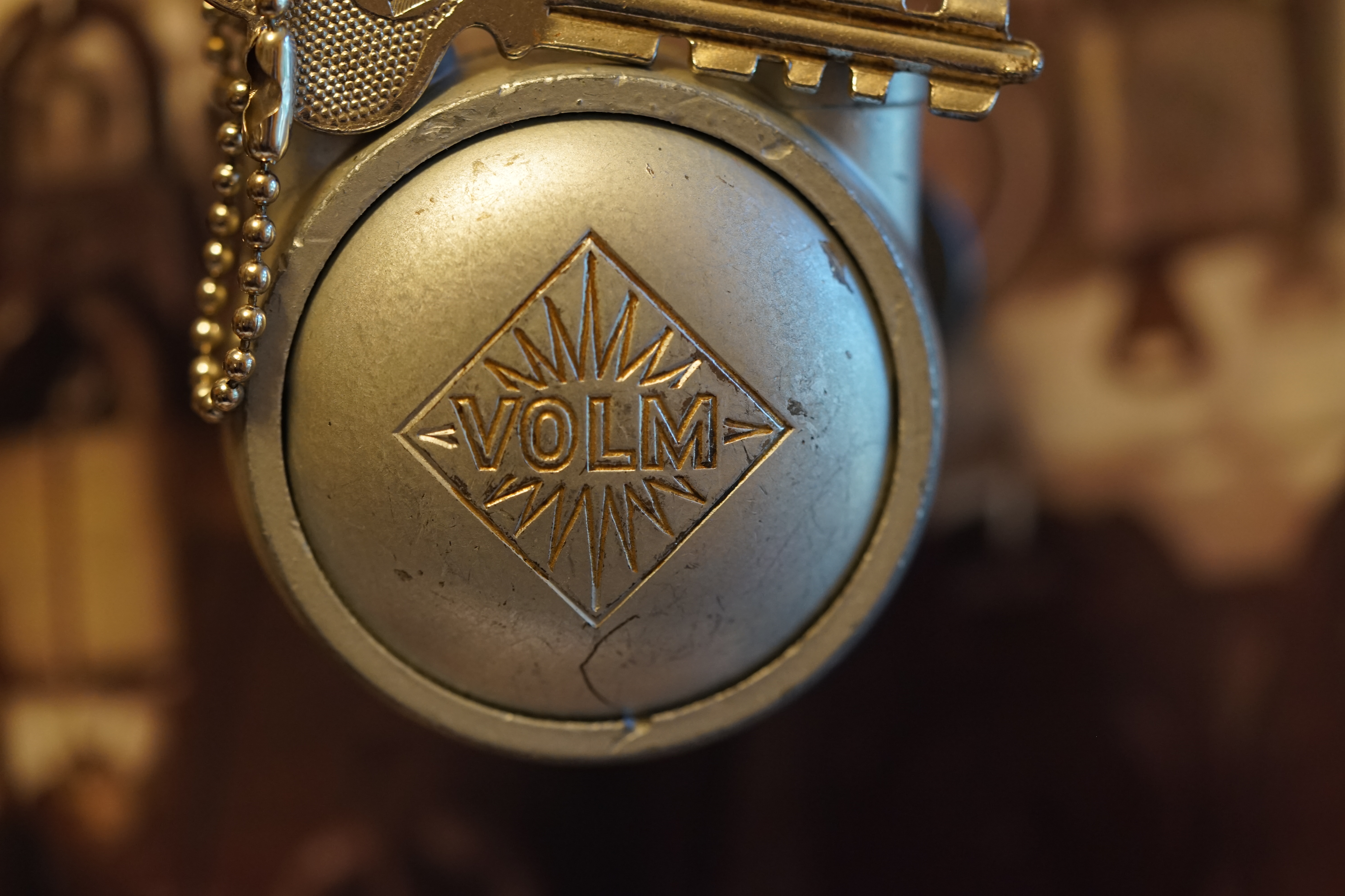 Karussel OFFEN und ZU: 𝔄𝔯𝔱𝔥𝔲𝔯 𝔅ü𝔥𝔩, 𝔄𝔯𝔱𝔥𝔲𝔯𝔪𝔢𝔦𝔰𝔱𝔢𝔯® Arthur Bühl, Jahrgang 1961, Detektiv aus Hamburg, Im Dienste der Wahrheitsfindung unterwegs, betreibt in seiner Freizeit Lockpicking aus Leidenschaft. Der mehrfache Deutsche Meister wird in der WIRED als " Master of Universe " betitelt. In der BILD et ist der Artikel " Herr der Schlösser " abgedruckt. Im Hasenstübchen - Fuhlsbüttel, am Hasenberge, Santa Fu, wird gefeiert. Arthurmeister® stellt seinen Leporello " Der Aufmacher " vor. Der Stammtisch grölt " OFFEN ". Scholischek, Rudi, Heike I, Noagerlzutzler und Arthur prosten sich zu. Die Jukebox auf YouTube spielt Slow Hand ! ♥ Beim Tanzen ruft die Cartomanze " Ey du Sympthieträger, komm mal her " ! Verschlagwortet mit: ♥ Vokuhila, Friseur ♥ Schwäbischer Hengst, Zwetschgen Heini, Bühl er, Zwetschge, Google Earth, Mittelpunkt der Welt, Martinameisterin, Cartomanze, Scholischek, " HIGH NOON ! ". ♥ Parole Emil !