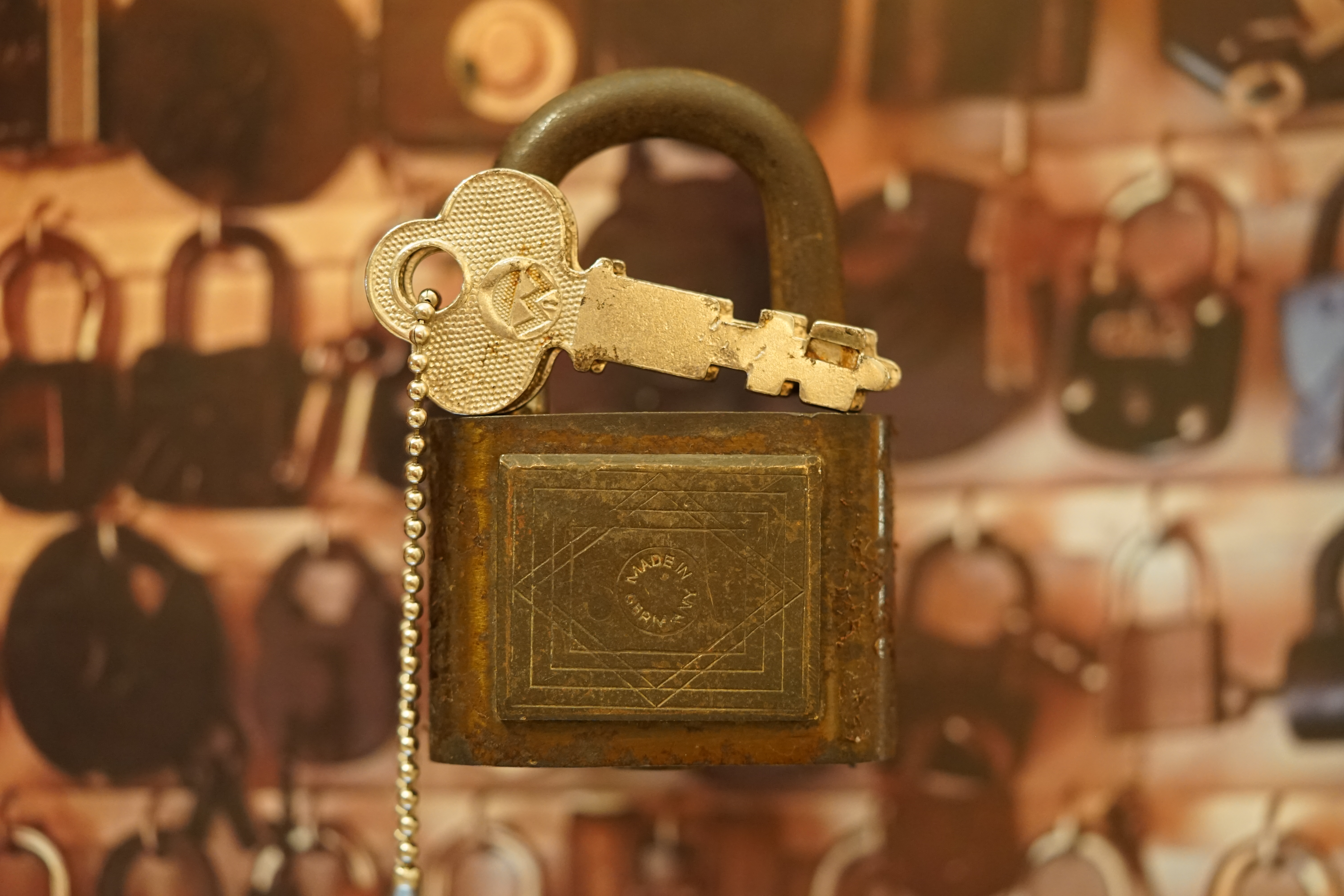 SEO Jahrgang 1961 ♥ 𝔄𝔯𝔱𝔥𝔲𝔯 𝔅ü𝔥𝔩, 𝔄𝔯𝔱𝔥𝔲𝔯𝔪𝔢𝔦𝔰𝔱𝔢𝔯® Arthur Bühl, Jahrgang 1961, Detektiv aus Germany, Im Dienste der Wahrheitsfindung unterwegs, betreibt in seiner Freizeit Lockpicking aus Leidenschaft. Der mehrfache Deutsche Meister wird in der WIRED als " Master of the Universe " betitelt. In der BILD et ist der Artikel " Herr der Schlösser " abgedruckt. Im Hasenstübchen - Fuhlsbüttel, am Hasenberge, Santa Fu, wird gefeiert. Arthurmeister® stellt seinen Leporello " Der Aufmacher " vor. Der Stammtisch grölt " OFFEN ". Scholischek, Rudi, Heike I, Noagerlzutzler, Arthur und Joe Asberry, der alte NBA ler, prosten sich zu. Arthurmeister`s Jukebox auf YouTube spielt Pointer Sisters - Slow Hand ! ♥ Beim Tanzen ruft die Cartomanze " Ey du Sympthieträger ♥, komm mal her " ! Verschlagwortet mit: Arthur Bühl, Arthurmeister® Arthur ♥ Schwäbischer Hengst, Buhl, Zwetschgen Heini, Artur, Buehl er, Zwetschge, Made in Germany, Born 1961, Sympathieträger, Google Earth, Mittelpunkt der Welt, Pflaumen, Arkadasch, Datschi, ♥ Martinameisterin, Cartomanze, Scholischek, " HIGH NOON ! ", ♥ ♥ Vokuhila ♥ Parole Emil ! Verschlagwortet mit: Bühl er Zwetschge, International Lockpicking, Google Earth, Earth Song, Schwäbischer Hengst !