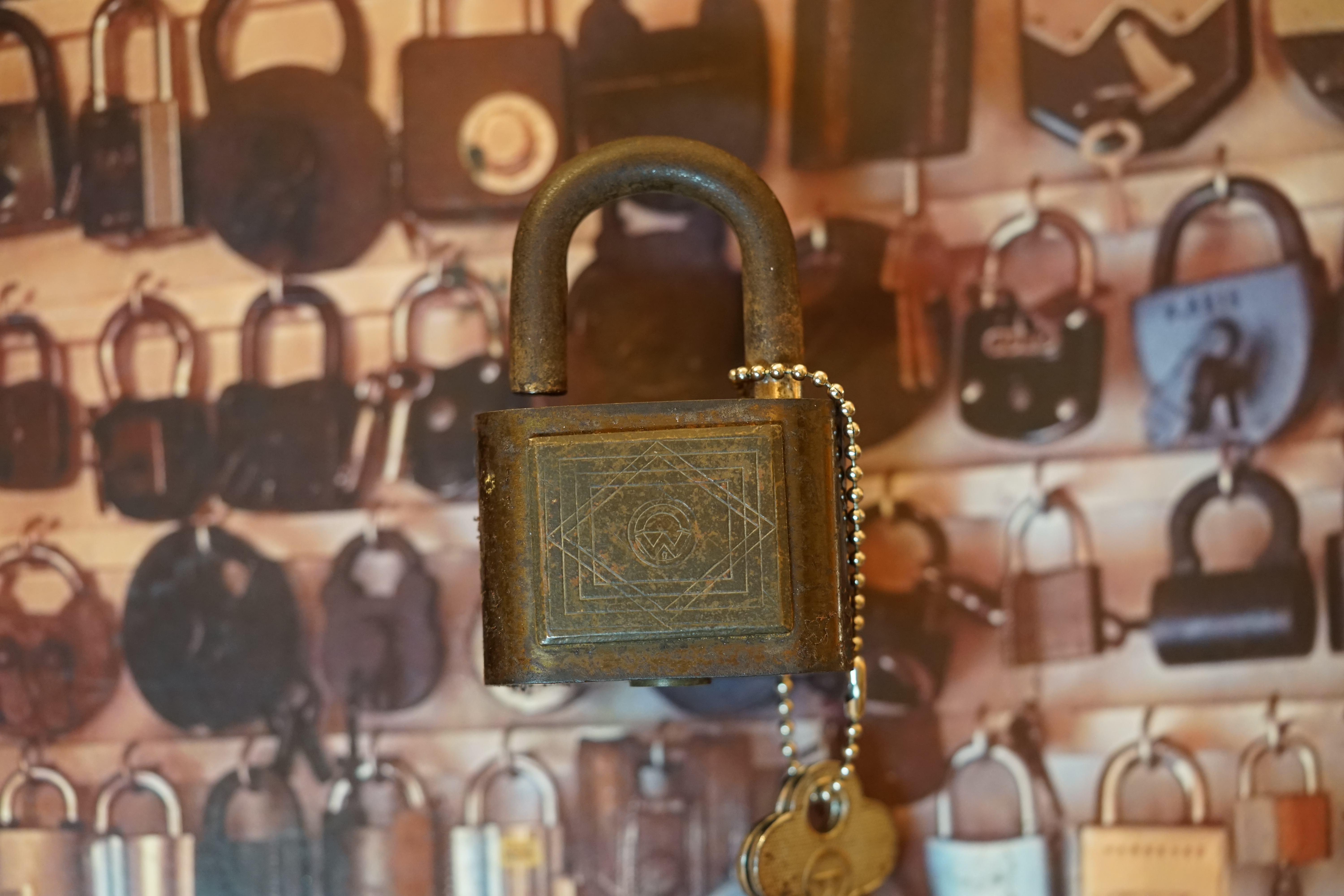 Harry Houdini Harry Houdini (* 24. März 1874 als Erik Weisz in Budapest, Österreich-Ungarn; † 31. Oktober 1926 in Detroit, Michigan) war ein US-amerikanischer Entfesselungs- und Zauberkünstler. Arthurmeister, deutscher Meister im Lockpicking, der Detektiv Arthur Andreas Bühl aus Hamburg spricht: bei Houdini dreht es sich nicht um Lockpicking, sondern um Artistik und Performance. Arkadasch vom Stammtisch sagt: Der hat sich seine Dietriche nach dem Schloss gebogen und nicht vor Ort universell. Der Stammtisch im Hasenstübchen feiert. Aus der Jukebox ertönt laut das Lied von Pointer Sisters Slow Hand Arthurmeister der alle Schlösser kennt. Leben und Wirken Kindheit und Jugend Harry Houdini wurde 1874 als dritter Sohn des jüdischen Seifenmachers Mayer Sámuel Weisz (1829–1892) in Budapest geboren.[1] Als er vier Jahre alt war, emigrierte seine Familie von Ungarn in die Vereinigten Staaten. Sie lebten zunächst in Appleton (Wisconsin) und ließen sich später in New York nieder. Seit sein Vater seinen Posten als Rabbiner einer Reformgemeinde in Appleton verloren hatte, verbrachte er seine Kindheit in großer Armut. In den USA änderte die Familie die Schreibung ihres Namens in „Weiss“. Erik nannte sich fortan „Ehrich“. Schon als Jugendlichen zog es ihn zum Zirkus, wo er als „Ehrich, Prince of the Air“ sein Können als Trapezkünstler und Kontorsionist zeigte. Mit 17 begann er als Zauberkünstler aufzutreten und gab sich erstmals den Künstlernamen Harry Houdini – den Vornamen „Harry“ in Anlehnung an den berühmten Zauberkünstler Harry Kellar, den Nachnamen „Houdini“ als Hommage an sein Vorbild Jean Eugène Robert-Houdin, einen französischen Magier. Obwohl er zwei ältere Brüder hatte, sagte sein Vater auf dem Sterbebett zu ihm, er solle „immer für die Mutter da sein“. Dieser Schwur trieb ihn von da ab an.[2] 1894 heiratete er die deutschstämmige Varietétänzerin Wilhelmina Beatrice „Bess“ Rahner. Sie hatte ein komödiantisches Talent, fungierte viele Jahre als seine Bühnenassistentin und wurde insbesondere für den rasanten Platztausch mit dem in einer Kiste gefesselt eingeschlossenen Houdini („Substitution Metamorphosis“) bekannt – ein Trick, der heute noch zum Standard-Repertoire der Großillusionisten gehört. Harry Houdini (etwa 1898) Zirkus-Jahre Houdini lässt einen Elefanten verschwinden (1918) In ihren ersten Künstlerjahren tourten die Houdinis in Wanderzirkussen, traten in Sideshows und Dime-Museen als Hellseher auf und verkauften für einen falschen Doktor Wundertinkturen. Seinen ersten Durchbruch hatte Houdini 1895 mit einem von betrügerischen Spiritisten adaptierten Entfesselungstrick mit einer Handschelle, den er pressewirksam jeweils im Polizeipräsidium einer Kleinstadt zeigte. Er lobte öffentlich einen Preis für denjenigen aus, der ihm eine Fessel gebe, aus der er nicht entkommen könne. Diese Show steigerte er 1898 mit einem Pressetermin in einem Gefängnis in Chicago, was ihm eine kleine Tournee an der Westküste einbrachte. Seinen Achtungserfolg konnte er an der Ostküste nicht wiederholen. Europa Mittellos und ohne Aussicht auf ein Engagement versuchten die Houdinis auf einen Tipp von seinem Magierkollegen Thomas Nelson Downs hin ihr Glück 1900 in London, wo deutsche Varietés auf seine Entfesselungs-Darbietung aufmerksam wurden. Neu an Houdinis Show war, dass er tatsächlich aus jeder ihm zur Verfügung gestellten Fessel entkommen konnte und sich zu Werbezwecken unter Testbedingungen nackt von erfahrenen Polizisten fesseln ließ. Ein Engagement in Dresden wurde ein so sensationeller Erfolg, dass allein wegen der Pressemeldungen sein nächstes Engagement im Berliner Wintergarten-Varieté ausverkauft war. Im Dresdner Vorort Kötzschenbroda versuchte Houdini im Jahr 1903, den Zauberkünstler Wiljalba Frikell zu treffen, jedoch war dieser bereits verstorben. Für Pressetermine hatte Houdini den Spannungsbogen seiner Entfesselungsnummer erweitert, indem er diese unter Lebensgefahr, etwa in Flüssen unter Wasser, ausführte. Seither tourte er mit den namhaftesten deutschen Zirkus-Unternehmen wie Circus Busch und Circus Corty & Althoff. Houdini wurde relativ schnell zu einem der bekanntesten Showstars Europas und feierte auch in Russland große Erfolge. Sein wichtigster Markt blieb jedoch auf Jahre hinweg Deutschland, das ihn begeistert in allerhand Publikationen feierte. USA Mit geschickten Werbemaßnahmen gelang es Houdini ab 1906, auch in Nordamerika ein Publikum zu begeistern. Wegen des Ersten Weltkriegs fiel der deutsche Markt für ihn vollständig aus. Inzwischen hatte er die Zwangsjacke entdeckt, die noch dramatischere Entfesselungen zuließ, etwa kopfüber an Wolkenkratzern aufgehängt. Neben seinen Entfesselungsnummern versuchte sich Houdini immer wieder als Zauberkünstler. Anders als die meisten seiner Kollegen setzte er nicht auf Humor und Charme, sondern präsentierte die Effekte marktschreierisch und uninspiriert. Houdinis rustikales Auftreten funktionierte zwar für die Rolle des Entfesselungsartisten, nicht aber für die eines Zauberkünstlers. Nach mehreren Rückschlägen realisierte er schließlich die aufwendige Show „Cheers up“ im New Yorker Hippodrom, das über ein Wasserbassin verfügte, in dem er sich unter Wasser entfesseln konnte. Die ursprünglich in Flüssen begonnenen Unterwasserentfesselungen zeigte Houdini auf der Bühne, ansonsten in einer gigantischen Milchkanne und später in der legendären „Chinesischen Wasserfolterzelle“. Berühmt wurde Houdini durch das Verschwindenlassen eines Elefanten auf dem Times Square, der in einer von Charles Morritt konstruierten Kiste „unsichtbar“ wurde. Anti-Spiritist Houdini schloss Freundschaft mit Arthur Conan Doyle, der ein begeisterter Anhänger der im Aufwind befindlichen Spiritismus-Bewegung war. Wie viele andere hielt auch Doyle Houdinis scheinbar unerklärliche Ausbruchskünste für esoterische Wunder und geriet mit Houdini, der abstritt, über echte Zauberkräfte zu verfügen, in Streit. Houdini erkor daraufhin den Kampf gegen betrügerische Spiritisten zu seiner Lebensaufgabe und beriet den an der Untersuchung und Aufklärung von Geisterphänomenen interessierten US-Kongress. Houdini wurde Mitglied eines Komitees der Wissenschaftszeitschrift Scientific American, die einen Geldpreis für diejenigen ausgeschrieben hatte, die vor dieser Jury übernatürliche Fähigkeiten beweisen konnten – ein Preis, der dank Houdini nie vergeben wurde. Für Schlagzeilen sorgte die erbitterte Kontroverse um das Ektoplasma-produzierende Medium Mina „Margery“ Crandon, das von mehreren Komiteemitgliedern für echt gehalten wurde. Houdini infiltrierte spiritistische Gesellschaften mit Gewährsleuten, ließ betrügerische Spiritisten durch Detektive ausspähen, beteiligte sich verkleidet an Séancen und hielt hierüber zahlreiche Vorträge. Die Aufklärung über Spiritistentricks machte er zum regulären Bestandteil seiner Shows, wodurch er sich in der gut florierenden Spiritisten-Zunft viele Feinde einhandelte. In seinem Buch Miracle Mongers enthüllte er die gängigen Tricks etwa der Fakire, Spiritisten, Feuerspucker, Schwertschlucker und Kraftartisten, die ihm aus seiner frühen Artistenzeit bekannt waren. Houdini war ein von Journalisten häufig zu Rate gezogener Fachmann, wenn über betrügerische spiritistische Methoden von Hochstaplern berichtet wurde. Die Society of American Magicians kündigte unter der Präsidentschaft Houdinis an, jeden von einem Spiritisten demonstrierten Effekt analog und überzeugend vorführen zu können. Houdini arbeitete seine Erfolge in seinem Enthüllungsbuch A Magician Among the Spirits ein. Er überführte in der Folgezeit bekannte spiritistische Geisterbeschwörer des Betrugs, was die Presse regelmäßig aufgriff. Andere Leistungen Harry Houdini in seiner Voisin Standard (1910) Houdini ließ mehrere Dietriche patentieren sowie einen Taucheranzug, der ursprünglich zur Flucht aus einer im Wasser zu versenkenden Kiste gedacht war. Außerdem interessierte er sich für die gerade aufgekommene Luftfahrt. 1910 unternahm er mit einem Voisin Doppeldecker den ersten gesteuerten Motorflug auf dem australischen Kontinent und wurde dafür 1910 von der Australian Aeronautic League mit einem Preis ausgezeichnet.[3] Neben seiner Karriere als Zauberkünstler produzierte Houdini einige Stummfilme in Hollywood, in denen er selbst mitspielte, jedoch ohne langfristigen Erfolg. Houdini besaß zwischenzeitlich New Yorks legendären Zauberladen Martinka’s und wurde Präsident der Society of American Magicians. Houdini entwickelte eine Sammelleidenschaft für alles, was irgendwie mit Zauberei und Magie zusammenhing. Er war Freimaurer und wurde als Lehrling in New York City am 17. Juli 1923 in die St. Cecilie Lodge No. 568 initiiert, am 31. Juli 1923 zum Gesellen befördert und am 21. August 1923 zum Meister erhoben. Am 30. Oktober 1923 wurde er dort lebenslanges Mitglied. Später wurde er Mitglied des gemeinnützigen Mecca Shrine Temple der Shriners in New York City.[3] Houdinis Tod Houdini rivalisierte mit Fakiren, die außerordentliche Körperbeherrschung zeigten und Todesgefahren widerstanden. So brach Houdini den Rekord eines Fakirs, in einem verschlossenen Sarg möglichst lange ohne Luftzufuhr zu überleben. Houdini kopierte die Show eines dieser Fakire und behauptete, dass er jeden von einem Mann geführten Schlag in den Unterleib durch Anspannung seiner Bauchmuskulatur unversehrt überstehen könne. Diese Tests waren nicht Bestandteil seiner Show, jedoch ließ er kaum eine Gelegenheit zum Beweis seines Könnens aus. Der Student Jocelyn Gordon Whitehead suchte Houdini am 22. Oktober 1926 in Montreal in dessen Garderobe auf. Laut Augenzeugenberichten der Studenten Jacques Price und Sam Smilovitz soll Whitehead Houdini mehrere kräftige Hiebe in den Bauch versetzt haben. Angeblich hatte er Houdini nicht genug Zeit gelassen, sich auf die Schläge vorzubereiten. Houdini hatte bereits mehrere Tage zuvor an Bauchschmerzen gelitten, jedoch keinen Arzt aufgesucht. Die Schläge verschlimmerten seinen Zustand und veranlassten Houdini zu einem Arztbesuch, bei dem eine akute Blinddarmentzündung diagnostiziert wurde. Dennoch sagte Houdini seine nächste und letzte Vorstellung am Garrick Theater in Detroit am 24. Oktober 1926 nicht ab. Danach wurde er in das Grace Hospital gebracht. Dort starb er nach zwei Operationen am 31. Oktober 1926. Die Ärzte diagnostizierten als Todesursache eine Perforation des Wurmfortsatzes in die freie Bauchhöhle („Blinddarmriss“) und eine daraus resultierende Bauchfellentzündung. Dennoch führten die Anwälte von Houdinis Witwe dessen Tod auf die Schläge zurück, was eine Verdoppelung der Sterbesumme von Houdinis Lebensversicherung bewirkte. Houdini wurde in einem Bronze-Sarg, den er sich gerade für einen Fakirtrick (Krematoriumsillusion) hatte bauen lassen, auf dem jüdischen Friedhof Machpelah Cemetery im New Yorker Stadtteil Queens beerdigt. Im März 2007 gab Houdinis Großneffe George Hardeen auf einer Pressekonferenz bekannt, dass ein gerichtlicher Antrag vorliege, Houdini zu exhumieren und auf Giftspuren untersuchen zu lassen, da einer der behandelnden Ärzte, der sowohl alternativer Medizin als auch Spiritisten anhing, angeblich ein unbekanntes Präparat gespritzt haben sollte. Houdinis weitere Nachfahren widersetzten sich der Exhumierung in einem gemeinsamen Brief an das Houdini-Museum in Pennsylvania. Anschließend stellte sich heraus, dass die Pressekonferenz eine inszenierte Werbeveranstaltung der Autoren William Kalush und Larry Sloman für ihr gemeinsames Buch The Secret Life of Houdini war, in dem über die Theorie der Vergiftung spekuliert wird. Ein Antrag auf Exhumierung lag beim benannten Gericht nicht vor.[4] Houdinis Vermächtnis Seinen Kampf gegen Spiritisten setzte Houdini sozusagen noch im Tod fort: Er hatte u. a. mit seiner Frau Bess einen Code „Rosabell, believe“ vereinbart. Das Codewort stammt aus Bess’ Song „Rosabelle“. Zehn Jahre lang lud Bess zu Halloween verschiedene Spiritisten zur Séance. Einem „echten“ Medium, so der Gedanke, würde Houdinis Geist diesen Code mitteilen, und Bess wüsste so, dass sie tatsächlich mit ihrem verstorbenen Gatten kommuniziert hatte. Dem Geisterbeschwörer Arthur Ford gelang diese Sensation, bis sich herausstellte, dass er mit der finanziell und psychisch angeschlagenen Bess eine Affäre hatte. Die US-Zauberer treffen sich jedes Jahr an Houdinis Todestag, um eine Botschaft zu empfangen, die Houdini ursprünglich für Doyle vorgesehen hatte – bislang vergeblich. Der Name Houdini ist im Laufe der Zeit in der US-amerikanischen Alltagssprache zu einem Synonym für „entkommen“ geworden („to houdinize“). Sein Mythos als unbesiegbarer Superman qualifizierte ihn für Generationen von US-Amerikanern als Idol. Houdini-Material ist von Sammlern sehr begehrt. Eine Auktion diverser Houdiniana bei dem US-amerikanischen Haus Potter & Potter erbrachte die Rekordsumme von insgesamt 310.000,00 US-Dollar.[5] Verwandtschaft mit der Herrmann-Familie Es besteht eine angeheiratete Verwandtschaft mit den erfolgreichen Zauberkünstlern aus der internationalen Zauberkünstlerfamilie Herrmann. Die erste Ehefrau von Houdinis Vater war eine Cousine ersten Grades von Compars Herrmanns erster Ehefrau Rosa Herrmann-Csillag. Houdinis Vater und Compars Herrmann waren befreundet, auch wenn sie dies aus geschäftlichen Konkurrenzgründen nicht publik machten.[6] Houdinis Bruder Hermann war damit ein Cousin zweiten Grades der Opernsängerin Blanche Corelli, Tochter von Compars und Rosa Herrmann, mit der er selbst viele Jahre lang Briefe austauschte. [7] Tagged with Arthur Andreas Bühl, Arthurmeister, Vereins - Wiki - Fandom, Linkedin Detektiv Arthur Bühl aus Hamburg, Bühl, Stadt Bühl, Wappen Bühl, Design Bühl, Zwetschgenfest Bühl, Schwäbischer Hengst Bühl, Arthur Bühl, geb. 1961, Babyboomer, Detektiv aus Hamburg sagt am Stammtisch: Wilhelm, du alter Säufer ! Hier lautet es: Parole Emil ! Koksa.org erfreulich Schlossindustrie und Elite rücken zusammen. Pressebox KABA Days, Boston Magazin Arthurmeister, one off the top lockpickers of the world. Sympathieträger Ausperrstunde, Ein bischen Ruhe bitte, Wired Arthurmeister boom`s, Wikipedia, Jukebox im Hasenstübchen