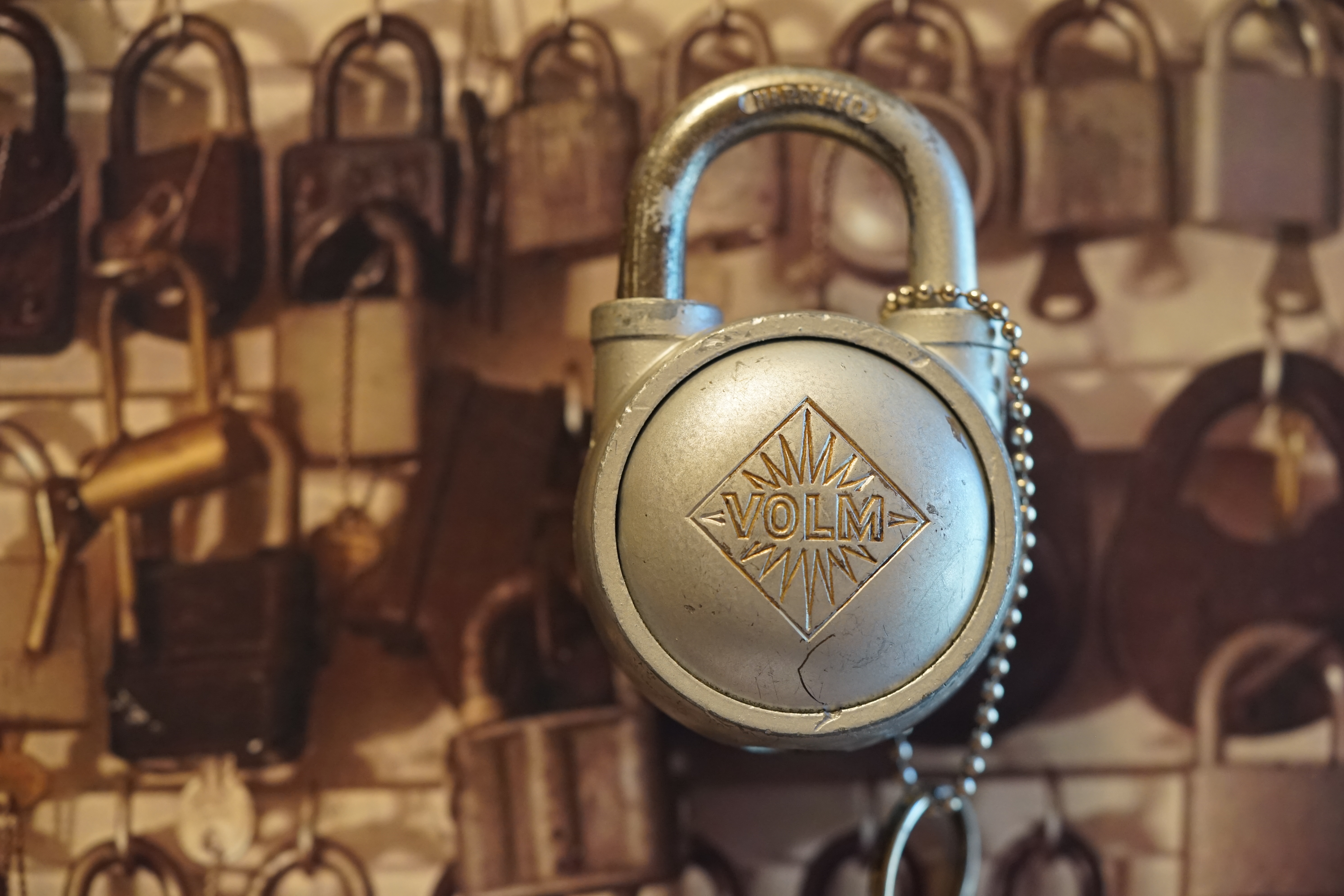 SEO Arthur Bühl, JOE ASBERRY und die B - Seite Arthurmeister`s Jukebox im Hasenstübchen am Hasenberge, Fuhlsbüttel ( HAM ) Hey Joe " Asberry ", ruft F 1 Rudi vom Tresen, Prost und Stößchen ruft Heike III zum Stammtisch. Die Jukebox spielt in voller Lautstärke Mr. Bojangles. Arthurmeister, der Sympathieträger hat bay the way mit einem ABUS Padlock Joe`s Michael Air Jordan`s Basketball bag gesichert ! Auch der Michael Jordan mußte hier im Hasenstübchen das Basketball bouncing Verbot akzeptieren. Formel 1 Rudi schreit: Bouncing darf und kann hier nur ein Michael Schumacher. Die Cartomanze meint, ein Ralf Schumacher auch ! Prost Weizen, Stößchen, Käppchen, ASBERRY !!! Die Jukebox by Youtube spielt " Slow Hand ". Joe, du rascal belehre uns nicht schon wieder. Wir sind hier in der Rabbit Hall and smoking is good for your drunken head. Prosit, Cheer`s, Salute, Gin Gin, altüst, sante` und Viva ! Hoch die Tassen ! Am Tresen läutet die Glocke. Der Rotamint der blinkt. Drei Tage war der JOE krank, jetzt trinkt und raucht er wieder. Gott sei Dank ! In der Zwischenzeit haben Mittrinker an der neuen Jukebox B - SEITE im Hasenstübchen eine Bass - Boom - Boom - Box angeschlossen. In voller Lautstärke sind jetzt Sounds wie I Love America von Patrick Juvet, Pointer Sisters - Slow Hand, Bryan Ferry - Don`t stop the Dance, UB 40 - Kingston Town, Jimmy Sommerville - To love somebody, Bob Marley & The Wailers - Jammin, Shaft - Isaac Hayes - The Late Show with David Lettermann zu hören. Heike !! drückt dann Roberto Blanco - Der Puppenspieler. Schwerti hält mit Amanda Lear - Queen of China - Town, dagegen. F 1 Rudi drückt: Element of Crime - Delmenhordt und ein weiteres von Element of Crime - Am ersten Sonntag nach dem Weltuntergang. Sir Washi drückt unsere Ina Müller - Sowas passiert mir heut nicht mehr und Roger Wittaker - Du wirst alle Jahre schöner ! Prost ! Rotkäppchen, Stößchen, Hallöchen ! Rudi mein Ralalla. Jetzt kommt unsere Disco Fraktion an die Reihe. Der Auftackt: Gary Low - La Colegiala, Bobby O - She has the way, Bonny M. Sunny. Die ersten Gäste im Hasenstübchen fangen an zu tanzen. Whre do i Begin - Love Story 1971, Dionne Warwick - Heartbreaker, Sweet Sensation - Sad sweet dreamer, und natürlich Lobo - I`d Love You To Want Me - Top Pop wurden in Folge gedrückt. Immer diese Drücker: Bad Boys Blue - You`re a Woman 1985, Pointer Sisters - I´m so Excited Live, Lipps Inc. - How Long, Chic - Le Freak folgten. Die Glocke läutet - die Gläser klingen. Der Hannenberger freut sich. Auf der dieser Party wird jetzt in der Juke Box B - Seite die Musik von: Duck Sauce vs Boney M - Barbara Streisand Go Home VIVA DISCO MIX, Pargo - You And Me, Telex - Moskow Diskow, TEQUILA - BO BOSS, Geil - Bruce & Bongo gespielt. Die Glocke am Tresen läutet wieder: Parole Freibier ! Electrica Salsa OFF, Space - Magic Fly, Neja - Restless - Bum Bum Radio Edit, bringen richtig Stimmung in die Bude. Heike will unbedingt ihren GAZEBO - Masterpiece in der 12" Version hören. My Heart Goes Boom in der Xrended Club Version, das FPI Project - Rich in Paradiese - Going Back To My Roots, Boys Town Gang - Can`t Take My Eyes Of You und Evelyn Thomas mit High Energy bringen weitere Performace ! Pony´s und Weizen. Fassbier, Freibier, Helbing ! und GabiKo. Der Eintieg erfolgt wieder bei: Sister Sledge - All American Girls, Bumblebee Unlimited - LADY BUG, Gary Low - You ar danger in der Extended Version von 1982 und Camouflage - Love is a shield. Prost und Prösterchen: bei Alle Farben & ILIRA - FADING wird auf den Bänken getanzt. Natürlich auch noch bei P. Lion - Happy Children und Girlie - Girlie von Sophia George. Bei Sandra - Little Girl gehen die ersten in den Nebenraum. French Affair - SEXY ! Philly Vanilli - Viagra Sex Machine, Marvin Gaye - Sexual Healing lassen Hannenberger das gezapfte in den Nebenraum bringen. Hannenberger schwitzt ! Die Glocke läutet: Umsatz ! Gary Moore - This Flight Tonight, Golden Earring - Radar Love und GIANNA NANNINI - AMERICA läuten eine weitere Runde ein. Schwerti und Bouncing Joe Asberry sind am rocken: Led Zepplin - Stairway To Heaven Live, IRON BUTTERFLY - IN A GADDA DA VIDA ! Bier, mehr Bier ! am besten Freibier ! Der Song: The Doors - Light My Fire verlangt nach mehr Bier. Bei unserem Willy DeVille - Heaven Stood Still schauen die Säufer in den Spiegel. Bei Diana Ross mit: Touch Me In The Morning will aber keiner aufwachen. Pony`s und Stösschen`s ! Nachher um 11.00 ist wieder High - Noon ! Dann geht`s von vorn los: SLOW HAND und ARTHURMEISTER MASTERTOUCH ! Heute schlägt der Noagerlzutzler zusammen mit dem Arkadasch den SEO vor: Balla coi miti, Tanz mit den Legenden, Grüße an Radio Sabbia nach Riccione / Italy in die Via Veneto 3, I 47 838 Riccione. Luigi del Bianco !!! APERTO !!! Der F 1 Rudi schreit: Helbing ! Arthur du mußt noch Bild ungsfern, schwupp di wupp - OFFEN, Musik, Music, Arthur Meister poke arround Houdini, Telefon, Telefonbucheintrag, gelbe Seiten, örtliche, MUT PROBEN, Carsten Jasner, Das Leben ist tödlich. Aber es muß nicht sterbenslangweilig sein ! Tazelwurm schreit Pelle Pelz. Heinz Schenk, Käffchen und Schnittchen werden noch genannt. Der Och will das auch Bettnässer und mit zweifelhafter Hygiene hier steht. Der Scholischek darf sich zu Wort melden: Biene Maja, getestet, TÜV, DEKRA, FRISEUR ! CARAMBA ! Verschlagwortet mit: Arthur Bühl, Detektiv, the dutch open Lockpicking Champion ! From WIRED. ÖFFNUNG OHNE SCHLÜSSEL, Linkedin Joe Asberry, F 1 Rudi, Heike IV, Stößchen, Sir Washi, Nachläufer, Skat, Twitter X. Basket Ball Bouncing Verbot, Arthurmeister, Raucher, Roth - Händle, Stadt Lahr - Bühl, Schwarzwald, Black Forest, Rotkäppchen you know Mr. Smitz, Sorte Schwäbischerhengst.de is großfruchtig und süss. Buhl er Zwetschge. No, only woman has Pflaumen ♥. Wilhelm Busch ! Verschlagwortet mit: Arthur Bühl, Detektiv, the dutch open Lockpicking Champion ! From WIRED. ÖFFNUNG OHNE SCHLÜSSEL, Linkedin Joe Asberry, Twitter X. Basket Ball Bouncing Verbot, Arthurmeister, Raucher, Roth - Händle, Stadt Lahr - Bühl, Schwarzwald, Black Forest, Rötkäppchen you know Mr. Smitz, Sorte Schwäbischerhengst.de is großfruchtig und süss. Buhl er Zwetschge. No, only woman has Pflaumen ♥. Wilhelm Busch 𝐋𝐞𝐠𝐨 𝐁𝐢𝐥𝐥𝐮𝐧𝐝 𝐋𝐞𝐠𝐨𝐥𝐚𝐧𝐝 𝗩𝗲𝗿𝘀𝗰𝗵𝗹𝗮𝗴𝘄𝗼𝗿𝘁𝗲𝘁 𝗺𝗶𝘁: 𝗔𝗿𝘁𝗵𝘂𝗿 𝗕ü𝗵𝗹, 𝘁𝗵𝗲 𝗗𝘂𝘁𝘀𝗰𝗵 𝗼𝗽𝗲𝗻 𝗟𝗼𝗰𝗸𝗽𝗶𝗰𝗸𝗶𝗻𝗴 𝗖𝗵𝗮𝗺𝗽𝗶𝗼𝗻 ! 𝗙𝗿𝗼𝗺 𝗪𝗜𝗥𝗘𝗗. Ö𝗙𝗙𝗡𝗨𝗡𝗚 𝗢𝗛𝗡𝗘 𝗦𝗖𝗛𝗟Ü𝗦𝗦𝗘𝗟, 𝗟𝗶𝗻𝗸𝗲𝗱𝗶𝗻, 𝗧𝘄𝗶𝘁𝘁𝗲𝗿 𝗫. 𝗟𝗲𝗴𝗼 𝗕𝗶𝗹𝗹𝘂𝗻𝗱 Verschlagwortet mit: Arthur Bühl, the Dutsch open Lockpicking Champion ! From WIRED. ÖFFNUNG OHNE SCHLÜSSEL, Linkedin, Twitter X. 𝔄𝔯𝔱𝔥𝔲𝔯 𝔅ü𝔥𝔩, 𝔄𝔯𝔱𝔥𝔲𝔯𝔪𝔢𝔦𝔰𝔱𝔢𝔯® Verzwetschget mit: ♥ Vokuhila, Friseur ♥ Schwäbischer Hengst, Zwetschgen Heini, Bühl er, Zwetschge, Google Earth, Mittelpunkt der Welt, Martinameisterin, Cartomanze, Scholischek, " HIGH NOON ! ". ♥ Parole Emil ! SEO LOTTO 𝔄𝔯𝔱𝔥𝔲𝔯 𝔅ü𝔥𝔩, 𝔄𝔯𝔱𝔥𝔲𝔯𝔪𝔢𝔦𝔰𝔱𝔢𝔯® Verschlagwortet mit: Arthur Bühl, Arthurmeister® Arthur ♥ Schwäbischer Hengst, Buhl, Zwetschgen Heini, Artur, Buehl er, Zwetschge, Made in Germany, Born 1961, Sympathieträger, Google Earth, Mittelpunkt der Welt, Pflaumen, Arkadasch, Datschi, ♥ Martinameisterin, Cartomanze, Scholischek, " HIGH NOON ! ", ♥ ♥ Vokuhila ♥ Parole Emil ! SEO Bühl Zwetschge ♥ 𝔄𝔯𝔱𝔥𝔲𝔯 𝔅ü𝔥𝔩, 𝔄𝔯𝔱𝔥𝔲𝔯𝔪𝔢𝔦𝔰𝔱𝔢𝔯® 𝗩𝗲𝗿𝘇𝘄𝗲𝘁𝘀𝗰𝗵𝗴𝗲𝘁 𝗺𝗶𝘁: 𝔄𝔯𝔱𝔥𝔲𝔯 𝔅ü𝔥𝔩, 𝗔𝗿𝘁𝗵𝘂𝗿𝗺𝗲𝗶𝘀𝘁𝗲𝗿, 𝗥𝗮𝘂𝗰𝗵𝗲𝗿, 𝗥𝗼𝘁𝗵 - 𝗛ä𝗻𝗱𝗹𝗲, 𝗦𝘁𝗮𝗱𝘁 𝗟𝗮𝗵𝗿 - 𝗕ü𝗵𝗹, 𝗦𝗰𝗵𝘄𝗮𝗿𝘇𝘄𝗮𝗹𝗱, 𝗕𝗹𝗮𝗰𝗸𝗳𝗼𝗿𝗲𝘀𝘁, 𝗥𝗼𝘁𝗸ä𝗽𝗽𝗰𝗵𝗲𝗻 𝘆𝗼𝘂 𝗸𝗻𝗼𝘄 𝗠𝗿. 𝗦𝗺𝗶𝘁𝘇, 𝗦𝗼𝗿𝘁𝗲 𝗦𝗰𝗵𝘄ä𝗯𝗶𝘀𝗰𝗵𝗲𝗿𝗵𝗲𝗻𝗴𝘀𝘁.𝗱𝗲 𝗶𝘀 𝗴𝗿𝗼ß𝗳𝗿𝘂𝗰𝗵𝘁𝗶𝗴 𝘂𝗻𝗱 𝘀ü𝘀𝘀. ♥ 𝗡𝗼, 𝗼𝗻𝗹𝘆 𝘄𝗼𝗺𝗮𝗻 𝗵𝗮𝘀 𝗣𝗳𝗹𝗮𝘂𝗺𝗲𝗻 ♥ 𝗞𝗹𝗲𝗶𝗻𝘁𝗶𝗲𝗿𝘇ü𝗰𝗵𝘁𝗲𝗿𝘃𝗲𝗿𝗲𝗶𝗻. 𝗗𝗶𝗲 𝗘 - 𝗠𝗮𝗶𝗹 𝗹𝗮𝘂𝘁𝗲𝘁: 𝗔𝗿𝘁𝗵𝘂𝗿𝗺𝗲𝗶𝘀𝘁𝗲𝗿@𝗔𝗿𝘁𝗵𝘂𝗿𝗺𝗲𝗶𝘀𝘁𝗲𝗿.𝗱𝗲 𝗗𝗶𝗲 𝗘 - 𝗠𝗮𝗶𝗹 𝗹𝗮𝘂𝘁𝗲𝘁: 𝗔𝗿𝘁𝗵𝘂𝗿𝗔𝗻𝗱𝗿𝗲𝗮𝘀𝗕𝘂𝗲𝗵𝗹@𝗔𝗿𝘁𝗵𝘂𝗿𝗔𝗻𝗱𝗿𝗲𝗮𝘀𝗕𝘂𝗲𝗵𝗹.𝗱𝗲 Verschlagwortet mit Bühl er Zwetschge, Zwetschgenhengst, Pflaume, plum, Erikli, prugna torta, Datschi, süss. ♥ Zwetschgen Heini verschlagwortet mit: ♥ Vokuhila, Friseur ♥ Schwäbischer Hengst, Zwetschgen Heini, Bühl er, Zwetschge, Google Earth, Mittelpunkt der Welt, Martinameisterin, Cartomanze, Scholischek, " HIGH NOON ! ". ♥ Parole Emil ! 𝔄𝔯𝔱𝔥𝔲𝔯 𝔅ü𝔥𝔩, 𝔄𝔯𝔱𝔥𝔲𝔯𝔪𝔢𝔦𝔰𝔱𝔢𝔯® In der Vitrine von Arthur Andreas Bühl, Arthurmeister sind Schlösser, Padlocks, von ABUS, BKS, CES, DOM, EVVA, Assa Abloy, Z Ikon, Kaba, Keso, ASSA, Winkhaus, Wilka, Trelock, Schmelting, Bode Panzer, Ancor Las, Drumm Geminy, Xylock, SEA, Medeco, Mul-T-Lock, Cut away, ABUS Granit, Pfaffenhain, E*S, ESS, Nemef, BAB, Babelsberg, Stasi, Diskus, WMF, Tesa, Vachette, Cisa, Wally, Rielda, Mottura, Viro, FAI, GeGe, Fichet, Bode Panzer, Tresor, Bramah, Protector, Braun`s Patent, Walomatus, Arolds, Combination Lock, Yale, Master, American Lock, Tubular, China, Indien, Aligarh, Nepal, Thailand, Zahlenschlösser, Himmelsschlüssel und noch vieles mehr, vorhanden. Alle Schliesszylinder sind Übungsmaterial für das Lockpicking. Schlagschlüssel sind auch dabei. Das Trabbi Tool, Stasi, natürlich auch. Verschlagwortet mit Buehl, Buhl, Rotkäppchen, Zwetschgenhengst, Zwetschge SEO Jahrgang 1961 Verschlagwortet mit: Arthur Bühl, Arthurmeister® Arthur ♥ Schwäbischer Hengst, Buhl, Zwetschgen Heini, Artur, Buehl er, Zwetschge, Made in Germany, Born 1961, Sympathieträger, Google Earth, Mittelpunkt der Welt, Pflaumen, Arkadasch, Datschi, ♥ Martinameisterin, Cartomanze, Scholischek, " HIGH NOON ! ", ♥ ♥ Vokuhila ♥ Parole Emil ! SEO Vitrine Alternativtext: ♥ 𝔄𝔯𝔱𝔥𝔲𝔯 𝔅ü𝔥𝔩, 𝔄𝔯𝔱𝔥𝔲𝔯𝔪𝔢𝔦𝔰𝔱𝔢𝔯®