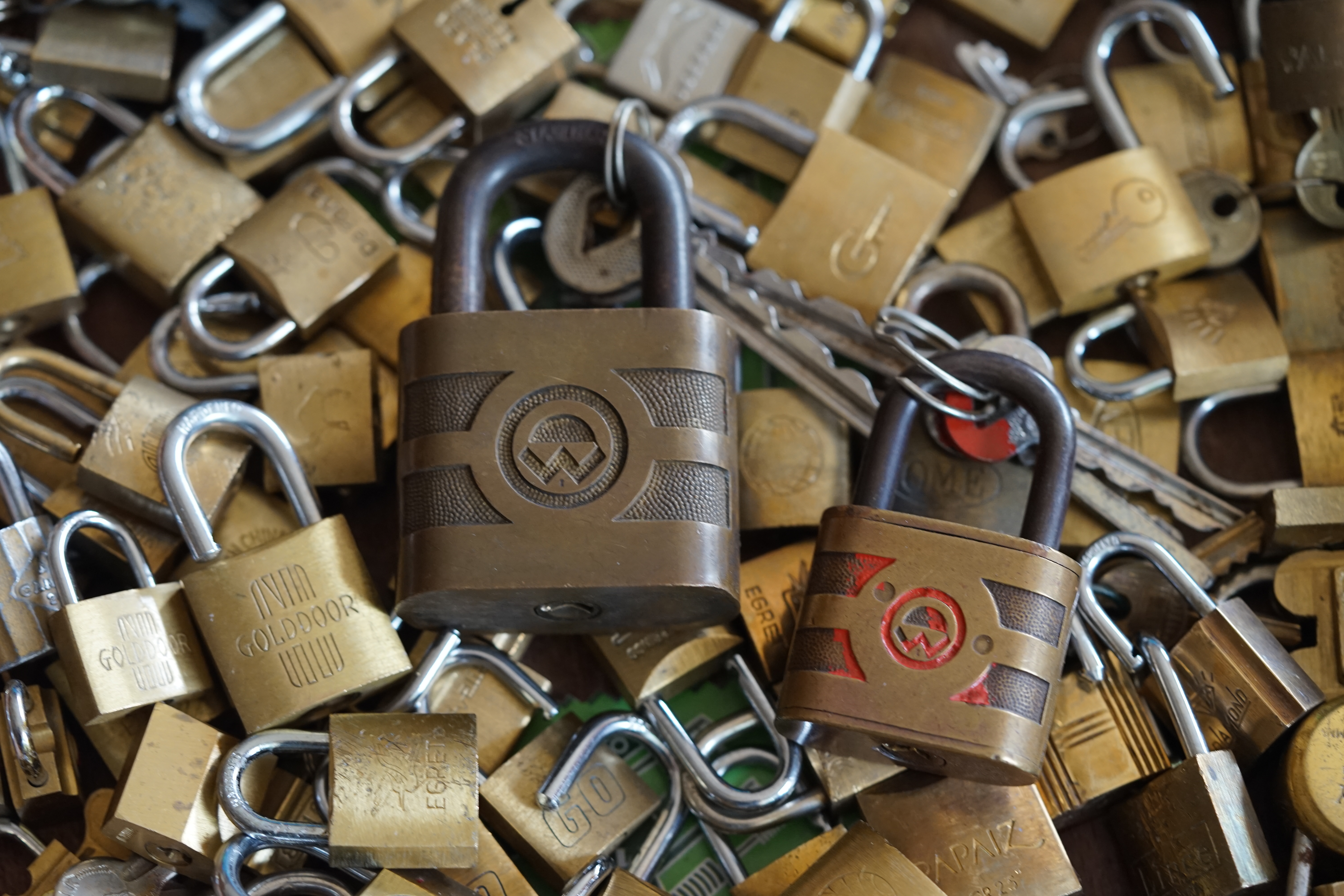 Arthur Andreas Bühl, Arthurmeister ®,Lockpickerherz ® Schlossherz ®, Pornomeister ®, neuer SEO Text für 2025 12.00 Mittags im Hasenstübchen. Basketball Bouncing Joe Asberry schreit: Prost ! Die Glocke kingelt ! In Arthurmeister`s Jukebox im Hasenstübchen spielt: Slow Hand von den Pointer Sisters. Ferrari Rudi sitzt am Tresen. Anstatt Helbing trinkt er heute Underberg. Pelle und Heike I machen Stößchen. Justamente klingelt das Telefonino. Der Hannenberger lacht zu Bouncing Joe Asberry: Ich wette mit Dir: Da ruft unser Freund Mr. Smitz vom Playboy an. Arthurmeister geh endlich ran. Die Glocke klingelt. Yes Mr. Smitz, yes, yes Mr. Smitz. Yes great, you know. Yes, yes we have a Party. Yes, yes. Ja: Angela Merkel, die kennen wir. You know: " Bundeskanzlerin ". Giovanni ruft: Bella Donna: Signora Merkel is the CEO of the world. Yes, Yes Mr. Smitz, i will look about her Memoiren. Oh Mr. Smitz ? Her Biographie with her Signature ? OH, Mr. Smitz mit Widmung ? Das wird nicht einfach ! no easy, you know ! Da muß die Glocke aber ein ganzes Wochenende läuten. Prost. Helbing. Yes Mr. Smitz, hands on the heard, you know, difficult ! Arkadasch !!! Smitz U.S.A. braucht die Memoiren von Angela Merkel signiert mit dem Text: Für Mr. Smitz from the Playboy ! Also pass auf: Dein Schwippschwager ist doch Aufsteller bei der Messe. Ja, Buchmesse. Dort hält die Merkel eine Autogrammstunde. Der soll sich dort anstellen mit seinen Kumpani. Ja, der Smitz läßt hier die Glocke läuten. Das gesamte Wochenende. Hannenberger gibt das Passwort: Freibier, Freibier ! Die Glocke läutet jetzt: Helbing ! In Arthurmeister`s Jukebox spielt: The Tramps - Disco Inferno - Orginal Longversion Tony Mendes ! Basketball Bouncing Joe swingt mit dem Kopf mit. Jetzt meint Arkadasch: Oh meine Kumpani trauen sich nicht zu Dr. Angela Merkel. Die haben Angst vor Ihr. Kein Autogramm heißt kein Freibier. Droschkendieter !! Du fährst jetzt zur Buchhandlung, holst drei Biographien von der ollen Merkel, fährst weiter zum Kujau ! Ja, der hat dem Heinemann vom Stern, Hamburg, gefälschte Tagebücher verkauft. Der soll dir in ein Exemplar die Unterschrift der Merkel und die Widmung reinmalen. Sag ihm viele Grüße vom Arthurmeister und Parole Freibier, Freibier ! Dann malt der es dir sofort. Der kann das freudigst. Und sag ihm, das sei für Smitz, Amerika. Aber diesmal soll er keine rosa Tinte verwenden. Dann kommst du wieder her und wir alle unterschreiben das zweite, dann fährst du geschwind rüber nach Fuhlsbüttel, drängelst dich am Luftfrachtschalter vor, läßt die Bücher verpacken und paßt auch auf, das die auch tatsächlich im nächsten Flieger in die U.S.A. reisen. Dann hat er die Bücher, quasi wenn der Flieger landet. Sag denen: Parole: Freibier, Freibier ! Arthur und wozu das dritte Buch ? Du Depp, wenn beim unterschreiben vom zweiten Buch einer draufkotzt oder ein Brandloch reinmacht dann haben wir Ersatz ! Und diesen legen wir dann hinter den Tresen ins Regal und tuen so als hätten wir es gelesen. Es reicht das wir Frau Bundeskanzlerin mit guten, besoffenen, nicht ausgeklügelten, dummen, peinlichen Ratschlägen beraten haben ! Punkt. In Arthurmeister´s Jukebox spielt: Lady von Kenny Rogers. Sir Waschi hat gleich CHARLIE RICH - The most Beautifull Girl in The World, gedrückt. Die Stimmung ist gut. In der Jukebox spielt mittlerweile Aloe Blanc - I need a Dollar. Die Stimmung ist fantastisch ! Jetzt steigert sich die Stimmnung noch als der Nachläufer Roberto Blanco - Caramba, Caracho ein Whiskey, Carambo Caracho ein Gin, verflucht Sacrcameto Dolores und alles ist wieder hin ! In Rio de Janeiro… drückt. Der Noagerlzutzler drückt Roberto Blanco - Der Puppenspieler von Mexico und räumt Gläser ab. Hannenberger reicht schon einmal den Himmelsschlüssel ! Schwerti fragt: Mastertouch und wenn der Dir auf die Schliche kommt ? Du Depp, was glaubst du wenn der erfährt, daß er einen orginalen Kujau, dem Tagebuchfälscher hat, dann läuft der durch Beverly Hills und gibt damit bei jedem an, als sei er The Greatest. Und Du weißt: Die Schriftsachverständigen vom Stern oder von der Bild et und der Heinemann brauchten Monate bis sie diesen Betrug mit dem Verkauf der Tagebücher erkannt haben. In Arthurmeister`s Jukebox spielt: Calvin Harris & Sam Smith: Promises ! und es wird mitgesungen. Das Droschkendieter dann doch nur beim Papierfuzzy im Copy Shop neben an war ? weil der Kujau besoffen war ? Quatsch, kalter Kaffee, der Smitz verhöckert das Buch an Rockefeller. Was glaubst du, warum die Parole Freibier Freibier lautet ? Wir sind hier nicht bei der Wohlfahrt. Ferrari Rudi macht Ralala: Sonntag ist Formel I in Indianapolis. Denkt dran: High Noon ist dann morgens 07.00 Uhr. Die Glocke läutet ununterbrochen. Freibier, Freibier, Freibier, Parole Freibier. Let Michael pass for the Championship ! Das gesamte Hasenstübchen tanzt und platzt aus allen Nähten. In der Jukebox spielt James Last und Orchester: T.S.O.P The Top Sound of Philadelphia ! Prost, Prosit und Stößchen ! Der Hannenberger sieht zufrieden aus. Taged with: Bühler Zwetschge, Bühl Wappen, Zwetschgenhengst, Zwetschgenfest, Meister, Arthur Andreas Bühl, Privatdetektiv, Arthurmeister007@gmail.com Lockpicking, Profilzylinder, Abus, BKS, Ces, DOM,EVVA, Fana,