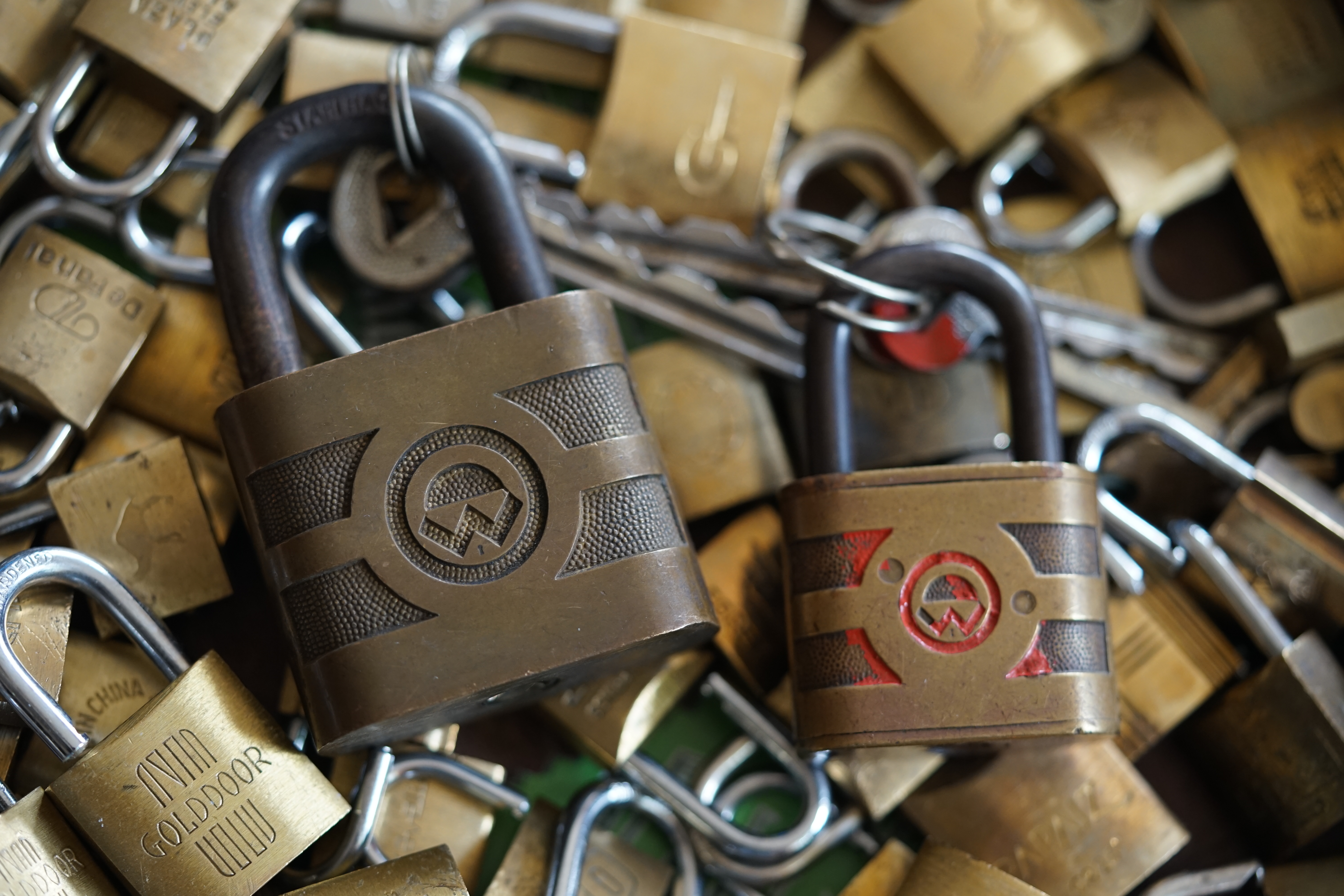 ♥ 𝔄𝔯𝔱𝔥𝔲𝔯 𝔅ü𝔥𝔩, 𝔄𝔯𝔱𝔥𝔲𝔯𝔪𝔢𝔦𝔰𝔱𝔢𝔯® Bühl, Arthur, Jahrgang 1961, Made in Germany, Detektiv or Private Investigator how Mr. Smitz from the PLAYBOY, Beverly Hills, say`s. Yes Mr. Smitz i will send you the Photo Arthurmeister`s F1, Jacket for your LeporelloUS. to your E - Mail Mr.Smitz@Mr.Smitz.us. Ok, Mr. Smitz. Mr. Smitz do you know what Google Earth is ? Take BÜHL Arthur, only by Google Earth, you know ? have done it ? Yes Google will show you my Panel superfast. Cool, Arthurmeister, cool. Yes Mr. Smitz, this can i do for you too ! Yes with SEO. Yes, yes, i have Arkadasch erklärt, sein Erikli pasta is not so genial. Der beste Zwetschgenkuchen, you know plum tart, is from the Stadt Bühl. Not laughing in the USA. Bühl is a City like my Name. And the People in this City called it: Zwetschgendatschi ! you know. This is the world best plumcake. Yes Datschi ! Yes, Stadt Bühl is near Baden - Baden, the Casino, you know ! Yes. Baden-Württemberg. You must know there is since 1927 the traditionell Zwetschgenfest. And there ist the Zwetschgenkönigin ! Mr. Smitz, my Ur Ur Ur Ur Grandfather is born in Bühl. My Great Grand Grand Mother where also born in the town Bühl. Their profession was Zwetschgenpicker. Not Lockpicker, Zwetschgen / Plum Picker. And Rüttler. Oh, really ! Yes, Yes. And since this time the name of the family Bühl from the Stadt Bühl is: Yes you know - Buehl. Yes i will give Greetings from you to Mrs. Friede Springer from the Newspaper BILD et. Yes, the Elbphilharmonie is in Betrieb. OH, Mr. Smitz, greeting´s to you from Joe Asbbery, NBA, you know. Tomorrow we will meet us in the Hasenstübchen, our Rabbit Hall. For Lockpicking und Beer. Call you. Parole Emil ! Not E-Mail. Provided by www.Arthur-Bühl.de and www.Arthurmeister.de 𝔄𝔯𝔱𝔥𝔲𝔯 𝔅ü𝔥𝔩, 𝔄𝔯𝔱𝔥𝔲𝔯𝔪𝔢𝔦𝔰𝔱𝔢𝔯® Herr Arthur Bühl, kritischer Privatdetektiv aus der Hansestadt Hamburg, bereitet sich auf ein Interview mit der BILD et vor. Bei Babsi und Gina in Fuhlsbüttel wird ihm zuvor der Vokuhila geschnitten. Herr Arthur Bühl wurde schon in der BILD et als " Herr der Schlösser " beschrieben. " Ein bisschen Ruhe bitte " schreibt Jan Freitag von der TAZ. Er erwähnt auch eine Mustertür by Wendt. Es wird darin herumgeprökelt. Selbst Arthur Bühl, der weltbeste aus dem Lockpicker Mekka Hamburg, betreibt pures Understatement, weil er sein Schloss in nur 20 Sekunden " geknackt " hat. Charles Graeber von der Wired.com beschreibt in seinem Artikel Master Lock - Pickers do bottle Arthur Bühl " The Master of the Universe ", Arthur Bühl a private Detective of Germany open locks. Bühl`s Fabio - the - Barbarian Look stands out. He wins the Dutch Open and is now Master of the Universe. The people cry: " Arthurmeister ! booms Arthurmeister ". Mark Webber Tobias, the Author of Locks, Safes, and Security, a Police Reverence, say: Arthurmeister, that ist beautyful. " Open ! " sagt Arthurmeister ", offen ist gut, schneller offen ist besser ". " Beer !" Arthurmeister booms back and a new Champion is born. Die Welt berichtet: " Die Kunst, Schlösser ohne Schlüssel zu öffnen ". Vereinsmitbegründer und Vizepräsident Arthur Bühl trägt seine Leidenschaft schon auf der Krawatte. Sie ist rot mit gelben Schlüsseln drauf. Intern wird er ehrfürchtig " Meister Arthur " gerufen. Er hat es zum siebenfachen Deutschen Meister in verschiedenen Disziplinen geschafft. Er pickt seit der Kindheit. Sein erstes Trainingsobjekt war sein Spardosenschloss - Ein klassischer Einstieg… . Die Slate berichtet über Arthur Bühl als Lockpicking Legend. Es gibt einen Artikel Tool for Picking and Decoding by Stasi, CCC, Vortrag Berlin. Amateur Hour berichtet: Arthurmeister has " The Master Touch ". Bei den Kaba Day `s im Europa Park Rust schreibt die Pressebox: auf großes Interesse der Teilnehmer stieß auch die praktische Vorführung von Steffen Wernéry und Arthur Bühl, die gängige mechanische Schließzylinder ohne Schlüssel zerstörungsfrei öffnen. Meist in Sekundenschnelle. Auch die Chemnitzer Zeitung " Freie Presse " hat über das Lockpicking und Arthur Andreas Bühl alias Arthurmeister berichtet. Dwight Perry schreibt: Arthur Bühl has good hands ! In der Philalocksmith wird Arthur Bühl auch als Lockpicking Legend betitelt. Es gibt auch einen Beitrag, 360 Meridianos. In der Datenschleuder, CCC, wurde über ihn als Sympathieträger berichtet. Veröffentlicht unter Linkedin, Xing, Google Panel, Twitter X. In der Vitrine von Arthur Andreas Bühl, Arthurmeister® sind Schlösser, Padlocks, von ABUS, BKS, CES, DOM, EVVA, Assa Abloy, Z Ikon, Kaba, Keso, ASSA, Winkhaus, Wilka, Trelock, Schmelting, Bode Panzer, Ancor Las, Drumm Geminy, Xylock, SEA, Medeco, Mul-T-Lock, Cut away, ABUS Granit, Pfaffenhain, E*S, ESS, Nemef, BAB, Babelsberg, Stasi, Diskus, WMF, Tesa, Noch, Vachette, Cisa, Wally, Rielda, Mottura, Viro, FAI, GeGe, Fichet, Bode Panzer, Tresor, Bramah, Protector, Braun`s Patent, Walomatus, Arolds, Combination Lock, Yale, Master, American Lock, Tubular, China, Indien, Aligarh, Nepal, Thailand, Zahlenschlösser, Himmelsschlüssel und noch vieles mehr, vorhanden. Alle Schliesszylinder sind Übungsmaterial für das Lockpicking. Schlagschlüssel und so vieles mehr, sind auch dabei. Auch der Sputnik. Verschlagwortet mit: ♥ Vokuhila, Friseur ♥ Schwäbischer Hengst, Zwetschgen Heini, Bühl er, Zwetschge, Google Earth, Mittelpunkt der Welt, Martinameisterin, Cartomanze, Scholischek, " HIGH NOON ! ". ♥ Parole Emil ! Für das Jahr 2025 wurde der SEO von der Firma chatgpt und von einer KI ergänzt: Arthur Andreas Bühl, ist ein Babyboomer ! und ein Sympathietraeger ! Slow Hand ! mit dem Mastertouch ! Locksport: The strange things that happen at a lock-picking convention by Tom Vanderbilt, Deviant Olliam, Slate, picking, Hackers Planet, Earth, Event, Flickr, Foto, Ina Müller, Arthur Meister, Lockpicking, ssdev, Photo, Slide Player, The Joy Lock Club, Schuyler Towne, by Pagan Kennedy, Arthur Bühl, called Arthurmeister, can pick a Lock faster than you, David Olliam, Slate, Tool, Toool, the open organisation of Lockpickers, Wired, Jan Freitag, TAZ, FAZ, BILD, WELT, BUDEG, BDD, Linkedin, Pornomeister SARL, X, Twitter, Security of Locks, Linkedin Arthur Bühl, Zwetschgenstadt Bühl, Wappen Bühl, Fahne Bühl, Facebook, Bühl, Arthurmeister, Pornomeister SARL, Lockpicking Experte. Tagged with: Dorma Kaba, Europa Park Rust, Zwetschgenhengst, NBA, Bouncing Joe Asberry, Everybody Wiki, Schwäbischer Henst, Pflaume, Zwetschge, Doublebrain, Mandy August, Rallye, cross, Datenschutz. Zitat: Arthurmeister " offen ist gut, schneller offen ist besser ! " Pankhofer, Schloss und Schlüssel, Arthur Bühl, Wappen Bühl, legal 1001, Radio Eriwan, In Arthurmeisters Jukebox im Hasenstuebchen, You Tube, ( HAM ), sind Schallplatten von Slow Hand, Pointer Sisters, Engelbert, Joy Flemming, Ina Müller, Dörp Reggae, Reinhard Fendrich, Sammy Davis jr., Bee Gees, Hans Söllner, Element of crime, Empire of sun - we are the people, Katja Ebstein - Es war einmal ein Jäger, Udo Jürgen - Das Lied das nie zu Ende geht, Vicky Leandros - Ich liebe das Leben, Die Five Tops - Warte auf das Glück, Marianne Rosenberg - Er gehört zu mir, Hildegard Knef - Für mich soll`s rote Rosen regnen, Connie Francis - schöner fremder Mann, Heino - Caramba, Karacho, ein Whisky, Drafi Deutscher - Mamor Stein und Eisen bricht, Kraftwerk - Das Modell, Ernst Neger - Rucki - Zucki, Wolle Kriwanek - I fahr Daimler, Reinhard Fendrich - Strada del sole, Zupfgeigenhansel - Bella Ciao, Joy Flemming, Half breed, Haindling - Du Depp, Nina Hagen - Africa Reggae, Schwoisfuß - Bin i selber Rastamann, Jan Delay - Irgendwie, irgendwo, irgendwann, Grachmusikoff - Oiner isch emmer dr Arsch, Wolfgang Ambros - Du schwarzer Afgahne, UB 40, The Manhattans - Kiss and say Goodbye, Three Degrees - Dirty old Man, Babara Streisand - Woman in Love, George Michel - One more try, Candy Dulfer, Deep Purple - Child in Time, Moody Blues - Nights in white Satin, Eagles - Hotel California, Dire Straits - Sultan of Swing, Pink Floyd, Sade - Smooth Operator, Toto - L`italiano, Peddy Pendergrass, Tom Jones, Eddie Holman - Hey there lonly girl, Chicago - If you leave me now, Kalvin Harris - Promises, Fugees, Engelbert - How I Love You, Gloria Gayner can`t take my Eys off you, Olivia Newton John, Ricky Shane - Mammy blue, Los Bravos, Kenny Rogers, Albano und Romia Power, Totzi - Ti amo, Tina Turner und Eros Rammazotti, Abba - Hasta Manana, Roger Whittacker - Abschied ist ein scharfes Schwert, Toto - Hold the line, Love Story mit Andy Williams, Grace Jones, Diana Ross und Julius Iglesias - All of You, Christopher Cross, Roberta Flack & Peabo Bryson, George Benson, Aloe Blacc - I need a Dollar, Simply Red - if you don`t know me by now, Luther Vandross und sehr viele mehr. Es erscheint auch bald die B - Seite von Arthurmeister`s Jukebox ( HAM ) Fuhlsbüttel, Hasenstuebchen, Playboy, Bunny Hall, Los Angeles, Beverly Hills, TSOP The Sound of Philiadelpia, Golden Gate Brigde, und noch so vieles mehr. Seattle Times says: He has got good hands, but how`s his vertikal. Arthur Bühl, a private detective from Germany deflated an all-star field of lockpickers in the world. Pressebox: Kaba Day im Europa Park mit Arthur A. Bühl, Detektiv. ( Arthurmeister ) - Präsident Pornomeister SARL, Linkedin: Arthur Andreas Bühl, Detektiv. 360 Meriandos, The Master Touch, opening locks without keys. Jesusmeister Arthur Bühl is a Master who can pick any lock in the world, but Jesus is the only Master who can unlock the human soul. Slideplayer. Phila Locksmith, Lockpickerherz und Schlossherz sind ges. gesch. Marken von Arthur Bühl. Das Wappen Bühl ist gelb, blau mit schwarzen Linien. You Tube, 23C3 Schlossoeffnung wurde beim CCC, Caos Computer Club, gefilmt. Citywide RFID Master, House key, Hamburg, by Wired. WIRED is where tommorow realized. World Trade Center, New York, YY 10 007, Communicationsmanager Mr. Smitz. Wiki, Attraktor, Trainingslager. Schloss - Öffnen, Public Domain 147, Staatsicherheit in der DDR, Arthur Meister aus Hamburg, Bunker am Ulmenwall. Herr der Schlösser, Bild Zeitung. 𝔄𝔯𝔱𝔥𝔲𝔯 𝔅ü𝔥𝔩, 𝔄𝔯𝔱𝔥𝔲𝔯𝔪𝔢𝔦𝔰𝔱𝔢𝔯 ® JOE ASBERRY Hey Joe " Asberry ", ruft F 1 Rudi vom Tresen, Prost und Stößchen ruft Heike III zum Stammtisch. Die Jukebox spielt in voller Lautstärke Mr. Bojangles. Arthurmeister, der Sympathieträger hat bay the way mit einem ABUS Padlock Joe`s Michael Air Jordan`s Basketball bag gesichert ! Auch der Michael Jordan mußte hier im Hasenstübchen das Basketball bouncing Verbot akzeptieren. Formel 1 Rudi schreit: Bouncing darf und kann hier nur ein Michael Schumacher. Die Cartomanze meint, ein Ralf Schumacher auch ! Prost Weizen, Stößchen, Käppchen, ASBERRY !!! Die Jukebox by Youtube spielt " Slow Hand ". Joe, du rascal belehre uns nicht schon wieder. Wir sind hier in der Rabbit Hall and smoking is good for your drunken head. Prosit, Cheer`s, Salute, Gin Gin, altüst, sante` und Viva ! Hoch die Tassen ! Am Tresen läutet die Glocke. Der Rotamint der blinkt. Drei Tage war der JOE krank, jetzt trinkt und raucht er wieder. Gott sei Dank ! Verschlagwortet mit: Arthur Bühl, Detektiv, the dutch open Lockpicking Champion ! From WIRED. ÖFFNUNG OHNE SCHLÜSSEL, Linkedin Joe Asberry, NBA, Twitter X. Basket Ball Bouncing Verbot, Arthurmeister, Raucher, Roth - Händle, Stadt Lahr - Bühl, Schwarzwald, Black Forest, Rötkäppchen you know Mr. Smitz, Sorte Schwäbischerhengst de is großfruchtig und süss wie UHU. Buhl er Zwetschge. No, only woman has Pflaumen ♥ Wappen Arthur Andreas Bühl, Flagge ! Wilhelm Busch ♥ 𝔄𝔯𝔱𝔥𝔲𝔯 𝔅ü𝔥𝔩, 𝔄𝔯𝔱𝔥𝔲𝔯𝔪𝔢𝔦𝔰𝔱𝔢𝔯 ® High Noon, elevener Clock, Hasenstübchen, HAM. In der Jukebox spielt: Pointer Sisters - Slow Hand, und der Tresen grölt, Arthurmeister with the Mastertouch. A Lover whit the Easy Touch ! Nochmals " Asberry " ! Hier herrscht Basketball Bouncing Verbot ! Wir sind hier nicht bei der NBA und du wirfst keinen Korb ! Du triffst den Korb ja nicht einmal. Am Tresen läutet die Glocke: Helbing und Stößchen ! Hey Pony ! Heike V drückt in Arthurmeister`s Jukebox: Die Affen rasen durch den Wald. Arthurmeister ruft: Parole Emil. Formula One Rudi grölt: Bouncing Verbot ! Asberry hat Bouncing Verbot ! Weizen ! Joe fragt Arthurmeister: Arthur my Friend, i need for my Basketball Friens from the NBA a instruction of Lockpicking. Arthur lacht: only wenn Michael Air Jordan und Michael Schuhmacher mitmachen. Pelle schreit vom Tresen: Schuhmacher ist ein Kannister Kopf. Pino kann ihn gerade noch daran hindern Marmor Stein und Eisen bricht zu drücken. Joe wünscht sich: Teddy Pendergrass - Turn Off the Lights… Ja Joe, es ist möglich eine solche Schulung auszurichten. Hierzu muß ich bei der Firma Amazon Lockpicking Set`s und Lockpicking Zubehör wie weitere Hook`s, Snakes, Rake`s und Tension Wrenches besorgen. Vorführmaterialien wie cut away Zylinder und Übungsschlösser habe ich parat. Ich zeige den E - Pick, und führe dir die Pick - Gun vor. 1 Schuss. Du verstehst. Prost ! Weizen, Stößchen`s, und Helbing für alle. Asberry und Bühl umarmen sich ! Sympathieträger halt ! In der Jukebox spielt: Element of Crime - Mittelpunkt der Welt… See You tomorrow, wir besprechen alles weitere wie: How to pick a Car. Verschlagwortet mit: Arthur Bühl, Arthurmeister® Arthur ♥ Schwäbischer Hengst, Buhl, Zwetschgen Heini, Arthur Bühl Wappen, Fahne, Buehl er Zwetschge, Made in Germany, Born 1961, Sympathieträger, Google Earth, Mittelpunkt der Welt, Pflaumen, Arkadasch, Datschi, ♥ Martinameisterin, Cartomanze, Scholischek, " HIGH NOON ! ", ♥ Vokuhila ♥ Parole Emil ! 𝔄𝔯𝔱𝔥𝔲𝔯 𝔅ü𝔥𝔩, 𝔄𝔯𝔱𝔥𝔲𝔯𝔪𝔢𝔦𝔰𝔱𝔢𝔯 ® Next Day: High Noon at 11 fer Clock: Joe Asberry der alte NBA Bouncer betritt das Hasenstübchen, ( HAM ) his Rabbit Hall ! In Arthurmeister`s Jukebox spielt: Nein nicht Hey Joe, sondern Aloe Blacc - I Need a Dollar ! Arthur Bühl spricht: gerade habe ich mit Mr. Smitz telefoniert. Joe: Smith ist ein Sammelbegriff wie Meier. Mr. Smitz you know, he is the CEO of the Magazin Playboy - Beverly Hills. Ja und der ist mein Freund. Den kenne ich über die BILD et. We have a Telefon call. Der Mr. Smitz hat dann den Mr. Jeff Bezon, ja du weißt schon, den vom Amazon Lieferservice angerufen. Er hat ihm erklärt daß ich mit dem NBA Bouncer Joe Asberry in Sachen Lockpicking einen Workshop machen möchte. Die Glocke läutet: Weizen, Helbing und Pony`s ! F 1 Rudi schreit am Tresen: Joe, laß dir lieber erklären wie du Scott Speed das laufen beibringst. Am Tresen wird es lauter: Minardi, Minardi, wir gewinnen nie ! Scott Speed, der Name geht im Gelächter unter. Pelle schreit: der Schuhmacher ist ein Kanister Kopf. Arthurmeister meint: let Michael pass for the Champions Chip ! Arthurmeister`s Jukebox spielt exclusive für Joe: Sammy Davis jr. - Mr. Bojangles ! Also Joe, der Smitz hat beim Bezos von Amazon angerufen, wir wollen einen Lockpicking Practical Kurs meistern. Der Bezos ist dann ins Amazon Head Quarter gefahren. Nein, nicht im Uber. F 1 Rudi schreit: Der Bezos fährt Ferrari. Scholischek meint: Maybach ! Also Joe, der schaut jetzt im Amazon Lager wie viele Lockpicking Tools und Jigglers er hat. Auch Pickset`s. Er sieht auch nach wie viele HPC, 2000 er Hook`s er hat. Lockpicker Beginner Sets von Majestic und Starter Sets von Mr. Peterson sagt er, hat er Massenweise auf Lager. Arkadasch sagt, sein Schwippschwager vom Neff Cousin und dessen Freund in Berlin - Kreuzberg könnten auch solche Pick Werkzeuge und Spanner herstellen. Die haben genug Schwarz Arbeiter. Die Sympathieträger Bühl und Asberry prosten sich genüsslich zu. Weizen ! Die Cartomanze die alte Kartenlegerin meint sie könne auch spooxe anrufen. Der Noagerlzutzler meint: Ihr Deppen, auf Berlin mußt du jahrelang warten. Heike IV ruft Stößchen ! Der Pino Frank lallt: Die Rautenfotzen bleiben für immer in der zweiten Liga. Joe ich bin mir sicher der hat auch Master bzw. Meister Lock`s. Die sind für eine Testrunde gut. Ja, die Dinger heißen Master Padlock ! OPEN ! Beer ! Nicht zu verwechseln mit Medeco ! Arthur läßt in der Jukebox im Bunny Hall TSOP spielen. The top Sound of Philladelphia ! Prost, Stößchen ! Pelle läutet auch die Glocke: Prost, Stößchen`s, Pony`s ! Dafür darf er auch für einen Heiermann: Heino - Caramba, Caracho ein Whisky drücken. Ja, Joe, aber kein Bouncing ! Der läßt die Sachen via Airforce Seattle to HAM liefern. Du weißt wie schnell Amazon liefert ! Sir Washi meint: Amazon sei so schnell wie Scott Speed. Alle lachen: Wenn er nicht wieder in die Mauer fährt ! Verschlagwortet mit: Arthur Bühl, Arthurmeister® Arthur ♥ Schwäbischer Hengst, Buhl, Zwetschgen Heini, Arthur Bühl, Wappen, FLagger, Buehl er Zwetschge, Made in Germany, Born 1961, Sympathieträger, Google Earth, Mittelpunkt der Welt, Pflaumen, Arkadasch, Datschi, ♥ Martinameisterin, Cartomanze, Scholischek, " HIGH NOON ! ", ♥ Vokuhila ♥ Parole Emil ! ! 𝔄𝔯𝔱𝔥𝔲𝔯 𝔅ü𝔥𝔩, 𝔄𝔯𝔱𝔥𝔲𝔯𝔪𝔢𝔦𝔰𝔱𝔢𝔯 ® 11.30 High Noon im Hasenstübchen. Der Hannenberger hat die Frikadellen fertig. Senf kommt aus dem Glas. In Arthurmeister`s Jukebox spielt: Santana - Fleur da Luna. Am Stammtisch diskutieren Bühl und Asberry über Lockpicking und Präsentationen: Arthurmeister erhält einen Anruf über die 007. OH, Mr. Smitz, nice to hear you from Beverly Hill`s. OH, What ! The Airplane from Jeff Bezos, Amazon is on HAM landed ! YES, Mr. Smitz, nice to hear this Song. Slowly Arthurmeister: There is a little Problem with the Custom. Mr. Smitz ! this is not really a Problem. HAM is four Minutes from the Hasenstübchen away. I will send Taxi - Dieter. He knows there a Hintereingang, a Backdoor, you know ! I call you back. Yes, yes, Außer Regen nicht viel gewesen. Greetings to Mr. Bezos. Tell him thank you for the Support. From Stammtisch too. Arthurmeister`s Jukebox spielt: Rucki - Zucki ! Die Frikadellen vom Hannenberger schmecken jetzt auch ohne Senf. Prost, Stößchen, Weizen, Helbing und für den Noagerlzutzler ein frisches vom Faß. Die Jukebox spielt: Die Five Tops - Warte auf das Glück ! 2 Stößchen später kommt Taxi Dieter zurück in den Bunny Hall ! Oh, OH, der Zoll, eH ! Als die mich gesehen haben war der Fisch geschuppt. Die haben mir beim Einladen geholfen. 5 Pakete a`50 Kilo ! Eine viertel Tonne. Ich durfte auch den Zoll zum Lockpicking Event einladen. Tragen helfen !! Stößchen, Pony, nö, heute Käppchen ! Die Jukebox spielt: Element of Crime - Am Ende denk ich immer nur an dich ! Mr. Smitz ! you are the best ! Greetings to all Smith in the USA. Yes, Yes, Mr. Smitz, Yes. I make greetings to Friede Springer from the BILD et; Ronzheimer too. Yes, Yes, und greetings for Mrs. Quandt. If Bezos will, i can show him on the Lockpicking Demonstration how easy he can pick a BMW whit a Key Blank. Yes, Yes, Mr. Smitz ! 3 Seconds ! OFFEN, OPEN, APERTO ! schreit Giovanni und will Chianti. Bei Fiat und Ferrari Modellen ist es so ähnlich. Bei manchen brauchst du aber ein polito, ja, Nagelfeile. Prost Chianti. Yes Mr. Smitz, die Ring bell`s, Hells Bells, die Glocke klingelt, you know ! We call in time. F 1 Rudi schreit: Hülkenberg ! Giovanni schreit: Giacomo Agostini ! Joe schreit: Scott Speed ! Arthurmeister`s Jukebox spielt: The Pointer Sisters - SLOW HAND, Arthurmeister the lover with the Mastertouch ! Arkadasch bekommt von Bühl Raki ericli Plum, Sorte Schwäbischer Hengst ! Prost Zwetschgenkönigin ! In der Vitrine von Arthur Andreas Bühl, Arthurmeister sind Schlösser, Padlocks, von ABUS, Master, BKS, CES, DOM, EVVA, Assa Abloy, Z Ikon, Kaba, Keso, ASSA, Winkhaus, Wilka, Trelock, Schmelting, Bode Panzer, Ancor Las, Drumm Geminy, Xylock, SEA, Medeco, Mul-T-Lock, Cut away, ABUS Granit, Pfaffenhain, E*S, ESS, Nemef, BAB, Babelsberg, Stasi, Diskus, WMF, Tesa, Vachette, Cisa, Wally, Rielda, Mottura, Viro, FAI, GeGe, Fichet, Bode Panzer, Tresor, Bramah, Protector, Braun`s Patent, Walomatus, Arolds, Combination Lock, Yale, Master, American Lock, Tubular, China, Indien, Aligarh, Nepal, Thailand, Zahlenschlösser, Himmelsschlüssel und noch vieles mehr, vorhanden. Alle Schliesszylinder sind Übungsmaterial für das Lockpicking. Schlagschlüssel sind auch dabei. Das Trabbi Tool, Stasi, natürlich auch. Das Wappen Arthur Andreas Bühl ist angebracht ! Die Flagge weht im Hasenstübchen. KI Satz zum Einfügen: Notiz: Alle SEO Texte wurden mittels einer ♥ KI ( Künstliche Intelligenz ) der Firma Doublebrain ®, ( ges. gesch. DPMA, Berlin, Reg.-Nr. 302022224017 ) ( Die E - Mail lautet: Doppelhirn@Doublebrain.de ) und doppeltem Helbing aus dem Leporello: " Arthurmeister Bühl und Bouncing Joe Asberry im Hasenstübchen ", generiert. Die Jukebox spielt: Loredana Bertè - E la luna bussò. Der Reggae Auftakt ! ♥ 𝔄𝔯𝔱𝔥𝔲𝔯 𝔅ü𝔥𝔩, 𝔄𝔯𝔱𝔥𝔲𝔯𝔪𝔢𝔦𝔰𝔱𝔢𝔯® In der Vitrine von Arthur Andreas Bühl, Arthurmeister sind Schlösser, Padlocks, von ABUS, BKS, CES, DOM, EVVA, Assa Abloy, Z Ikon, Kaba, Keso, ASSA, Winkhaus, Wilka, Trelock, Schmelting, Bode Panzer, Ancor Las, Drumm Geminy, Xylock, SEA, Medeco, Mul-T-Lock, Cut away, ABUS Granit, Pfaffenhain, E*S, ESS, Nemef, BAB, Babelsberg, Stasi, Diskus, WMF, Tesa, Vachette, Cisa, Wally, Rielda, Mottura, Viro, FAI, GeGe, Fichet, Bode Panzer, Tresor, Bramah, Protector, Braun`s Patent, Walomatus, Arolds, Combination Lock, Yale, Master, American Lock, Tubular, China, Indien, Aligarh, Nepal, Thailand, Zahlenschlösser, Himmelsschlüssel und noch vieles mehr, vorhanden. Alle Schliesszylinder sind Übungsmaterial für das Lockpicking. Schlagschlüssel sind auch dabei. Das Trabbi Tool, Stasi, natürlich auch. Verschlagwortet mit Buehl, Buhl, Rotkäppchen, Zwetschgenhengst, Zwetschge