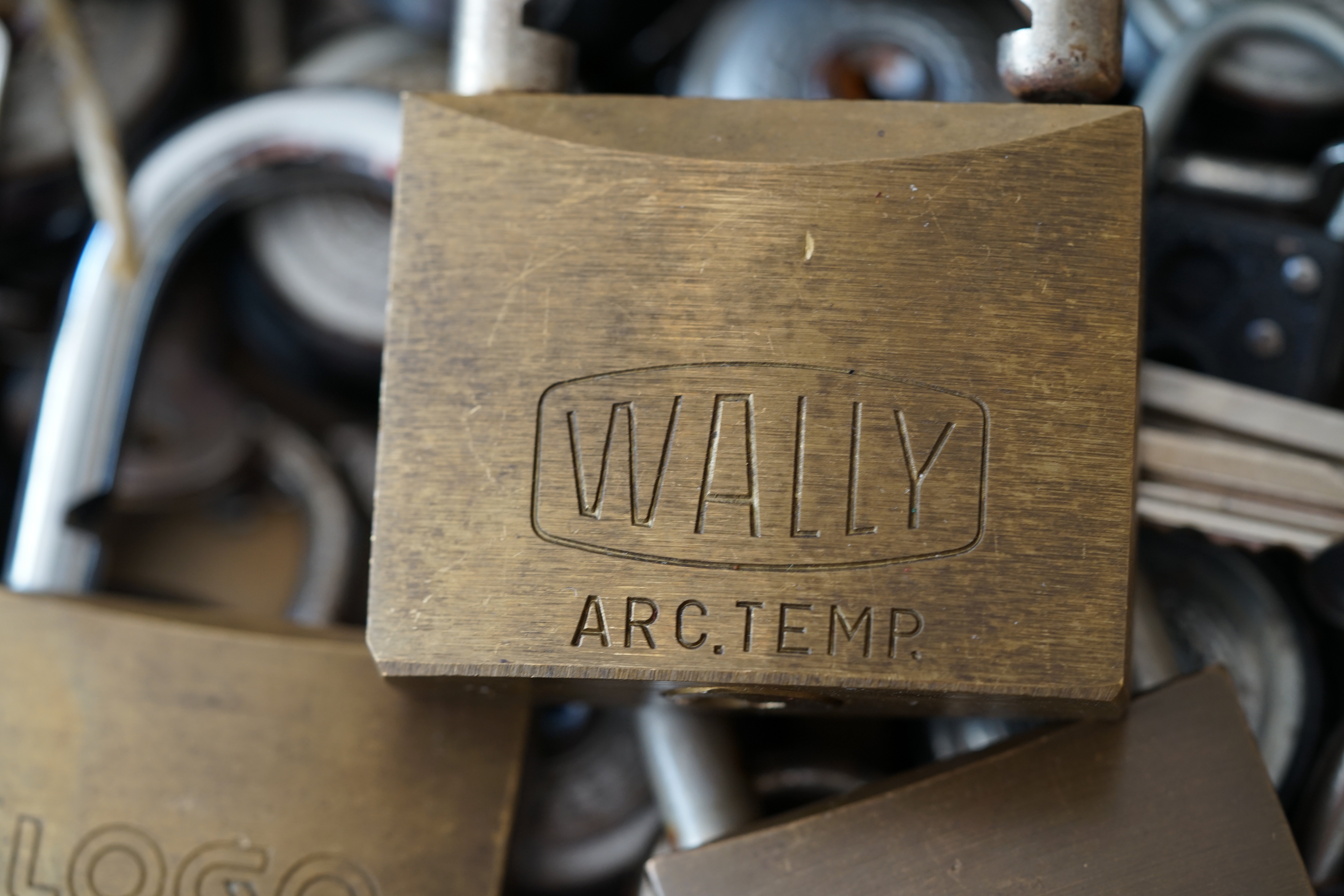 My Friend Harvey Mr. Smitz calls Arthurmeister in the Hasenstübchen, the Rabbit Hall und Bunny House. Yes Mr. Smitz, yes, yes really ? your Friend Harvey the Bunny want`s to komm in the Hasenstübchen ?! Ey Arkadasch, Noagerlzutzler, ey Heike II und Nachläufer, ey Strigoy du alter Aufsitzer, Mr. Smitz ist asking, if he can bring his Bunny Harvey with him into the Hasenstübchen ? All the Trinker call laut: Friend Harvey ? really, it is no Problem. Our Bunny House ist eh schon ein Irrenhaus, you know a Madhouse. We can pick your Friend Harvey. Yes, Yes ! Der Objektleiter Hannenberger läßt für Mr. Smitz die Glocke läuten ! In Arthurmeister s Jukebox by You Tube spielt Pointer Sisters: " SLOW HAND ". Mr. Smitz, it is time for your Medication now. The Rock Ola play Umberto Tozzi, yo Caminare. Yes, yes, Mr. Smitz, yes I know, yes, yes ! Oh, so amusing. Greetings to the Bunny in Beverly Hills from your Playboy, Yes, Yes, Mr. Smitz: Mrs. Friede Springer from the New`s Paper BILD et is happy. Maybe she will come with her Harvey to the Rabbit Hall, you know ! Hannenberger läutet die Glocke: Helbing und Rotkäppchen. Yes, yes Mr. Smitz, Driver Dieter takes you and your Bunny Harvey from Fuhlsbüttel. Tschüssing, i`ll greating the Detektiv`s. Yes Mr. Smitz, yes, the SEO for today is: Schwäbischer Hengst, Käppchen, you know Black Forrest and the Patsch Barracks, Stammtisch, American Lock, offen, Öffnung ohne Schlüssel. 𝐕𝐞𝐫𝐬𝐜𝐡𝐥𝐚𝐠𝐰𝐨𝐫𝐭𝐞𝐭 𝐦𝐢𝐭: 𝐀𝐫𝐭𝐡𝐮𝐫 𝐁ü𝐡𝐥, 𝐭𝐡𝐞 𝐃𝐮𝐭𝐬𝐜𝐡 𝐨𝐩𝐞𝐧 𝐋𝐨𝐜𝐤𝐩𝐢𝐜𝐤𝐢𝐧𝐠 𝐂𝐡𝐚𝐦𝐩𝐢𝐨𝐧 ! 𝐅𝐫𝐨𝐦 𝐖𝐈𝐑𝐄𝐃. Ö𝐅𝐅𝐍𝐔𝐍𝐆 𝐎𝐇𝐍𝐄 𝐒𝐂𝐇𝐋Ü𝐒𝐒𝐄𝐋, 𝐋𝐢𝐧𝐤𝐞𝐝𝐢𝐧, 𝐓𝐰𝐢𝐭𝐭𝐞𝐫 𝐗. 𝐋𝐞𝐠𝐨 𝐁𝐢𝐥𝐥𝐮𝐧𝐝 𝐋𝐞𝐠𝐨𝐥𝐚𝐧𝐝