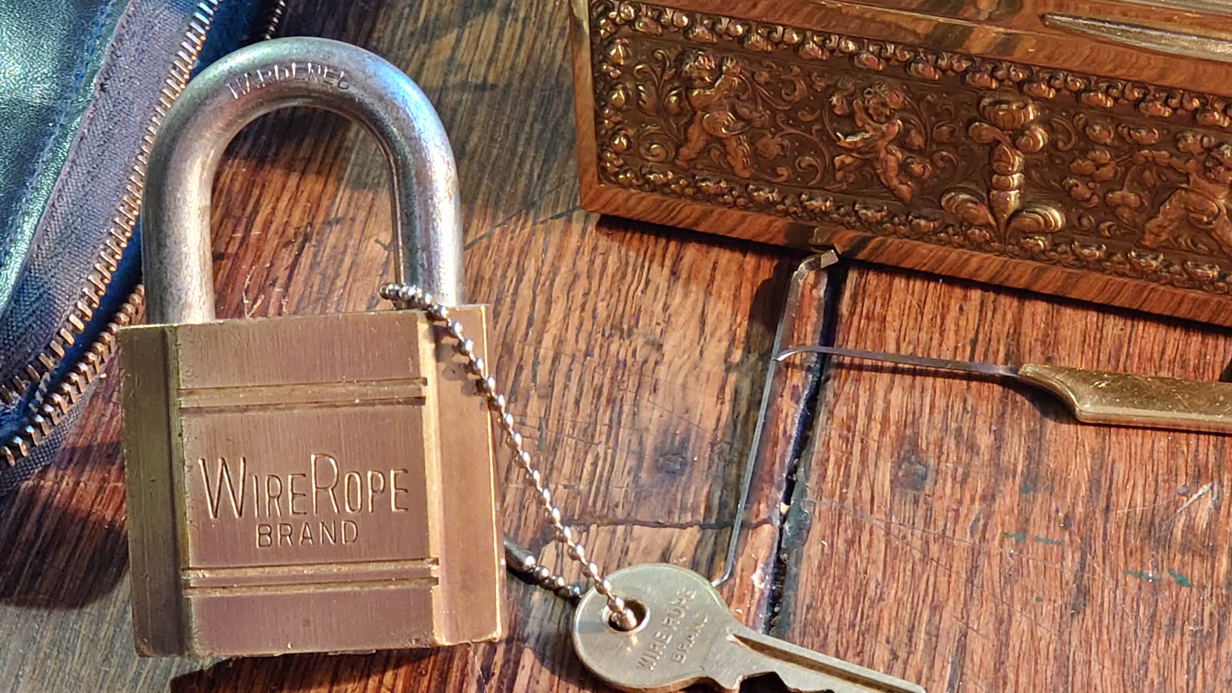 10.30 Uhr, High Noon im Hasenstübchen. Herr Arthur A. Bühl betritt das Hasenstübchen. Alle sind da. Martina, Heike II, Bouncing Joe Asberry und Schwerti sitzen am Stammtisch. Moin Arthurmeister, du alter einarmiger ®. Am Tresen sitzen Brilli - Ralf, Behördenmanni, Roswitha von Freitag, noch, Schneiderheinze und Schlosserklaus mit Heike I, Formel 1 Rudi, Boogie, Sir Waschi und der Gelenkbusfuzzy. Ganz hinten im Eck sitzen noch der HSV Ute, BMW Dedl und der Malermeister " Och ". Am Nebentisch stehen der Nachläufer, der Noagerlzuzzler, der Scholischek, der Stasi Meier mit seinem Freund Strigoy. Aus dem Hinterzimmer sind der Zigeunerschorsch, Giovanni, Lupo der alte Schmierlappen, Pino Frank, Maxam, auch ein deutscher Meister im Lockpicking, Ingo der Wirt von der Oberalster und Sammy der Wirt aus dem Dithmarscher, Schlüsselmichi und der Tschi, lautstark zu hören. In Arthurmeister`s Jukebox spielt " Slow Hand " von den Pointer Sisters. Hannenberger fragt: wie immer ! Arkadasch kommt vom Pissoir und schreit: Arthurmeister, du alter Sympathieträger und Aufmacher, mein alter Freund: wo hast Du denn den einarmigen ® her ? Sag es mir schnell ! Der Automatenpeter gibt eine Lokalrunde nach der anderen ! Er hat am einarmigen Banditen ® gewonnen und jetzt eine Glückssträhne ! Ich will auch solch ein Glück haben. Der ist vom Automaten nicht weg zu kriegen. Aber er solange einen ausgibt ! Den hatte ich noch vom Kujau stehen. Den zweiten einarmigen Banditen ® habe ich zu Mr. Smitz nach Beverly Hill`s, Hollywood, U.S.A. via Luftfracht in deren Bunny Hall liefern lassen. Das hat der Droschkendieter mit seinem Taxi bewerkstelligt. Prost, Stößchen, Salute ! Automatenpeter schreit lallend: Helbing für alle ! Das Hasenstübchen bebt. Sektchen, Stößchen, Prosit und Trallala ! Arthurmeister`s Jukebox spielt Dance Monkey. Der Hannenberger hat sich Heike I in Sachen Logistik Getränke nachlegen, hinter den Tresen geholt. Automatenpeter sitzt immer noch vor dem einarmigen Banditen ® und schreit: Glückssträhne ! Helbing für alle. Hannenberger läßt die Sektkorken knallen. Käppchen ! Die Jukebox spielt sheila B. Devotion, Spacer. Giovanni will aber Gianna Nannini hören. Mittlerweile sind Silkie, Marion und Ingrid hereinspatziert. Damengedeck und Ponyrunde ! Automatenpeter schreit: Helbing für alle ! Plötzlich tut es einen Schlag: Automatenpeter ist mitsamt seiner Helbingflasche vom Hocker auf den Hinterkopf geflogen. Hannenberger, der Objektleiter versucht zu helfen. Sofort geht ein Gerangel los: Der Strigoy, der Noagerlzuzzler und der Nachläufer schubsen sich gegenseitig weg. Automatenpeter stöhnt " Helbing ", versucht auf zu stehen. Alle drei wollen an den einarmigen ®. Da kommt Pelle Pelz von hinten und schreit: Bielefeld, Bier bestellt, Bielefeld, Bier bestellt, schnappt sich den Hocker und schafft es mit einer schlanken Drehung an den Banditen ®. Bielefeld, Bier bestellt. Ich will auch mal gewinnen. Arthurmeister`s Jukebox spielt lautstark sexy von French Affair. Be my lover, be my inspiration. You are so sexy, sex sex sexy, physical und logical temtation. No, no, no higher, higher, Bayby higher. Der Hannenberger und Heike I kommen mit dem nachschenken kaum nach. Jetzt hilft Niekole beim Abwasch. Angela hilft auch. Sammy vom Dithmarscher leert die Aschenbecher. Ingo kotzt in den Schirmständer. Das Hasenstübchen bebt. Schwerti der alte Versicherungsmathematiker aus der City Nord schreit: HMI, wir bezahlen nie ! ERGO heißen wir heute und bescheißen weiter die Leute. Sein Hocker wackelt bedenklich. Formel 1 Rudi krallt sich am Tresen fest. Der einarmige ® blinkt und Pelle gewinnt. HMI, wir bezahlen nie ! ERGO heißen wir heute und bekotzen die Leute ! Pelle schreit: Bielefeld, Bier bestellt. Der Rotamint, der blinkt. Rudi lallt: Scott Speed ! Die Ponyrunde macht Stößchen und Käppchen ! Arkadasch drückt sich an den Stammtisch und fängt ungefragt zu labern an: Arthurmeister, mein Schwippschwager hat eine Schwester und deren Freunds Cousin 2 ten Grades hat mir diesen Profilzylinder von Kale Kilit aus Istanbul mitgebracht. Kannst Du den zerstörungsfrei öffnen ? Der hat nämlich einen Wendeschlüssel wie Keso oder Kaba ! Arthurmeister spricht: Wie immer ! wenn der Schließzylinder von mir geöffnet wird, bleibt er hier am Stammtischaschenbecher ! Arkadasch murmelt. Arthurmeister entnimmt seinem Pick Set seinen deutschen Meister Taster und einen Spanner. Ruck Zuck ist das wehrlose Schloss geöffnet und liegt jetzt zerstörungsfrei auf dem Stammtisch. Arfthurmeister jells: OPEN ! Giovanni meint: aperto. Tschi schreit Ouzo. Bielefeld schreit: Helbing. Pelles Hocker beginnt bedenklich zu wackeln. Schwerti fängt wieder an zu pöbeln: HMI, wir bezahlen nie ! ERGO heißen wir heute und machen weiter fette Beute. Helbing für alle. Stößchen und Prosit. Joe, hier herscht auch heute Bouncing Verbot. Wir sind hier nicht in der NBA. Airball wirfst du zu Hause ! Giovanni hat sich durchgesetzt. Gianna Nannini dröhnt aus der Jukebox und zeigt ihre Titten. Tja, im Hasenstübchen achtet der Hannenberger auf 3 D. Justamente ruft Mr. Smitz aus dem Bunny Hall, Beverly Hills, Hollywood im Hasenstübchen am Hasenberge, an. Hannenberger ruft: Arthurmeister ! Mr. Smitz für dich am Telefon. High Noon Mr. Smitz, are you on party ? Yes, Yes, Arthurmeister. The einarmiger Bandit ®, the Slotmachine is arrived in our Rabbit House. All the Peoble will play the one armed ! What a fun. They are winning sempre. Fun, Fun ! What`s about with the Helbing Brother`s ? Oh, Mr. Smitz, there are a little drunk. What`s about the BILD et Uschi ? Uschi is on Reporter Tour on the Reeperbahn, the Kiez, you know ! I think Droschkendieter bring`s her later in the Hasenstübchen. He has tell, he will play the einarmiger ®. Uschi will have a Glücksträhne. What is Glücksträhne ? If you are winning sempre. The Jukebox is playing: Fading. Yes Mr. Smitz, i have the einarmiger Bandit ® patented by the Gouverment DPMA registerd ! Yes, Yes, for Arthur Bühl, President Pornomeister S.A.R.L. Im Hintergrund ist ein umkippender Barhocker und ein schreiender Pelle zu hören. Helbing, Freibier, Freibier ! Das Gerangel wer am einarmigen ® spielen darf geht von vorne los. Jetzt läßt Schneiderheinze die Glocken läuten. Käppchen, Stößchen, Prösterchen ! Im Hasenstübchen wird getanzt: Dance Monkey ertönt erneut. Pronto ! So Mr. Smitz: Good luck with the einarmiger ® and have a great winning time. And take greating to Harvey and to your President. No Mr. Smitz, I haven`t time, hier is party. Ende des Telefonats ! Das Hasenstübchen feiert. In der Jukebox erklingt: Haindling, Du Depp ! Fortsetzung folgt. Fandom Wiki Arthur A. Bühl, Detektiv aus Hamburg, Profilbild, Lockpicking, Danke Dr. Ulrich Morgenrot, Velbert, Schlüsselregion, Schlüsselfest in Velbert, Forum Niederberg, Schlossmuseum, Schlüsselfest, Schlossherz, Hans Schell Collection, Martina Pall, Graz, Austria, Park Hotel, Brauhaus, BKS, Heiligenhaus, Wilka Schließtechnik, Silca, IHK, KFV, Errebi, Beschlag, Hersteller, ABUS, Arthur Bühl, Arthurmeister ®, Schlosssammler, Bühl Wappen, Bühl Flagge, Bühl Urkunde Patent, BKS, Arthur Meister, Porno Meister, Wernèry, Profilzylinder, Juke Box Arthurmeister You Tube, Buehl Logo, Cutaway Cilinder, Pfaffenhain, Demonstration Lockpicking, Schliesszylinder, Holland, Toool, Rohlinge zur Impression, zerstörungsfrei ohne Schlüssel, Schlüsseldienst, Soultrain, Philysound, TSOP, Es fährt ein Zug nach nirgendwo ! Arthur Bühl.de, Sicherheit, Performance Künstler. TILT, Flipper, einarmiger Bandit, Bally Wulff, Rotamint, Mad Monkey - Slot Machine, Spielautomat Merkur, Casino, Monte Carlo, Jackpot, Merkur Sonne, Jubilee, ROL-A-TOP, Old slot machine, Love Meter, Jet play, Looping the Loop Fürst, Münzschleuder, Astoria, Orakel Automat, Multi, Super Multi, Booster, Toool Lockpicking, Australia, E - Bay, Mein E - Bay, Uliton, Profilzylinder, ABUS, Bremicker und Söhne, Vorhängeschloss, Vorhängeschlösser, Vorhangschloss, Einbausicherung Korf, Raucher, Jesusmaster, Hasenstübchen, bunter Nachmittag, SEO Geister, Web Tüv, Jägermeister, Bild et Uschi, Doublebrain, Präsident, KI Tüv, Stasi, DDR, Himmelsschlüssel, Urkunde, Katalog Stasi, Signatur Bühl, Token, Amerikaner, fälschungssicher, Sicherheitstechnik, DOM, Muster, Kneipe, Eckkneipe, Gastwirtschaft, Wirtschaft, Portacenere, Musterspuren, Tresor, Jord Knaap, Tresoröffnung zerstörungsfrei, KJS, Schlossherz, Lockpickerherz, Pornomeister, Lockpicking Herz, Notöffnung beim Bunten Nachmittag, Arthur Bühl und die Jukebox im Hasenstübchen, einarmiger Bandit, Merkur, Sonne, Nachtjäger, 08 15, Der Goldene Schuss, Ali Baba und die Wunderschlösser, Wunderino, Padlock Collector, Rotalok, Protector junior, Bühl, Art, Kunst, Künstler, Kataloge, BÜHL, Kunstwerke Deutschland, Kunstprojekt Artothek, Arte, Meisterarte, Artworks, Conny Veit, Zwetschgenstadt Bühl, Tipico Games, Casino, online, Spielothek, Slotmagie, Susi Live, Gutscheincode, Erwin, Freispiele, Novolino, FSK ab 18, Gewinnerlos, 0800 ruf nicht an, Spielautomatenwelt, Rock Ola, Wurlitzer, Seeburg, Bluray, Stingray.