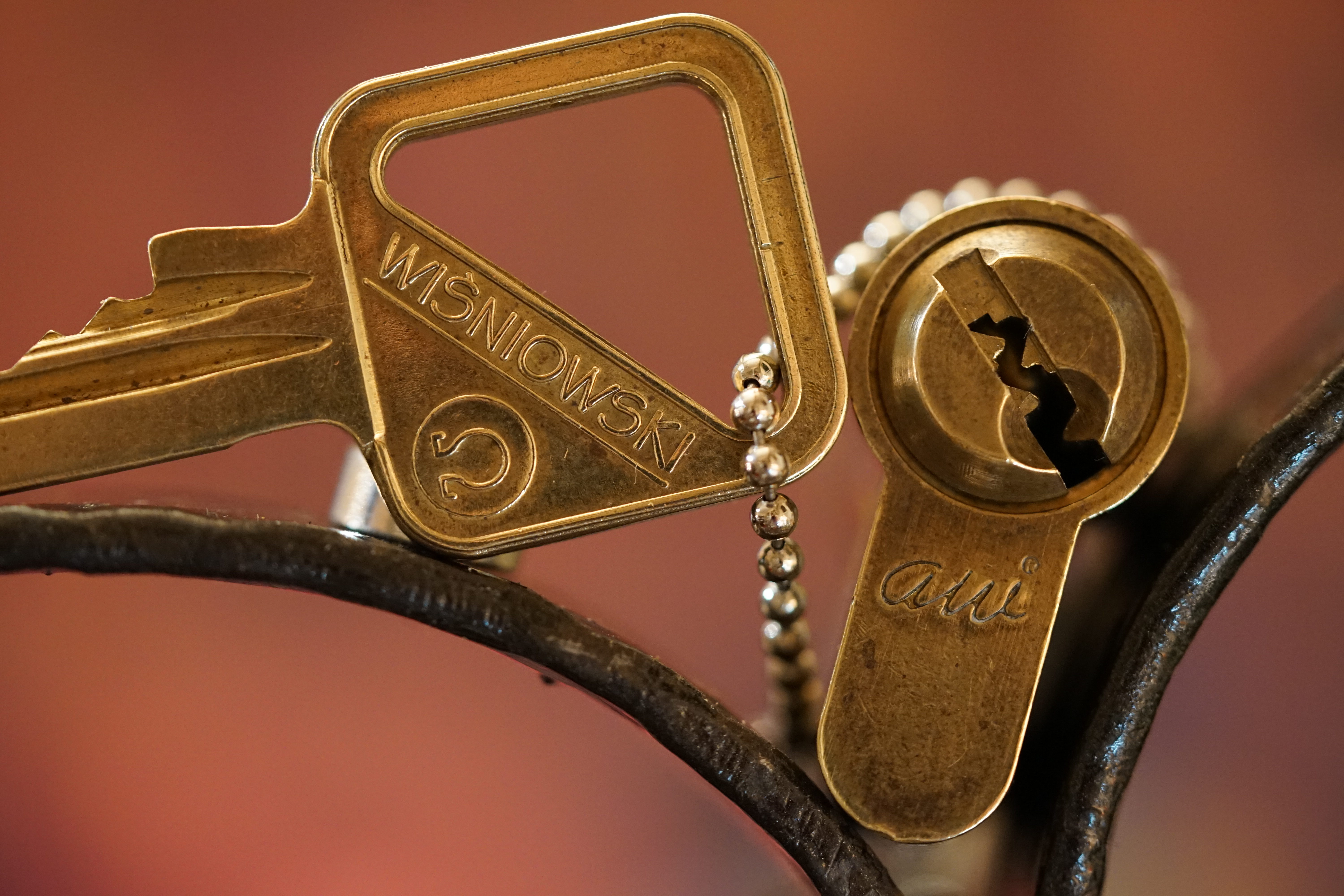 JOE ASBERRY Hey Joe " Asberry ", ruft F 1 Rudi vom Tresen, Prost und Stößchen ruft Heike III zum Stammtisch. Die Jukebox spielt in voller Lautstärke Mr. Bojangles. Arthurmeister, der Sympathieträger hat bay the way mit einem ABUS Padlock Joe`s Michael Air Jordan`s Basketball bag gesichert ! Auch der Michael Jordan mußte hier im Hasenstübchen das Basketball bouncing Verbot akzeptieren. Formel 1 Rudi schreit: Bouncing darf und kann hier nur ein Michael Schumacher. Die Cartomanze meint, ein Ralf Schumacher auch ! Prost Weizen, Stößchen, Käppchen, ASBERRY !!! Die Jukebox by Youtube spielt " Slow Hand ". Joe, du rascal belehre uns nicht schon wieder. Wir sind hier in der Rabbit Hall and smoking is good for your drunken head. Prosit, Cheer`s, Salute, Gin Gin, altüst, sante` und Viva ! Hoch die Tassen ! Am Tresen läutet die Glocke. Der Rotamint der blinkt. Drei Tage war der JOE krank, jetzt trinkt und raucht er wieder. Gott sei Dank ! Verschlagwortet mit: Arthur Bühl, Detektiv, the dutch open Lockpicking Champion ! From WIRED. ÖFFNUNG OHNE SCHLÜSSEL, Linkedin Joe Asberry, Twitter X. Basket Ball Bouncing Verbot, Arthurmeister, Raucher, Roth - Händle, Stadt Lahr - Bühl, Schwarzwald, Black Forest, Rotkäppchen you know Mr. Smitz, Sorte Schwäbischerhengst.de is großfruchtig und süss. Buhl er Zwetschge. No, only woman has Pflaumen ♥. Wilhelm Busch ! Verschlagwortet mit: Arthur Bühl, Detektiv, the dutch open Lockpicking Champion ! From WIRED. ÖFFNUNG OHNE SCHLÜSSEL, Linkedin Joe Asberry, Twitter X. Basket Ball Bouncing Verbot, Arthurmeister, Raucher, Roth - Händle, Stadt Lahr - Bühl, Schwarzwald, Black Forest, Rötkäppchen you know Mr. Smitz, Sorte Schwäbischerhengst.de is großfruchtig und süss. Buhl er Zwetschge. No, only woman has Pflaumen ♥. Wilhelm Busch 𝐋𝐞𝐠𝐨 𝐁𝐢𝐥𝐥𝐮𝐧𝐝 𝐋𝐞𝐠𝐨𝐥𝐚𝐧𝐝 𝗩𝗲𝗿𝘀𝗰𝗵𝗹𝗮𝗴𝘄𝗼𝗿𝘁𝗲𝘁 𝗺𝗶𝘁: 𝗔𝗿𝘁𝗵𝘂𝗿 𝗕ü𝗵𝗹, 𝘁𝗵𝗲 𝗗𝘂𝘁𝘀𝗰𝗵 𝗼𝗽𝗲𝗻 𝗟𝗼𝗰𝗸𝗽𝗶𝗰𝗸𝗶𝗻𝗴 𝗖𝗵𝗮𝗺𝗽𝗶𝗼𝗻 ! 𝗙𝗿𝗼𝗺 𝗪𝗜𝗥𝗘𝗗. Ö𝗙𝗙𝗡𝗨𝗡𝗚 𝗢𝗛𝗡𝗘 𝗦𝗖𝗛𝗟Ü𝗦𝗦𝗘𝗟, 𝗟𝗶𝗻𝗸𝗲𝗱𝗶𝗻, 𝗧𝘄𝗶𝘁𝘁𝗲𝗿 𝗫. 𝗟𝗲𝗴𝗼 𝗕𝗶𝗹𝗹𝘂𝗻𝗱 Verschlagwortet mit: Arthur Bühl, the Dutsch open Lockpicking Champion ! From WIRED. ÖFFNUNG OHNE SCHLÜSSEL, Linkedin, Twitter X. 𝔄𝔯𝔱𝔥𝔲𝔯 𝔅ü𝔥𝔩, 𝔄𝔯𝔱𝔥𝔲𝔯𝔪𝔢𝔦𝔰𝔱𝔢𝔯® Verzwetschget mit: ♥ Vokuhila, Friseur ♥ Schwäbischer Hengst, Zwetschgen Heini, Bühl er, Zwetschge, Google Earth, Mittelpunkt der Welt, Martinameisterin, Cartomanze, Scholischek, " HIGH NOON ! ". ♥ Parole Emil ! SEO LOTTO 𝔄𝔯𝔱𝔥𝔲𝔯 𝔅ü𝔥𝔩, 𝔄𝔯𝔱𝔥𝔲𝔯𝔪𝔢𝔦𝔰𝔱𝔢𝔯® Verschlagwortet mit: Arthur Bühl, Arthurmeister® Arthur ♥ Schwäbischer Hengst, Buhl, Zwetschgen Heini, Artur, Buehl er, Zwetschge, Made in Germany, Born 1961, Sympathieträger, Google Earth, Mittelpunkt der Welt, Pflaumen, Arkadasch, Datschi, ♥ Martinameisterin, Cartomanze, Scholischek, " HIGH NOON ! ", ♥ ♥ Vokuhila ♥ Parole Emil ! SEO Bühl Zwetschge ♥ 𝔄𝔯𝔱𝔥𝔲𝔯 𝔅ü𝔥𝔩, 𝔄𝔯𝔱𝔥𝔲𝔯𝔪𝔢𝔦𝔰𝔱𝔢𝔯® 𝗩𝗲𝗿𝘇𝘄𝗲𝘁𝘀𝗰𝗵𝗴𝗲𝘁 𝗺𝗶𝘁: 𝔄𝔯𝔱𝔥𝔲𝔯 𝔅ü𝔥𝔩, 𝗔𝗿𝘁𝗵𝘂𝗿𝗺𝗲𝗶𝘀𝘁𝗲𝗿, 𝗥𝗮𝘂𝗰𝗵𝗲𝗿, 𝗥𝗼𝘁𝗵 - 𝗛ä𝗻𝗱𝗹𝗲, 𝗦𝘁𝗮𝗱𝘁 𝗟𝗮𝗵𝗿 - 𝗕ü𝗵𝗹, 𝗦𝗰𝗵𝘄𝗮𝗿𝘇𝘄𝗮𝗹𝗱, 𝗕𝗹𝗮𝗰𝗸𝗳𝗼𝗿𝗲𝘀𝘁, 𝗥𝗼𝘁𝗸ä𝗽𝗽𝗰𝗵𝗲𝗻 𝘆𝗼𝘂 𝗸𝗻𝗼𝘄 𝗠𝗿. 𝗦𝗺𝗶𝘁𝘇, 𝗦𝗼𝗿𝘁𝗲 𝗦𝗰𝗵𝘄ä𝗯𝗶𝘀𝗰𝗵𝗲𝗿𝗵𝗲𝗻𝗴𝘀𝘁.𝗱𝗲 𝗶𝘀 𝗴𝗿𝗼ß𝗳𝗿𝘂𝗰𝗵𝘁𝗶𝗴 𝘂𝗻𝗱 𝘀ü𝘀𝘀. ♥ 𝗡𝗼, 𝗼𝗻𝗹𝘆 𝘄𝗼𝗺𝗮𝗻 𝗵𝗮𝘀 𝗣𝗳𝗹𝗮𝘂𝗺𝗲𝗻 ♥ 𝗞𝗹𝗲𝗶𝗻𝘁𝗶𝗲𝗿𝘇ü𝗰𝗵𝘁𝗲𝗿𝘃𝗲𝗿𝗲𝗶𝗻. 𝗗𝗶𝗲 𝗘 - 𝗠𝗮𝗶𝗹 𝗹𝗮𝘂𝘁𝗲𝘁: 𝗔𝗿𝘁𝗵𝘂𝗿𝗺𝗲𝗶𝘀𝘁𝗲𝗿@𝗔𝗿𝘁𝗵𝘂𝗿𝗺𝗲𝗶𝘀𝘁𝗲𝗿.𝗱𝗲 𝗗𝗶𝗲 𝗘 - 𝗠𝗮𝗶𝗹 𝗹𝗮𝘂𝘁𝗲𝘁: 𝗔𝗿𝘁𝗵𝘂𝗿𝗔𝗻𝗱𝗿𝗲𝗮𝘀𝗕𝘂𝗲𝗵𝗹@𝗔𝗿𝘁𝗵𝘂𝗿𝗔𝗻𝗱𝗿𝗲𝗮𝘀𝗕𝘂𝗲𝗵𝗹.𝗱𝗲 Verschlagwortet mit Bühl er Zwetschge, Zwetschgenhengst, Pflaume, plum, Erikli, prugna torta, Datschi, süss. ♥ Zwetschgen Heini verschlagwortet mit: ♥ Vokuhila, Friseur ♥ Schwäbischer Hengst, Zwetschgen Heini, Bühl er, Zwetschge, Google Earth, Mittelpunkt der Welt, Martinameisterin, Cartomanze, Scholischek, " HIGH NOON ! ". ♥ Parole Emil ! 𝔄𝔯𝔱𝔥𝔲𝔯 𝔅ü𝔥𝔩, 𝔄𝔯𝔱𝔥𝔲𝔯𝔪𝔢𝔦𝔰𝔱𝔢𝔯® In der Vitrine von Arthur Andreas Bühl, Arthurmeister sind Schlösser, Padlocks, von ABUS, BKS, CES, DOM, EVVA, Assa Abloy, Z Ikon, Kaba, Keso, ASSA, Winkhaus, Wilka, Trelock, Schmelting, Bode Panzer, Ancor Las, Drumm Geminy, Xylock, SEA, Medeco, Mul-T-Lock, Cut away, ABUS Granit, Pfaffenhain, E*S, ESS, Nemef, BAB, Babelsberg, Stasi, Diskus, WMF, Tesa, Vachette, Cisa, Wally, Rielda, Mottura, Viro, FAI, GeGe, Fichet, Bode Panzer, Tresor, Bramah, Protector, Braun`s Patent, Walomatus, Arolds, Combination Lock, Yale, Master, American Lock, Tubular, China, Indien, Aligarh, Nepal, Thailand, Zahlenschlösser, Himmelsschlüssel und noch vieles mehr, vorhanden. Alle Schliesszylinder sind Übungsmaterial für das Lockpicking. Schlagschlüssel sind auch dabei. Das Trabbi Tool, Stasi, natürlich auch. Verschlagwortet mit Buehl, Buhl, Rotkäppchen, Zwetschgenhengst, Zwetschge SEO Jahrgang 1961 Verschlagwortet mit: Arthur Bühl, Arthurmeister® Arthur ♥ Schwäbischer Hengst, Buhl, Zwetschgen Heini, Artur, Buehl er, Zwetschge, Made in Germany, Born 1961, Sympathieträger, Google Earth, Mittelpunkt der Welt, Pflaumen, Arkadasch, Datschi, ♥ Martinameisterin, Cartomanze, Scholischek, " HIGH NOON ! ", ♥ ♥ Vokuhila ♥ Parole Emil ! SEO Vitrine Alternativtext: ♥ 𝔄𝔯𝔱𝔥𝔲𝔯 𝔅ü𝔥𝔩, 𝔄𝔯𝔱𝔥𝔲𝔯𝔪𝔢𝔦𝔰𝔱𝔢𝔯®