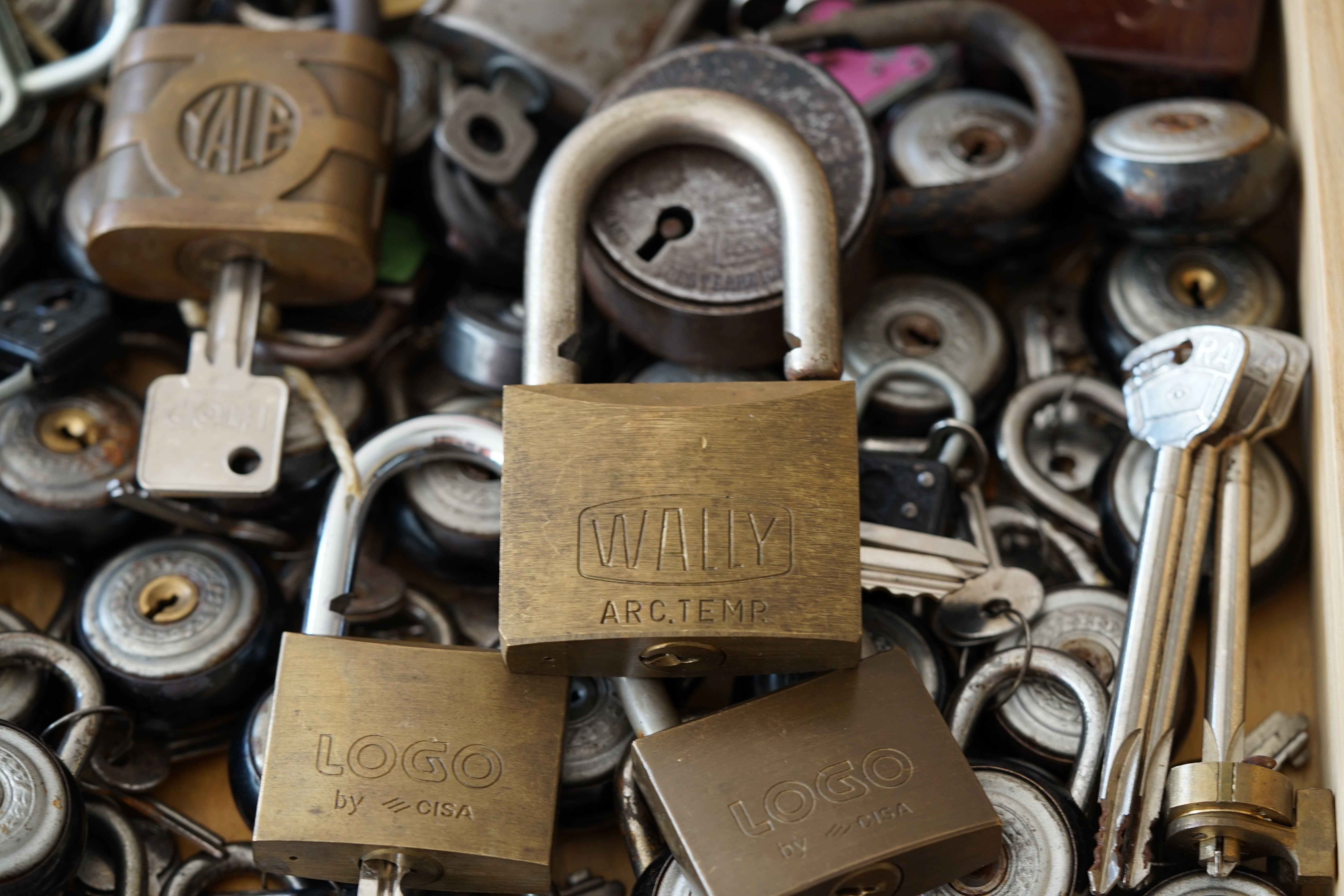 Max und Moritz – Eine Bubengeschichte in sieben Streichen Max und Moritz machten beide, Als sie lebten, keinem Freude: Bildlich siehst du jetzt die Possen, Die in Wirklichkeit verdrossen, Mit behaglichem Gekicher, Weil du selbst vor ihnen sicher. Aber das bedenke stets: Wie man’s treibt, mein Kind, so geht’s. Vorwort Ach was muß man oft von bösen Kindern hören oder lesen! Wie zum Beispiel hier von diesen,Welche Max und Moritz hießen. Die, anstatt durch weise Lehren Sich zum Guten zu bekehren, Oftmals noch darüber lachten Und sich heimlich lustig machten. Ja, zur Übeltätigkeit, Ja, dazu ist man bereit! Menschen necken, Tiere quälen, Äpfel, Birnen, Zwetschen stehlen Das ist freilich angenehmer Und dazu auch viel bequemer, Als in Kirche oder Schule Festzusitzen auf dem Stuhle. Aber wehe, wehe, wehe, Wenn ich auf das Ende sehe!! Aber wehe, wehe, wehe, Wenn ich auf das Ende sehe!! Ach, das war ein schlimmes Ding, Wie es Max und Moritz ging. Drum ist hier, was sie getrieben, Abgemalt und aufgeschrieben. Max und Moritz - Erster Streich - Witwe Bolte Mancher gibt sich viele Müh Mit dem lieben Federvieh: Einesteils der Eier wegen, Welche diese Vögel legen, Zweitens, weil man dann und wann Einen Braten essen kann; Drittens aber nimmt man auch Ihre Federn zum Gebrauch In die Kissen und die Pfühle, Denn man liegt nicht gerne kühle. " Seht, da ist die Witwe Bolte, Die das auch nicht gerne wollte. " Seht, da ist die Witwe Bolte, Die das auch nicht gerne wollte. Ihrer Hühner waren drei Und ein stolzer Hahn dabei. Max und Moritz dachten nun: Was ist hier jetzt wohl zu tun? Ganz geschwinde, eins, zwei, drei, Schneiden sie sich Brot entzwei, In vier Teile, jedes Stück Wie ein kleiner Finger dick. Diese binden sie an Fäden, Übers Kreuz, ein Stück an jeden, Und verlegen sie genau In den Hof der guten Frau. Kaum hat dies der Hahn gesehen, fängt er auch schon an zu krähen: Kikeriki, kikikerikih!! Tak, tak, tak, da kommen sie! Hahn und Hühner schlucken munter Jedes ein Stück Brot hinunter; Aber als sie sich besinnen, Konnte keines recht von hinnen. In die Kreuz und in die Quer Reißen sie sich hin und her, Flattern auf und in die Höh, Ach herrje, herrjemine! Ach, sie bleiben an dem langen, Dürren Ast des Baumes hangen. Und ihr Hals wird lang und länger, Ihr Gesang wird bang und bänger, Jedes legt noch schnell ein Ei, Und dann kommt der Tod herbei. Witwe Bolte in der Kammer Hört im Bette diesen Jammer; Ahnungsvoll tritt sie heraus: Ach, was war das für ein Graus! "Fließet aus dem Aug, ihr Tränen! All mein Hoffen, all mein Sehnen, Meines Lebens schönster Traum Hängt an diesem Apfelbaum!“ Tiefbetrübt und sorgenschwer Kriegt sie jetzt das Messer her, Nimmt die Toten von den Strängen, Daß sie so nicht länger hängen, Und mit stummem Trauerblick Kehrt sie in ihr Haus zurück. Dieses war der erste Streich, Doch der zweite folgt sogleich. Max und Moritz - Zweiter Streich Als die gute Witwe Bolte Sich von ihrem Schmerz erholte, Dachte sie so hin und her, Daß es wohl das beste wär, Die Verstorbnen, die hienieden Schon so frühe abgeschieden, Ganz im stillen und in Ehren Gut gebraten zu verzehren. Freilich war die Trauer groß, Als sie nun so nackt und bloß Abgerupft am Herde lagen, Sie, die einst in schönen Tagen Bald im Hofe, bald im Garten Lebensfroh im Sande scharrten. Ach, Frau Bolte weint aufs neu, Und der Spitz steht auch dabei. Max und Moritz rochen dieses: "Schnell aufs Dach gekrochen!“ hieß es. Durch den Schornstein mit Vergnügen Sehen sie die Hühner liegen, Die schon ohne Kopf und Gurgeln Lieblich in der Pfanne schmurgeln. " Eben geht mit einem Teller Witwe Bolte in den Keller " Eben geht mit einem Teller Witwe Bolte in den Keller, Daß sie von dem Sauerkohle Eine Portion sich hole, Wofür sie besonders schwärmt, Wenn er wieder aufgewärmt. Unterdessen auf dem Dache Ist man tätig bei der Sache. Max hat schon mit Vorbedacht Eine Angel mitgebracht. Schnupdiwup, da wird nach oben Schon ein Huhn heraufgehoben! Schnupdiwup, jetzt Numro zwei! Schnupdiwup, jetzt Numro drei! Und jetzt kommt noch Numro vier: Schnupdiwup, dich haben wir! Zwar der Spitz sah es genau Und er bellt: Rawau, rawau! Aber schon sind sie ganz munter Fort und von dem Dach herunter. Na, das wird Spektakel geben, Denn Frau Bolte kommt soeben; Angewurzelt stand sie da, Als sie nach der Pfanne sah. Alle Hühner waren fort, "Spitz!“ das war ihr erstes Wort. "O du Spitz, du Ungetüm! Aber wart, ich komme ihm!“ Mit dem Löffel groß und schwer Geht es über Spitzen her; Laut ertönt sein Wehgeschrei, Denn er fühlt sich schuldenfrei. Max und Moritz im Verstecke Schnarchen aber an der Hecke. Und vom ganzen Hühnerschmaus Guckt nur noch ein Bein heraus. Dieses war der zweite Streich, Doch der dritte folgt sogleich. Max und Moritz - Dritter Streich Jedermann im Dorfe kannte Einen, der sich Böck benannte. " Alle diese Kleidungssachen Wußte Schneider Böck zu machen. " Alltagsröcke, Sonntagsröcke, Lange Hosen, spitze Fräcke, Westen mit bequemen Taschen, Warme Mäntel und Gamaschen, Alle diese Kleidungssachen Wußte Schneider Böck zu machen. Oder wäre was zu flicken, Abzuschneiden, anzustücken, Oder gar ein Knopf der Hose Abgerissen oder lose Wie und wo und was es sei, Hinten, vorne, einerlei Alles macht der Meister Böck, Denn das ist sein Lebenszweck. Drum so hat in der Gemeinde Jedermann ihn gern zum Freunde. Aber Max und Moritz dachten, Wie sie ihn verdrießlich machten. Nämlich vor des Meisters Hause Floß ein Wasser mit Gebrause. Übers Wasser führt ein Steg Und darüber geht der Weg. Max und Moritz, gar nicht träge, Sägen heimlich mit der Säge, Ritzeratze! voller Tücke, In die Brücke eine Lücke. Als nun diese Tat vorbei, Hört man plötzlich ein Geschrei: "He, heraus, du Ziegen-Böck! Scheider Schneider, meck, meck, meck!“ Alles konnte Böck ertragen, Ohne nur ein Wort zu sagen; Aber wenn er dies erfuhr, Ging“s ihm wider die Natur. " Denn schon wieder ihm zum Schreck Tönt ein lautes: ‚Meck, meck, meck! " Schnelle springt er mit der Elle Über seines Hauses Schwelle, Denn schon wieder ihm zum Schreck Tönt ein lautes: "Meck, meck, meck!“ Und schon ist er auf der Brücke. Kracks, die Brücke bricht in Stücke! Wieder tönt es: "Meck, meck, meck!“ Plumps, da ist der Schneider weg! Grad als dieses vorgekommen, Kommt ein Gänsepaar geschwommen, Welches Böck in Todeshast Krampfhaft bei den Beinen faßt. Beide Gänse in der Hand, Flattert er auf trocknes Land. Übrigens bei alledem Ist so etwas nicht bequem! Wie denn Böck von der Geschichte Auch das Magendrücken kriegte. Hoch ist hier Frau Böck zu preisen! Denn ein heißes Bügeleisen, Auf den kalten Leib gebracht, Hat es wiedergutgemacht. Bald im Dorf hinauf, hinunter Hieß es: Böck ist wieder munter. Dieses war der dritte Streich, Doch der vierte folgt sogleich. Max und Moritz - Vierter Streich Also lautet ein Beschluß: Daß der Mensch was lernen muß. Nicht allein das Abc Bringt den Menschen in die Höh, Nicht allein im Schreiben, Lesen Übt sich ein vernünftig Wesen; Nicht allein in Rechnungssachen Soll der Mensch sich Mühe machen; Sondern auch der Weisheit Lehren Muß man mit Vergnügen hören. " Daß dies mit Verstand geschah War Herr Lehrer Lämpel da. " Daß dies mit Verstand geschah War Herr Lehrer Lämpel da. Max und Moritz, diese beiden, Mochten ihn darum nicht leiden. Denn wer böse Streiche macht, Gibt nicht auf den Lehrer acht. Nun war dieser brave Lehrer Von dem Tobak ein Verehrer, Was man ohne alle Frage Nach des Tages Müh und Plage Einem guten, alten Mann Auch von Herzen gönnen kann. Max und Moritz, unverdrossen, Sinnen aber schon auf Possen, Ob vermittelst seiner Pfeifen Dieser Mann nicht anzugreifen. Einstens, als es Sonntag wieder Und Herr Lämpel brav und bieder In der Kirche mit Gefühle Saß vor seinem Orgelspiele, Schlichen sich die bösen Buben In sein – Haus und seine Stuben, Wo die Meerschaumpfeife stand; Max hält sie in seiner Hand; Aber Moritz aus der Tasche Zieht die Flintenpulverflasche, Und geschwinde – stopf, stopf, stopf – Pulver in den Pfeifenkopf. Jetzt nur still und schnell nach Haus, Denn schon ist die Kirche aus! Eben schließt in sanfter Ruh Lämpel seine Kirche zu; Und mit Buch und Notenheften, Nach besorgten Amtsgeschäften, Lenkt er freudig seine Schritte Zu der heimatlichen Hütte, Und voll Dankbarkeit sodann Zündet er sein Pfeifchen an. "Ach!“ spricht er, "die größte Freud Ist doch die Zufriedenheit!“ Rums, da geht die Pfeife los Mit Getöse, schrecklich groß! Kaffeetopf und Wasserglas, Tabaksdose, Tintenfaß, Ofen, Tisch und Sorgensitz Alles fliegt im Pulverblitz. Als der Dampf sich nun erhob, Sieht man Lämpel, der – gottlob! – Lebend auf dem Rücken liegt; Doch er hat was abgekriegt. Nase, Hand, Gesicht und Ohren Sind so schwarz als wie die Mohren, Und des Haares letzter Schopf Ist verbrannt bis auf den Kopf. Wer soll nun die Kinder lehren Und die Wissenschaft vermehren Wer soll nun für Lämpel leiten Seine Amtestätigkeiten Woraus soll der Lehrer rauchen, Wenn die Pfeife nicht zu brauchen Mit der Zeit wird alles heil, Nur die Pfeife hat ihr Teil. Dieses war der vierte Streich, Doch der fünfte folgt sogleich. Max und Moritz - Fünfter Streich Wer in Dorfe oder Stadt Einen Onkel wohnen hat, Der sei höflich und bescheiden; Denn das mag der Onkel leiden. Morgens sagt man: "Guten Morgen! Haben Sie was zu besorgen?“ Bringt ihm, was er haben muß: Zeitung, Pfeife, Fidibus. Oder sollt“ es wo im Rücken Drücken, beißen oder zwicken, Gleich ist man mit Freudigkeit Dienstbeflissen und bereit. Oder sei“s nach einer Prise, Daß der Onkel heftig niese, Ruft man: "Prosit!“ alsogleich. "Danke!“ – "Wohl bekomm es Euch!“ Oder kommt er spät nach Haus, Zieht man ihm die Stiefel aus, Holt Pantoffel, Schlafrock, Mütze, Daß er nicht im Kalten sitze. Kurz, man ist darauf bedacht, Was dem Onkel Freude macht. Max und Moritz ihrerseits Fanden darin keinen Reiz. Denkt euch nur, welch schlechten Witz Machten sie mit Onkel Fritz! Jeder weiß, was so ein Mai- Käfer für ein Vogel sei. In den Bäumen hin und her Fliegt und kriecht und krabbelt er. Max und Moritz, immer munter, Schütteln sie vom Baum herunter. In die Tüte von Papiere Sperren sie die Krabbeltiere. Fort damit und in die Ecke Unter Onkel Fritzens Decke! Bald zu Bett geht Onkel Fritze In der spitzen Zipfelmütze; Seine Augen macht er zu Hüllt sich ein und schläft in Ruh. Doch die Käfer - kritze, kratze ! - Kommen schnell aus der Matratze. Schon faßt einer, der voran, Onkel Fritzens Nase an. " Bau! " schreit er“,was ist das hier ? " Und erfaßt das Ungetier. Und den Onkel voller Grausen Sieht man aus dem Bette sausen. "Autsch!“ – schon wieder hat er einen lm Genicke, an den Beinen; Hin und her und rundherum Kriecht es, fliegt es mit Gebrumm. " Onkel Fritz, in dieser Not, Haut und trampelt alles tot. " Onkel Fritz, in dieser Not, Haut und trampelt alles tot. Guckste wohl, jetzt ist“s vorbei Mit der Käferkrabbelei! Onkel Fritz hat wieder Ruh Und macht seine Augen zu. Dieses war der fünfte Streich, Doch der sechste folgt sogleich. Max und Moritz - Sechster Streich In der schönen Osterzeit, Wenn die frommen Bäckersleut Viele süße Zuckersachen Backen und zurechtemachen, Wünschen Max und Moritz auch Sich so etwas zum Gebrauch. Doch der Bäcker, mit Bedacht, Hat das Backhaus zugemacht, Also, will hier einer stehlen, Muß er durch den Schlot sich quälen. Ratsch! . da kommen die zwei Knaben Durch den Schornstein,schwarz wie Raben. Puff. sie fallen in die Kist, Wo das Mehl darinnen ist! Da! nun sind sie alle beide Rundherum so weiß wie Kreide Aber schon mit viel Vergnügen Sehen sie die Brezeln liegen. Knacks! da bricht der Stuhl entzwei; Schwapp! da liegen sie im Brei. Ganz von Kuchenteig umhüllt, Stehn sie da als Jammerbild. " Gleich erscheint der Meister Bäcker Und bemerkt die Zuckerlecker. " Gleich erscheint der Meister Bäcker Und bemerkt die Zuckerlecker. Eins, zwei, drei, eh man“s gedacht, Sind zwei Brote draus gemacht! In dem Ofen glüht es noch Ruff! damit ins Ofenloch! Ruff! man zieht sie aus der Glut; Denn nun sind sie braun und gut! Jeder denkt: die sind perdü! Aber nein – noch leben sie. Knusper, knasper! wie zwei Mäuse Fressen sie durch das Gehäuse; Und der Meister Bäcker schrie: "Ach herrje, da laufen sie!“ Dieses war der sechste Streich, Doch der letzte folgt sogleich. Max und Moritz - Letzter Streich Max und Moritz, wehe euch! Jetzt kommt euer letzter Streich! Wozu müssen auch die beiden Löcher in die Säcke schneiden? " Seht, da trägt der Bauer Mecke Einen seiner Maltersäcke. " Seht, da trägt der Bauer Mecke Einen seiner Maltersäcke. Aber kaum, daß er von hinnen, Fängt das Korn schon an zu rinnen. Und verwundert steht und spricht er: " Zapperment! Dat Ding werd lichter ! " Hei! Da sieht er voller Freude Max und Moritz im Getreide. Rabs! - In seinen großen Sack Schaufelt er das Lumpenpack. Max und Moritz wird es schwüle; Denn nun geht es nach der Mühle. " Meister Müller, he, heran ! Mahl er das, so schnell er kann ! " " Her damit ! " und in den Trichter Schüttelt er die Bösewichter. Rickeracke! Rickeracke! Geht die Mühle mit Geknacke. Hier kann man sie noch erblicken Fein geschroten und in Stücken. Doch sogleich verzehret sie Meister Müllers Federvieh. Schluß Als man dies im Dorf erfuhr, War von Trauer keine Spur. Witwe Bolte, mild und weich, Sprach: " Sieh da, ich dacht es gleich ! " " Jajaja ! " rief Meister Böck, " Bosheit ist kein Lebenszweck! " Drauf so sprach Herr Lehrer Lämpel: "Dies ist wieder ein Exempel!“ "Freilich“, meint der Zuckerbäcker, "Warum ist der Mensch so lecker!“ Selbst der gute Onkel Fritze Sprach: "Das kommt von dumme Witze!“ Doch der brave Bauersmann Dachte: "Wat geiht meck dat an!“ Kurz, im ganzen Ort herum Ging ein freudiges Gebrumm "Gott sei Dank! Nun ist“s vorbei Mit der Übeltäterei!!“