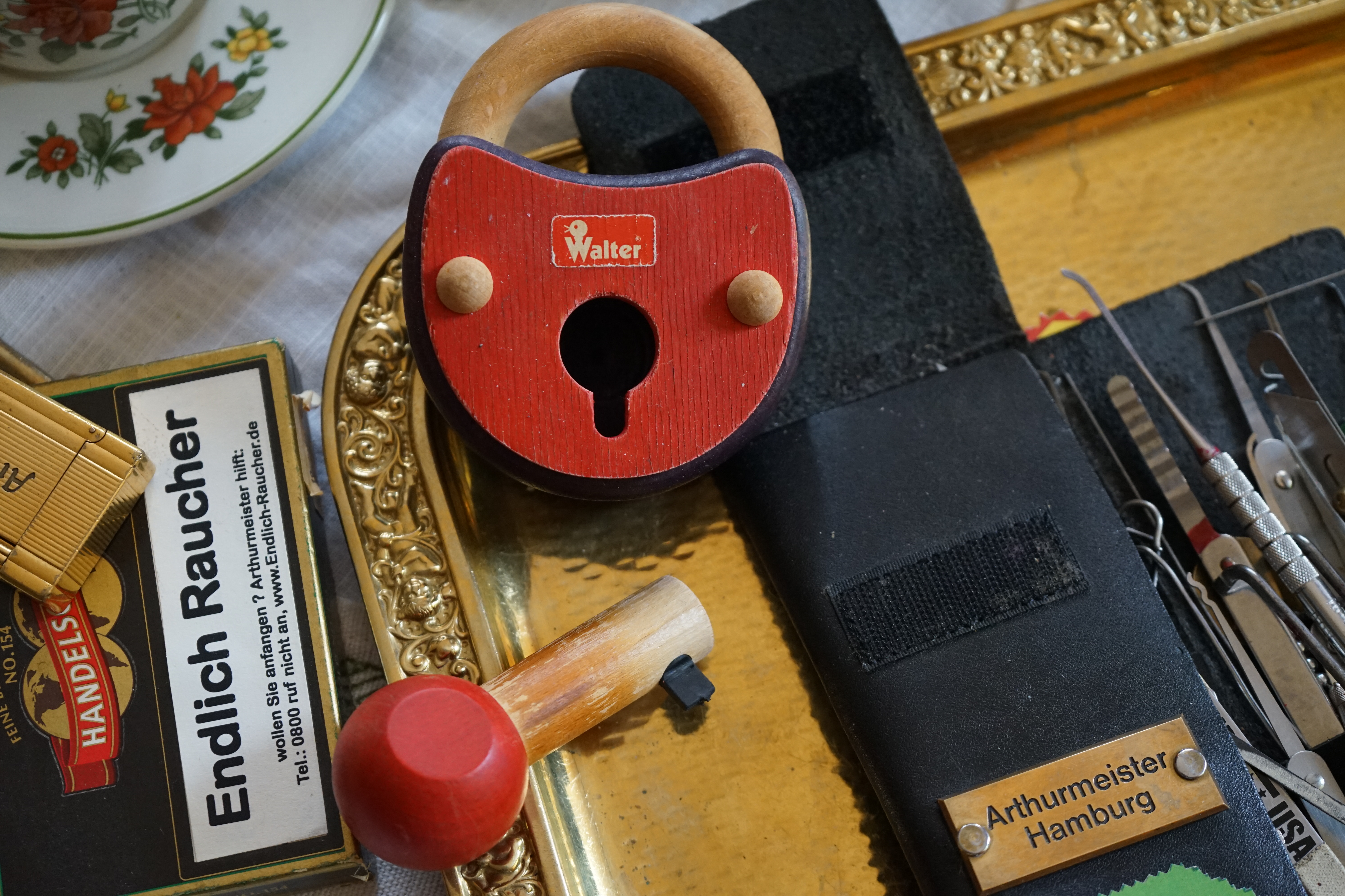 Mr. Smitz Hilfe für Leporello.us 𝔄𝔯𝔱𝔥𝔲𝔯 𝔅ü𝔥𝔩, 𝔄𝔯𝔱𝔥𝔲𝔯𝔪𝔢𝔦𝔰𝔱𝔢𝔯® HELLO Mr. Smitz, yes i am fine and the Stammtisch and the Counter is also fine too ! Der Nachläufer schreit vom Tresen: wieder der Ami oder watt ? WHAT Mr. Smitz you are not in good condition`s. Oh, Mr. Smith i`am sorry about this. What, your Leporello.us System is not running ? Yes, yes, OH, yes, Good, yes, yes the Spaghetticodler. Yes, i know. Computer, yes i know. Our Spaghetticodler, der amiga pc sit on the Counter and drink Helbing. Arthurmeister`Jukebox by You Tube im Hasenstübchen plays: Let`get it on, do you know Marvin Gay ? Oh, Arkadasch drinking today no Helbing ? No, he drinks GabiKo. Arthurmeister ? what ist GabiKo, i never hear from this. This is ganz billiger Korn, you Know. Like you Whisky ! No, Zwetschgenwater is more, more, better ! Heike IV cries from the counter: Alimente, not Alimentari, Giovanni. You know. The Scholischek is dancing. Yes, Yes, Mr. Smitz. Why Scholischek and Arkadasch dancing ? They hear from the old Rock-Ola Cem Karaca & die Kanaken. Mein " Deutscher Freund ", you know Mr. Smitz. Yes i will give them some Helbing. No, no, Mr. Smitz, for your Problem with the Spaghetti Codler you take my E - Mail Binärbomber@Binärbomber.de. The Jukebox play now Joy Flemming. Half-Breed. No, no Mr. Smitz, you are dumm. The Seo for this week is: Arthur Bühl, Made in Germany, born 1961, Detektiv aus Leidenschaft, die Leiden schaft. You get it ? Know i mußt helping on the Stammtisch for Lockpicking, a fucking ABUS Padlock. Tschüssing ! I say Ende for Telefon speaking und touch nothing that you can not pay ! Verzwetschget mit: ♥ Vokuhila, Friseur ♥ Schwäbischer Hengst, Zwetschgen Heini, Bühl er, Zwetschge, Google Earth, Mittelpunkt der Welt, Martinameisterin, Cartomanze, Scholischek, " HIGH NOON ! ". ♥ Parole Emil ! Verschlagwortet mit: Arthur Bühl, Arthurmeister®. Die SEO - Geister.de rufen: Buhl er Zwetschge, International Lockpicking, Google Earth, Earth Song, Schwäbischer Hengst und Sympathietraeger ! Verzwetschget mit: Arthur A. Bühl, Lockpicking, Deutscher Meister, Made in Germany, born 1961, in Stuttgart, Baden - Württemberg, is picking ABUS - Padlock, am Stammtisch ♥. Arthur Buehl, Arthurmeister raucht Roth - Händle Cigaretten aus der Stadt Lahr - Bühl, Schwarzwald, Black Forest. Die Damen trinken Rotkäppchen. Stößchen ! Mr. Smitz from Beverly Hills is calling. Arthurmeister speek to Mr. Smitz from the Playboy: Sorte Schwäbischer - Hengst.de is großfruchtig und süss ♥. No, only woman has Pflaumen. Yes, I will send greetings to your friend Friede Springer from the BILD et News, Hamburg. SEO für heute: Hasenstübchen, S - Bahn, Ohlsdorf, Am Hasenberge, Stanta Fu, Friedhof ! Vokuhila ♥ Zwetschgen - Heini, Parole Emil ! Mr. Smitz und Jukebox, Grafik Banner erstes Sign, ist dann bei allen anderen auch so. Änderungen können gemacht werden. ♥ 𝔄𝔯𝔱𝔥𝔲𝔯 𝔅ü𝔥𝔩, 𝔄𝔯𝔱𝔥𝔲𝔯𝔪𝔢𝔦𝔰𝔱𝔢𝔯® Arthur Andreas Bühl, Made in Germany, born 1961, ist mehrfacher Deutscher Meister im Lockpicking. In dem Magazin WIRED wird er als " Master of the Universe " betitelt. Im Hasenstübchen stellt er seinen Leporello " Der Aufmacher ", vor und telefoniert mit Mr. Smitz, Beverly Hills from the News Paper PLAYBOY, USA. No, Mr. Smitz, the E - Mail is not Parole Emil, the E - Mail is called: PAROLE E-Mail.com. Mr. Smitz is laughing ! Take the romantic move. Yes, Mr. Smitz, with every beat of your heart. You know Engelbert ? Mr. Humperdinck ! This is the favorite song from Friede Springer from the BILD et, You know ? Arthurmeister`s Jukebox, YouTube, spielt Pointer Sisters: Slow Hand. Der Noagerlzutzler, der Scholischek und Raucher am Stammtisch können keine Padlocks öffnen. Deshalb müssen diese Spitzbuben an den Tresen. Die Glocke wird geläutet. Arthurmeister brüllt " OFFEN " ! Die Jukebox spielt jetzt Ina Müller - Dörp Reggae. Arthurmeister und Joe Asberry, der alte Basketballer von der NBA, stoßen miteinander an. Stößchen ! Stößchen schreit Martinameisterin. Santa Maria ! Tante Martina ! Mittlerweile spielt in der Jukebox Engelbert: A man without love. Die Stimmung steigt. Die KI in der Jukebox, der Rock - Ola, spielt nacheinander: Joy Flemming, Ata Canani, Deutsche Freunde, natürlich auch Cem Karaca und die Kanaken, Mein deutscher Freund, Alle Menschen dieser Erde. Nina Hagen spielt African Reggae, UB 40 - spielt Kingston Town. Jan Delay ist mit Irgendwie, Irgendwo, Irgendwann, Live und die BeeGees mit How deep is your love, dabei. Eddy Holman, Hey there lonely girl, bei Pink Floyd und bei den The Doors, Riders on the Storm tanzen die Gäste. Heike I drückt Harold Melvin & the Blue Notes This love I lost. T.S.O.P. The Sound Of Philadelphia und Hildegard Knef mit - Der alte Wolf, bringen die Menge zum kochen. Pelle dröhnt: Marmor Stein und Eisen bricht. Die Affen rasen durch den Wald. Die Five Tops: Warte auf das Glück, Kenny Rogers - You decorated my life, Reinhard Fendrich - Strada del sole, Sammy Davis jr. mit Mr. Bojangles live in Germany und Teddy Pendergrass - Turn off the lights sowie Julio Iglesias mit Diana Ross - All of you, bringt die Meute weiter zum toben. Die Polizei drückt Empire of the Sun - We are the people. Helen Ready singt Angie Baby. Bei Element of Crime steigert sich die Ekstase vom Mittelpunkt der Welt über die Straßenbahn des Todes zu Am Ende denk ich immer nur an Dich. Die Love Story - Andy Williams, ABBA mit Hasta Manana, runden die Sache ab. Hannenberger schmeißt bei Roger Whittaker - Abschied ist ein scharfes Schwert, alle RAUS ! Morgen ist 11 Uhr High NOON ! Dänen lügen nicht. ♥ Verschlagwortet mit: Arthur Bühl, Arthurmeister® Arthur ♥ Schwäbischer Hengst, Buhl, Zwetschgen Heini, Artur, Buehl er, Zwetschge, Made in Germany, Born 1961, Sympathieträger, Google Earth, Mittelpunkt der Welt, Pflaumen, Arkadasch, Datschi, ♥ Martinameisterin, Cartomanze, Scholischek, " HIGH NOON ! ", ♥ ♥ Vokuhila ♥ Parole Emil ! Zwetschge Mr. Smitz III ♥ 𝔄𝔯𝔱𝔥𝔲𝔯 𝔅ü𝔥𝔩, 𝔄𝔯𝔱𝔥𝔲𝔯𝔪𝔢𝔦𝔰𝔱𝔢𝔯® Mr. Smitz from Beverly Hills, USA, from the Playboy ring`s Arthur Bühl, Arthurmeister. Arthur is in the Hasenstübchen. Arthurmeister`s Jukebox play`s: You decoratet my Life. Mr. Smitz, I am not a Zwetschgenheini. You are a Maneater, an old Pflaumenfresser and a Pflaumenkernbeisser ! No, I am auch not Mr. Pflaumen Bühl ! Drink your Whisky slowly. In Germany is 11 a.m. " High Noon " and not Bunter Nachmittag. Yes, I am the Platzhirsch in our Rabbit, Bunny House. The Rock - Ola play`s: I can´t tell you why. Pinofrank trinkt Vino. Scholischek ruft: Sag dem alten Ami die Zeit von Andretti ist abgelaufen. Und eine von Scott Speed gibt es nicht. F1 Rudi ruft: Hockenheim is better than Indianapolis ! Radio-Eriwan.de von Mr. Arthur-Buehl@Radio-Eriwan.de, ges.gesch. dröhnt " Im Prinzip ja ", die Bühl er Zwetschgen sind sehr gut und süss. Arkadasch sagt die Erikli pasta von der Oma seiner Grandma ist perfekt. Giovanni palare prugna torta from the Grand Nonna is molto molto bene. No, No, Mr. Smitz, listen: The Mamsell from the Patsch Barracks buy the Zwetschgen from the Oma by the Vaihinger Wochenmarkt. She do the Zwetschgen without your plum Rock on one hundred pices of five Meter long Cake tray. All the GI`s from the Patsch and the Kelly eat this and say: Das schmeckt gut ! Der Scholischek ruft: Bühl, du alter Zwetschgenlutscher, ich fress nur Apfelkuchen. Mr. Smitz, you know Apple Cake ? My Geheimtipp for the Datschi is the Heslacher Waldheim. And i`ll give you another Tipp where i am going: to the " Schellenhof " , you know. This Stübchen work`s " Im Dienste der Gastlichkeit ". Yes, Yes, first Schnitzel und than Obacht; care: Zwetschgenpastete ! You know ! No Mr. Smitz, i am " Im Dienste der Wahrheitsfindung " unterwegs and i drink Kaffee. Mr. Smitz, you are besoffen. Yes, the UHU is also from the Stadt Bühl, Hermannstreet. No, No, you can`t with UHU stick a Pflaume. Du Depp. Uhu is für cheeky Amerikaner`s ! And don`t forget: The Zwetschgen Rock is: Pointer Sisters " Slow Hand ". No Mr. Smitz, this Whisky is not Pflaumenschnaps - this is Zwetschgenwater ! you know ! No, No, not like Helbing. Yes i know Amazon. No, they have no fresch Zwetschen for make Whisky. NO, No, bei Bühl is ab 21 Pflicht duty, You know ! Arthurmeister s Jukebox by You Tube play: The End of the World ! No, Giovanni, this Song ist not from Michael Jackson. It is from Skeeter Davis. Mr. Smitz, now is genug with the Gelaber. Yes I send you via Air Force from the Patsch Zwetschgen. They are called like a Spitz Name, you know Nickname of me: Schwäbischer Hengst ! No, only Woman has Pflaumen. The Rock - Ola play: Julio und Diana. " All of you !" So Mr. Smitz, now is Fofftein. Yes i make greetings for Friede Springer from the BILD et. Yes, Yes ! Arthurmeister`s Jukebox plays Pendergrass: Turn Off the Lights ! Asberry say: Tschüssing ! Vinofrank trinkt jetzt Helbing ! Die Glocke läutet ! Parole Emil, Sorte Schwäbischer Hengst !! Arthur-Buehl@Radio-Erwian.de, www.Radio-Eriwan.de is performed by the Performancekünstler Arthurmeister@Arthurmeister.de for the www.leporello.us, Mr.Smitz@Leporello.us Mr. Smitz NEU My Friend Harvey Mr. Smitz calls Arthurmeister in the Hasenstübchen, the Rabbit Hall und Bunny House. Yes Mr. Smitz, yes, yes really ? your Friend Harvey the Bunny want`s to komm in the Hasenstübchen ?! Ey Arkadasch, Noagerlzutzler, ey Heike II und Nachläufer, ey Strigoy du alter Aufsitzer, Mr. Smitz ist asking, if he can bring his Bunny Harvey with him into the Hasenstübchen ? All the Trinker call laut: Friend Harvey ? really, it is no Problem. Our Bunny House ist eh schon ein Irrenhaus, you know a Madhouse. We can pick your Friend Harvey. Yes, Yes ! Der Objektleiter Hannenberger läßt für Mr. Smitz die Glocke läuten ! In Arthurmeister s Jukebox by You Tube spielt Pointer Sisters: " SLOW HAND ". Mr. Smitz, it is time for your Medication now. The Rock Ola play Umberto Tozzi, yo Caminare. Yes, yes, Mr. Smitz, yes I know, yes, yes ! Oh, so amusing. Greetings to the Bunny in Beverly Hills from your Playboy, Yes, Yes, Mr. Smitz: Mrs. Friede Springer from the New`s Paper BILD et is happy. Maybe she will come with her Harvey to the Rabbit Hall, you know ! Hannenberger läutet die Glocke: Helbing und Rotkäppchen. Yes, yes Mr. Smitz, Driver Dieter takes you and your Bunny Harvey from Fuhlsbüttel. Tschüssing, i`ll greating the Detektiv`s. Yes Mr. Smitz, yes, the SEO for today is: Schwäbischer Hengst, Käppchen, you know Black Forrest and the Patsch Barracks, Stammtisch, American Lock, offen, Öffnung ohne Schlüssel. 𝐕𝐞𝐫𝐬𝐜𝐡𝐥𝐚𝐠𝐰𝐨𝐫𝐭𝐞𝐭 𝐦𝐢𝐭: 𝐀𝐫𝐭𝐡𝐮𝐫 𝐁ü𝐡𝐥, 𝐭𝐡𝐞 𝐃𝐮𝐭𝐬𝐜𝐡 𝐨𝐩𝐞𝐧 𝐋𝐨𝐜𝐤𝐩𝐢𝐜𝐤𝐢𝐧𝐠 𝐂𝐡𝐚𝐦𝐩𝐢𝐨𝐧 ! 𝐅𝐫𝐨𝐦 𝐖𝐈𝐑𝐄𝐃. Ö𝐅𝐅𝐍𝐔𝐍𝐆 𝐎𝐇𝐍𝐄 𝐒𝐂𝐇𝐋Ü𝐒𝐒𝐄𝐋, verifiziertes 𝐋𝐢𝐧𝐤𝐞𝐝𝐢𝐧 Profil Arthur Bühl, 𝐓𝐰𝐢𝐭𝐭𝐞𝐫 𝐗. 𝐋𝐞𝐠𝐨 𝐁𝐢𝐥𝐥𝐮𝐧𝐝 𝐋𝐞𝐠𝐨𝐥𝐚𝐧𝐝