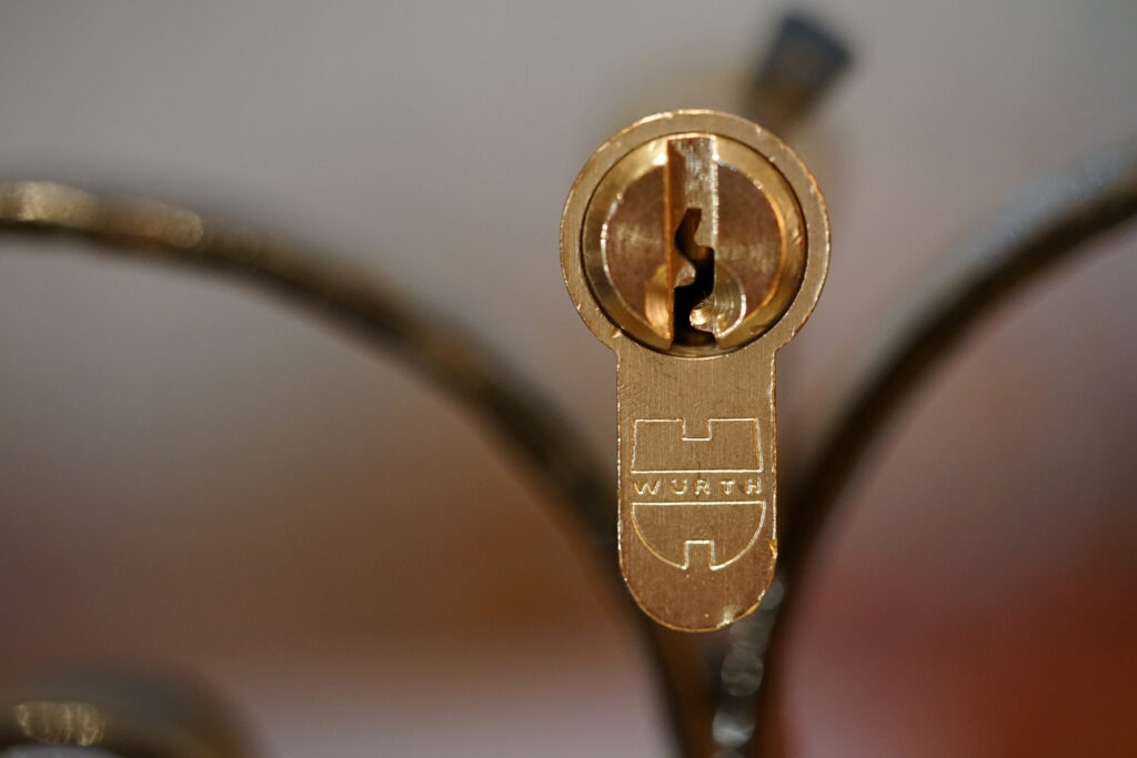 Würth Schließzylinder Stammtischaschenbecher offen open aperto Arthur Andreas Bühl Arthurmeister Lockpicking Master of the Universe Wired