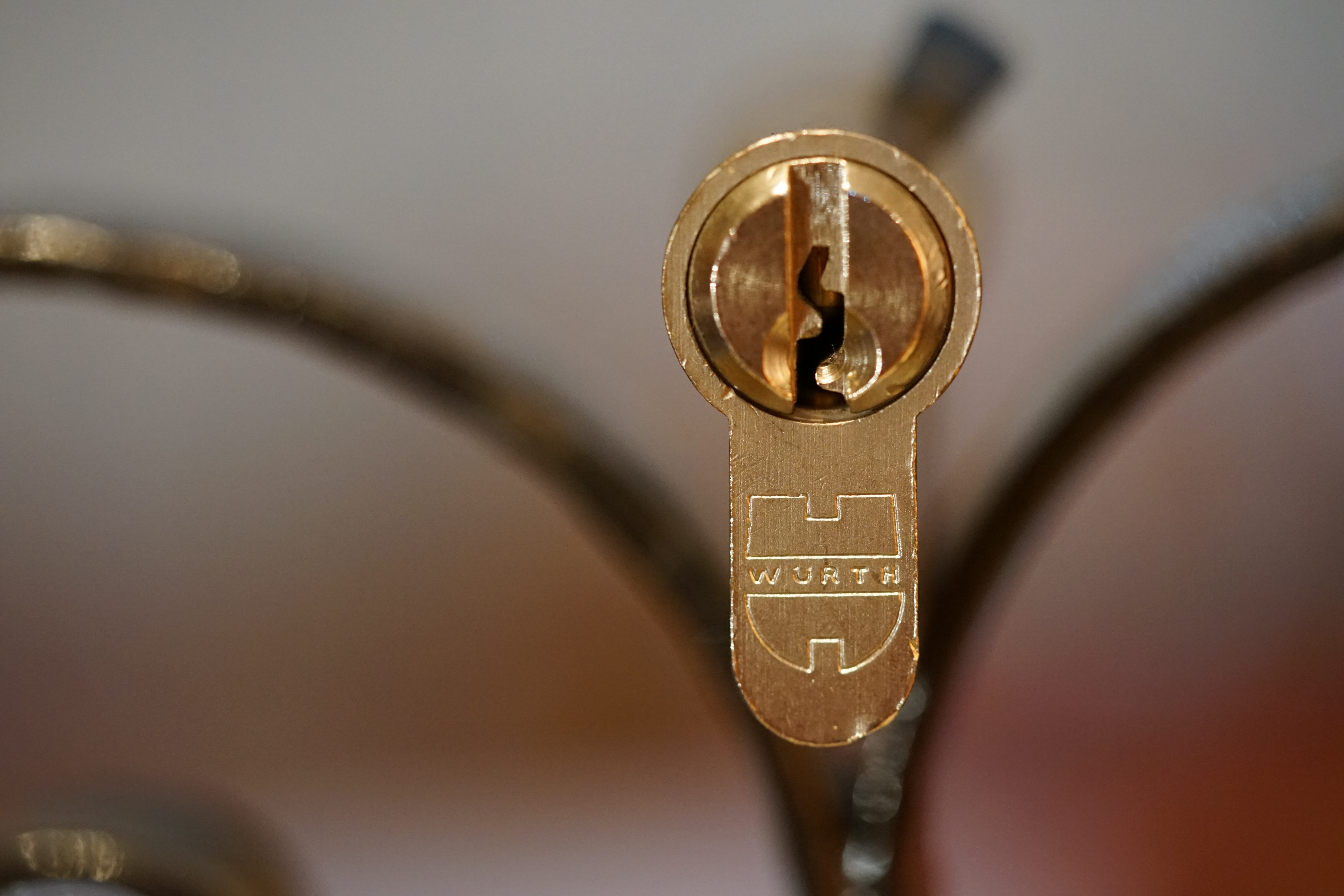 SEO Jahrgang 1961 ♥ 𝔄𝔯𝔱𝔥𝔲𝔯 𝔅ü𝔥𝔩, 𝔄𝔯𝔱𝔥𝔲𝔯𝔪𝔢𝔦𝔰𝔱𝔢𝔯® Arthur Bühl, Jahrgang 1961, Detektiv aus Germany, Im Dienste der Wahrheitsfindung unterwegs, betreibt in seiner Freizeit Lockpicking aus Leidenschaft. Der mehrfache Deutsche Meister wird in der WIRED als " Master of the Universe " betitelt. In der BILD et ist der Artikel " Herr der Schlösser " abgedruckt. Im Hasenstübchen - Fuhlsbüttel, am Hasenberge, Santa Fu, wird gefeiert. Arthurmeister® stellt seinen Leporello " Der Aufmacher " vor. Der Stammtisch grölt " OFFEN ". Scholischek, Rudi, Heike I, Noagerlzutzler, Arthur und Joe Asberry, der alte NBA ler, prosten sich zu. Arthurmeister`s Jukebox auf YouTube spielt Pointer Sisters - Slow Hand ! ♥ Beim Tanzen ruft die Cartomanze " Ey du Sympthieträger ♥, komm mal her " ! Verschlagwortet mit: Arthur Bühl, Arthurmeister® Arthur ♥ Schwäbischer Hengst, Buhl, Zwetschgen Heini, Artur, Buehl er, Zwetschge, Made in Germany, Born 1961, Sympathieträger, Google Earth, Mittelpunkt der Welt, Pflaumen, Arkadasch, Datschi, ♥ Martinameisterin, Cartomanze, Scholischek, " HIGH NOON ! ", ♥ ♥ Vokuhila ♥ Parole Emil ! Verschlagwortet mit: Bühl er Zwetschge, International Lockpicking, Google Earth, Earth Song, Schwäbischer Hengst !