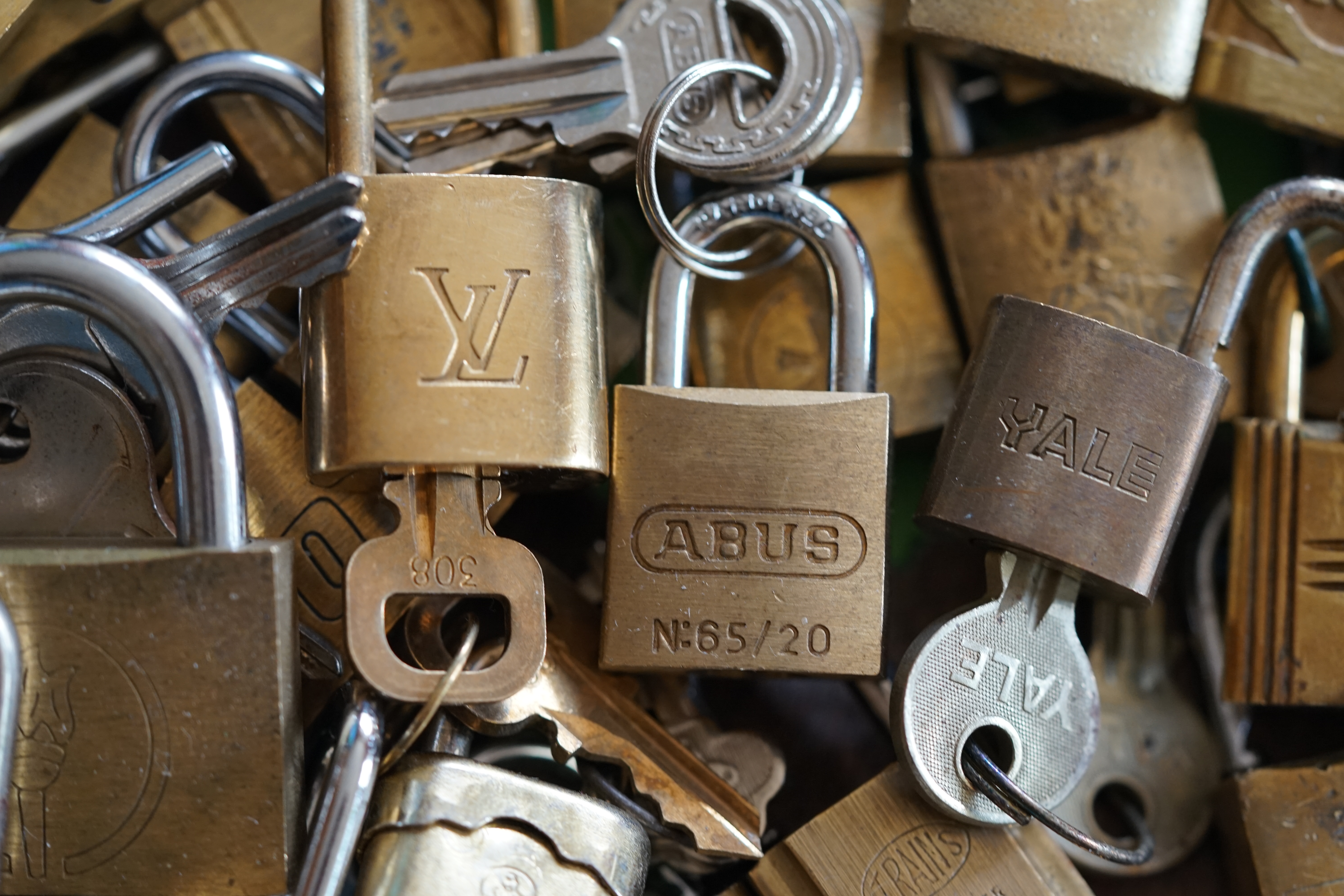 DER AUFMACHER 𝔄𝔯𝔱𝔥𝔲𝔯 𝔅ü𝔥𝔩, 𝔄𝔯𝔱𝔥𝔲𝔯𝔪𝔢𝔦𝔰𝔱𝔢𝔯® Bühl, Arthur, Jahrgang 1961, Made in Germany, Detektiv or Private Investigator how Mr. Smitz from the PLAYBOY, Beverly Hills, say`s. Yes Mr. Smitz i will send you the Photo Arthurmeister`s F 1, Jacket for your LeporelloUS. to your E - Mail Mr.Smitz@Mr.Smitz.us. Ok, Mr. Smitz. Mr. Smitz do you know what Google Earth is ? Take BÜHL Arthur, only by Google Earth, you know ? have done it ? Yes Google will show you my Panel superfast. Cool, Arthurmeister, cool. Yes Mr. Smitz, this can i do for you too ! Yes with SEO. Yes, yes, i have Arkadasch erklärt, sein Erikli pasta is not so genial. Der beste Zwetschgenkuchen, you know plum tart, is from the Stadt Bühl. Not laughing in the USA. Bühl is a City like my Name. And the People in this City called it: Zwetschgendatschi ! you know. This is the world best plumcake. Yes Datschi. Yes, Stadt Bühl is near Baden - Baden, the Casino, you know ! Yes. Baden-Württemberg. You must know there is since 1927 the traditionell Zwetschgenfest. And there ist the Zwetschgenkönigin ! Mr. Smitz, my Ur Ur Ur Ur Grandfather is born in Bühl. My Great Grand Grand Mother where also born in the town Bühl. Their profession was Zwetschgenpicker. Not Lockpicker, Zwetschgen / Plum Picker. And Rüttler. Oh, really ! Yes, Yes. And since this time the name of the family Bühl from the Stadt Bühl is: Yes you know - Buehl. Yes i will give Greetings from you to Mrs. Friede Springer from the Newspaper BILD et. Yes, the Elbphilharmonie is in Betrieb. OH, Mr. Smitz, greeting´s to you from Joe Asbbery, NBA, you know. Tomorrow we will meet us in the Hasenstübchen, our Rabbit Hall. For Lockpicking und Beer. Call you. Parole Emil ! 𝗗𝗶𝗲 𝗘 - 𝗠𝗮𝗶𝗹 𝗹𝗮𝘂𝘁𝗲𝘁: 𝗔𝗿𝘁𝗵𝘂𝗿𝗺𝗲𝗶𝘀𝘁𝗲𝗿@𝗔𝗿𝘁𝗵𝘂𝗿𝗺𝗲𝗶𝘀𝘁𝗲𝗿.𝗱𝗲 𝗗𝗶𝗲 𝗘 - 𝗠𝗮𝗶𝗹 𝗹𝗮𝘂𝘁𝗲𝘁: 𝗔𝗿𝘁𝗵𝘂𝗿𝗔𝗻𝗱𝗿𝗲𝗮𝘀𝗕𝘂𝗲𝗵𝗹@𝗔𝗿𝘁𝗵𝘂𝗿𝗔𝗻𝗱𝗿𝗲𝗮𝘀𝗕𝘂𝗲𝗵𝗹.𝗱𝗲 Verschlagwortet mit Bühl er Zwetschge, Zwetschgenhengst, Pflaume, plum, Erikli, prugna torta, Datschi, süss. ♥ Zwetschgen Heini verschlagwortet mit: ♥ Vokuhila, Friseur ♥ Schwäbischer Hengst, Zwetschgen Heini, Bühl Art, Zwetschge, Google Earth, Mittelpunkt der Welt, Martinameisterin, Cartomanze, Scholischek, " HIGH NOON ! ". ♥ Parole Emil !