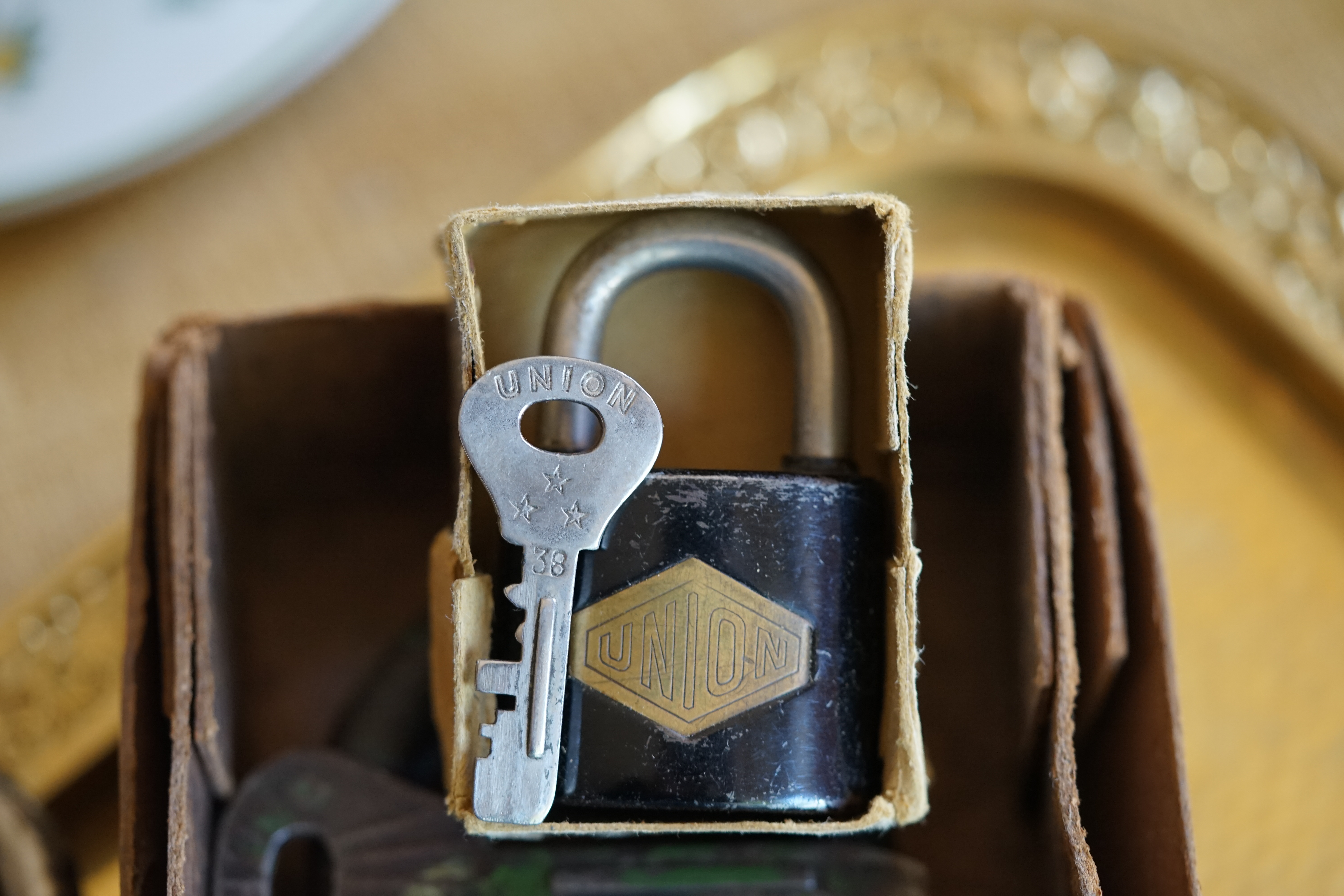 SEO F1 Rudi: ♥ 𝔄𝔯𝔱𝔥𝔲𝔯 𝔅ü𝔥𝔩, 𝔄𝔯𝔱𝔥𝔲𝔯𝔪𝔢𝔦𝔰𝔱𝔢𝔯® Arthur Andreas Bühl, Detektiv und Sympathieträger ♥, Made in Germany, Jahrgang 1961 aus Baden - Württemberg stellt seinen Leporello " Der Aufmacher " vor. Arthurmeister`s Jukebox im Hasenstübchen by YouTube, spielt Pointer Sisters: Slow Hand ! Am Tresen wird Helbing gekippt. Die Lockpicker am Stammtisch trinken nach jeder Öffnung ein Pils, manche auch Weizenbier ! Der Scholischeck nörgelt, weil er kein Padlock öffnen kann ! Ferrari Rudi brüllt: Martina die F1 Saison beginnt. Wir fliegen zum Hockenheimring ! Der Hannenberger sagt: Ich will auch mit ! Martina schreit: Minardi, wir gewinnen nie. Minardiiii, wir gewinnen niiiie. Und der Alex Young darf auch nicht mit. Can not drive ! Verschlagwortet mit Buehl, Buhl, Rotkäppchen, Zwetschgenhengst, Bühl er Zwetschge SEO für heute: Arthur Bühl, Arthurmeister® Arthur ♥ Schwäbischer Hengst, Heini, Zwetschgen Hengst, Buhl, Artur, Buehl er, Zwetschge, Made in Germany, Born 1961, Sympathieträger, Google Earth, Mittelpunkt der Welt, Pflaumen, Arkadasch, Datschi, ♥ Martinameisterin, Cartomanze, Scholischek, " HIGH NOON ! ", ♥ ♥ Vokuhila, Friseur ♥ Parole Emil !