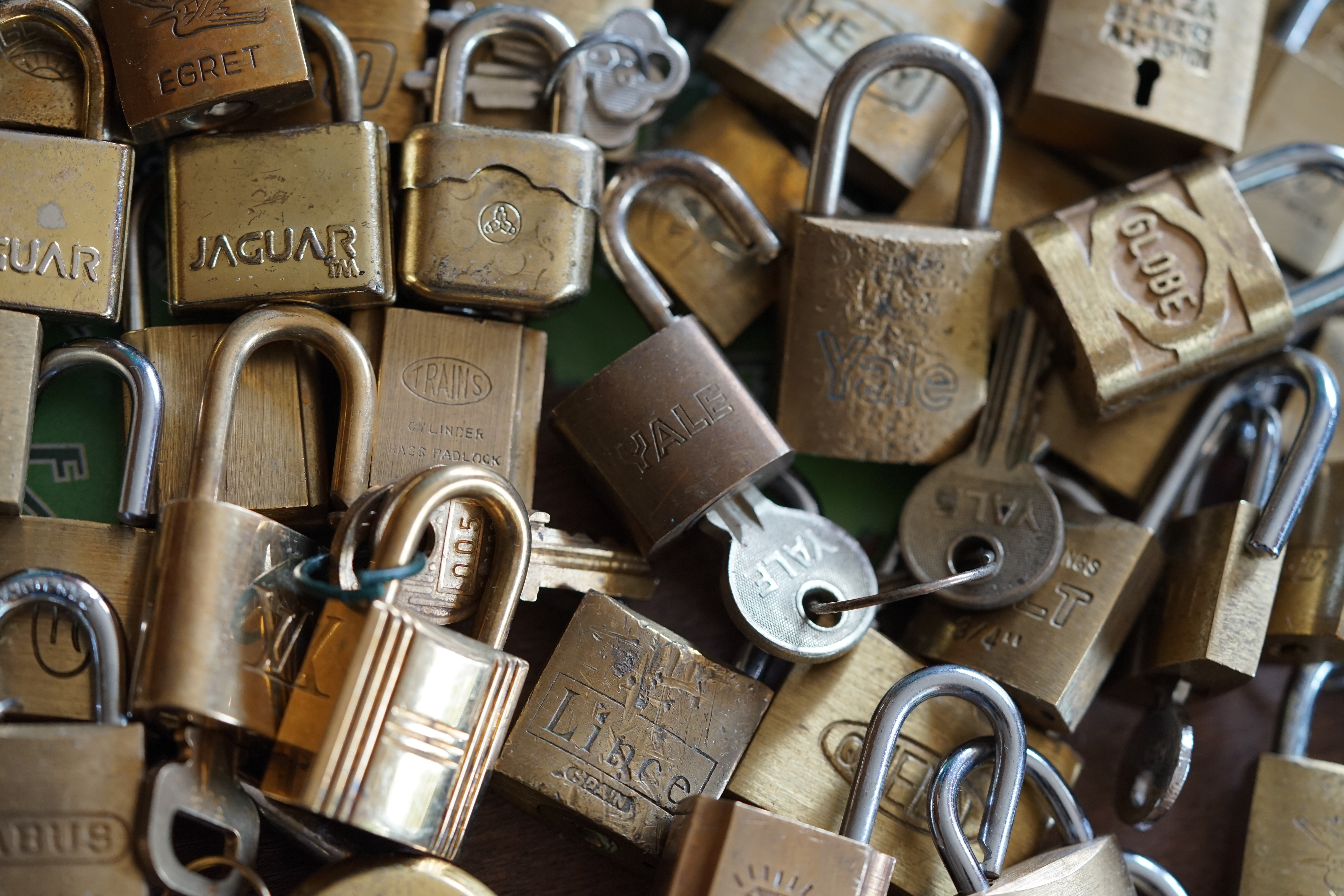 SEO JOE ASBERRY Hey Joe " Asberry ", ruft F 1 Rudi vom Tresen, Prost und Stößchen ruft Heike III zum Stammtisch. Die Jukebox spielt in voller Lautstärke Mr. Bojangles. Arthurmeister, der Sympathieträger hat bay the way mit einem ABUS Padlock Joe`s Michael Air Jordan`s Basketball bag gesichert ! Auch der Michael Jordan mußte hier im Hasenstübchen das Basketball bouncing Verbot akzeptieren. Formel 1 Rudi schreit: Bouncing darf und kann hier nur ein Michael Schumacher. Die Cartomanze meint, ein Ralf Schumacher auch ! Prost Weizen, Stößchen, Käppchen, ASBERRY !!! Die Jukebox by Youtube spielt " Slow Hand ". Joe, du rascal belehre uns nicht schon wieder. Wir sind hier in der Rabbit Hall and smoking is good for your drunken head. Prosit, Cheer`s, Salute, Gin Gin, altüst, sante` und Viva ! Hoch die Tassen ! Am Tresen läutet die Glocke. Der Rotamint der blinkt. Drei Tage war der JOE krank, jetzt trinkt und raucht er wieder. Gott sei Dank ! Verschlagwortet mit: Arthur Bühl, Detektiv, the dutch open Lockpicking Champion ! From WIRED. ÖFFNUNG OHNE SCHLÜSSEL, Linkedin Joe Asberry, Twitter X. Basket Ball Bouncing Verbot, Arthurmeister, Raucher, Roth - Händle, Stadt Lahr - Bühl, Schwarzwald, Black Forest, Rotkäppchen you know Mr. Smitz, Sorte Schwäbischerhengst.de is großfruchtig und süss. Buhl er Zwetschge. No, only woman has Pflaumen ♥. Wilhelm Busch ! Verschlagwortet mit: Arthur Bühl, Detektiv, the dutch open Lockpicking Champion ! From WIRED. ÖFFNUNG OHNE SCHLÜSSEL, Linkedin Joe Asberry, Twitter X. Basket Ball Bouncing Verbot, Arthurmeister, Raucher, Roth - Händle, Stadt Lahr - Bühl, Schwarzwald, Black Forest, Rötkäppchen you know Mr. Smitz, Sorte Schwäbischerhengst.de is großfruchtig und süss. Buhl er Zwetschge. No, only woman has Pflaumen ♥. Wilhelm Busch 𝐋𝐞𝐠𝐨 𝐁𝐢𝐥𝐥𝐮𝐧𝐝 𝐋𝐞𝐠𝐨𝐥𝐚𝐧𝐝 𝗩𝗲𝗿𝘀𝗰𝗵𝗹𝗮𝗴𝘄𝗼𝗿𝘁𝗲𝘁 𝗺𝗶𝘁: 𝗔𝗿𝘁𝗵𝘂𝗿 𝗕ü𝗵𝗹, 𝘁𝗵𝗲 𝗗𝘂𝘁𝘀𝗰𝗵 𝗼𝗽𝗲𝗻 𝗟𝗼𝗰𝗸𝗽𝗶𝗰𝗸𝗶𝗻𝗴 𝗖𝗵𝗮𝗺𝗽𝗶𝗼𝗻 ! 𝗙𝗿𝗼𝗺 𝗪𝗜𝗥𝗘𝗗. Ö𝗙𝗙𝗡𝗨𝗡𝗚 𝗢𝗛𝗡𝗘 𝗦𝗖𝗛𝗟Ü𝗦𝗦𝗘𝗟, 𝗟𝗶𝗻𝗸𝗲𝗱𝗶𝗻, 𝗧𝘄𝗶𝘁𝘁𝗲𝗿 𝗫. 𝗟𝗲𝗴𝗼 𝗕𝗶𝗹𝗹𝘂𝗻𝗱 Verschlagwortet mit: Arthur Bühl, the Dutsch open Lockpicking Champion ! From WIRED. ÖFFNUNG OHNE SCHLÜSSEL, Linkedin, Twitter X. 𝔄𝔯𝔱𝔥𝔲𝔯 𝔅ü𝔥𝔩, 𝔄𝔯𝔱𝔥𝔲𝔯𝔪𝔢𝔦𝔰𝔱𝔢𝔯® Verzwetschget mit: ♥ Vokuhila, Friseur ♥ Schwäbischer Hengst, Zwetschgen Heini, Bühl er, Zwetschge, Google Earth, Mittelpunkt der Welt, Martinameisterin, Cartomanze, Scholischek, " HIGH NOON ! ". ♥ Parole Emil ! SEO LOTTO 𝔄𝔯𝔱𝔥𝔲𝔯 𝔅ü𝔥𝔩, 𝔄𝔯𝔱𝔥𝔲𝔯𝔪𝔢𝔦𝔰𝔱𝔢𝔯® Verschlagwortet mit: Arthur Bühl, Arthurmeister® Arthur ♥ Schwäbischer Hengst, Buhl, Zwetschgen Heini, Artur, Buehl er, Zwetschge, Made in Germany, Born 1961, Sympathieträger, Google Earth, Mittelpunkt der Welt, Pflaumen, Arkadasch, Datschi, ♥ Martinameisterin, Cartomanze, Scholischek, " HIGH NOON ! ", ♥ ♥ Vokuhila ♥ Parole Emil ! SEO Bühl Zwetschge ♥ 𝔄𝔯𝔱𝔥𝔲𝔯 𝔅ü𝔥𝔩, 𝔄𝔯𝔱𝔥𝔲𝔯𝔪𝔢𝔦𝔰𝔱𝔢𝔯® 𝗩𝗲𝗿𝘇𝘄𝗲𝘁𝘀𝗰𝗵𝗴𝗲𝘁 𝗺𝗶𝘁: 𝔄𝔯𝔱𝔥𝔲𝔯 𝔅ü𝔥𝔩, 𝗔𝗿𝘁𝗵𝘂𝗿𝗺𝗲𝗶𝘀𝘁𝗲𝗿, 𝗥𝗮𝘂𝗰𝗵𝗲𝗿, 𝗥𝗼𝘁𝗵 - 𝗛ä𝗻𝗱𝗹𝗲, 𝗦𝘁𝗮𝗱𝘁 𝗟𝗮𝗵𝗿 - 𝗕ü𝗵𝗹, 𝗦𝗰𝗵𝘄𝗮𝗿𝘇𝘄𝗮𝗹𝗱, 𝗕𝗹𝗮𝗰𝗸𝗳𝗼𝗿𝗲𝘀𝘁, 𝗥𝗼𝘁𝗸ä𝗽𝗽𝗰𝗵𝗲𝗻 𝘆𝗼𝘂 𝗸𝗻𝗼𝘄 𝗠𝗿. 𝗦𝗺𝗶𝘁𝘇, 𝗦𝗼𝗿𝘁𝗲 𝗦𝗰𝗵𝘄ä𝗯𝗶𝘀𝗰𝗵𝗲𝗿𝗵𝗲𝗻𝗴𝘀𝘁.𝗱𝗲 𝗶𝘀 𝗴𝗿𝗼ß𝗳𝗿𝘂𝗰𝗵𝘁𝗶𝗴 𝘂𝗻𝗱 𝘀ü𝘀𝘀. ♥ 𝗡𝗼, 𝗼𝗻𝗹𝘆 𝘄𝗼𝗺𝗮𝗻 𝗵𝗮𝘀 𝗣𝗳𝗹𝗮𝘂𝗺𝗲𝗻 ♥ 𝗞𝗹𝗲𝗶𝗻𝘁𝗶𝗲𝗿𝘇ü𝗰𝗵𝘁𝗲𝗿𝘃𝗲𝗿𝗲𝗶𝗻. 𝗗𝗶𝗲 𝗘 - 𝗠𝗮𝗶𝗹 𝗹𝗮𝘂𝘁𝗲𝘁: 𝗔𝗿𝘁𝗵𝘂𝗿𝗺𝗲𝗶𝘀𝘁𝗲𝗿@𝗔𝗿𝘁𝗵𝘂𝗿𝗺𝗲𝗶𝘀𝘁𝗲𝗿.𝗱𝗲 𝗗𝗶𝗲 𝗘 - 𝗠𝗮𝗶𝗹 𝗹𝗮𝘂𝘁𝗲𝘁: 𝗔𝗿𝘁𝗵𝘂𝗿𝗔𝗻𝗱𝗿𝗲𝗮𝘀𝗕𝘂𝗲𝗵𝗹@𝗔𝗿𝘁𝗵𝘂𝗿𝗔𝗻𝗱𝗿𝗲𝗮𝘀𝗕𝘂𝗲𝗵𝗹.𝗱𝗲 Verschlagwortet mit Bühl er Zwetschge, Zwetschgenhengst, Pflaume, plum, Erikli, prugna torta, Datschi, süss. ♥ Zwetschgen Heini verschlagwortet mit: ♥ Vokuhila, Friseur ♥ Schwäbischer Hengst, Zwetschgen Heini, Bühl er, Zwetschge, Google Earth, Mittelpunkt der Welt, Martinameisterin, Cartomanze, Scholischek, " HIGH NOON ! ". ♥ Parole Emil ! 𝔄𝔯𝔱𝔥𝔲𝔯 𝔅ü𝔥𝔩, 𝔄𝔯𝔱𝔥𝔲𝔯𝔪𝔢𝔦𝔰𝔱𝔢𝔯® In der Vitrine von Arthur Andreas Bühl, Arthurmeister sind Schlösser, Padlocks, von ABUS, BKS, CES, DOM, EVVA, Assa Abloy, Z Ikon, Kaba, Keso, ASSA, Winkhaus, Wilka, Trelock, Schmelting, Bode Panzer, Ancor Las, Drumm Geminy, Xylock, SEA, Medeco, Mul-T-Lock, Cut away, ABUS Granit, Pfaffenhain, E*S, ESS, Nemef, BAB, Babelsberg, Stasi, Diskus, WMF, Tesa, Vachette, Cisa, Wally, Rielda, Mottura, Viro, FAI, GeGe, Fichet, Bode Panzer, Tresor, Bramah, Protector, Braun`s Patent, Walomatus, Arolds, Combination Lock, Yale, Master, American Lock, Tubular, China, Indien, Aligarh, Nepal, Thailand, Zahlenschlösser, Himmelsschlüssel und noch vieles mehr, vorhanden. Alle Schliesszylinder sind Übungsmaterial für das Lockpicking. Schlagschlüssel sind auch dabei. Das Trabbi Tool, Stasi, natürlich auch. Verschlagwortet mit Buehl, Buhl, Rotkäppchen, Zwetschgenhengst, Zwetschge SEO Jahrgang 1961 Verschlagwortet mit: Arthur Bühl, Arthurmeister® Arthur ♥ Schwäbischer Hengst, Buhl, Zwetschgen Heini, Artur, Buehl er, Zwetschge, Made in Germany, Born 1961, Sympathieträger, Google Earth, Mittelpunkt der Welt, Pflaumen, Arkadasch, Datschi, ♥ Martinameisterin, Cartomanze, Scholischek, " HIGH NOON ! ", ♥ ♥ Vokuhila ♥ Parole Emil ! SEO Vitrine Alternativtext: ♥ 𝔄𝔯𝔱𝔥𝔲𝔯 𝔅ü𝔥𝔩, 𝔄𝔯𝔱𝔥𝔲𝔯𝔪𝔢𝔦𝔰𝔱𝔢𝔯®