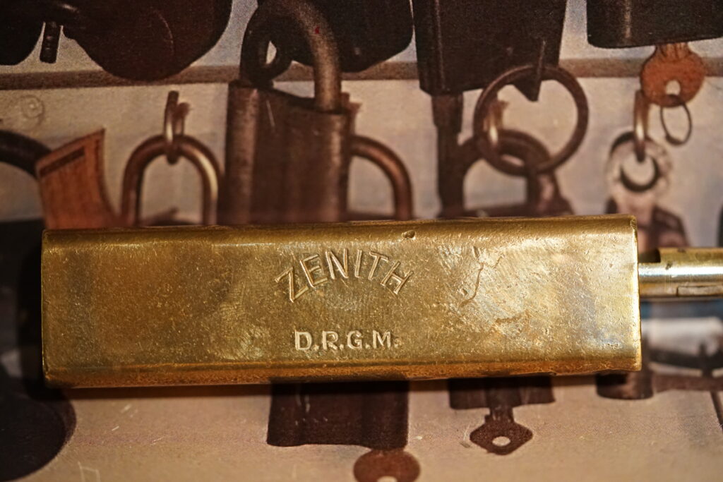 ZENITH D.R.G.M. Padlock gold Arthur Bühl Arthurmeister Master of the Universe Wired Germany