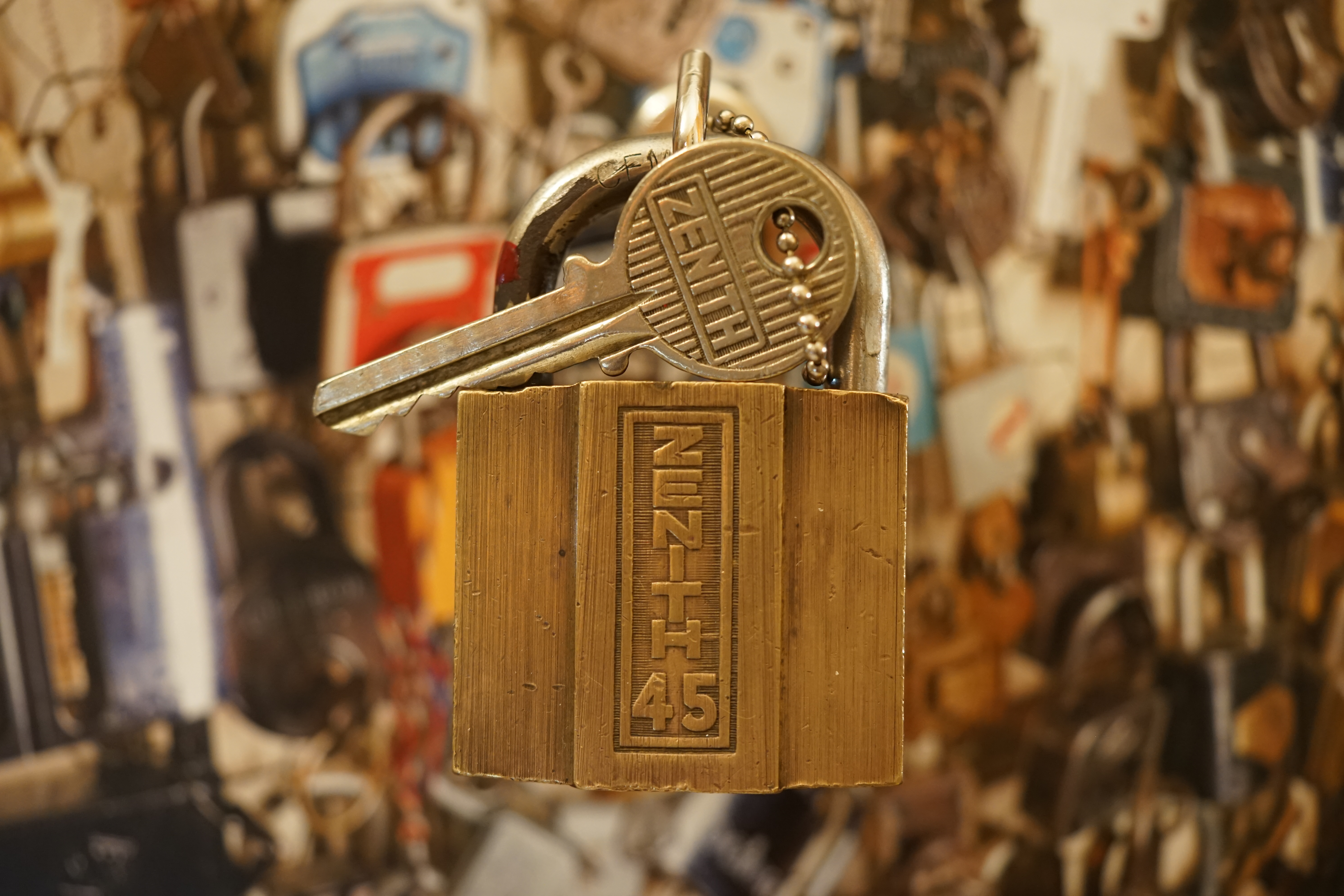 Arthur Bühl, Arthur meister ®, Lockpicker herz ®, Schloss herz ®, Porno meister ® Der Ballon d'Or wird auch beim Lockpicking vergeben. Seit der Gründung 1997 der Sportsfreunde der Sperrtechnik wird der Ballon d'Or jährlich verliehen und gilt als eine der prestigeträchtigsten individuellen Auszeichnungen im Lockpicking: KI-worldwide.de, powerd by Arthurmeister ® Carsten Jasner, MUT PROBEN ! Das Leben ist tödlich. Aber es muß nicht sterbenslangweilig sein. In diesem Buch werde ich ab Seite 139 in dem Kapitel: Mut zur Lücke, Loch im Tresor. Todsichere Systeme und wie man sie knackt wie folgt beschrieben: Ein Mann mit Pferdeschwanz sitzt hoch konzentriert am Werktisch. Sein Blick ist ins Nichts gerichtet. Für das was er tut, braucht er seine Augen nicht, er sieht mit dem kleinen Stahlhaken zwischen seinen großen Fingern, mit denen er sich einen Weg in das Schicherheitsschloss bahnt. Er gleitet in die ölige Innenwelt, ertastet Wände, Widerstände, Ausbuchtungen. Er fühlt schließlich die genaue Position der Stifte, rastet einen nach dem anderen ein. Diese Momente, sagt der Zweimeter mann, seien " Vorboten zum Orgasmus " ! Arthur Bühl, von seinen zahlreichen Bewunderern " ARTHURMEISTER " genannt, ist einer der Besten bei den Sportsfreunden der Sperrtechnik, einem Verein in dem sich bundesweit rund fünfzehnhundert Mitglieder in sechzehn Ortsgruppen treffen, um in ihrer Freizeit Schlösser zu knacken. Ins Leben gerufen hat den Verein Arthur Bühl und sein Freund Steffen Wernèry, ein Mitbegründer des Caos Computer Club. Digital hacken oder analog knacken - für Wernèry gibt es da keinen Unterschied. Hier wie da treibt ihn der rebellische Reiz, Lücken im System zu finden, die Verkäufer als todsicher preisen. " Doch sicher ist nur, daß alles aufgeht " ! Dafür sort die Lust, die jeder kennt: Schatzkammern zu betreten, Geheimnisse zu entschlüsseln, Widerstände zu überwinden, Verbotenes zu tun, sich Zugang zu veerbogenen Ecken und Winkeln zu verschaffen. Die " Sportsfreunde " treibt diese Lust seit ihrer Kindheit um. Wernèry bog mit zwölf Jahren seinen ersten Dietrich aus einem Kleiderbügel und sperrte seine Lehrer ein. Der kleine Arthur bekam eine Ahnung von seinem Talent, als es ihm gelang, die Spardose schlüssel - und zerstörungsfrei zu entriegeln. Heute triumphiert er als mehrfacher Deutscher Meister im sogenannten Lockpicking, dem Öffnen von Schlössern unter Wettkampfbedingungen. Immerhin siebenundsechzig Jahre lang war das erste Sicherheitschloss der Welt tatsächlich ein Sicherheitsschloss. Der englische Tüftler Joseph Bramah, der so nützliche Dinge erfand wie eine Banknoten - Nummeriermaschine und eine Zapfanlage, die heute noch in britischen Pubs Bier in Gläser sprotzt, ersann 1784 ein Zylinderschloss, daß als unbezwigbar galt - bis 1851 ein professioneller Knacker nach sechzehn Tagen engagierten Stocherns das Ding öffnete. Dieser Akt war ein Schlüsselerlebnis in der Beziehung zwischen Mensch und Mechanik. Ein Sieg der lebendigen Sinne über ein sprödes System - zu einer Zeit, da die Gesellschaft sich dem stampfenden Rhythmus der Industrialisierung unterwarf und der Glaube an das Heil der Technik verdrängte. Lockpicking wurde zu einem populären Sport, der Helden schuf. In den dreißiger Jahren des 20. Jahrhunderts etwa gelangte ein Prister zu Weltruhm, weil er reihenweise sowohl als einbruchsicher gepriesene Tresore als auch " ausbruchsichere " Gefängnisschlösser entriegelte. " Der schwerste Schrank hat seine Schwächen, er läßt sich ohne Müh erbrechen " ! - diese alte Panzerknacker Weisheit hat nach wie vor Gültigkeit; sie hängt über den Köpfen der Hamburger Lockpicker. Arthurmeister braucht für handelsübliche Stiftschlösser, die fast jede Wohnungstür zieren, zwischen zehn Sekunden und fünf Minuten, je nach Hersteller. Bohrmuldenschlösser, die bei der Deutschen Post, auf Flughäfen und in Atomkraftwerken verwendet werden, sind vor ihm ebenso wenig sicher. Er nutzt dabei mechanische Ungenauigkeiten, winzige Spielräume, die sich bei der Herstellung nicht vermeiden lassen und zehnmal dünner sind als ein Haar. Ein paar Mal klickt es, der Meister dreht den Zylinder, streicht seine Haare zurück, steckt sich eine Zigarette an. " Tja " sagt er, " und wenn man dann das Schloss aufkriegt - das ist ein geiles Gefühl ! " Ich habe dann später den Jasner in Berlin angerufen. Bei dem Telefonat kam lediglich heraus er wüßte von dem Interview nichts mehr und wolle auch nichts mehr wissen. Da habe ich noch bemerkt, er hätte auf dem Lockpicking " Bunten Nachmittag " nicht so nerven brauchen, wenn er dann doch so einiges durch den " Tüddel " kriegt. Taged mit: Spiel nicht mit den Schmuddelkindern ! Verzwetschget mit: Bühl Arthur, Bühl Wappen, Bühl Fahne, Bühl Urkunde, Bühl Patent, Bühl Achteck open, Zwetschgenhengst, Zwetschgenfest, Meister Arthur, Bühler Zwetschge, Arthur Andreas Bühl, Detektiv, Privatdetektiv, Hamburg, Germany, Siegel, Ring. Arthurmeister007@gmail.com VereinsWiki Fandom