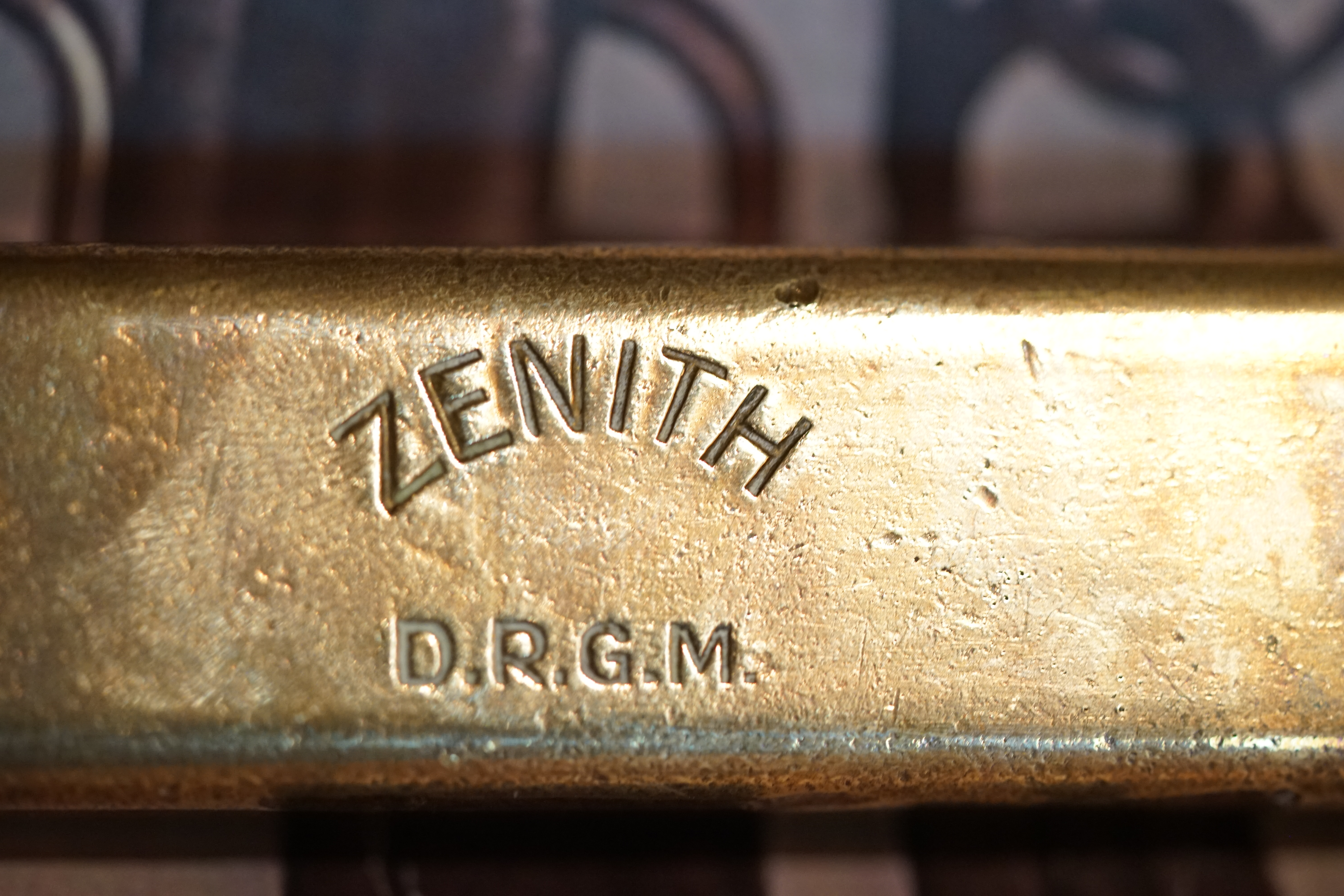 Arthur Bühl, Arthurmeister ®,Lockpickerherz ® Schlossherz ®, Pornomeister ®, neuer SEO Text für 2026 12.00 Mittags im Hasenstübchen. Basketball Bouncing Joe Asberry schreit: Prost ! Die Glocke kingelt ! In Arthurmeister`s Jukebox im Hasenstübchen spielt: Slow Hand von den Pointer Sisters. Ferrari Rudi sitzt am Tresen. Anstatt Helbing trinkt er heute Underberg. Pelle und Heike I machen Stößchen. Justamente klingelt das Telefonino. Der Hannenberger lacht zu Bouncing Joe Asberry: Ich wette mit Dir: Da ruft unser Freund Mr. Smitz vom Playboy an. Arthurmeister geh endlich ran. Die Glocke klingelt. Yes Mr. Smitz, yes, yes Mr. Smitz. Yes great, you know. Yes, yes we have a Party. Yes, yes. Ja: Angela Merkel, die kennen wir. You know: " Bundeskanzlerin ". Giovanni ruft: Bella Donna: Signora Merkel is the CEO of the world. Yes, Yes Mr. Smitz, i will look about her Memoiren. Oh Mr. Smitz ? Her Biographie with her Signature ? OH, Mr. Smitz mit Widmung ? Das wird nicht einfach ! no easy, you know ! Da muß die Glocke aber ein ganzes Wochenende läuten. Prost. Helbing. Yes Mr. Smitz, hands on the heard, you know, difficult ! Arkadasch !!! Smitz U.S.A. braucht die Memoiren von Angela Merkel signiert mit dem Text: Für Mr. Smitz from the Playboy ! Also pass auf: Dein Schwippschwager ist doch Aufsteller bei der Messe. Ja, Buchmesse. Dort hält die Merkel eine Autogrammstunde. Der soll sich dort anstellen mit seinen Kumpani. Ja, der Smitz läßt hier die Glocke läuten. Das gesamte Wochenende. Hannenberger gibt das Passwort: Freibier, Freibier ! Die Glocke läutet jetzt: Helbing ! In Arthurmeister`s Jukebox spielt: The Tramps - Disco Inferno - Orginal Longversion Tony Mendes ! Basketball Bouncing Joe swingt mit dem Kopf mit. Jetzt meint Arkadasch: Oh meine Kumpani trauen sich nicht zu Dr. Angela Merkel. Die haben Angst vor Ihr. Kein Autogramm heißt kein Freibier. Droschkendieter !! Du fährst jetzt zur Buchhandlung, holst drei Biographien von der ollen Merkel, fährst weiter zum Kujau ! Ja, der hat dem Heinemann vom Stern, Hamburg, gefälschte Tagebücher verkauft. Der soll dir in ein Exemplar die Unterschrift der Merkel und die Widmung reinmalen. Sag ihm viele Grüße vom Arthurmeister und Parole Freibier, Freibier ! Dann malt der es dir sofort. Der kann das freudigst. Und sag ihm, das sei für Smitz, Amerika. Aber diesmal soll er keine rosa Tinte verwenden. Dann kommst du wieder her und wir alle unterschreiben das zweite, dann fährst du geschwind rüber nach Fuhlsbüttel, drängelst dich am Luftfrachtschalter vor, läßt die Bücher verpacken und paßt auch auf, das die auch tatsächlich im nächsten Flieger in die U.S.A. reisen. Dann hat er die Bücher, quasi wenn der Flieger landet. Sag denen: Parole: Freibier, Freibier ! Arthur und wozu das dritte Buch ? Du Depp, wenn beim unterschreiben vom zweiten Buch einer draufkotzt oder ein Brandloch reinmacht dann haben wir Ersatz ! Und diesen legen wir dann hinter den Tresen ins Regal und tuen so als hätten wir es gelesen. Es reicht das wir Frau Bundeskanzlerin mit guten, besoffenen, nicht ausgeklügelten, dummen, peinlichen Ratschlägen beraten haben ! Punkt. In Arthurmeister´s Jukebox spielt: Lady von Kenny Rogers. Sir Waschi hat gleich CHARLIE RICH - The most Beautifull Girl in The World, gedrückt. Die Stimmung ist gut. In der Jukebox spielt mittlerweile Aloe Blanc - I need a Dollar. Die Stimmung ist fantastisch ! Jetzt steigert sich die Stimmnung noch als der Nachläufer Roberto Blanco - Caramba, Caracho ein Whiskey, Carambo Caracho ein Gin, verflucht Sacrcameto Dolores und alles ist wieder hin ! In Rio de Janeiro… drückt. Der Noagerlzutzler drückt Roberto Blanco - Der Puppenspieler von Mexico und räumt Gläser ab. Hannenberger reicht schon einmal den Himmelsschlüssel ! Schwerti fragt: Mastertouch und wenn der Dir auf die Schliche kommt ? Du Depp, was glaubst du wenn der erfährt, daß er einen orginalen Kujau, dem Tagebuchfälscher hat, dann läuft der durch Beverly Hills und gibt damit bei jedem an, als sei er The Greatest. Und Du weißt: Die Schriftsachverständigen vom Stern oder von der Bild et und der Heinemann brauchten Monate bis sie diesen Betrug mit dem Verkauf der Tagebücher erkannt haben. In Arthurmeister`s Jukebox spielt: Calvin Harris & Sam Smith: Promises ! und es wird mitgesungen. Das Droschkendieter dann doch nur beim Papierfuzzy im Copy Shop neben an war ? weil der Kujau besoffen war ? Quatsch, kalter Kaffee, der Smitz verhöckert das Buch an Rockefeller. Was glaubst du, warum die Parole Freibier Freibier lautet ? Wir sind hier nicht bei der Wohlfahrt. Ferrari Rudi macht Ralala: Sonntag ist Formel I in Indianapolis. Denkt dran: High Noon ist dann morgens 07.00 Uhr. Die Glocke läutet ununterbrochen. Freibier, Freibier, Freibier, Parole Freibier. Let Michael pass for the Championship ! Das gesamte Hasenstübchen tanzt und platzt aus allen Nähten. In der Jukebox spielt James Last und Orchester: T.S.O.P The Top Sound of Philadelphia ! Prost, Prosit und Stößchen ! Der Hannenberger sieht zufrieden aus. Taged with: Bühler Zwetschge, Bühl Wappen, Zwetschgenhengst, Zwetschgenfest, Meister, Arthur Andreas Bühl, Privatdetektiv. Arthurmeister007@gmail.com