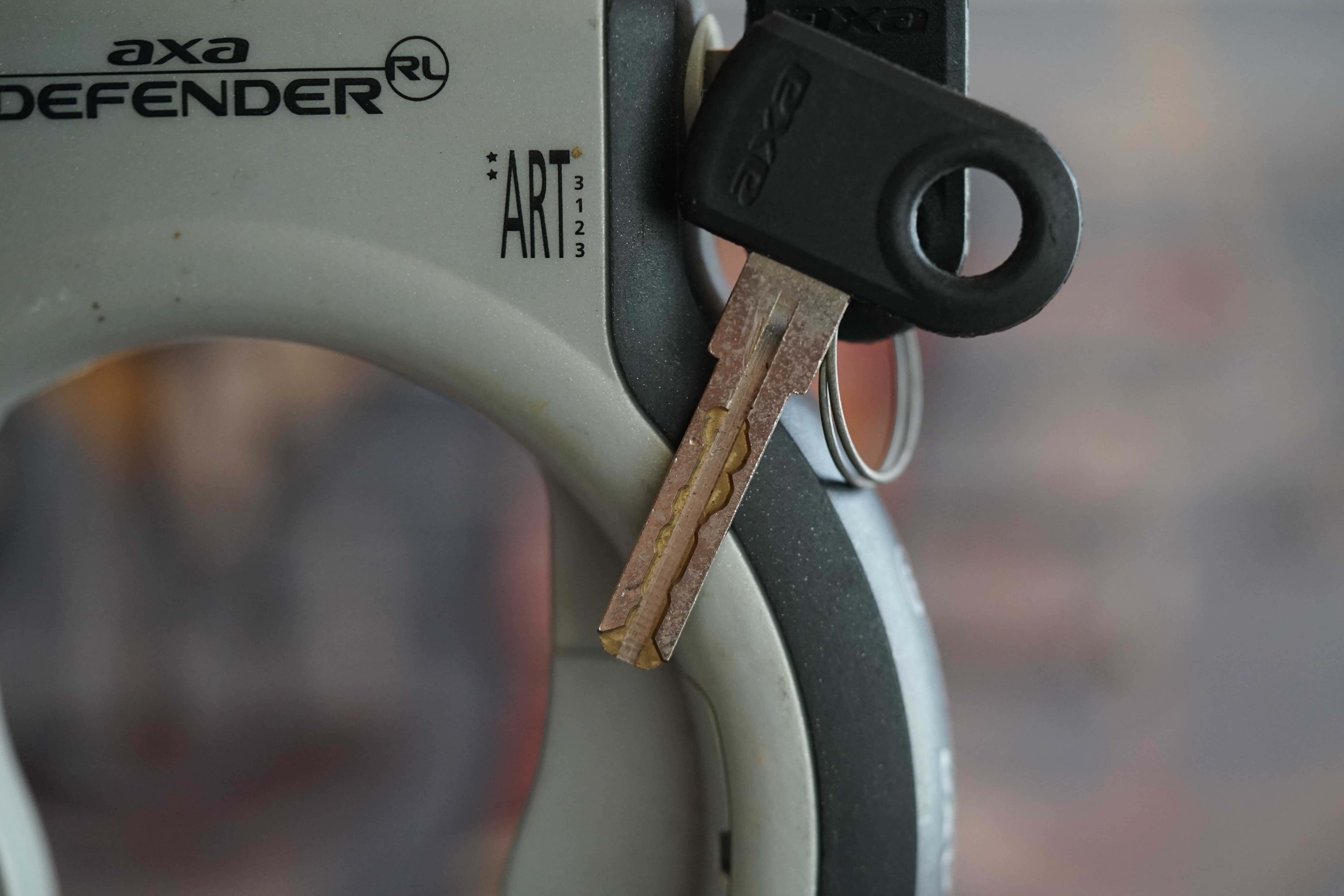 Arthurmeister007@gmail.com 𝔄𝔯𝔱𝔥𝔲𝔯 𝔅ü𝔥𝔩, 𝔄𝔯𝔱𝔥𝔲𝔯𝔪𝔢𝔦𝔰𝔱𝔢𝔯 ® Stück Davon schwarze Katze, Zwei Katzenkopf Schlösser Zunft, Schlosser, Zunftabzeichen, Wappen, Geselle, Anstecknadel, Verbandsabzeichen, Stück Davon. Die nicht alltägliche Form eines Truhenschlossen führte dazu, das man die Schlosser im Zunftleben scherzhaft ironisierend Katzenköpfe nannte. Der Spitzname erhielt sich durch die Jahrhunderte. Und der Katzenkopf wurde damit zu einem Symbol. Er erscheint auf der Anstecknadel, die heute der Schlosser als Verbandabzeichen tragen kann. Die auf der Nadel angebrachte Inschrift " Stück Davon " erklärt sich wie folgt: Der wandernde Schlossergeselle sprach bei einem Meister um Arbeit vor. Befragt, ob er das Handwerk verstünde, antwortete er: Stück Davon ! Die zwei Worte wiesen ihn in aller Bescheidenheit als Angehörigen der Zunft aus, der bereit sei noch weiter zu lernen. DoubleBrain ® SEO für heute: Barockschlüssel, Schmiedeeisen, Halme gedreht, Bärte geschnitten, Reiden aufgesetzt, Stahlschnitttechnik, Kapelleneingerichte, Schmiedeeisen, Hohldorn, Gesenk, Pflanzenmotiv, Wappentierschmuck, geschmiedet, gepunzt, Schlüsselgriff beidseitig, halbrelief, Bekrönung auf der einen Seite als männlicher auf der anderen als weiblicher Kopf, Löwenwappen, Delphine, Schwanzflosse, Stilelemente der Reaissance, profilierter Steckhalm, Gesenke und Reide ziseliert, Griffrand, Zwei Schlangen blau angelassen, Eisenblech, Schließblech, Türrahmen, Schlosskasten, Eisenkern, französisch, Zierdecke ausgehauen, eingehauen und getrieben, Rosette, Ringgriff, Rokoko und Schlüssel, eisernes Wiener Barock Hangschloss mit Spreitzfedernverschluss, gefeilt, geschnitten und ziseliert, flacher Steckschlüssel, Eisengrundplatte und zwei Engel mit Trompete, Posaune und Blumengeranke verziert. Figuren, Schmuck, Jagdszene, Empire, Möbelschlösser, Messingzierdecken, Witwerschlüssel, Schlüsselgewalt, Symbol, Sargschlüssel, Silberschlüssel, Hohldorn, Nachbildung, Kammerherrnschlüssel, Bronce, feuervergoldet, Emblem mit Initialien der weltlichen oder kirchlichen Fürsten versehen, die sie verliehen haben. Doppeladler, Reichsapfel, Zepter und Krone, Übergabeschlüssel, magische Stilelemente, östrerreichischer Kammerherrenschlüssel mit Doppeladler, Kordeln und Quasten, Wien, Hoflieferant, Mayestät, päbstlich, ungarisch, bayerisch, in Silber gegossen, Sinsheim, Hohldornschlösser mit Eisenriegeln, Gelenkschlüssel, einfacher Schieberiegel aus Holz, klappbare Doppelschlüssel aus Tirol, Rohrhülse, Bart, Tirol, Kreuz, Herz, Schlüsselgehänge, süddeutsch, Leder, gotisch, Bügel, Tabakspfeifenschlüssel, Schlossergeselle nach bestandener Prüfung, Schlüsselgeschenketui für die Braut: Bund mit fünf Zimmer, Möbel und Kassettenschlüsseln, in der Mitte Haustorschlüssel aus einem Stück geschmiedet, geschnitten und mit Stahlstangen handpoliert auf dem vierseitigen Gesenk in Schreibschrift " Deutsches Empire ", Dreipass, Jugendstil, Doppelrohr, Hauptportal der Jesuitenkirchen Sankt Michael, Der Hammerschlüssel für Weinkeller: der ziselierte aufgesetzte Hammer diente dem Küfner zum abklopfen der Fässer und zum öffnen der Spunde, Enstehungszeit, Hoftheater, bayrisches Nationaltheater in München, Zerstörung, Kunstschlosser, Fritz Nüssel, Heinrich Pankofer, Germany, wissenschaftlich, systematisch, Schlüsselexperte, Sammler, Privatsammlung, Schlüsselzentrale München, Fachmann für Sicherheitsfragen, sachkundig, Experte, versierter Restaurator, historischer Wert, handwerkliches Geschick und seine langjährige Berufserfahrung, Anerkennung, international, Fachmann nicht nur für die Technick von Schlüsseln und Schloss, auch für künstlerische und historische Fragen. Standardwerk Europa, Übersee, offizielle Stellen, Landeskriminalamt, Bundesanwaltschaft, Keltenschlüssel, Vorchristus, Witwenschlüssel, John F. Kennedy, Weisses Haus, Schlossmuseum Velbert, gut verpackt, Pullach, Erfinder und Auror, Leidenschaft, aufschlußreiches Werrk, Memoiren, Töchter, Emmi Seifert, Marlene Nüssel, Frau Anni, Kaminkehrer, Schwanthal, Freund und Helfer der Polizei, mein Leben, Gedichte, Kaffeveranstaltung, Nachbarschaftshilfe, Essen auf Rädern, Schlüsselfigur, tausend Stücke, Keltenzeit, Christus, Kelheim, Exemplare, Ausländische Lehrlinge, Brocken, wiegt fünf Kilo, Schmucksafe, Ludwig XV 1430, Brillianten, Verona, Eisenzeit, Ägypten, Hallstadtzeit, Salzkammergut, Hallstadt Gräberfeld, Epoche, Eisenverhüttung, Salzbergbau, Gerätschaften zu exportieren, geographischer Ort am Nordende des Neuenburger Sees in der Schweiz, Pfalbauten, auf festem Land angelegte Siedlung, europäische Eisenzeit, Kelten Indogermanischen Völkergruppe, Germanen, Rhein, kämperisch, expansionsbereit, Rom, Homer, Dichter, Jugendzeit, halbdunkel, erahnbar, zivisilatorische Dokumente, Dichtung, märchenhaft schöne Gestalt, Götter treten vor uns hin, denen die mittelmerisch kleinasiatische Menschheit Wirkungen und Tätigkeiten zugedacht hat, die diesen Fabelwesen für immer Kontur verliehen haben. So tritt der Schmiedegott Hephaistos lateinisch Vulkanos vor uns hin: Rußig und edel zugleich, genial erfinderisch, ein kunstreicher Handwerkegott. Der zu den 12 Hauptgöttern der griechisch römischen Antike erzählt wird. Jupiter, Himmel, hinabgstürtzt, Entfernung der Erde von den Sternen, Insel Lemlos, Hinkefuss, Gerechtigkeit, alte Fabeln, schöne und liebenswürdige, Eheweib, Museeum of fine Arts in Boston USA, Parmenides Lehrgedicht Balanos, Hammer, Amboss, Feuer, Wasser, glühend, Metall, Hammerschlag, Gußverfahren, gewünschte Form, Holz oder Kohle, warmgeschmiedet, grobkristallin, feinkörnig, Streck und Bruchgrenze, Plinius, samische Künstler, Erzguß, Keltenschlüssel, hochkant durch einen Schlitz in der Tür gesteckt, gedreht, bis er - nun waagrecht - in die Angriffe der im Riegel gelagerten Sperrklötze eingerastet: die Sperrklötze werden angehoben, der Riegel ist entsperrt und lässt sich mit einem ledernen Zugriemen von außen auf und zu ziehen. Griechenland, lakonisch, neues Prinzip, Schlüsselträger, Kaiserzeit, Würde, Statussymbol, Römer, die punische Kriegen das Metallhandelsmonopol an sich gebracht hatten verfügten in reichem Maße über Kupfer, Zink und Zinn. Verschlußriegel, Feder, Lochkanäle, Sperrstifte, entsichert, auf oder zugeschoben, Drehschlüssel, Hangschloss, Spreitzfeder, Kulturlandschaft, Kassetten, Truhen, Türen, Tiermaskendeckel, Pferdegstalt, arabisch, Vexier, indisch, Kugel, Grundform, Volldorn, Technische Feinheit, Eleganz, Zweckgebilde in den Händen von Menschen, die bemüht sind, mit einem rauhen, kriegerischen Leben fertig zu werden, Verteidigung, bedachte Architektur, spürbar, verschlossen, Zierlichkeit, Zeitläufe, Kultur, Willen und Werkstätten in Pompji und Herkulaneum, Wachsmodell Tonmantel gebrannt, schmilzt das Wachs glühend, Nachteil, römisches Imperium, desto länger, primitive Form, Spätantik, Karolingische Kunst, Fräkisches Adelsgeschlecht, Karl der Große, Triebfeder, Höfische und Kirchliche Kreise, Monumental Kunst, Klerikale Kreise, Kulturträger, Elfenbein, Goldschmied, Goldschmiedekunst, geistig - kulturelle Erhellung, Abendland, profunde Bedeutung, Ehefrau, häusliche Gewalt, Vertrauen, Brauch, Kirchweihtag, Steiermark, geweiht, Gnadenschlüssel, Petrus - Schlüssel, Apostel, Pilger, Schenkung, Pabst Pälagius, Gregor, König Alfons von Kastilien, König Alfred, romanischer Stil, schöpferische Kraft, Kunstgewerbe, Klöster, Kostbarkeiten, kunsthandwerklich, Verfeinerung, Raffiniertheit, Formenwelt, Alltag, Kleidung, Ritterrüstung, kraftvoll, primitiv, gotische Epoche, Jan van Eick, Grammatik, Lebensstil, geläutert, gültig, Opulenz der Kleidung, Materialwert, Charme, Sakral, Phantasie, Formensprache, feinsinnig, Steinmetz, Bescheidenheit, Portal, Notre - Dame, Paris, köstlich, kostbar, Mechanismus, Entsperrungsvorgang, Fischblasen, Kreuze, Drei - und Vierpass, grotesk, meisterlich, Handwerkszeug primitiv, Gewirre, Besatzung, Tropfen Öl, rein von Hand, Prochnov, Kunstschreiner, gesunde Männer, Michael Mann, Michael Mann Kästchen, Nürnberg, Augsburg, Fürth, Wörth, Riegelwerk, sauber geätzte und vergoltdete Büchsen und Pistolen aus Eisen. Doppelmeyer, Markgraf, erlassene Strafe, Spinnenschlösser, Deckelunterseite, figürlich, kunstfertigkeit, Schlüsselloch, größere Summen harten Geldes, raffiniert, Spielerei, Kuriusität, Zeugnis, Möbel, Bombast, Schwulst, Liebe, Zäsur, Dreißigjähriger Krieg, Mutter Courage, Armut, Schichten in Deutschland, Reformation, patetisch, Phänomen, Ornament, Pierre Frommerie, Sedan, Berlin, Ebenholz, Emaill, monumental, Signatur, Barock, Formenreichtum, gediegen, summarisch, mittelmäßig, Epochen, Werkleute, Halskette, Mayestät, Spanien, Revolution, Mittelalter, feierlich, Feind, Öffnung der Tore, Kapitulation, Schlüsselsoldat, Mitglied der päbstlichen Schweizer Garde, Pabstwappen, abfällige Bedeutung, Stadtwappen Tabackspfeife, Vierkant, Dolch, Pistolenschlüssel, geheime Nachrichten, Siegel, Hammerschlüssel für einen Weinkeller, Liebende, Angebetete, Ritter, Kreuzzug, Heiliges Land, Kreuzritter, Ehefrau, Märchen, arges oder schönes, es will scheinen, das eine Welt ohne Schlüssel nicht denkbar ist, Paris, Turenschloss, Schlossfalle, Konstruktion, Luxus, Verschwendungssucht, Kleinod, Brilliant, Maillard, König Stanislas, Ballkongitter, Pastellportrait, Museeum der Stadt Nancy, spirituell Sonnenkönig, Prinz Eugen von Savojen, den sublimen Geist seiner Epoche, General Feldmarschall Prinz Freund der Musen, Besieger der Türken, Zunftbuch, Balthasar, Gitter, Porzellan, hochkultiviert, Degengriff, Münchener Hof, Wittelsbach, Gesamtkunstwerk, Johann Joachim Winckelmann, Kleidermode, Reifrock, Schnürrleibchen, Wohnkultur, Neoklassizismus, Möbel, Chubb, Bramah, Inselstaat, Engländer, Ungarn, Italiener, Tossi, Yale, Hobbs, Aber die Bemühungen um immer neue vergrößerte Sicherheit im Bereich des Schlosses gingen weiter. Man glaubte vorübergehend das non plus ultra Sicherheitsschloss konstruiert zu haben und zwar kühn genug, Geldpreise für denjenigen auszusetzen, dem es gelingen würde, diese neuartigen Schlösser aufzusperren. Überraschend geschah das dank der Fertigkeit des Amerikaners Hobbs 1853. Seine Medtode des Aufsperrens ist in der Fachwelt als Hobbsches Öffnungsverfahren bekannt. Es wurde mit Erfolg publiziert, das Kriminelle Hinweise zum Öffnen der Sicherheitsschlösser erhielten. Linus Yale, Fallstiftriegelschlösser, der Ägypter, Assyrer, Babyloner, Yale Zylinder, C.E. Schulte in Velbert, Kromer Protector Schloss 1871, Hahn AG, Karl Zeiss, BKS, Boge und Kasten Solingen, Koloss von Roddos, Byzanz, Konstantinopel, Moschee, Kirche, Schlüsseltyp, Kaufmann, Herkunft, Herzblatt, Kurfürst, Alltagsgebrauch. Die Schönheit der Welt. Die Kraft, die menschlichen Schöpfergeist gewahr werden lässt. Die beiden Schlüssel in der Hand des heiligen Petrus geben diesem die Macht, die Pforten des Himmels zu öffnen. Der Schlüssel ist ein christliches Symbol, er ist aber auch das Inbild menschlichen Schöpfergeistes und als solches steht er in unmittelbarer Beziehung zu der Arbeitswelt des Sammlers Heinrich Pankofer. Doblebrain ® gibt vor: Mehr SEO ! ! ! 𝔄𝔯𝔱𝔥𝔲𝔯 𝔅ü𝔥𝔩, 𝔄𝔯𝔱𝔥𝔲𝔯𝔪𝔢𝔦𝔰𝔱𝔢𝔯 ® JOE ASBERRY Hey Joe " Asberry ", ruft F 1 Rudi vom Tresen, Prost und Stößchen ruft Heike III zum Stammtisch. Die Jukebox spielt in voller Lautstärke Mr. Bojangles. Arthurmeister, der Sympathieträger hat bay the way mit einem ABUS Padlock Joe`s Michael Air Jordan`s Basketball bag gesichert ! Auch der Michael Jordan mußte hier im Hasenstübchen das Basketball bouncing Verbot akzeptieren. Formel 1 Rudi schreit: Bouncing darf und kann hier nur ein Michael Schumacher. Die Cartomanze meint, ein Ralf Schumacher auch ! Prost Weizen, Stößchen, Käppchen, ASBERRY !!! Die Jukebox by Youtube spielt " Slow Hand ". Joe, du rascal belehre uns nicht schon wieder. Wir sind hier in der Rabbit Hall and smoking is good for your drunken head. Prosit, Cheer`s, Salute, Gin Gin, altüst, sante` und Viva ! Hoch die Tassen ! Am Tresen läutet die Glocke. Der Rotamint der blinkt. Drei Tage war der JOE krank, jetzt trinkt und raucht er wieder. Gott sei Dank ! Verschlagwortet mit: Arthur Bühl, Detektiv, the dutch open Lockpicking Champion ! From WIRED. ÖFFNUNG OHNE SCHLÜSSEL, Linkedin Joe Asberry, NBA, Twitter X. Basket Ball Bouncing Verbot, Arthurmeister, Raucher, Roth - Händle, Stadt Lahr - Bühl, Schwarzwald, Black Forest, Rötkäppchen you know Mr. Smitz, Sorte Schwäbischerhengst de is großfruchtig und süss wie UHU. Buhl er Zwetschge. No, only woman has Pflaumen ♥ Wappen Arthur Andreas Bühl, Flagge ! Wilhelm Busch ♥ 𝔄𝔯𝔱𝔥𝔲𝔯 𝔅ü𝔥𝔩, 𝔄𝔯𝔱𝔥𝔲𝔯𝔪𝔢𝔦𝔰𝔱𝔢𝔯 ® High Noon, elevener Clock, Hasenstübchen, HAM. In der Jukebox spielt: Pointer Sisters - Slow Hand, und der Tresen grölt, Arthurmeister with the Mastertouch. A Lover whit the Easy Touch ! Nochmals " Asberry " ! Hier herrscht Basketball Bouncing Verbot ! Wir sind hier nicht bei der NBA und du wirfst keinen Korb ! Du triffst den Korb ja nicht einmal. Am Tresen läutet die Glocke: Helbing und Stößchen ! Hey Pony ! Heike V drückt in Arthurmeister`s Jukebox: Die Affen rasen durch den Wald. Arthurmeister ruft: Parole Emil. Formula One Rudi grölt: Bouncing Verbot ! Asberry hat Bouncing Verbot ! Weizen ! Joe fragt Arthurmeister: Arthur my Friend, i need for my Basketball Friens from the NBA a instruction of Lockpicking. Arthur lacht: only wenn Michael Air Jordan und Michael Schuhmacher mitmachen. Pelle schreit vom Tresen: Schuhmacher ist ein Kannister Kopf. Pino kann ihn gerade noch daran hindern Marmor Stein und Eisen bricht zu drücken. Joe wünscht sich: Teddy Pendergrass - Turn Off the Lights… Ja Joe, es ist möglich eine solche Schulung auszurichten. Hierzu muß ich bei der Firma Amazon Lockpicking Set`s und Lockpicking Zubehör wie weitere Hook`s, Snakes, Rake`s und Tension Wrenches besorgen. Vorführmaterialien wie cut away Zylinder und Übungsschlösser habe ich parat. Ich zeige den E - Pick, und führe dir die Pick - Gun vor. 1 Schuss. Du verstehst. Prost ! Weizen, Stößchen`s, und Helbing für alle. Asberry und Bühl umarmen sich ! Sympathieträger halt ! In der Jukebox spielt: Element of Crime - Mittelpunkt der Welt… See You tomorrow, wir besprechen alles weitere wie: How to pick a Car. Verschlagwortet mit: Arthur Bühl, Arthurmeister® Arthur ♥ Schwäbischer Hengst, Buhl, Zwetschgen Heini, Arthur Bühl Wappen, Fahne, Buehl er Zwetschge, Made in Germany, Born 1961, Sympathieträger, Google Earth, Mittelpunkt der Welt, Pflaumen, Arkadasch, Datschi, ♥ Martinameisterin, Cartomanze, Scholischek, " HIGH NOON ! ", ♥ Vokuhila ♥ Parole Emil ! 𝔄𝔯𝔱𝔥𝔲𝔯 𝔅ü𝔥𝔩, 𝔄𝔯𝔱𝔥𝔲𝔯𝔪𝔢𝔦𝔰𝔱𝔢𝔯 ® Next Day: High Noon at 11 fer Clock: Joe Asberry der alte NBA Bouncer betritt das Hasenstübchen, ( HAM ) his Rabbit Hall ! In Arthurmeister`s Jukebox spielt: Nein nicht Hey Joe, sondern Aloe Blacc - I Need a Dollar ! Arthur Bühl spricht: gerade habe ich mit Mr. Smitz telefoniert. Joe: Smith ist ein Sammelbegriff wie Meier. Mr. Smitz you know, he is the CEO of the Magazin Playboy - Beverly Hills. Ja und der ist mein Freund. Den kenne ich über die BILD et. We have a Telefon call. Der Mr. Smitz hat dann den Mr. Jeff Bezon, ja du weißt schon, den vom Amazon Lieferservice angerufen. Er hat ihm erklärt daß ich mit dem NBA Bouncer Joe Asberry in Sachen Lockpicking einen Workshop machen möchte. Die Glocke läutet: Weizen, Helbing und Pony`s ! F 1 Rudi schreit am Tresen: Joe, laß dir lieber erklären wie du Scott Speed das laufen beibringst. Am Tresen wird es lauter: Minardi, Minardi, wir gewinnen nie ! Scott Speed, der Name geht im Gelächter unter. Pelle schreit: der Schuhmacher ist ein Kanister Kopf. Arthurmeister meint: let Michael pass for the Champions Chip ! Arthurmeister`s Jukebox spielt exclusive für Joe: Sammy Davis jr. - Mr. Bojangles ! Also Joe, der Smitz hat beim Bezos von Amazon angerufen, wir wollen einen Lockpicking Practical Kurs meistern. Der Bezos ist dann ins Amazon Head Quarter gefahren. Nein, nicht im Uber. F 1 Rudi schreit: Der Bezos fährt Ferrari. Scholischek meint: Maybach ! Also Joe, der schaut jetzt im Amazon Lager wie viele Lockpicking Tools und Jigglers er hat. Auch Pickset`s. Er sieht auch nach wie viele HPC, 2000 er Hook`s er hat. Lockpicker Beginner Sets von Majestic und Starter Sets von Mr. Peterson sagt er, hat er Massenweise auf Lager. Arkadasch sagt, sein Schwippschwager vom Neff Cousin und dessen Freund in Berlin - Kreuzberg könnten auch solche Pick Werkzeuge und Spanner herstellen. Die haben genug Schwarz Arbeiter. Die Sympathieträger Bühl und Asberry prosten sich genüsslich zu. Weizen ! Die Cartomanze die alte Kartenlegerin meint sie könne auch spooxe anrufen. Der Noagerlzutzler meint: Ihr Deppen, auf Berlin mußt du jahrelang warten. Heike IV ruft Stößchen ! Der Pino Frank lallt: Die Rautenfotzen bleiben für immer in der zweiten Liga. Joe ich bin mir sicher der hat auch Master bzw. Meister Lock`s. Die sind für eine Testrunde gut. Ja, die Dinger heißen Master Padlock ! OPEN ! Beer ! Nicht zu verwechseln mit Medeco ! Arthur läßt in der Jukebox im Bunny Hall TSOP spielen. The top Sound of Philladelphia ! Prost, Stößchen ! Pelle läutet auch die Glocke: Prost, Stößchen`s, Pony`s ! Dafür darf er auch für einen Heiermann: Heino - Caramba, Caracho ein Whisky drücken. Ja, Joe, aber kein Bouncing ! Der läßt die Sachen via Airforce Seattle to HAM liefern. Du weißt wie schnell Amazon liefert ! Sir Washi meint: Amazon sei so schnell wie Scott Speed. Alle lachen: Wenn er nicht wieder in die Mauer fährt ! Verschlagwortet mit: Arthur Bühl, Arthurmeister® Arthur ♥ Schwäbischer Hengst, Buhl, Zwetschgen Heini, Arthur Bühl, Wappen, FLagger, Buehl er Zwetschge, Made in Germany, Born 1961, Sympathieträger, Google Earth, Mittelpunkt der Welt, Pflaumen, Arkadasch, Datschi, ♥ Martinameisterin, Cartomanze, Scholischek, " HIGH NOON ! ", ♥ Vokuhila ♥ Parole Emil ! ! 𝔄𝔯𝔱𝔥𝔲𝔯 𝔅ü𝔥𝔩, 𝔄𝔯𝔱𝔥𝔲𝔯𝔪𝔢𝔦𝔰𝔱𝔢𝔯 ® 11.30 High Noon im Hasenstübchen. Der Hannenberger hat die Frikadellen fertig. Senf kommt aus dem Glas. In Arthurmeister`s Jukebox spielt: Santana - Fleur da Luna. Am Stammtisch diskutieren Bühl und Asberry über Lockpicking und Präsentationen: Arthurmeister erhält einen Anruf über die 007. OH, Mr. Smitz, nice to hear you from Beverly Hill`s. OH, What ! The Airplane from Jeff Bezos, Amazon is on HAM landed ! YES, Mr. Smitz, nice to hear this Song. Slowly Arthurmeister: There is a little Problem with the Custom. Mr. Smitz ! this is not really a Problem. HAM is four Minutes from the Hasenstübchen away. I will send Taxi - Dieter. He knows there a Hintereingang, a Backdoor, you know ! I call you back. Yes, yes, Außer Regen nicht viel gewesen. Greetings to Mr. Bezos. Tell him thank you for the Support. From Stammtisch too. Arthurmeister`s Jukebox spielt: Rucki - Zucki ! Die Frikadellen vom Hannenberger schmecken jetzt auch ohne Senf. Prost, Stößchen, Weizen, Helbing und für den Noagerlzutzler ein frisches vom Faß. Die Jukebox spielt: Die Five Tops - Warte auf das Glück ! 2 Stößchen später kommt Taxi Dieter zurück in den Bunny Hall ! Oh, OH, der Zoll, eH ! Als die mich gesehen haben war der Fisch geschuppt. Die haben mir beim Einladen geholfen. 5 Pakete a`50 Kilo ! Eine viertel Tonne. Ich durfte auch den Zoll zum Lockpicking Event einladen. Tragen helfen !! Stößchen, Pony, nö, heute Käppchen ! Die Jukebox spielt: Element of Crime - Am Ende denk ich immer nur an dich ! Mr. Smitz ! you are the best ! Greetings to all Smith in the USA. Yes, Yes, Mr. Smitz, Yes. I make greetings to Friede Springer from the BILD et; Ronzheimer too. Yes, Yes, und greetings for Mrs. Quandt. If Bezos will, i can show him on the Lockpicking Demonstration how easy he can pick a BMW whit a Key Blank. Yes, Yes, Mr. Smitz ! 3 Seconds ! OFFEN, OPEN, APERTO ! schreit Giovanni und will Chianti. Bei Fiat und Ferrari Modellen ist es so ähnlich. Bei manchen brauchst du aber ein polito, ja, Nagelfeile. Prost Chianti. Yes Mr. Smitz, die Ring bell`s, Hells Bells, die Glocke klingelt, you know ! We call in time. F 1 Rudi schreit: Hülkenberg ! Giovanni schreit: Giacomo Agostini ! Joe schreit: Scott Speed ! Arthurmeister`s Jukebox spielt: The Pointer Sisters - SLOW HAND, Arthurmeister the lover with the Mastertouch ! Arkadasch bekommt von Bühl Raki ericli Plum, Sorte Schwäbischer Hengst ! Prost Zwetschgenkönigin ! In der Vitrine von Arthur Andreas Bühl, Arthurmeister sind Schlösser, Padlocks, von ABUS, Master, BKS, CES, DOM, EVVA, Assa Abloy, Z Ikon, Kaba, Keso, ASSA, Winkhaus, Wilka, Trelock, Schmelting, Bode Panzer, Ancor Las, Drumm Geminy, Xylock, SEA, Medeco, Mul-T-Lock, Cut away, ABUS Granit, Pfaffenhain, E*S, ESS, Nemef, BAB, Babelsberg, Stasi, Diskus, WMF, Tesa, Vachette, Cisa, Wally, Rielda, Mottura, Viro, FAI, GeGe, Fichet, Bode Panzer, Tresor, Bramah, Protector, Braun`s Patent, Walomatus, Arolds, Combination Lock, Yale, Master, American Lock, Tubular, China, Indien, Aligarh, Nepal, Thailand, Zahlenschlösser, Himmelsschlüssel und noch vieles mehr, vorhanden. Alle Schliesszylinder sind Übungsmaterial für das Lockpicking. Schlagschlüssel sind auch dabei. Das Trabbi Tool, Stasi, natürlich auch. Das Wappen Arthur Andreas Bühl ist angebracht ! Die Flagge weht im Hasenstübchen. KI Satz zum Einfügen: Notiz: Alle SEO Texte wurden mittels einer ♥ KI ( Künstliche Intelligenz ) der Firma Doublebrain ®, ( ges. gesch. DPMA, Berlin, Reg.-Nr. 302022224017 ) ( Die E - Mail lautet: Doppelhirn@Doublebrain.de ) und doppeltem Helbing aus dem Leporello: " Arthurmeister Bühl und Bouncing Joe Asberry im Hasenstübchen ", generiert. Die Jukebox spielt: Loredana Bertè - E la luna bussò. Der Reggae Auftakt ! ♥