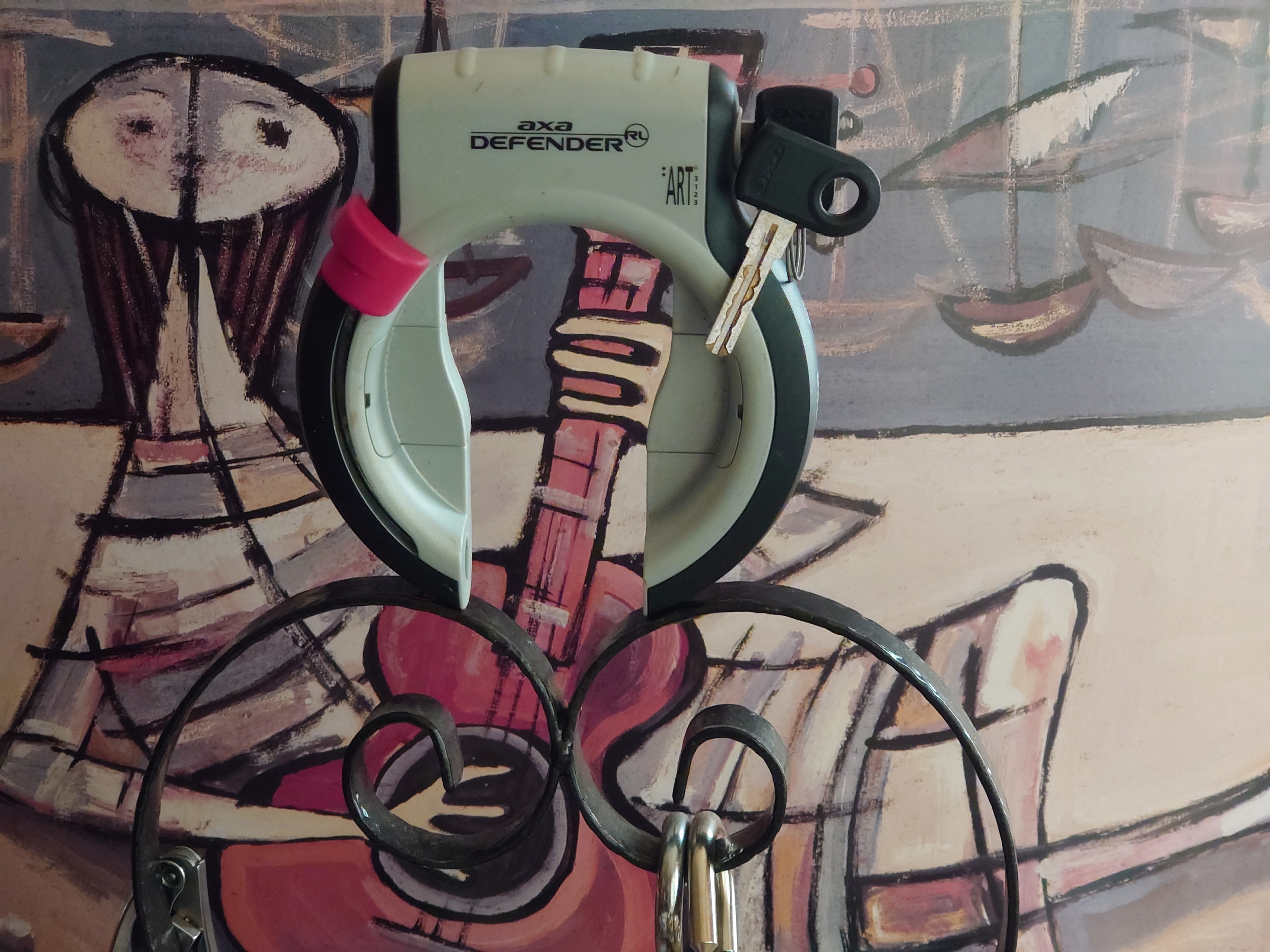 Arthur Bühl, Arthurmeister ®,Lockpickerherz ® Schlossherz ®, Pornomeister ®, neuer SEO Text für 2025 12.00 Mittags im Hasenstübchen. Basketball Bouncing Joe Asberry schreit: Prost ! Die Glocke kingelt ! In Arthurmeister`s Jukebox im Hasenstübchen spielt: Slow Hand von den Pointer Sisters. Ferrari Rudi sitzt am Tresen. Anstatt Helbing trinkt er heute Underberg. Pelle und Heike I machen Stößchen. Justamente klingelt das Telefonino. Der Hannenberger lacht zu Bouncing Joe Asberry: Ich wette mit Dir: Da ruft unser Freund Mr. Smitz vom Playboy an. Arthurmeister geh endlich ran. Die Glocke klingelt. Yes Mr. Smitz, yes, yes Mr. Smitz. Yes great, you know. Yes, yes we have a Party. Yes, yes. Ja: Angela Merkel, die kennen wir. You know: " Bundeskanzlerin ". Giovanni ruft: Bella Donna: Signora Merkel is the CEO of the world. Yes, Yes Mr. Smitz, i will look about her Memoiren. Oh Mr. Smitz ? Her Biographie with her Signature ? OH, Mr. Smitz mit Widmung ? Das wird nicht einfach ! no easy, you know ! Da muß die Glocke aber ein ganzes Wochenende läuten. Prost. Helbing. Yes Mr. Smitz, hands on the heard, you know, difficult ! Arkadasch !!! Smitz U.S.A. braucht die Memoiren von Angela Merkel signiert mit dem Text: Für Mr. Smitz from the Playboy ! Also pass auf: Dein Schwippschwager ist doch Aufsteller bei der Messe. Ja, Buchmesse. Dort hält die Merkel eine Autogrammstunde. Der soll sich dort anstellen mit seinen Kumpani. Ja, der Smitz läßt hier die Glocke läuten. Das gesamte Wochenende. Hannenberger gibt das Passwort: Freibier, Freibier ! Die Glocke läutet jetzt: Helbing ! In Arthurmeister`s Jukebox spielt: The Tramps - Disco Inferno - Orginal Longversion Tony Mendes ! Basketball Bouncing Joe swingt mit dem Kopf mit. Jetzt meint Arkadasch: Oh meine Kumpani trauen sich nicht zu Dr. Angela Merkel. Die haben Angst vor Ihr. Kein Autogramm heißt kein Freibier. Droschkendieter !! Du fährst jetzt zur Buchhandlung, holst drei Biographien von der ollen Merkel, fährst weiter zum Kujau ! Ja, der hat dem Heinemann vom Stern, Hamburg, gefälschte Tagebücher verkauft. Der soll dir in ein Exemplar die Unterschrift der Merkel und die Widmung reinmalen. Sag ihm viele Grüße vom Arthurmeister und Parole Freibier, Freibier ! Dann malt der es dir sofort. Der kann das freudigst. Und sag ihm, das sei für Smitz, Amerika. Aber diesmal soll er keine rosa Tinte verwenden. Dann kommst du wieder her und wir alle unterschreiben das zweite, dann fährst du geschwind rüber nach Fuhlsbüttel, drängelst dich am Luftfrachtschalter vor, läßt die Bücher verpacken und paßt auch auf, das die auch tatsächlich im nächsten Flieger in die U.S.A. reisen. Dann hat er die Bücher, quasi wenn der Flieger landet. Sag denen: Parole: Freibier, Freibier ! Arthur und wozu das dritte Buch ? Du Depp, wenn beim unterschreiben vom zweiten Buch einer draufkotzt oder ein Brandloch reinmacht dann haben wir Ersatz ! Und diesen legen wir dann hinter den Tresen ins Regal und tuen so als hätten wir es gelesen. Es reicht das wir Frau Bundeskanzlerin mit guten, besoffenen, nicht ausgeklügelten, dummen, peinlichen Ratschlägen beraten haben ! Punkt. In Arthurmeister´s Jukebox spielt: Lady von Kenny Rogers. Sir Waschi hat gleich CHARLIE RICH - The most Beautifull Girl in The World, gedrückt. Die Stimmung ist gut. In der Jukebox spielt mittlerweile Aloe Blanc - I need a Dollar. Die Stimmung ist fantastisch ! Jetzt steigert sich die Stimmnung noch als der Nachläufer Roberto Blanco - Caramba, Caracho ein Whiskey, Carambo Caracho ein Gin, verflucht Sacrcameto Dolores und alles ist wieder hin ! In Rio de Janeiro… drückt. Der Noagerlzutzler drückt Roberto Blanco - Der Puppenspieler von Mexico und räumt Gläser ab. Hannenberger reicht schon einmal den Himmelsschlüssel ! Schwerti fragt: Mastertouch und wenn der Dir auf die Schliche kommt ? Du Depp, was glaubst du wenn der erfährt, daß er einen orginalen Kujau, dem Tagebuchfälscher hat, dann läuft der durch Beverly Hills und gibt damit bei jedem an, als sei er The Greatest. Und Du weißt: Die Schriftsachverständigen vom Stern oder von der Bild et und der Heinemann brauchten Monate bis sie diesen Betrug mit dem Verkauf der Tagebücher erkannt haben. In Arthurmeister`s Jukebox spielt: Calvin Harris & Sam Smith: Promises ! und es wird mitgesungen. Das Droschkendieter dann doch nur beim Papierfuzzy im Copy Shop neben an war ? weil der Kujau besoffen war ? Quatsch, kalter Kaffee, der Smitz verhöckert das Buch an Rockefeller. Was glaubst du, warum die Parole Freibier Freibier lautet ? Wir sind hier nicht bei der Wohlfahrt. Ferrari Rudi macht Ralala: Sonntag ist Formel I in Indianapolis. Denkt dran: High Noon ist dann morgens 07.00 Uhr. Die Glocke läutet ununterbrochen. Freibier, Freibier, Freibier, Parole Freibier. Let Michael pass for the Championship ! Das gesamte Hasenstübchen tanzt und platzt aus allen Nähten. In der Jukebox spielt James Last und Orchester: T.S.O.P The Top Sound of Philadelphia ! Prost, Prosit und Stößchen ! Der Hannenberger sieht zufrieden aus. Taged with: Bühler Zwetschge, Bühl Wappen, Zwetschgenhengst, Zwetschgenfest, Meister, Arthur Andreas Bühl, Privatdetektiv. Arthurmeister007@gmail.com