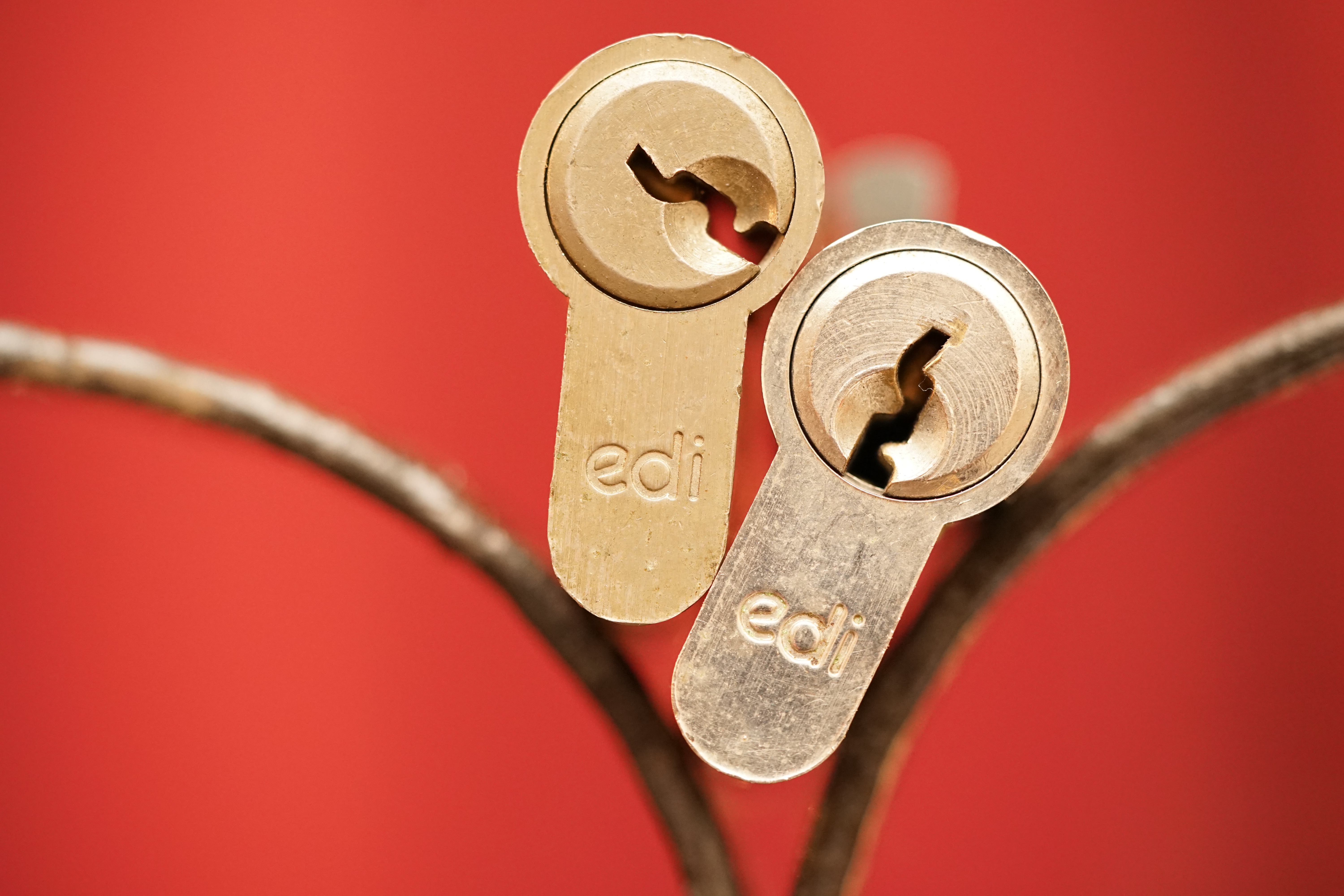 Freunde ! spricht Arthur Bühl, Detektiv aus ( HAM ), und hebt den Zeigefinger: Ihr mit eurer künstlichen Intelligenz. Die muß trainiert werden. Wie der Stammtisch. Und die Schlagworte wie Arthurmeister ® bürgerlich Arthur Andreas Bühl ist mehrfacher Deutscher Meister im Lockpicking, müssen hinzugefügt werden. Arthurmeister öffnet Schließzylinder, Profilzylinder, Vorhangschlösser zersörungsfrei. Die Benutzung von E - Pick, Sperrzeug, Pickset, Schlagschlüssel sind natürlich erlaubt. Alle Dietriche und Werkzeuge die das Schloss nicht beschädigen ! Arthur Bühl gibt auch seinen Kollegen im Detektiv - Verband als Performance Künstler Einblick in die Welt des Lockpicking, die Welt der Schloss Herzen und zeigt ebenfalls Öffnungsmethoden der Stasi und deren operatives Vorgehen. Arthur Bühl ist weiter Präsident der eingetragenen Schutzmarke Pornomeister ® S.A.R.L und stellt dort auf seiner Internetseite Schnitt - und Cutmodelle von Schließzylindern und Tresorschlössern vor. Während Bild et Uschi stenografiert erklingt aus der Jukebox im Hasenstübchen der Klassiker: Slow Hand von den Pointer Sister`s. Hannenberger fragt: Wie immer ? Arkadasch meint: Heute Helbing ! BILD et Uschi mit Parole Emil ! In der Vitrine von Arthur Bühl, Arthurmeister® sind Schlösser, Padlocks, von ABUS, Binoxx BUGA, BKS, CES, DOM, EVVA, FEFI, Assa Abloy, Z Ikon, KABA, KESO, KOBOLD, ASSA, Winkhaus, HKR, Wilka, Trelock, Schmelting, Bode Panzer, Comet, Ancor Las, Drumm Geminy, Xylock, EMKA, SEA, Medeco, Mul-T-Lock, Cut away, ABUS Granit, Pfaffenhain, E*S, ESS, Nemef, BAB, Babelsberg, Stasi, Diskus, WMF, Tesa, Noch, Vachette, Cisa, Wally, Rielda, Mottura, Viro, FAI, GeGe, K + K, Fichet, Bode Panzer, Tresor, Bramah, Protector, Braun`s Patent, Walomatus, Arolds, Combination Lock, Yale, Master, American Lock, Tubular, China, Indien, Aligarh, Nepal, Thailand, Zahlenschlösser, Himmelsschlüssel und noch vieles mehr, vorhanden. Alle Schliesszylinder sind Übungsmaterial für das Lockpicking. Schlagschlüssel und so vieles mehr, sind auch dabei. Auch der Sputnik. Verschlagwortet mit: ♥ Vokuhila, Friseur ♥ Schwäbischer Hengst, Zwetschgen Heini, Bühl er, Zwetschge, Google Earth, Mittelpunkt der Welt, Martinameisterin, Cartomanze, Scholischek, " HIGH NOON ! ". ♥ Parole Emil ! Arthurmeister`s Jukebox im Bunny Hall, B - Seite Einmal den Himmelsschlüssel aus der Hand gegeben. Der Stammtisch hat sofort eine Bass - Boom - Box, angeschlossen. Wie inner Disse ! Werbefrei. Mit Lichtorgel. Bouncing Joe und Schwerti drücken: Du wirst immer schöner ! Heike IV versucht sich an der Sportart Purzelbaum. Prost und Stößchen ! LiBi`s vom Lockpicking am Stammtisch sind unter Bunter Nachmittag, anzuschauen. Also: Viel Spaß ! und das Passwort lautet: Freibier Freibier ! Lautstärke ? " OFFEN ". Magic Fly. Arthur Buehl de oder Pornomeister de Good Morning, High Noon, guten Tag from Germany, Hamburg, mein Name ist Uschi. Die rasende Reporterin von der Bild et Zeitung. Ich konzipiere und betreue die Webseiten des Herrn Arthur Bühl, alias ARTHURMEISTER, Präsident Pornomeister SARL. Ich bemängele ihre falsche Auswahl zu den Bilder aud dem Laufband Arthurmeister " Arthur-Buehl-Arthurmeister®-Praesident ", dem Foto aus dem Laufband Pornomeister " Arthur-Buehl-Arthurmeister®-Detektiv-und-Sympathietraeger " und dem Foto des Herrn Bühl aus dem Laufband Arthur-Bühl.de " 𝔄𝔯𝔱𝔥𝔲𝔯-𝔅ue𝔥𝔩-𝔄𝔯𝔱𝔥𝔲𝔯𝔪𝔢𝔦𝔰𝔱𝔢𝔯®-Arthurmeister-beim-Friseur-vor-dem-Interview-Die-E-Mail-lautet-Sympathietraeger@Sympathietraeger.com. E-Mail-lautet-Arthurmeister007@gmail.com " Diese Lichtbilder wurden von mir zwar unter der Google Bilder - Gallerei eingepflegt, sind aber seit geraumer Zeit nicht mehr sichtbar. Deshalb habe ich die Bildbeschreibung dahingehend ergänzt, das es sich um eine private Performance Webseite handelt. Meine Anordnung dieser JPG in Ihrer Gallerie ist gewollt. Deshalb machen Sie diese Fotos aus dem Laufband Arthur Bühl und aus den Laufbändern Arthurmeister und Pornomeister wieder sichtbar. Diese Foto`s sind Bestandteil dieser Performance, wie das Grün in Ihrem geschätzten Google Logo, oder das Rot aus Ihrer geschätzten Landesflagge ! Ich würde Ihre Logo`s auch nicht entfernen ! Also: alle Foto`s und JPG `s im Internetz, wieder sichtbar machen ! Ihre Uschi, die rasende Reporterin von der Bild et Zeitung und die Macherin von Radio-Eriwan.de. Ihre Mühe sehe ich als Selbstverständlichkeit ! Gerne Grüße ich vom Stammtisch im Hasenstübchen unserem Bunny Hall. In Arthurmeister`s Jukebox haben wir für das Google - Team den Bringersound " We speak no Americano " gedrückt ! Parole Freibier für Google LLC. And greetings from Mr. Smitz.us ! 𝔄𝔯𝔱𝔥𝔲𝔯 𝔅ü𝔥𝔩, 𝔄𝔯𝔱𝔥𝔲𝔯𝔪𝔢𝔦𝔰𝔱𝔢𝔯 ® Stück Davon schwarze Katze, Zwei Katzenkopf Schlösser Zunft, Schlosser, Zunftabzeichen, Wappen, Geselle, Anstecknadel, Verbandsabzeichen, Stück Davon. Die nicht alltägliche Form eines Truhenschlossen führte dazu, das man die Schlosser im Zunftleben scherzhaft ironisierend Katzenköpfe nannte. Der Spitzname erhielt sich durch die Jahrhunderte. Und der Katzenkopf wurde damit zu einem Symbol. Er erscheint auf der Anstecknadel, die heute der Schlosser als Verbandabzeichen tragen kann. Die auf der Nadel angebrachte Inschrift " Stück Davon " erklärt sich wie folgt: Der wandernde Schlossergeselle sprach bei einem Meister um Arbeit vor. Befragt, ob er das Handwerk verstünde, antwortete er: Stück Davon ! Die zwei Worte wiesen ihn in aller Bescheidenheit als Angehörigen der Zunft aus, der bereit sei noch weiter zu lernen. DoubleBrain ® SEO für heute: Barockschlüssel, Schmiedeeisen, Halme gedreht, Bärte geschnitten, Reiden aufgesetzt, Stahlschnitttechnik, Kapelleneingerichte, Schmiedeeisen, Hohldorn, Gesenk, Pflanzenmotiv, Wappentierschmuck, geschmiedet, gepunzt, Schlüsselgriff beidseitig, halbrelief, Bekrönung auf der einen Seite als männlicher auf der anderen als weiblicher Kopf, Löwenwappen, Delphine, Schwanzflosse, Stilelemente der Reaissance, profilierter Steckhalm, Gesenke und Reide ziseliert, Griffrand, Zwei Schlangen blau angelassen, Eisenblech, Schließblech, Türrahmen, Schlosskasten, Eisenkern, französisch, Zierdecke ausgehauen, eingehauen und getrieben, Rosette, Ringgriff, Rokoko und Schlüssel, eisernes Wiener Barock Hangschloss mit Spreitzfedernverschluss, gefeilt, geschnitten und ziseliert, flacher Steckschlüssel, Eisengrundplatte und zwei Engel mit Trompete, Posaune und Blumengeranke verziert. Figuren, Schmuck, Jagdszene, Empire, Möbelschlösser, Messingzierdecken, Witwerschlüssel, Schlüsselgewalt, Symbol, Sargschlüssel, Silberschlüssel, Hohldorn, Nachbildung, Kammerherrnschlüssel, Bronce, feuervergoldet, Emblem mit Initialien der weltlichen oder kirchlichen Fürsten versehen, die sie verliehen haben. Doppeladler, Reichsapfel, Zepter und Krone, Übergabeschlüssel, magische Stilelemente, östrerreichischer Kammerherrenschlüssel mit Doppeladler, Kordeln und Quasten, Wien, Hoflieferant, Mayestät, päbstlich, ungarisch, bayerisch, in Silber gegossen, Sinsheim, Hohldornschlösser mit Eisenriegeln, Gelenkschlüssel, einfacher Schieberiegel aus Holz, klappbare Doppelschlüssel aus Tirol, Rohrhülse, Bart, Tirol, Kreuz, Herz, Schlüsselgehänge, süddeutsch, Leder, gotisch, Bügel, Tabakspfeifenschlüssel, Schlossergeselle nach bestandener Prüfung, Schlüsselgeschenketui für die Braut: Bund mit fünf Zimmer, Möbel und Kassettenschlüsseln, in der Mitte Haustorschlüssel aus einem Stück geschmiedet, geschnitten und mit Stahlstangen handpoliert auf dem vierseitigen Gesenk in Schreibschrift " Deutsches Empire ", Dreipass, Jugendstil, Doppelrohr, Hauptportal der Jesuitenkirchen Sankt Michael, Der Hammerschlüssel für Weinkeller: der ziselierte aufgesetzte Hammer diente dem Küfner zum abklopfen der Fässer und zum öffnen der Spunde, Enstehungszeit, Hoftheater, bayrisches Nationaltheater in München, Zerstörung, Kunstschlosser, Fritz Nüssel, Heinrich Pankofer, Germany, wissenschaftlich, systematisch, Schlüsselexperte, Sammler, Privatsammlung, Schlüsselzentrale München, Fachmann für Sicherheitsfragen, sachkundig, Experte, versierter Restaurator, historischer Wert, handwerkliches Geschick und seine langjährige Berufserfahrung, Anerkennung, international, Fachmann nicht nur für die Technick von Schlüsseln und Schloss, auch für künstlerische und historische Fragen. Standardwerk Europa, Übersee, offizielle Stellen, Landeskriminalamt, Bundesanwaltschaft, Keltenschlüssel, Vorchristus, Witwenschlüssel, John F. Kennedy, Weisses Haus, Schlossmuseum Velbert, gut verpackt, Pullach, Erfinder und Auror, Leidenschaft, aufschlußreiches Werrk, Memoiren, Töchter, Emmi Seifert, Marlene Nüssel, Frau Anni, Kaminkehrer, Schwanthal, Freund und Helfer der Polizei, mein Leben, Gedichte, Kaffeveranstaltung, Nachbarschaftshilfe, Essen auf Rädern, Schlüsselfigur, tausend Stücke, Keltenzeit, Christus, Kelheim, Exemplare, Ausländische Lehrlinge, Brocken, wiegt fünf Kilo, Schmucksafe, Ludwig XV 1430, Brillianten, Verona, Eisenzeit, Ägypten, Hallstadtzeit, Salzkammergut, Hallstadt Gräberfeld, Epoche, Eisenverhüttung, Salzbergbau, Gerätschaften zu exportieren, geographischer Ort am Nordende des Neuenburger Sees in der Schweiz, Pfalbauten, auf festem Land angelegte Siedlung, europäische Eisenzeit, Kelten Indogermanischen Völkergruppe, Germanen, Rhein, kämperisch, expansionsbereit, Rom, Homer, Dichter, Jugendzeit, halbdunkel, erahnbar, zivisilatorische Dokumente, Dichtung, märchenhaft schöne Gestalt, Götter treten vor uns hin, denen die mittelmerisch kleinasiatische Menschheit Wirkungen und Tätigkeiten zugedacht hat, die diesen Fabelwesen für immer Kontur verliehen haben. So tritt der Schmiedegott Hephaistos lateinisch Vulkanos vor uns hin: Rußig und edel zugleich, genial erfinderisch, ein kunstreicher Handwerkegott. Der zu den 12 Hauptgöttern der griechisch römischen Antike erzählt wird. Jupiter, Himmel, hinabgstürtzt, Entfernung der Erde von den Sternen, Insel Lemlos, Hinkefuss, Gerechtigkeit, alte Fabeln, schöne und liebenswürdige, Eheweib, Museeum of fine Arts in Boston USA, Parmenides Lehrgedicht Balanos, Hammer, Amboss, Feuer, Wasser, glühend, Metall, Hammerschlag, Gußverfahren, gewünschte Form, Holz oder Kohle, warmgeschmiedet, grobkristallin, feinkörnig, Streck und Bruchgrenze, Plinius, samische Künstler, Erzguß, Keltenschlüssel, hochkant durch einen Schlitz in der Tür gesteckt, gedreht, bis er - nun waagrecht - in die Angriffe der im Riegel gelagerten Sperrklötze eingerastet: die Sperrklötze werden angehoben, der Riegel ist entsperrt und lässt sich mit einem ledernen Zugriemen von außen auf und zu ziehen. Griechenland, lakonisch, neues Prinzip, Schlüsselträger, Kaiserzeit, Würde, Statussymbol, Römer, die punische Kriegen das Metallhandelsmonopol an sich gebracht hatten verfügten in reichem Maße über Kupfer, Zink und Zinn. Verschlußriegel, Feder, Lochkanäle, Sperrstifte, entsichert, auf oder zugeschoben, Drehschlüssel, Hangschloss, Spreitzfeder, Kulturlandschaft, Kassetten, Truhen, Türen, Tiermaskendeckel, Pferdegstalt, arabisch, Vexier, indisch, Kugel, Grundform, Volldorn, Technische Feinheit, Eleganz, Zweckgebilde in den Händen von Menschen, die bemüht sind, mit einem rauhen, kriegerischen Leben fertig zu werden, Verteidigung, bedachte Architektur, spürbar, verschlossen, Zierlichkeit, Zeitläufe, Kultur, Willen und Werkstätten in Pompji und Herkulaneum, Wachsmodell Tonmantel gebrannt, schmilzt das Wachs glühend, Nachteil, römisches Imperium, desto länger, primitive Form, Spätantik, Karolingische Kunst, Fräkisches Adelsgeschlecht, Karl der Große, Triebfeder, Höfische und Kirchliche Kreise, Monumental Kunst, Klerikale Kreise, Kulturträger, Elfenbein, Goldschmied, Goldschmiedekunst, geistig - kulturelle Erhellung, Abendland, profunde Bedeutung, Ehefrau, häusliche Gewalt, Vertrauen, Brauch, Kirchweihtag, Steiermark, geweiht, Gnadenschlüssel, Petrus - Schlüssel, Apostel, Pilger, Schenkung, Pabst Pälagius, Gregor, König Alfons von Kastilien, König Alfred, romanischer Stil, schöpferische Kraft, Kunstgewerbe, Klöster, Kostbarkeiten, kunsthandwerklich, Verfeinerung, Raffiniertheit, Formenwelt, Alltag, Kleidung, Ritterrüstung, kraftvoll, primitiv, gotische Epoche, Jan van Eick, Grammatik, Lebensstil, geläutert, gültig, Opulenz der Kleidung, Materialwert, Charme, Sakral, Phantasie, Formensprache, feinsinnig, Steinmetz, Bescheidenheit, Portal, Notre - Dame, Paris, köstlich, kostbar, Mechanismus, Entsperrungsvorgang, Fischblasen, Kreuze, Drei - und Vierpass, grotesk, meisterlich, Handwerkszeug primitiv, Gewirre, Besatzung, Tropfen Öl, rein von Hand, Prochnov, Kunstschreiner, gesunde Männer, Michael Mann, Michael Mann Kästchen, Nürnberg, Augsburg, Fürth, Wörth, Riegelwerk, sauber geätzte und vergoltdete Büchsen und Pistolen aus Eisen. Doppelmeyer, Markgraf, erlassene Strafe, Spinnenschlösser, Deckelunterseite, figürlich, kunstfertigkeit, Schlüsselloch, größere Summen harten Geldes, raffiniert, Spielerei, Kuriusität, Zeugnis, Möbel, Bombast, Schwulst, Liebe, Zäsur, Dreißigjähriger Krieg, Mutter Courage, Armut, Schichten in Deutschland, Reformation, patetisch, Phänomen, Ornament, Pierre Frommerie, Sedan, Berlin, Ebenholz, Emaill, monumental, Signatur, Barock, Formenreichtum, gediegen, summarisch, mittelmäßig, Epochen, Werkleute, Halskette, Mayestät, Spanien, Revolution, Mittelalter, feierlich, Feind, Öffnung der Tore, Kapitulation, Schlüsselsoldat, Mitglied der päbstlichen Schweizer Garde, Pabstwappen, abfällige Bedeutung, Stadtwappen Tabackspfeife, Vierkant, Dolch, Pistolenschlüssel, geheime Nachrichten, Siegel, Hammerschlüssel für einen Weinkeller, Liebende, Angebetete, Ritter, Kreuzzug, Heiliges Land, Kreuzritter, Ehefrau, Märchen, arges oder schönes, es will scheinen, das eine Welt ohne Schlüssel nicht denkbar ist, Paris, Turenschloss, Schlossfalle, Konstruktion, Luxus, Verschwendungssucht, Kleinod, Brilliant, Maillard, König Stanislas, Ballkongitter, Pastellportrait, Museeum der Stadt Nancy, spirituell Sonnenkönig, Prinz Eugen von Savojen, den sublimen Geist seiner Epoche, General Feldmarschall Prinz Freund der Musen, Besieger der Türken, Zunftbuch, Balthasar, Gitter, Porzellan, hochkultiviert, Degengriff, Münchener Hof, Wittelsbach, Gesamtkunstwerk, Johann Joachim Winckelmann, Kleidermode, Reifrock, Schnürrleibchen, Wohnkultur, Neoklassizismus, Möbel, Chubb, Bramah, Inselstaat, Engländer, Ungarn, Italiener, Tossi, Yale, Hobbs, Aber die Bemühungen um immer neue vergrößerte Sicherheit im Bereich des Schlosses gingen weiter. Man glaubte vorübergehend das non plus ultra Sicherheitsschloss konstruiert zu haben und zwar kühn genug, Geldpreise für denjenigen auszusetzen, dem es gelingen würde, diese neuartigen Schlösser aufzusperren. Überraschend geschah das dank der Fertigkeit des Amerikaners Hobbs 1853. Seine Medtode des Aufsperrens ist in der Fachwelt als Hobbsches Öffnungsverfahren bekannt. Es wurde mit Erfolg publiziert, das Kriminelle Hinweise zum Öffnen der Sicherheitsschlösser erhielten. Linus Yale, Fallstiftriegelschlösser, der Ägypter, Assyrer, Babyloner, Yale Zylinder, C.E. Schulte in Velbert, Kromer Protector Schloss 1871, Hahn AG, Karl Zeiss, BKS, Boge und Kasten Solingen, Koloss von Roddos, Byzanz, Konstantinopel, Moschee, Kirche, Schlüsseltyp, Kaufmann, Herkunft, Herzblatt, Kurfürst, Alltagsgebrauch. Die Schönheit der Welt. Die Kraft, die menschlichen Schöpfergeist gewahr werden lässt. Die beiden Schlüssel in der Hand des heiligen Petrus geben diesem die Macht, die Pforten des Himmels zu öffnen. Der Schlüssel ist ein christliches Symbol, er ist aber auch das Inbild menschlichen Schöpfergeistes und als solches steht er in unmittelbarer Beziehung zu der Arbeitswelt des Sammlers Heinrich Pankofer. Doblebrain ® gibt vor: Mehr SEO ! ! ! Arthur Bühl, Arthurmeister, Wappen Bühl, Bühl Art, Flagge, Fahne, Arthurmeister Ring BÜHL öffnet Dormakaba, Kaba, Kaba 8 und weitere wie Quattro und Gemini. Tja und im Falle eines Falles, klebt UHU wirklich alles und kurz drauf, ist alles wieder auf ! Auch Dormakaba in Bühl im Falle eines Falles ! Verschlagwortet mit: Arthur Bühl, Detektiv, the dutch open Lockpicking Champion ! From WIRED. ÖFFNUNG OHNE SCHLÜSSEL, Linkedin Joe Asberry, NBA, Twitter X. Basket Ball Bouncing Verbot, Arthurmeister, Raucher, Roth - Händle, Stadt Lahr - Bühl, Schwarzwald, Black Forest, Rötkäppchen you know Mr. Smitz, Sorte Schwäbischerhengst de is großfruchtig und süss wie UHU. Buhl er Zwetschge. No, only woman has Pflaumen ♥ Wappen Arthur Andreas Bühl, Flagge ! Wilhelm Busch ♥ 𝔄𝔯𝔱𝔥𝔲𝔯-𝔅ue𝔥𝔩-Wappen-𝔄𝔯𝔱𝔥𝔲𝔯𝔪𝔢𝔦𝔰𝔱𝔢𝔯-®-Von-rechts-nach-links-Glueck-bringts-♥.gif 𝔄𝔯𝔱𝔥𝔲𝔯-𝔅ue𝔥𝔩-𝔄𝔯𝔱𝔥𝔲𝔯𝔪𝔢𝔦𝔰𝔱𝔢𝔯®-Arthur-Buehl-WebTuev®-ges.-gesch.-Die-E-Mail-lautet-Webtuev@WebTuev.de.png Arthur-A.-Buehl-Detektiv-aus-Hamburg-Arthurmeister®-Vitrine-Cut-Lock-veroeffentlicht-Xing-verifiziertes Linkedin PROFIL ARTHUR BÜHL Detektiv aus Hamburg-Facebook-Twitter-X.jpg