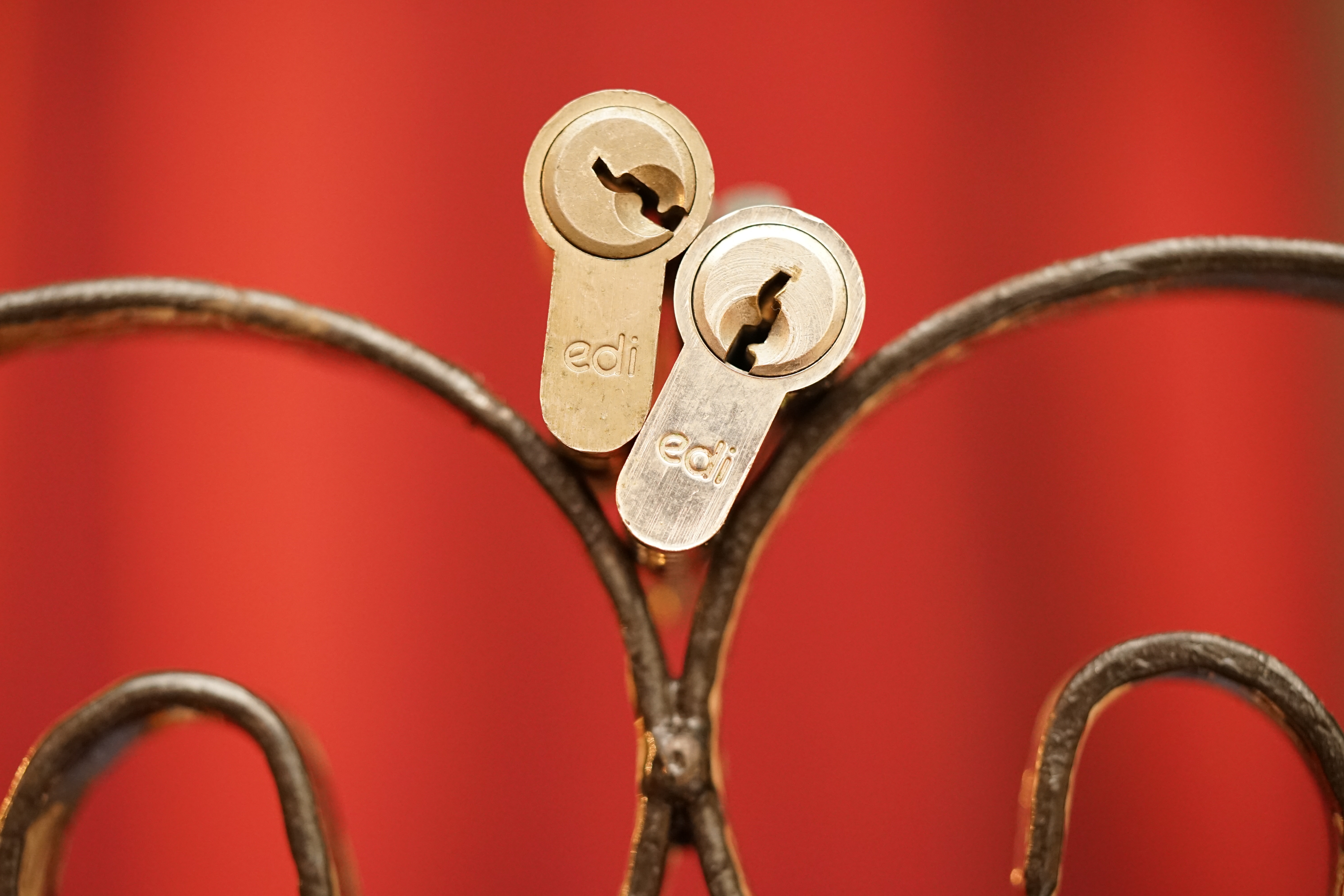 Arthur Andreas Bühl, Arthurmeister ®,Lockpickerherz ® Schlossherz ®, Pornomeister ®, neuer SEO Text für 2026 12.00 Mittags im Hasenstübchen. Basketball Bouncing Joe Asberry schreit: Prost ! Die Glocke kingelt ! In Arthurmeister`s Jukebox im Hasenstübchen spielt: Slow Hand von den Pointer Sisters. Ferrari Rudi sitzt am Tresen. Anstatt Helbing trinkt er heute Underberg. Pelle und Heike I machen Stößchen. Justamente klingelt das Telefonino. Der Hannenberger lacht zu Bouncing Joe Asberry: Ich wette mit Dir: Da ruft unser Freund Mr. Smitz vom Playboy an. Arthurmeister geh endlich ran. Die Glocke klingelt. Yes Mr. Smitz, yes, yes Mr. Smitz. Yes great, you know. Yes, yes we have a Party. Yes, yes. Ja: Angela Merkel, die kennen wir. You know: " Bundeskanzlerin ". Giovanni ruft: Bella Donna: Signora Merkel is the CEO of the world. Yes, Yes Mr. Smitz, i will look about her Memoiren. Oh Mr. Smitz ? Her Biographie with her Signature ? OH, Mr. Smitz mit Widmung ? Das wird nicht einfach ! no easy, you know ! Da muß die Glocke aber ein ganzes Wochenende läuten. Prost. Helbing. Yes Mr. Smitz, hands on the heard, you know, difficult ! Arkadasch !!! Smitz U.S.A. braucht die Memoiren von Angela Merkel signiert mit dem Text: Für Mr. Smitz from the Playboy ! Also pass auf: Dein Schwippschwager ist doch Aufsteller bei der Messe. Ja, Buchmesse. Dort hält die Merkel eine Autogrammstunde. Der soll sich dort anstellen mit seinen Kumpani. Ja, der Smitz läßt hier die Glocke läuten. Das gesamte Wochenende. Hannenberger gibt das Passwort: Freibier, Freibier ! Die Glocke läutet jetzt: Helbing ! In Arthurmeister`s Jukebox spielt: The Tramps - Disco Inferno - Orginal Longversion Tony Mendes ! Basketball Bouncing Joe swingt mit dem Kopf mit. Jetzt meint Arkadasch: Oh meine Kumpani trauen sich nicht zu Dr. Angela Merkel. Die haben Angst vor Ihr. Kein Autogramm heißt kein Freibier. Droschkendieter !! Du fährst jetzt zur Buchhandlung, holst drei Biographien von der ollen Merkel, fährst weiter zum Kujau ! Ja, der hat dem Heinemann vom Stern, Hamburg, gefälschte Tagebücher verkauft. Der soll dir in ein Exemplar die Unterschrift der Merkel und die Widmung reinmalen. Sag ihm viele Grüße vom Arthurmeister und Parole Freibier, Freibier ! Dann malt der es dir sofort. Der kann das freudigst. Und sag ihm, das sei für Smitz, Amerika. Aber diesmal soll er keine rosa Tinte verwenden. Dann kommst du wieder her und wir alle unterschreiben das zweite, dann fährst du geschwind rüber nach Fuhlsbüttel, drängelst dich am Luftfrachtschalter vor, läßt die Bücher verpacken und paßt auch auf, das die auch tatsächlich im nächsten Flieger in die U.S.A. reisen. Dann hat er die Bücher, quasi wenn der Flieger landet. Sag denen: Parole: Freibier, Freibier ! Arthur und wozu das dritte Buch ? Du Depp, wenn beim unterschreiben vom zweiten Buch einer draufkotzt oder ein Brandloch reinmacht dann haben wir Ersatz ! Und diesen legen wir dann hinter den Tresen ins Regal und tuen so als hätten wir es gelesen. Es reicht das wir Frau Bundeskanzlerin mit guten, besoffenen, nicht ausgeklügelten, dummen, peinlichen Ratschlägen beraten haben ! Punkt. In Arthurmeister´s Jukebox spielt: Lady von Kenny Rogers. Sir Waschi hat gleich CHARLIE RICH - The most Beautifull Girl in The World, gedrückt. Die Stimmung ist gut. In der Jukebox spielt mittlerweile Aloe Blanc - I need a Dollar. Die Stimmung ist fantastisch ! Jetzt steigert sich die Stimmnung noch als der Nachläufer Roberto Blanco - Caramba, Caracho ein Whiskey, Carambo Caracho ein Gin, verflucht Sacrcameto Dolores und alles ist wieder hin ! In Rio de Janeiro… drückt. Der Noagerlzutzler drückt Roberto Blanco - Der Puppenspieler von Mexico und räumt Gläser ab. Hannenberger reicht schon einmal den Himmelsschlüssel ! Schwerti fragt: Mastertouch und wenn der Dir auf die Schliche kommt ? Du Depp, was glaubst du wenn der erfährt, daß er einen orginalen Kujau, dem Tagebuchfälscher hat, dann läuft der durch Beverly Hills und gibt damit bei jedem an, als sei er The Greatest. Und Du weißt: Die Schriftsachverständigen vom Stern oder von der Bild et und der Heinemann brauchten Monate bis sie diesen Betrug mit dem Verkauf der Tagebücher erkannt haben. In Arthurmeister`s Jukebox spielt: Calvin Harris & Sam Smith: Promises ! und es wird mitgesungen. Das Droschkendieter dann doch nur beim Papierfuzzy im Copy Shop neben an war ? weil der Kujau besoffen war ? Quatsch, kalter Kaffee, der Smitz verhöckert das Buch an Rockefeller. Was glaubst du, warum die Parole Freibier Freibier lautet ? Wir sind hier nicht bei der Wohlfahrt. Ferrari Rudi macht Ralala: Sonntag ist Formel I in Indianapolis. Denkt dran: High Noon ist dann morgens 07.00 Uhr. Die Glocke läutet ununterbrochen. Freibier, Freibier, Freibier, Parole Freibier. Let Michael pass for the Championship ! Das gesamte Hasenstübchen tanzt und platzt aus allen Nähten. In der Jukebox spielt James Last und Orchester: T.S.O.P The Top Sound of Philadelphia ! Prost, Prosit und Stößchen ! Der Hannenberger sieht zufrieden aus. Taged with: Bühler Zwetschge, Bühl Wappen, Zwetschgenhengst, Zwetschgenfest, Meister, Arthur Andreas Bühl, Privatdetektiv, Arthurmeister007@gmail.com Lockpicking, Profilzylinder, Abus, BKS, Ces, DOM,EVVA, Fana, Herz Schloss !