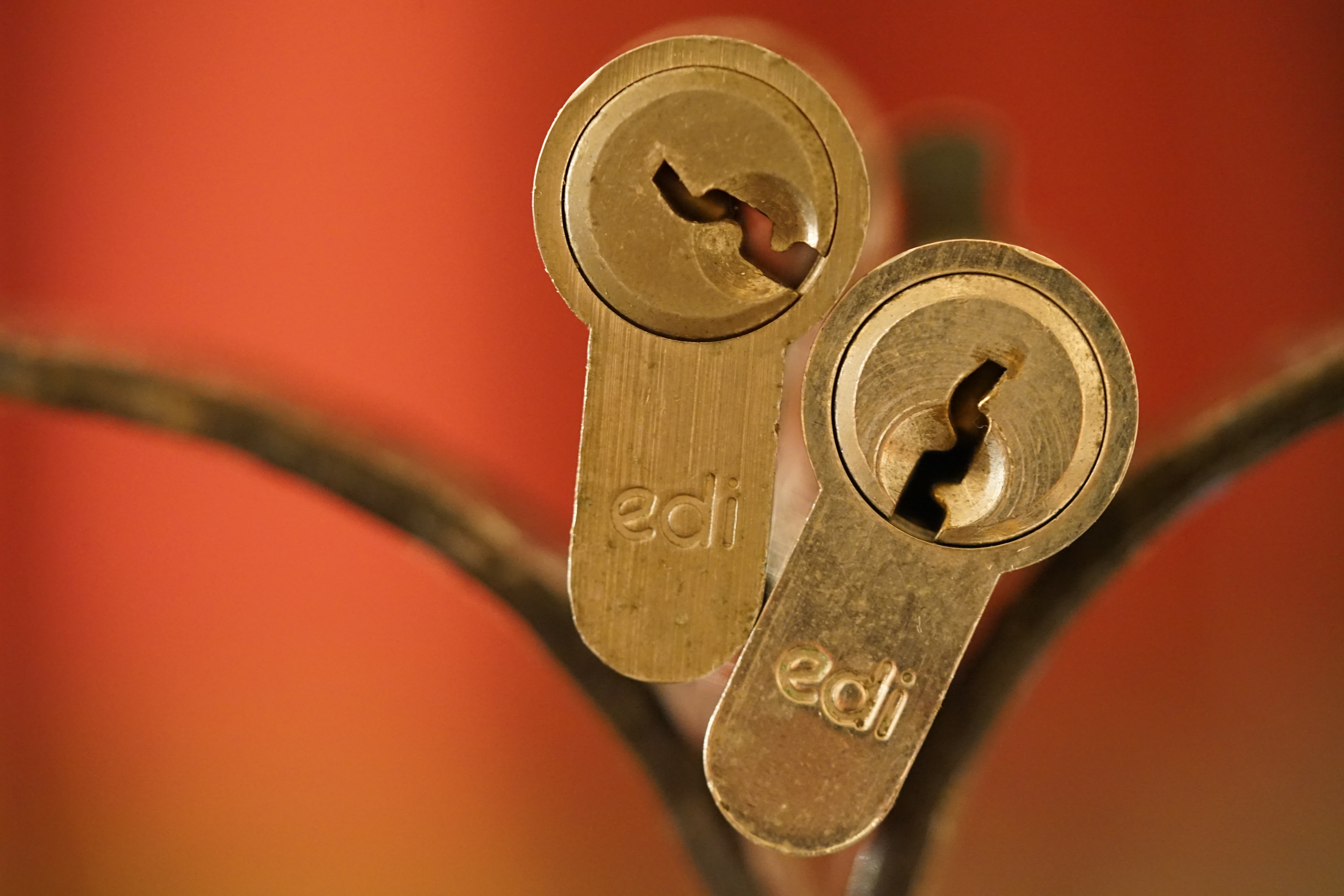 Bühl. Arthur Bühl. Der Sympathieträger ist in Stuttgart, Baden - Württemberg geboren. Der Detektiv lebt in HAM. H1 Text der SEO schreibt: 𝔄𝔯𝔱𝔥𝔲𝔯 𝔅ü𝔥𝔩, 𝔄𝔯𝔱𝔥𝔲𝔯𝔪𝔢𝔦𝔰𝔱𝔢𝔯® Bühl, Arthur, Jahrgang 1961, Made in Germany, Detektiv or Private Investigator how Mr. Smitz from the PLAYBOY, Beverly Hills, say`s. Yes Mr. Smitz i will send you the Photo Arthurmeister`s F 1, Jacket for your LeporelloUS. to your E - Mail Mr.Smitz@Mr.Smitz.us. Ok, Mr. Smitz. Mr. Smitz do you know what Google Earth is ? Take BÜHL Arthur, only by Google Earth, you know ? have done it ? Yes Google will show you my Panel superfast. Cool, Arthurmeister, cool. Yes Mr. Smitz, this can i do for you too ! Yes with SEO. Yes, yes, i have Arkadasch erklärt, sein Erikli pasta is not so genial. Der beste Zwetschgenkuchen, you know plum tart, is from the Stadt Bühl. Not laughing in the USA. Bühl is a City like my Name. And the People in this City called it: Zwetschgendatschi ! you know. This is the world best plumcake. Yes Datschi. Yes, Stadt Bühl is near Baden - Baden, the Casino, you know ! Yes. Baden-Württemberg. You must know there is since 1927 the traditionell Zwetschgenfest. And there ist the Zwetschgenkönigin ! Mr. Smitz, my Ur Ur Ur Ur Grandfather is born in Bühl. My Great Grand Grand Mother where also born in the town Bühl. Their profession was Zwetschgenpicker. Not Lockpicker, Zwetschgen / Plum Picker. And Rüttler. Oh, really ! Yes, Yes. And since this time the name of the family Bühl from the Stadt Bühl is: Yes you know - Buehl. Yes i will give Greetings from you to Mrs. Friede Springer from the Newspaper BILD et. Yes, the Elbphilharmonie is in Betrieb. OH, Mr. Smitz, greeting´s to you from Joe Asbbery, NBA, you know. Tomorrow we will meet us in the Hasenstübchen, our Rabbit Hall. For Lockpicking und Beer. Call you. Parole Emil ! In der Vitrine von Arthur Bühl, Arthurmeister® sind Schlösser, Padlocks, von HKR, ABUS, Binoxx BUGA, BKS, CES, DOM, EVVA, FEFI, Assa Abloy, Z Ikon, Kaba, Keso, ASSA, Winkhaus, Wilka, Trelock, Schmelting, Bode Panzer, Comet, Ancor Las, Drumm Geminy, Xylock, EMKA, SEA, Medeco, Mul-T-Lock, Cut away, ABUS Granit, Pfaffenhain, E*S, ESS, Nemef, BAB, Babelsberg, Stasi, Diskus, WMF, Tesa, Noch, Vachette, Cisa, Wally, Rielda, Mottura, Viro, FAI, GeGe, K + K, Fichet, Bode Panzer, Tresor, Bramah, Protector, Braun`s Patent, Walomatus, Arolds, Combination Lock, Yale, Master, American Lock, Tubular, China, Indien, Aligarh, Nepal, Thailand, Zahlenschlösser, Himmelsschlüssel und noch vieles mehr, vorhanden. Alle Schliesszylinder sind Übungsmaterial für das Lockpicking. Schlagschlüssel und so vieles mehr, sind auch dabei. Auch der Sputnik. Verschlagwortet mit: ♥ Vokuhila, Friseur ♥ Schwäbischer Hengst, Zwetschgen Heini, Bühl er, Zwetschge, Google Earth, Mittelpunkt der Welt, Martinameisterin, Cartomanze, Scholischek, " HIGH NOON ! ". ♥ Parole Emil ! Arthurmeister007@gmail.com https://media.wired.com/photos/59323075b8eb31692072e0db/master/w_1600,c_limit/arthur-buhl.jpg