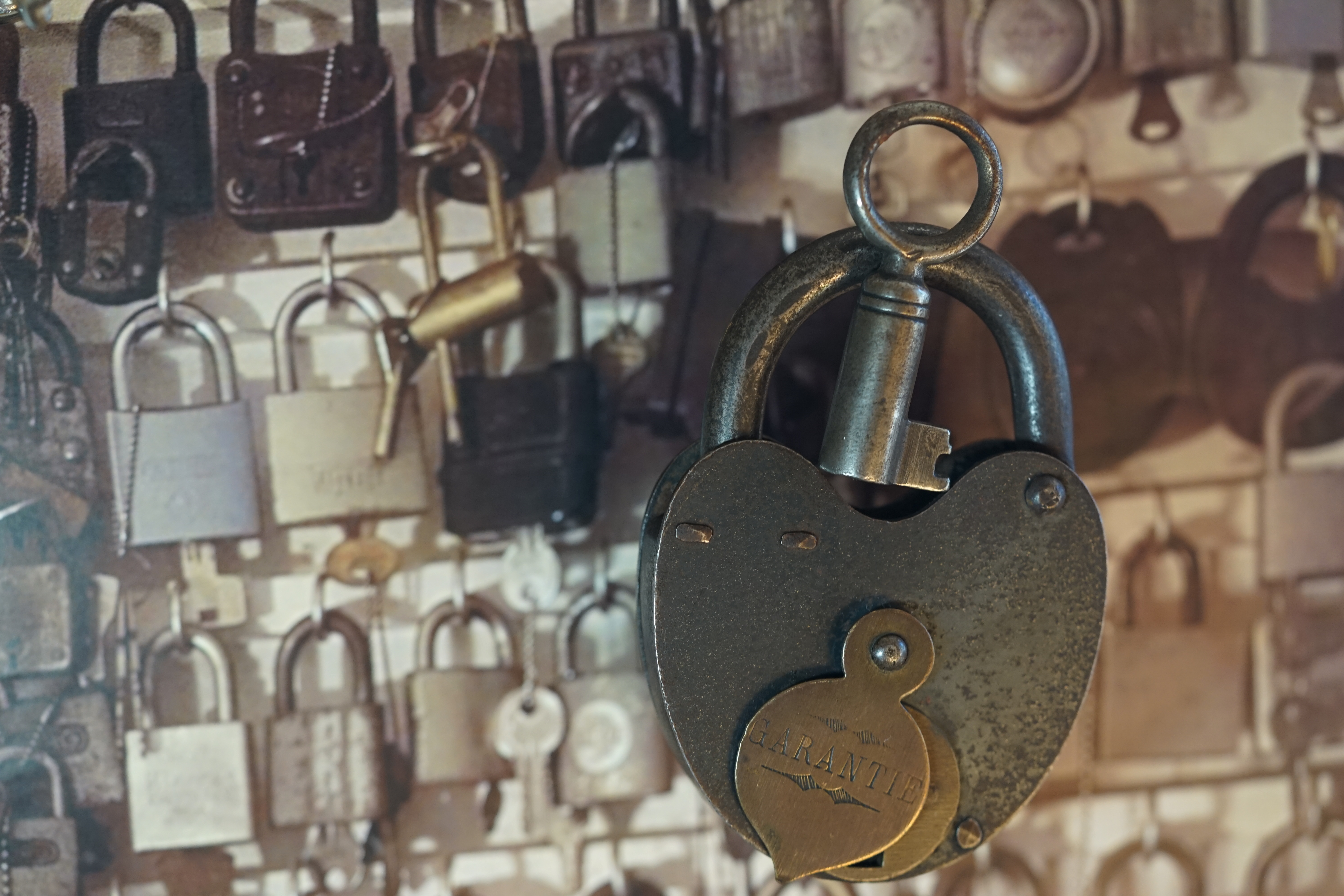 Neues aus dem Hasenstübchen: Gestern war Bernhard da. ÖH, Sonderschule, Sonderschule Öh. Heike IV: Bernhard, warum hast du denn das große Standkreuz dabei ? Der Noagerlzuzler lallt: Der ist wieder aus Ochsenzoll abgehauen. Sonderschule ! SONDERSCHULE ! Schwerti: Was willtst DU ? Bier und Sonderschule, Sonderschule Öh. Hannenberger der Objektleiter: Sonderschule is nich im Hasen. Doch doch ! Öh Sonderschule ! Öh, jetzt Sonderschule. Nach zwei Rutschen Bier, leider kleine, hatte er uns überzeugt: Sondaschule ist jetzt in der Jukebox. Arthur Bühl, Detektiv aus Hamburg ist Mitglied im Detektiv Verband BUDEG und an die IKD angeschlossen. Als Arthurmeister® erklärt Herr Bühl bei Behörden wie Fedpol, LKA Forensik, das Lockpicking !