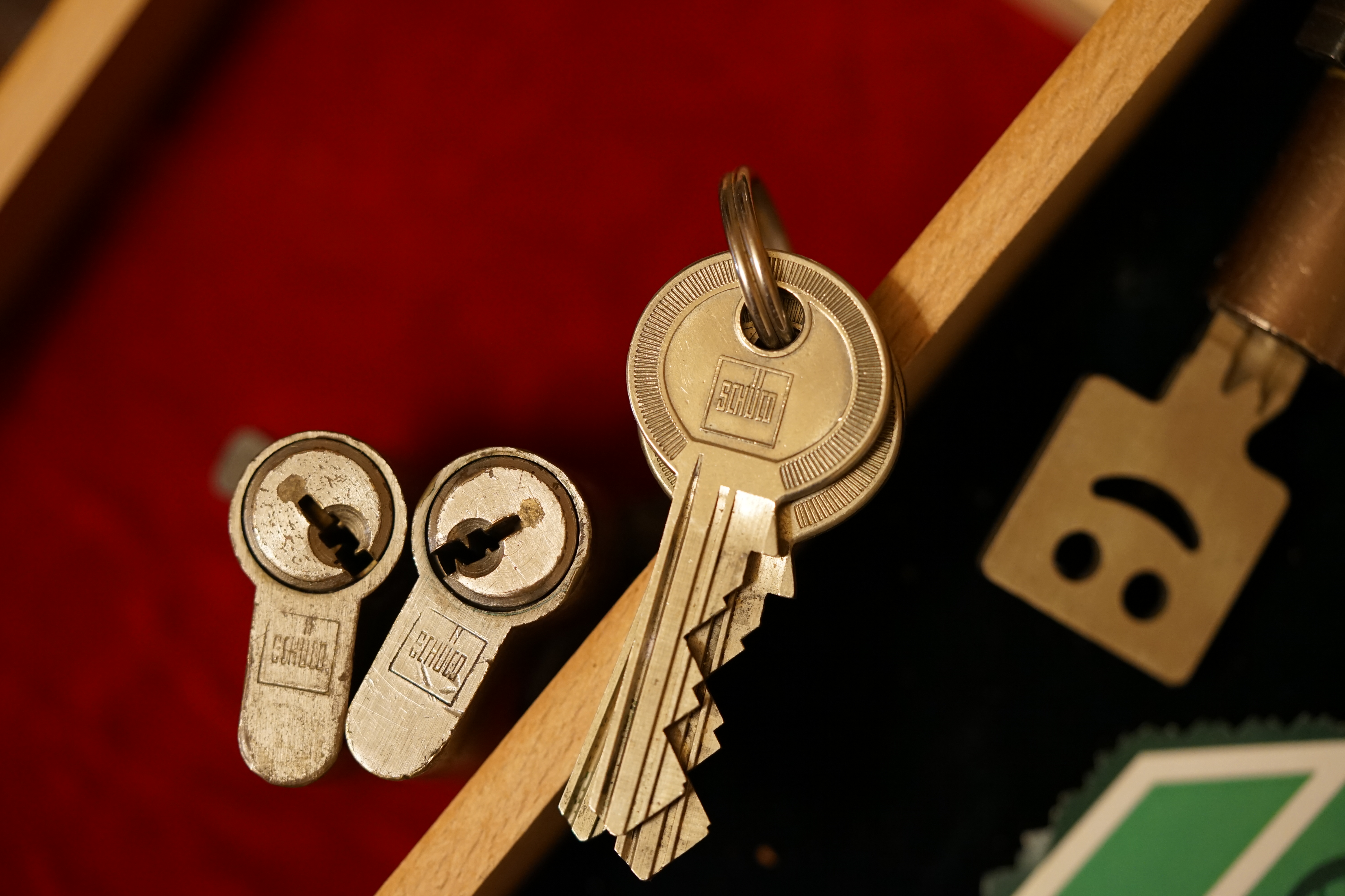 SEO Jahrgang 1961 ♥ 𝔄𝔯𝔱𝔥𝔲𝔯 𝔅ü𝔥𝔩, 𝔄𝔯𝔱𝔥𝔲𝔯𝔪𝔢𝔦𝔰𝔱𝔢𝔯® Arthur Bühl, Jahrgang 1961, Detektiv aus Germany, Im Dienste der Wahrheitsfindung unterwegs, betreibt in seiner Freizeit Lockpicking aus Leidenschaft. Der mehrfache Deutsche Meister wird in der WIRED als " Master of the Universe " betitelt. In der BILD et ist der Artikel " Herr der Schlösser " abgedruckt. Im Hasenstübchen - Fuhlsbüttel, am Hasenberge, Santa Fu, wird gefeiert. Arthurmeister® stellt seinen Leporello " Der Aufmacher " vor. Der Stammtisch grölt " OFFEN ". Scholischek, Rudi, Heike I, Noagerlzutzler, Arthur und Joe Asberry, der alte NBA ler, prosten sich zu. Arthurmeister`s Jukebox auf YouTube spielt Pointer Sisters - Slow Hand ! ♥ Beim Tanzen ruft die Cartomanze " Ey du Sympthieträger ♥, komm mal her " ! Verschlagwortet mit: Arthur Bühl, Arthurmeister® Arthur ♥ Schwäbischer Hengst, Buhl, Zwetschgen Heini, Artur, Buehl er, Zwetschge, Made in Germany, Born 1961, Sympathieträger, Google Earth, Mittelpunkt der Welt, Pflaumen, Arkadasch, Datschi, ♥ Martinameisterin, Cartomanze, Scholischek, " HIGH NOON ! ", ♥ ♥ Vokuhila ♥ Parole Emil ! Verschlagwortet mit: Bühl er Zwetschge, International Lockpicking, Google Earth, Earth Song, Schwäbischer Hengst ! Arthur Bühl, Arthurmeister® präsentiert sein neues Seo Karussell: Zodiac, Tierkreis, Sternzeichen, Zodiak, Mordserie. Arthur Bühl, Made in Germany, born 27.03.61 in Stuttgart, Baden Württemberg, sammelt Liebesschlösser, Herz Liebesschloss rot, Schloss in Herzform welches an Brücken zu hängen kommt, Liebesschloss ABUS, Swarowski, Schlüssel, Gravur, Liebe, Herzschlösser, Trickschloss, Vorhängeschloss, AMAZON, Picksbay, E - BAY, Liebesschlösser auf Instagram. Arthur Bühl, Arthurmeister® zeigt seinen Freunden im Hasenstübchen die Internetseiten Lockpicker Herz.de, Pornomeister®. Der Stammtisch befindet: Das ist Spitze ! Arthur Bühl wurde schon als Jesusmeister bzw. Jesusmaster betitelt. Fandom Wiki Arthur A. Bühl, Detektiv aus Hamburg, Profilbild, Lockpicking, Danke Dr. Ulrich Morgenrot, Velbert, Schlüsselregion, Schlüsselfest in Velbert, Forum Niederberg, Schlossmuseum, Schlüsselfest, Schlossherz, Hans Schell Collection, Martina Pall, Graz, Austria, Park Hotel, Brauhaus, BKS, Heiligenhaus, Wilka Schließtechnik, Silca, IHK, KFV, Errebi, Beschlag, Hersteller, ABUS, Arthur Bühl, Arthurmeister ®, Schlosssammler, Bühl Wappen, Bühl Flagge, Bühl Urkunde Patent, BKS, Arthur Meister, Porno Meister, Wernèry, Profilzylinder, Juke Box Arthurmeister You Tube, Buehl Logo, Cutaway Cilinder, Pfaffenhain, Demonstration Lockpicking, Schliesszylinder, Holland, Toool, Rohlinge zur Impression, zerstörungsfrei ohne Schlüssel, Schlüsseldienst, Soultrain, Philysound, TSOP, Es fährt ein Zug nach nirgendwo ! Arthur Bühl.de, Sicherheit, Performance Künstler. TILT, Flipper, einarmiger Bandit, Bally Wulff, Rotamint, Mad Monkey - Slot Machine, Spielautomat Merkur, Casino, Monte Carlo, Jackpot, Merkur Sonne, Jubilee, ROL-A-TOP, Old slot machine, Love Meter, Jet play, Looping the Loop Fürst, Münzschleuder, Astoria, Orakel Automat, Multi, Super Multi, Booster, Toool Lockpicking, Australia, E - Bay, Mein E - Bay, Uliton, Profilzylinder, ABUS, Bremicker und Söhne, Vorhängeschloss, Vorhängeschlösser, Vorhangschloss, Einbausicherung Korf, Raucher, Jesusmaster, Hasenstübchen, bunter Nachmittag, SEO Geister, Web Tüv, Jägermeister, Bild et Uschi, Doublebrain, Präsident, KI Tüv, Stasi, DDR, Himmelsschlüssel, Urkunde, Katalog Stasi, Signatur Bühl, Token, Amerikaner, fälschungssicher, Sicherheitstechnik, DOM, Muster, Kneipe, Eckkneipe, Gastwirtschaft, Wirtschaft, Portacenere, Musterspuren, Tresor, Jord Knaap, Tresoröffnung zerstörungsfrei, KJS, Schlossherz, Lockpickerherz, Pornomeister, Lockpicking Herz, Notöffnung beim Bunten Nachmittag, Arthur Bühl und die Jukebox im Hasenstübchen, einarmiger Bandit, Merkur, Sonne, Nachtjäger, 08 15, Der Goldene Schuss, Ali Baba und die Wunderschlösser, Wunderino, Padlock Collector, Rotalok, Protector junior, Bühl, Art, Kunst, Künstler, Kataloge, BÜHL, Kunstwerke Deutschland, Kunstprojekt Artothek, Arte, Meisterarte, Artworks, Conny Veit, Zwetschgenstadt Bühl, Tipico Games, Casino, online, Spielothek, Slotmagie, Susi Live, Gutscheincode, Erwin, Freispiele, Novolino, FSK ab 18, Gewinnerlos, 0800 ruf nicht an, Spielautomatenwelt, Rock Ola, Wurlitzer, Seeburg, Bluray, Stingray, Hohenzollernbrücke, Gravur, Herz Schloss und wie immer: PAROLE EMIL !