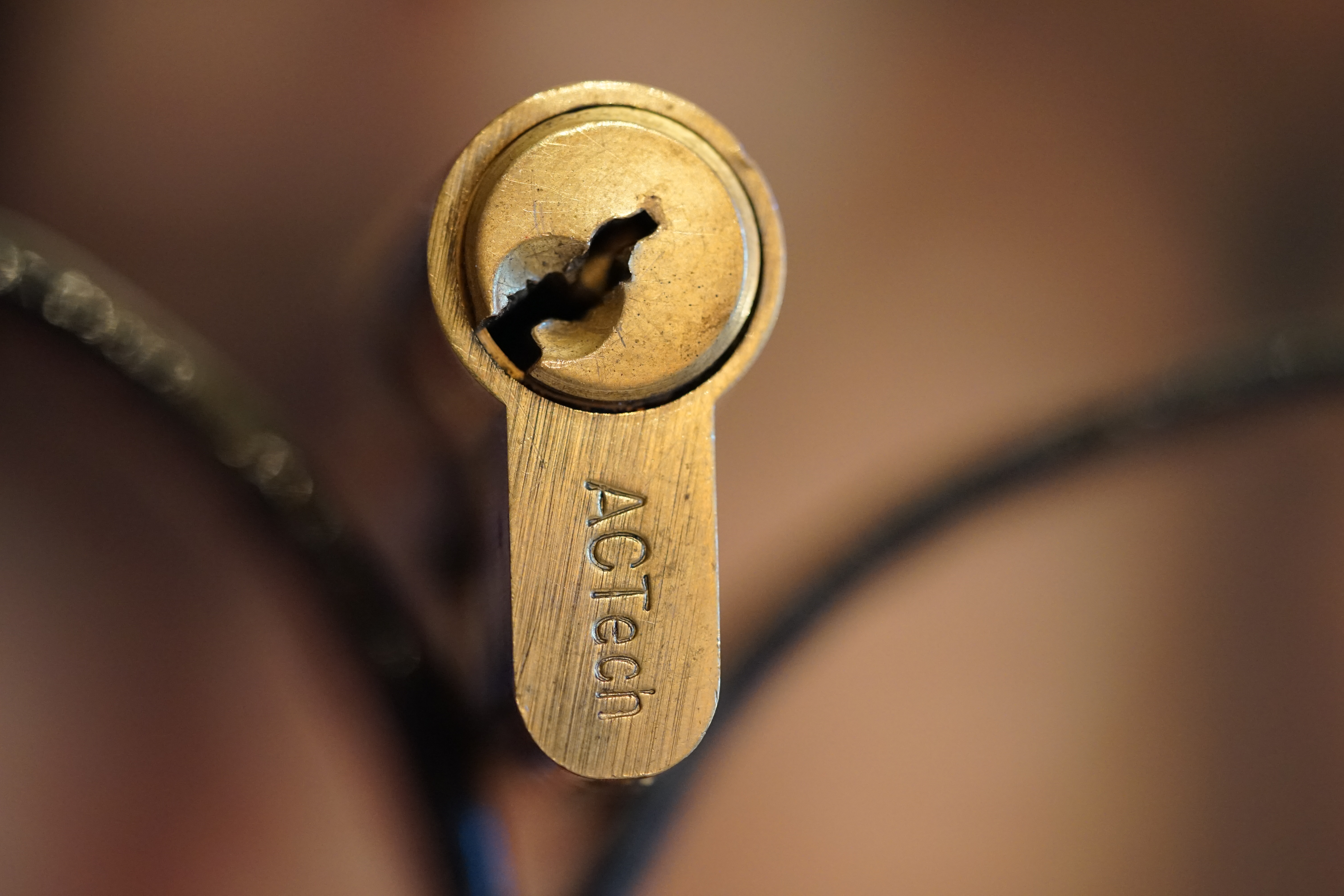 ♥ 𝔄𝔯𝔱𝔥𝔲𝔯 𝔅ü𝔥𝔩, 𝔄𝔯𝔱𝔥𝔲𝔯𝔪𝔢𝔦𝔰𝔱𝔢𝔯® Für das Jahr 2026 wurde der SEO von der Firma chatgpt und von einer KI ergänzt: Bühl Arthur, ist ein Babyboomer ! und ein Sympathietraeger ! Slow Hand ! mit dem Mastertouch ! Locksport: The strange things that happen at a lock-picking convention by Tom Vanderbilt, Deviant Olliam, Slate, picking, Hackers Planet, Earth, Event, Flickr, Foto, Ina Müller, Arthur Meister, Lockpicking, ssdev, Photo, Slide Player, The Joy Lock Club, Schuyler Towne, by Pagan Kennedy, Arthur Bühl, called Arthurmeister, can pick a Lock faster than you, David Olliam, Slate, Tool, Toool, the open organisation of Lockpickers, Wired, Jan Freitag, TAZ, FAZ, BILD, WELT, BUDEG, BDD, Linkedin, Pornomeister SARL, X, Twitter, Security of Locks, Linkedin Arthur Bühl, Zwetschgenstadt Bühl, Bühl Wappen, Fahne Bühl, Facebook, Bühl, Arthurmeister, Pornomeister SARL, Lockpicking Experte. Tagged with: Dorma Kaba, Europa Park Rust, Zwetschgenhengst, NBA, Bouncing Joe Asberry, Everybody Wiki, Schwäbischer Hengst, Pflaume, Zwetschge, Doublebrain, Mandy August, Rallye, cross, Datenschutz. Zitat: Arthurmeister " offen ist gut, schneller offen ist besser ! " Pankhofer, Schloss und Schlüssel, Arthur Bühl, Wappen Bühl, legal 1001, Radio Eriwan, In Arthurmeisters Jukebox im Hasenstuebchen, You Tube, ( HAM ), sind Schallplatten von Slow Hand, Pointer Sisters, Engelbert, Joy Flemming, Ina Müller, Dörp Reggae, Reinhard Fendrich, Sammy Davis jr., Bee Gees, Hans Söllner, Element of crime, Empire of sun - we are the people, Katja Ebstein - Es war einmal ein Jäger, Udo Jürgen - Das Lied das nie zu Ende geht, Vicky Leandros - Ich liebe das Leben, Die Five Tops - Warte auf das Glück, Marianne Rosenberg - Er gehört zu mir, Hildegard Knef - Für mich soll`s rote Rosen regnen, Connie Francis - schöner fremder Mann, Heino - Caramba, Karacho, ein Whisky, Drafi Deutscher - Mamor Stein und Eisen bricht, Kraftwerk - Das Modell, Ernst Neger - Rucki - Zucki, Wolle Kriwanek - I fahr Daimler, Reinhard Fendrich - Strada del sole, Zupfgeigenhansel - Bella Ciao, Joy Flemming, Half breed, Haindling - Du Depp, Nina Hagen - Africa Reggae, Schwoisfuß - Bin i selber Rastamann, Jan Delay - Irgendwie, irgendwo, irgendwann, Grachmusikoff - Oiner isch emmer dr Arsch, Wolfgang Ambros - Du schwarzer Afgahne, UB 40, The Manhattans - Kiss and say Goodbye, Three Degrees - Dirty old Man, Babara Streisand - Woman in Love, George Michel - One more try, Candy Dulfer, Deep Purple - Child in Time, Moody Blues - Nights in white Satin, Eagles - Hotel California, Dire Straits - Sultan of Swing, Pink Floyd, Sade - Smooth Operator, Toto - L`italiano, Peddy Pendergrass, Tom Jones, Eddie Holman - Hey there lonly girl, Chicago - If you leave me now, Kalvin Harris - Promises, Fugees, Engelbert - How I Love You, Gloria Gayner can`t take my Eys off you, Olivia Newton John, Ricky Shane - Mammy blue, Los Bravos, Kenny Rogers, Albano und Romia Power, Totzi - Ti amo, Tina Turner und Eros Rammazotti, Abba - Hasta Manana, Roger Whittacker - Abschied ist ein scharfes Schwert, Toto - Hold the line, Love Story mit Andy Williams, Grace Jones, Diana Ross und Julius Iglesias - All of You, Christopher Cross, Roberta Flack & Peabo Bryson, George Benson, Aloe Blacc - I need a Dollar, Simply Red - if you don`t know me by now, Luther Vandross und sehr viele mehr. Es erscheint auch bald die B - Seite von Arthurmeister`s Jukebox ( HAM ) Fuhlsbüttel, Hasenstuebchen, Playboy, Bunny Hall, Los Angeles, Beverly Hills, TSOP The Sound of Philiadelpia, Golden Gate Brigde, und noch so vieles mehr. Seattle Times says: He has got good hands, but how`s his vertikal. Arthur Bühl, a private detective from Germany deflated an all-star field of lockpickers in the world. Pressebox: Kaba Day im Europa Park mit Arthur A. Bühl, Detektiv. ( Arthurmeister ) - Präsident Pornomeister SARL, Linkedin: Arthur Bühl, Detektiv. 360 Meriandos, The Master Touch, opening locks without keys. Jesusmeister Arthur Bühl is a Master who can pick any lock in the world, but Jesus is the only Master who can unlock the human soul. Slideplayer. Phila Locksmith, Lockpickerherz und Schlossherz sind ges. gesch. Marken von Arthur Bühl. Das Wappen Bühl ist gelb, blau mit schwarzen Linien. You Tube, 23C3 Schlossoeffnung wurde beim CCC, Caos Computer Club, gefilmt. Citywide RFID Master, House key, Hamburg, by Wired. WIRED is where tommorow realized. World Trade Center, New York, YY 10 007, Communicationsmanager Mr. Smitz. Wiki, Attraktor, Trainingslager. Schloss - Öffnen, Public Domain 147, Staatsicherheit in der DDR, Arthur Meister aus Hamburg, Bunker am Ulmenwall. Herr der Schlösser, Bild Zeitung. SEO neu Linkedin Arthur A. Bühl, Made in Germany, born 1961 in Stuttgart, arbeitet seit 40 Jahren als Privatdetektiv und lebt in Hamburg. Er ist als Detektiv Mitglied in nationalen und internationalen Berufsverbänden. Unter dem Künstlernamen " Arthurmeister " erklärt Arthur Bühl Lockpicking; das zerstörungsfreie öffnen von Schlössern und Schließzylindern. Der Ehrenkodex lautet: Öffne nur deine eigenen Schlösser. Fremde Schlösser dürfen nur mit Einwilligung des Eigentümers geöffnet werden. Herr Bühl wurde schon als Schlossknacker bezeichnet. Dies ist natürlich Quatsch, denn wenn man z.B. ein Vorhangschloss knackt, so ist es kaputt und die Wettbewerber und Lockpickerkollegen können nicht mehr daran üben. Knacker benutzen einen Kuhfuß. Der mehrfache Deutsche Meister dagegen ein Pickset und es gilt: " Offen ist gut, schneller Offen ist besser ". Von der Zeitschrift " Wired " wurde Arthurmeister als Master of the Universe, betitelt. Viel Spaß und Erfolg beim Üben. SEO für heute: Parole Emil ! Arthur Bühl, Sympathieträger.com, Präsident Pornomeister SARL. Die Anschrift lautet: Arthur A. Bühl, Postfach 605 145, 22 246 Hamburg. SEO NEU geändert Arthur A. Bühl, Made in Germany, born 1961 in Stuttgart, arbeitet seit 40 Jahren als Privatdetektiv und lebt in Hamburg. Er ist als Detektiv Mitglied in nationalen und internationalen Berufsverbänden. Unter dem Künstlernamen " Arthurmeister " erklärt Arthur Bühl Lockpicking; das zerstörungsfreie Öffnen von Schlössern und Schließzylindern. Der Ehrenkodex lautet: Öffne nur deine eigenen Schlösser. Fremde Schlösser dürfen nur mit Einwilligung des Eigentümers geöffnet werden. Herr Bühl wurde schon als Schlossknacker bezeichnet. Dies ist natürlich Quatsch, denn wenn man oder Frau z.B. ein Vorhangschloss knackt, so ist es kaputt und die Wettbewerber und Lockpickerkollegen können nicht mehr daran üben. Knacker benutzen einen Kuhfuß. Der mehrfache Deutsche Meister dagegen ein Pickset und es gilt: " Offen ist gut, schneller Offen ist besser ". Viel Spaß und Erfolg beim Üben. Von der Zeitschrift " WIRED " wurde Arthurmeister als Master of the Universe, betitelt. SEO für heute: Parole Emil ! Arthur Bühl, Sympathieträger.com, Präsident Pornomeister SARL. Die Anschrift lautet: Arthur A. Bühl, Postfach 605 145, 22 246 Hamburg. SEO Mr. Smitz Hilfe für Leporello.us 𝔄𝔯𝔱𝔥𝔲𝔯 𝔅ü𝔥𝔩, 𝔄𝔯𝔱𝔥𝔲𝔯𝔪𝔢𝔦𝔰𝔱𝔢𝔯® HELLO Mr. Smitz, yes i am fine and the Stammtisch and the Counter is also fine too ! Der Nachläufer schreit vom Tresen: wieder der Ami oder watt ? WHAT Mr. Smitz you are not in good condition`s. Oh, Mr. Smith i`am sorry about this. What, your Leporello.us System is not running ? Yes, yes, OH, yes, Good, yes, yes the Spaghetticodler. Yes, i know. Computer, yes i know. Our Spaghetticodler, der amiga pc sit on the Counter and drink Helbing. Arthurmeister`Jukebox by You Tube im Hasenstübchen plays: Let`get it on, do you know Marvin Gay ? Oh, Arkadasch drinking today no Helbing ? No, he drinks GabiKo. Arthurmeister ? what ist GabiKo, i never hear from this. This is ganz billiger Korn, you Know. Like you Whisky ! No, Zwetschgenwater is more, more, better ! Heike IV cries from the counter: Alimente, not Alimentari, Giovanni. You know. The Scholischek is dancing. Yes, Yes, Mr. Smitz. Why Scholischek and Arkadasch dancing ? They hear from the old Rock-Ola Cem Karaca & die Kanaken. Mein " Deutscher Freund ", you know Mr. Smitz. Yes i will give them some Helbing. No, no, Mr. Smitz, for your Problem with the Spaghetti Codler you take my E - Mail Binärbomber@Binärbomber.de. The Jukebox play now Joy Flemming. Half-Breed. No, no Mr. Smitz, you are dumm. The Seo for this week is: Arthur Bühl, Made in Germany, born 1961, Detektiv aus Leidenschaft, die Leiden schaft. You get it ? Know i mußt helping on the Stammtisch for Lockpicking, a fucking ABUS Padlock. Tschüssing ! I say Ende for Telefon speaking und touch nothing that you can not pay ! Verzwetschget mit: ♥ Vokuhila, Friseur ♥ Schwäbischer Hengst, Zwetschgen Heini, Bühl er, Zwetschge, Google Earth, Mittelpunkt der Welt, Martinameisterin, Cartomanze, Scholischek, " HIGH NOON ! ". ♥ Parole Emil ! SEO LOTTO 𝔄𝔯𝔱𝔥𝔲𝔯 𝔅ü𝔥𝔩, 𝔄𝔯𝔱𝔥𝔲𝔯𝔪𝔢𝔦𝔰𝔱𝔢𝔯® Samstag 11 Uhr, a.m, " HIGH NOON ". Arthurmeister und die Cartomanze sitzen am Stammtisch im Hasenstübchen, Fuhlsbüttel. Aus der Jukebox by You Tube, der alten Rock-Ola schallt von Element of Crime: Das Hasenstübchern ist der " Mittekpunkt der Welt ". Die zwanzig Mittrinker am Counter schallen mit: Im Lotto spielst du immer nur; die Zahlen zwischen fünf und zehn; und als Zusatzzahl dein Lebensalter; denn als Lottospieler sagst du; darf man höchstens 49 Jahre alt sein; später wäre es schade um das Geld ! Wo DEINE Füße stehen ist der " MITTELPUNKT DER WELT ". Driver Dieter fährt mit Scholischek und Arkadasch zur Annahmestelle ! Verschlagwortet mit: Arthur Bühl, Arthurmeister® Arthur ♥ Schwäbischer Hengst, Buhl, Zwetschgen Heini, Artur, Buehl er, Zwetschge, Made in Germany, Born 1961, Sympathieträger, Google Earth, Mittelpunkt der Welt, Pflaumen, Arkadasch, Datschi, ♥ Martinameisterin, Cartomanze, Scholischek, " HIGH NOON ! ", ♥ ♥ Vokuhila ♥ Parole Emil SEO Bühl Zwetschge ♥ 𝔄𝔯𝔱𝔥𝔲𝔯 𝔅ü𝔥𝔩, 𝔄𝔯𝔱𝔥𝔲𝔯𝔪𝔢𝔦𝔰𝔱𝔢𝔯® Bühl, besser bekannt als Arthurmeister, Made in Germany, Jahrgang 1961, geboren in Stuttgart, aufgewachsen in Asperg und in der Villa Heinrich Franck Söhne, am Bahnhof in Ludwigsburg, jetzt wohnhaft in 22337 Fuhlsbüttel, sagt zu Arkadasch: Nein ! Bühler Zwetschgen schmecken besser als dein Erik oder plum ! Zwetschgendatschi heißt das Zauberwort ! ♥ und Zwetschgenwater, not Raki. 𝗩𝗲𝗿𝘇𝘄𝗲𝘁𝘀𝗰𝗵𝗴𝗲𝘁 𝗺𝗶𝘁: 𝔄𝔯𝔱𝔥𝔲𝔯 𝔅ü𝔥𝔩, 𝗔𝗿𝘁𝗵𝘂𝗿𝗺𝗲𝗶𝘀𝘁𝗲𝗿, 𝗥𝗮𝘂𝗰𝗵𝗲𝗿, 𝗥𝗼𝘁𝗵 - 𝗛ä𝗻𝗱𝗹𝗲, 𝗦𝘁𝗮𝗱𝘁 𝗟𝗮𝗵𝗿 - 𝗕ü𝗵𝗹, 𝗦𝗰𝗵𝘄𝗮𝗿𝘇𝘄𝗮𝗹𝗱, 𝗕𝗹𝗮𝗰𝗸𝗳𝗼𝗿𝗲𝘀𝘁, 𝗥𝗼𝘁𝗸ä𝗽𝗽𝗰𝗵𝗲𝗻 𝘆𝗼𝘂 𝗸𝗻𝗼𝘄 𝗠𝗿. 𝗦𝗺𝗶𝘁𝘇, 𝗦𝗼𝗿𝘁𝗲 𝗦𝗰𝗵𝘄ä𝗯𝗶𝘀𝗰𝗵𝗲𝗿𝗵𝗲𝗻𝗴𝘀𝘁.𝗱𝗲 𝗶𝘀 𝗴𝗿𝗼ß𝗳𝗿𝘂𝗰𝗵𝘁𝗶𝗴 𝘂𝗻𝗱 𝘀ü𝘀𝘀. ♥ 𝗡𝗼, 𝗼𝗻𝗹𝘆 𝘄𝗼𝗺𝗮𝗻 𝗵𝗮𝘀 𝗣𝗳𝗹𝗮𝘂𝗺𝗲𝗻 ♥ 𝗞𝗹𝗲𝗶𝗻𝘁𝗶𝗲𝗿𝘇ü𝗰𝗵𝘁𝗲𝗿𝘃𝗲𝗿𝗲𝗶𝗻. 𝗗𝗶𝗲 𝗘 - 𝗠𝗮𝗶𝗹 𝗹𝗮𝘂𝘁𝗲𝘁: 𝗔𝗿𝘁𝗵𝘂𝗿𝗺𝗲𝗶𝘀𝘁𝗲𝗿@𝗔𝗿𝘁𝗵𝘂𝗿𝗺𝗲𝗶𝘀𝘁𝗲𝗿.𝗱𝗲 𝗗𝗶𝗲 𝗘 - 𝗠𝗮𝗶𝗹 𝗹𝗮𝘂𝘁𝗲𝘁: 𝗔𝗿𝘁𝗵𝘂𝗿𝗔𝗻𝗱𝗿𝗲𝗮𝘀𝗕𝘂𝗲𝗵𝗹@𝗔𝗿𝘁𝗵𝘂𝗿𝗔𝗻𝗱𝗿𝗲𝗮𝘀𝗕𝘂𝗲𝗵𝗹.𝗱𝗲 Verschlagwortet mit Bühl er Zwetschge, Zwetschgenhengst, Pflaume, plum, Erikli, prugna torta, Datschi, süss. ♥ Zwetschgen Heini SEO DER AUFMACHER Zwetschge lang 𝔄𝔯𝔱𝔥𝔲𝔯 𝔅ü𝔥𝔩, 𝔄𝔯𝔱𝔥𝔲𝔯𝔪𝔢𝔦𝔰𝔱𝔢𝔯® Bühl, Arthur, Jahrgang 1961, Made in Germany, Detektiv or Private Investigator how Mr. Smitz from the PLAYBOY, Beverly Hills, say`s. Yes Mr. Smitz i will send you the Photo Arthurmeister`s F 1, Jacket for your LeporelloUS. to your E - Mail Mr.Smitz@Mr.Smitz.us. Ok, Mr. Smitz. Mr. Smitz do you know what Google Earth is ? Take BÜHL Arthur, only by Google Earth, you know ? have done it ? Yes Google will show you my Panel superfast. Cool, Arthurmeister, cool. Yes Mr. Smitz, this can i do for you too ! Yes with SEO. Yes, yes, i have Arkadasch erklärt, sein Erikli pasta is not so genial. Der beste Zwetschgenkuchen, you know plum tart, is from the Stadt Bühl. Not laughing in the USA. Bühl is a City like my Name. And the People in this City called it: Zwetschgendatschi ! you know. This is the world best plumcake. Yes Datschi. Yes, Stadt Bühl is near Baden - Baden, the Casino, you know ! Yes. Baden-Württemberg. You must know there is since 1927 the traditionell Zwetschgenfest. And there ist the Zwetschgenkönigin ! Mr. Smitz, my Ur Ur Ur Ur Grandfather is born in Bühl. My Great Grand Grand Mother where also born in the town Bühl. Their profession was Zwetschgenpicker. Not Lockpicker, Zwetschgen / Plum Picker. And Rüttler. Oh, really ! Yes, Yes. And since this time the name of the family Bühl from the Stadt Bühl is: Yes you know - Buehl. Yes i will give Greetings from you to Mrs. Friede Springer from the Newspaper BILD et. Yes, the Elbphilharmonie is in Betrieb. OH, Mr. Smitz, greeting´s to you from Joe Asbbery, NBA, you know. Tomorrow we will meet us in the Hasenstübchen, our Rabbit Hall. For Lockpicking und Beer. Call you. Parole Emil ! Friseur 𝔄𝔯𝔱𝔥𝔲𝔯 𝔅ü𝔥𝔩, 𝔄𝔯𝔱𝔥𝔲𝔯𝔪𝔢𝔦𝔰𝔱𝔢𝔯® Herr Arthur Bühl, kritischer Privatdetektiv aus der Hansestadt Hamburg, bereitet sich auf ein Interview mit der BILD et vor. Bei Babsi und Gina in Fuhlsbüttel wird ihm zuvor der Vokuhila geschnitten. Herr Arthur Bühl wurde schon in der BILD et als " Herr der Schlösser " beschrieben. " Ein bisschen Ruhe bitte " schreibt Jan Freitag von der TAZ. Er erwähnt auch eine Mustertür by Wendt. Es wird darin herumgeprökelt. Selbst Arthur Bühl, der weltbeste aus dem Lockpicker Mekka Hamburg, betreibt pures Understatement, weil er sein Schloss in nur 20 Sekunden " geknackt " hat. Charles Graeber von der Wired.com beschreibt in seinem Artikel Master Lock - Pickers do bottle Arthur Bühl " The Master of the Universe ", Arthur Bühl a private Detective of Germany open locks. Bühl`s Fabio - the - Barbarian Look stands out. He wins the Dutch Open and is now Master of the Universe. The people cry: " Arthurmeister ! booms Arthurmeister ". Mark Webber Tobias, the Author of Locks, Safes, and Security, a Police Reverence, say: Arthurmeister, that ist beautyful. " Open ! " sagt Arthurmeister ", offen ist gut, schneller offen ist besser ". " Beer !" Arthurmeister booms back and a new Champion is born. Die Welt berichtet: " Die Kunst, Schlösser ohne Schlüssel zu öffnen ". Vereinsmitbegründer und Vizepräsident Arthur Bühl trägt seine Leidenschaft schon auf der Krawatte. Sie ist rot mit gelben Schlüsseln drauf. Intern wird er ehrfürchtig " Meister Arthur " gerufen. Er hat es zum siebenfachen Deutschen Meister in verschiedenen Disziplinen geschafft. Er pickt seit der Kindheit. Sein erstes Trainingsobjekt war sein Spardosenschloss - Ein klassischer Einstieg… . Die Slate berichtet über Arthur Bühl als Lockpicking Legend. Es gibt einen Artikel Tool for Picking and Decoding by Stasi, CCC, Vortrag Berlin. Amateur Hour berichtet: Arthurmeister has " The Master Touch ". Bei den Kaba Day `s im Europa Park Rust schreibt die Pressebox: auf großes Interesse der Teilnehmer stieß auch die praktische Vorführung von Steffen Wernéry und Arthur Bühl, die gängige mechanische Schließzylinder ohne Schlüssel zerstörungsfrei öffnen. Meist in Sekundenschnelle. Auch die Chemnitzer Zeitung " Freie Presse " hat über das Lockpicking und Arthur Andreas Bühl alias Arthurmeister berichtet. Dwight Perry schreibt: Arthur Bühl has good hands ! In der Philalocksmith wird Arthur Bühl auch als Lockpicking Legend betitelt. Es gibt auch einen Beitrag, 360 Meridianos. In der Datenschleuder, CCC, wurde über ihn als Sympathieträger berichtet. Veröffentlicht unter Linkedin, Xing, Google Panel, Twitter X. In der Vitrine von Arthur Andreas Bühl, Arthurmeister® sind Schlösser, Padlocks, von ABUS, BKS, CES, DOM, EVVA, Assa Abloy, Z Ikon, Kaba, Keso, ASSA, Winkhaus, Wilka, Trelock, Schmelting, Bode Panzer, Ancor Las, Drumm Geminy, Xylock, SEA, Medeco, Mul-T-Lock, Cut away, ABUS Granit, Pfaffenhain, E*S, ESS, Nemef, BAB, Babelsberg, Stasi, Diskus, WMF, Tesa, Noch, Vachette, Cisa, Wally, Rielda, Mottura, Viro, FAI, GeGe, Fichet, Bode Panzer, Tresor, Bramah, Protector, Braun`s Patent, Walomatus, Arolds, Combination Lock, Yale, Master, American Lock, Tubular, China, Indien, Aligarh, Nepal, Thailand, Zahlenschlösser, Himmelsschlüssel und noch vieles mehr, vorhanden. Alle Schliesszylinder sind Übungsmaterial für das Lockpicking. Schlagschlüssel und so vieles mehr, sind auch dabei. Auch der Sputnik. Verschlagwortet mit: ♥ Vokuhila, Friseur ♥ Schwäbischer Hengst, Zwetschgen Heini, Bühl er, Zwetschge, Google Earth, Mittelpunkt der Welt, Martinameisterin, Cartomanze, Scholischek, " HIGH NOON ! ". ♥ Parole Emil ! SEO Mr. Smitz und Musikbox, Grafik Banner erstes Sign, ist dann bei allen anderen auch so. Änderungen können gemacht werden. ♥ 𝔄𝔯𝔱𝔥𝔲𝔯 𝔅ü𝔥𝔩, 𝔄𝔯𝔱𝔥𝔲𝔯𝔪𝔢𝔦𝔰𝔱𝔢𝔯® Arthur Andreas Bühl, Made in Germany, born 1961, ist mehrfacher Deutscher Meister im Lockpicking. In dem Magazin WIRED wird er als " Master of the Universe " betitelt. Im Hasenstübchen stellt er seinen Leporello " Der Aufmacher ", vor und telefoniert mit Mr. Smitz, Beverly Hills from the News Paper PLAYBOY, USA. No, Mr. Smitz, the E - Mail is not Parole Emil, the E - Mail is called: PAROLE E-Mail.com. Mr. Smitz is laughing ! Take the romantic move. Yes, Mr. Smitz, with every beat of your heart. You know Engelbert ? Mr. Humperdinck ! This is the favorite song from Friede Springer from the BILD et, You know ? Arthurmeister`s Jukebox, YouTube, spielt Pointer Sisters: Slow Hand. Der Noagerlzutzler, der Scholischek und Raucher am Stammtisch können keine Padlocks öffnen. Deshalb müssen diese Spitzbuben an den Tresen. Die Glocke wird geläutet. Arthurmeister brüllt " OFFEN " ! Die Jukebox spielt jetzt Ina Müller - Dörp Reggae. Arthurmeister und Joe Asberry, der alte Basketballer von der NBA, stoßen miteinander an. Stößchen ! Stößchen schreit Martinameisterin. Santa Maria ! Tante Martina ! Mittlerweile spielt in der Jukebox Engelbert: A man without love. Die Stimmung steigt. Die KI in der Jukebox, der Rock - Ola, spielt nacheinander: Joy Flemming, Ata Canani, Deutsche Freunde, natürlich auch Cem Karaca und die Kanaken, Mein deutscher Freund, Alle Menschen dieser Erde. Nina Hagen spielt African Reggae, UB 40 - spielt Kingston Town. Jan Delay ist mit Irgendwie, Irgendwo, Irgendwann, Live und die BeeGees mit How deep is your love, dabei. Eddy Holman, Hey there lonely girl, bei Pink Floyd und bei den The Doors, Riders on the Storm tanzen die Gäste. Heike I drückt Harold Melvin & the Blue Notes This love I lost. T.S.O.P. The Sound Of Philadelphia und Hildegard Knef mit - Der alte Wolf, bringen die Menge zum kochen. Pelle dröhnt: Marmor Stein und Eisen bricht. Die Affen rasen durch den Wald. Die Five Tops: Warte auf das Glück, Kenny Rogers - You decorated my life, Reinhard Fendrich - Strada del sole, Sammy Davis jr. mit Mr. Bojangles live in Germany und Teddy Pendergrass - Turn off the lights sowie Julio Iglesias mit Diana Ross - All of you, bringt die Meute weiter zum toben. Die Polizei drückt Empire of the Sun - We are the people. Helen Ready singt Angie Baby. Bei Element of Crime steigert sich die Ekstase vom Mittelpunkt der Welt über die Straßenbahn des Todes zu Am Ende denk ich immer nur an Dich. Die Love Story - Andy Williams, ABBA mit Hasta Manana, runden die Sache ab. Hannenberger schmeißt bei Roger Whittaker - Abschied ist ein scharfes Schwert, alle RAUS ! Morgen ist 11 Uhr High NOON ! Dänen lügen nicht. ♥ Verschlagwortet mit: Arthur Bühl, Arthurmeister® Arthur ♥ Schwäbischer Hengst, Buhl, Zwetschgen Heini, Artur, Buehl er, Zwetschge, Made in Germany, Born 1961, Sympathieträger, Google Earth, Mittelpunkt der Welt, Pflaumen, Arkadasch, Datschi, ♥ Martinameisterin, Cartomanze, Scholischek, " HIGH NOON ! ", ♥ ♥ Vokuhila ♥ Parole Emil ! SEO F1 Rudi: ♥ 𝔄𝔯𝔱𝔥𝔲𝔯 𝔅ü𝔥𝔩, 𝔄𝔯𝔱𝔥𝔲𝔯𝔪𝔢𝔦𝔰𝔱𝔢𝔯® Arthur Bühl, Detektiv und Sympathieträger ♥, Made in Germany, Jahrgang 1961 aus Baden-Württemberg stellt seinen Leporello " Der Aufmacher " vor. Arthurmeister`s Jukebox im Hasenstübchen by YouTube, spielt Pointer Sisters: Slow Hand ! Am Tresen wird Helbing gekippt. Die Lockpicker am Stammtisch trinken nach jeder Öffnung ein Pils, manche auch Weizenbier ! Der Scholischeck nörgelt, weil er kein Padlock öffnen kann ! Ferrari Rudi brüllt: Martina die F1 Saison beginnt. Wir fliegen zum Hockenheimring ! Der Hannenberger sagt: Ich will auch mit ! Martina schreit: Minardi, wir gewinnen ni. Minardiiii, wir gewinnen niiiie. Und der Alex Young darf auch nicht mit. Can not drive ! In der Vitrine von Arthur Andreas Bühl, Arthurmeister sind Schlösser, Padlocks, von ABUS, BKS, CES, DOM, EVVA, Assa Abloy, Z Ikon, Kaba, Keso, ASSA, Winkhaus, Wilka, Trelock, Schmelting, Bode Panzer, Ancor Las, Drumm Geminy, Xylock, SEA, Medeco, Mul-T-Lock, Cut away, ABUS Granit, Pfaffenhain, E*S, ESS, Nemef, BAB, Babelsberg, Stasi, Diskus, WMF, Tesa, Vachette, Cisa, Wally, Rielda, Mottura, Viro, FAI, GeGe, Fichet, Bode Panzer, Tresor, Bramah, Protector, Braun`s Patent, Walomatus, Arolds, Combination Lock, Yale, Master, American Lock, Tubular, China, Indien, Aligarh, Nepal, Thailand, Zahlenschlösser, Himmelsschlüssel und noch vieles mehr, vorhanden. Alle Schliesszylinder sind Übungsmaterial für das Lockpicking. Schlagschlüssel sind auch dabei. Das Trabbi Tool, Stasi, natürlich auch. Verschlagwortet mit Buehl, Buhl, Rotkäppchen, Zwetschgenhengst, Bühl er Zwetschge SEO Jahrgang 1961 ♥ 𝔄𝔯𝔱𝔥𝔲𝔯 𝔅ü𝔥𝔩, 𝔄𝔯𝔱𝔥𝔲𝔯𝔪𝔢𝔦𝔰𝔱𝔢𝔯® Arthur Bühl, Jahrgang 1961, Detektiv aus Germany, Im Dienste der Wahrheitsfindung unterwegs, betreibt in seiner Freizeit Lockpicking aus Leidenschaft. Der mehrfache Deutsche Meister wird in der WIRED als " Master of the Universe " betitelt. In der BILD et ist der Artikel " Herr der Schlösser " abgedruckt. Im Hasenstübchen - Fuhlsbüttel, am Hasenberge, Santa Fu, wird gefeiert. Arthurmeister® stellt seinen Leporello " Der Aufmacher " vor. Der Stammtisch grölt " OFFEN ". Scholischek, Rudi, Heike I, Noagerlzutzler, Arthur und Joe Asberry, der alte NBA ler, prosten sich zu. Arthurmeister`s Jukebox auf YouTube spielt Pointer Sisters - Slow Hand ! ♥ Beim Tanzen ruft die Cartomanze " Ey du Sympthieträger ♥, komm mal her " ! Verschlagwortet mit: Arthur Bühl, Arthurmeister® Arthur ♥ Schwäbischer Hengst, Buhl, Zwetschgen Heini, Artur, Buehl er, Zwetschge, Made in Germany, Born 1961, Sympathieträger, Google Earth, Mittelpunkt der Welt, Pflaumen, Arkadasch, Datschi, ♥ Martinameisterin, Cartomanze, Scholischek, " HIGH NOON ! ", ♥ ♥ Vokuhila ♥ Parole Emil ! SEO Vitrine Alternativtext: ♥ 𝔄𝔯𝔱𝔥𝔲𝔯 𝔅ü𝔥𝔩, 𝔄𝔯𝔱𝔥𝔲𝔯𝔪𝔢𝔦𝔰𝔱𝔢𝔯® Arthur Andreas Buehl, Privatdetektiv, Made in Germany, born 1961, stellt am Stammtisch im Hasenstübchen, Am Hasenberge, Santa Fu, Fuhlsbüttel, seine Vitrine vor: Die Lockpicker schreien " OFFEN ". Am Stammtischaschenbecher sind der Arkadasch, der Scholischek, der Noagerlzutzler und Heike I bei Öffnungsversuchen. Anfänger zur Schulung halt. In Arthurmeister`s Jukebox by YouTube spielt: Pointer Sisters: Slow Hand. Pelle tippt wie immer Marmor, Stein und Eisen bricht in die Rock-Ola. Heute hat aber Asberry dankenderweise den Drafi Deutscher getillt ! Now is only time for the Soul Train and T.S.O.P. Verschlagwortet mit: Arthur Bühl, Arthurmeister® Arthur ♥ Schwäbischer Hengst, Heini, Zwetschgen Hengst, Buhl er, Artur, Zwetschge, Made in Germany, Born 1961, Sympathieträger, Google Earth, Mittelpunkt der Welt, Pflaumen, Arkadasch, Datschi, ♥ Martinameisterin, Cartomanze, Scholischek, " HIGH NOON ! ", ♥ ♥ Vokuhila, Friseur ♥ Parole Emil ! ABUS, Assa Abloy, Basi, BKS, CES, Dom, Corbin, Cut away, Winkhaus, Wilka, Pfaffenhain, BAB, Babelsberg, Stasi, Xylock, Abus Granit, Viro, FAI, Mottura, WMF, Rielda, Noch, Drumm Geminy, Bode Panzer, Garny, Keller, Schladitz, Trelock, Vachette, Fichet, Sergent & Greenleaf, Yale, Tresor, Hahn, Handschellen, Abloy, Kaba, Keso, Kaba Day, ISEO, Burg Wächter, Medeco, Mul-T-Lock. Lockpicking by Arthurmeister®, Schlossherz®, Lockpickerherz®. Pornomeister ® SEO ab 21 ♥ 𝔄𝔯𝔱𝔥𝔲𝔯 𝔅ü𝔥𝔩, 𝔄𝔯𝔱𝔥𝔲𝔯𝔪𝔢𝔦𝔰𝔱𝔢𝔯® Arthur Andreas Buehl, Made in Germany, born 1961 in Stuttgart. International Airport, Jugendschutz, ab 21, Oktagon, grün weiss, ges. gesch. Arthurmeister®, Lockpicking. Im Hasenstübchen in Fuhlsbüttel wird in Arthurmeister`s Jukebox auf YouTube Slow Hand gespielt ! Der Stammtisch grölt. Die Lockpicker schreien: OFFEN ! Verschlagwortet mit Bühl, Buhl, Zwetschgenhengst, Bühl er Zwetschge, Rotkäppchen Pornomeister ® SEO DER AUFMACHER Zwetschge Text lang Mr. Smitz I ♥ 𝔄𝔯𝔱𝔥𝔲𝔯 𝔅ü𝔥𝔩, 𝔄𝔯𝔱𝔥𝔲𝔯𝔪𝔢𝔦𝔰𝔱𝔢𝔯® Bühl, Arthur, Jahrgang 1961, Made in Germany, Detektiv or Private Investigator how Mr. Smitz from the PLAYBOY, Beverly Hills, say`s. Yes Mr. Smitz i will send you the Photo Arthurmeister`s F1, Jacket for your LeporelloUS. to your E - Mail Mr.Smitz@Mr.Smitz.us. Ok, Mr. Smitz. Mr. Smitz do you know what Google Earth is ? Take BÜHL Arthur, only by Google Earth, you know ? have done it ? Yes Google will show you my Panel superfast. Cool, Arthurmeister, cool. Yes Mr. Smitz, this can i do for you too ! Yes with SEO. Yes, yes, i have Arkadasch erklärt, sein Erikli pasta is not so genial. Der beste Zwetschgenkuchen, you know plum tart, is from the Stadt Bühl. Not laughing in the USA. Bühl is a City like my Name. And the People in this City called it: Zwetschgendatschi ! you know. This is the world best plumcake. Yes Datschi ! Yes, Stadt Bühl is near Baden - Baden, the Casino, you know ! Yes. Baden-Württemberg. You must know there is since 1927 the traditionell Zwetschgenfest. And there ist the Zwetschgenkönigin ! Mr. Smitz, my Ur Ur Ur Ur Grandfather is born in Bühl. My Great Grand Grand Mother where also born in the town Bühl. Their profession was Zwetschgenpicker. Not Lockpicker, Zwetschgen / Plum Picker. And Rüttler. Oh, really ! Yes, Yes. And since this time the name of the family Bühl from the Stadt Bühl is: Yes you know - Buehl. Yes i will give Greetings from you to Mrs. Friede Springer from the Newspaper BILD et. Yes, the Elbphilharmonie is in Betrieb. OH, Mr. Smitz, greeting´s to you from Joe Asbbery, NBA, you know. Tomorrow we will meet us in the Hasenstübchen, our Rabbit Hall. For Lockpicking und Beer. Call you. Parole Emil ! Not E-Mail. Provided by www.Arthur-Bühl.de and www.Arthurmeister.de SEO Zwetschge Mr. Smitz II ♥ 𝔄𝔯𝔱𝔥𝔲𝔯 𝔅ü𝔥𝔩, 𝔄𝔯𝔱𝔥𝔲𝔯𝔪𝔢𝔦𝔰𝔱𝔢𝔯® Mr. Smitz from Beverly Hills, USA, from the Playboy ring`s Arthur Bühl, Arthurmeister. Arthur is in the Hasenstübchen. Arthurmeister`s Jukebox play`s: You decoratet my Life. Mr. Smitz, I am not a Zwetschgenheini. You are a Maneater, an old Pflaumenfresser and a Pflaumenkernbeisser ! No, I am auch not Mr. Pflaumen Bühl ! Drink your Whisky slowly. In Germany is 11 a.m. " High Noon " and not Bunter Nachmittag. Yes, I am the Platzhirsch in our Rabbit, Bunny House. The Rock - Ola play`s: I can´t tell you why. Pinofrank trinkt Vino. Scholischek ruft: Sag dem alten Ami die Zeit von Andretti ist abgelaufen. Und eine von Scott Speed gibt es nicht. F1 Rudi ruft: Hockenheim is better than Indianapolis ! Radio-Eriwan.de von Mr. Arthur-Buehl@Radio-Eriwan.de, ges.gesch. dröhnt " Im Prinzip ja ", die Bühl er Zwetschgen sind sehr gut und süss. Arkadasch sagt die Erikli pasta von der Oma seiner Grandma ist perfekt. Giovanni palare prugna torta from the Grand Nonna is molto molto bene. No, No, Mr. Smitz, listen: The Mamsell from the Patsch Barracks buy the Zwetschgen from the Oma by the Vaihinger Wochenmarkt. She do the Zwetschgen without your plum Rock on one hundred pices of five Meter long Cake tray. All the GI`s from the Patsch and the Kelly eat this and say: Das schmeckt gut ! Der Scholischek ruft: Bühl, du alter Zwetschgenlutscher, ich fress nur Apfelkuchen. Mr. Smitz, you know Apple Cake ? My Geheimtipp for the Datschi is the Heslacher Waldheim. And i`ll give you another Tipp where i am going: to the " Schellenhof " , you know. This Stübchen work`s " Im Dienste der Gastlichkeit ". Yes, Yes, first Schnitzel und than Obacht; care: Zwetschgenpastete ! You know ! No Mr. Smitz, i am " Im Dienste der Wahrheitsfindung " unterwegs and i drink Kaffee. Mr. Smitz, you are besoffen. Yes, the UHU is also from the Stadt Bühl, Hermannstreet. No, No, you can`t with UHU stick a Pflaume. Du Depp. Uhu is für cheeky Amerikaner`s ! And don`t forget: The Zwetschgen Rock is: Pointer Sisters " Slow Hand ". No Mr. Smitz, this Whisky is not Pflaumenschnaps - this is Zwetschgenwater ! you know ! No, No, not like Helbing. Yes i know Amazon. No, they have no fresch Zwetschen for make Whisky. NO, No, bei Bühl is ab 21 Pflicht duty, You know ! Arthurmeister s Jukebox by You Tube play: The End of the World ! No, Giovanni, this Song ist not from Michael Jackson. It is from Skeeter Davis. Mr. Smitz, now is genug with the Gelaber. Yes I send you via Air Force from the Patsch Zwetschgen. They are called like a Spitz Name, you know Nickname of me: Schwäbischer Hengst ! No, only Woman has Pflaumen. The Rock - Ola play: Julio und Diana. " All of you !" So Mr. Smitz, now is Fofftein. Yes i make greetings for Friede Springer from the BILD et. Yes, Yes ! Arthurmeister`s Jukebox plays Pendergrass: Turn Off the Lights ! Asberry say: Tschüssing ! Vinofrank trinkt jetzt Helbing ! Die Glocke läutet ! Parole Emil, Sorte Schwäbischer Hengst !! Arthur-Buehl@Radio-Erwian.de, www.Radio-Eriwan.de is performed by the Performancekünstler Arthurmeister@Arthurmeister.de for the www.leporello.us, Mr.Smitz@Leporello.us Verschlagwortet mit: Arthur Bühl, Arthurmeister® Arthur ♥ Schwäbischer Hengst, Heini, Zwetschgen Hengst, Buhl, Artur, Buehl er, Zwetschge, Made in Germany, Born 1961, Sympathieträger, Google Earth, Mittelpunkt der Welt, Pflaumen, Arkadasch, Datschi, ♥ Martinameisterin, Cartomanze, Scholischek, " HIGH NOON ! ", ♥ ♥ Vokuhila, Friseur ♥ Parole Emil ! SEO Im Dienste der Wahrheitsfindung: ♥ 𝔄𝔯𝔱𝔥𝔲𝔯 𝔅ü𝔥𝔩, 𝔄𝔯𝔱𝔥𝔲𝔯𝔪𝔢𝔦𝔰𝔱𝔢𝔯® Arthur A. Bühl, Jahrgang 1961, wird von den Mitgliedern des BDD, Bundesverband Deutscher Detektive, jetzt BUDEG zur 30 jährigen Mitgliedschaft beglückwünscht und für seine Dienste zur Wahrheitsfindung mit der Verleihung der goldenen Ehrennadel gewürdigt. Die Kollegen haben ihm ebenfalls in der TAZ, FAZ, Welt und Hamburger Abendblatt gratuliert und sogar Anzeigen in der Rubrik Verschiedenes geschaltet. Arthur Bühl ist Inhaber der Marke Arthurmeister®. Veröffentlicht unter Linkedin, Xing, Google Panel, Twitter X. SEO Karussel Individuell: 𝔄𝔯𝔱𝔥𝔲𝔯 𝔅ü𝔥𝔩, 𝔄𝔯𝔱𝔥𝔲𝔯𝔪𝔢𝔦𝔰𝔱𝔢𝔯® Arthur A. Bühl, ist mehrfacher Deutscher Meister im Lockpicking. In dem Magazin WIRED wird er als " Master of Universe " betitelt. Im Hasenstübchen stellt er seinen Leporello " Der Aufmacher ", vor und telefoniert mit Mr. Smitz, Beverly Hills from the News Paper PLAYBOY, USA. Arthurmeister`s Jukebox, YouTube, spielt: Pointer Sisters, Slow Hand. Der Noagerlzutzler und der Scholischek können am Stammtisch keine Padlocks öffnen. Deshalb müssen diese Spitzbuben an den Tresen. Die Glocke wird geläutet. Arthurmeister brüllt " OFFEN " ! and cries BEER ! Die Jukebox spielt jetzt Ina Müller - Dörp Reggae ! Arthurmeister ist Inhaber der Marken Cartomanze®, Martinameisterin®, Pornomeister®, Lockpickerherz®, Schlossherz®, WebTüv® und Legal 1001®. Verschlagwortet mit: ♥ Vokuhila, Friseur ♥ Schwäbischer Hengst, Zwetschgen Heini, Bühl er, Zwetschge, Google Earth, Mittelpunkt der Welt, Martinameisterin, Cartomanze, Scholischek, " HIGH NOON ! ". ♥ Parole Emil ! Veröffentlicht unter Linkedin, Xing, Google Panel, Twitter X. SEO für Karussel OFFEN und ZU: 𝔄𝔯𝔱𝔥𝔲𝔯 𝔅ü𝔥𝔩, 𝔄𝔯𝔱𝔥𝔲𝔯𝔪𝔢𝔦𝔰𝔱𝔢𝔯® Arthur Bühl, Jahrgang 1961, Detektiv aus Hamburg, Im Dienste der Wahrheitsfindung unterwegs, betreibt in seiner Freizeit Lockpicking aus Leidenschaft. Der mehrfache Deutsche Meister wird in der WIRED als " Master of Universe " betitelt. In der BILD et ist der Artikel " Herr der Schlösser " abgedruckt. Im Hasenstübchen - Fuhlsbüttel, am Hasenberge, Santa Fu, wird gefeiert. Arthurmeister® stellt seinen Leporello " Der Aufmacher " vor. Der Stammtisch grölt " OFFEN ". Scholischek, Rudi, Heike I, Noagerlzutzler und Arthur prosten sich zu. Die Jukebox auf YouTube spielt Slow Hand ! ♥ Beim Tanzen ruft die Cartomanze " Ey du Sympthieträger, komm mal her " ! Verschlagwortet mit: ♥ Vokuhila, Friseur ♥ Schwäbischer Hengst, Zwetschgen Heini, Bühl er, Zwetschge, Google Earth, Mittelpunkt der Welt, Martinameisterin, Cartomanze, Scholischek, " HIGH NOON ! ". ♥ Parole Emil ! SEO Lotto 𝔄𝔯𝔱𝔥𝔲𝔯 𝔅ü𝔥𝔩, 𝔄𝔯𝔱𝔥𝔲𝔯𝔪𝔢𝔦𝔰𝔱𝔢𝔯® Samstag, vormittag`s 11.00 Uhr a.m. " HIGH NOON ". Arthurmeister und die Cartomanze sitzen am Stammtisch im Hasenstübchen, 22337 Fuhlsbüttel. Aus der Jukebox by You Tube, der alten Rock Ola, schallt Element of Crime: Das Hasenstübchen ist der " Mittelpunkt der Welt ". Die zwanzig Trinker am Counter schallen mit: " Im Lotto spielst du immer nur die Zahlen zwischen fünf und zehn, und als Zusatzzahl dein Lebensalter, denn als Lottospieler darf man höchstens 49 Jahre alt sein, später wäre es schade um das Geld. Wo unsere Füße stehen, ist der Mittelpunkt der WELT. Arkadasch und Scholischek fahren mit Driver Dieter zum Lotto Geschäft. Verschlagwortet mit: Bühl er Zwetschge, International Lockpicking, Google Earth, Earth Song, Schwäbischer Hengst ! SEO Auszug Vitrine: In der Vitrine von Arthur Andreas Bühl, Arthurmeister sind Schlösser, Padlocks, von ABUS, BKS, CES, DOM, EVVA, Assa Abloy, Z Ikon, Kaba, Keso, ASSA, Winkhaus, Wilka, Trelock, Schmelting, Bode Panzer, Ancor Las, Drumm Geminy, Xylock, SEA, Medeco, Mul-T-Lock, Cut away, ABUS Granit, Pfaffenhain, E*S, ESS, Nemef, BAB, Babelsberg, Stasi, Diskus, WMF, Tesa, Vachette, Cisa, Wally, Rielda, Mottura, Viro, FAI, GeGe, Fichet, Bode Panzer, Tresor, Bramah, Protector, Braun`s Patent, Walomatus, Arolds, Combination Lock, Yale, Master, American Lock, Tubular, China, Indien, Aligarh, Nepal, Thailand, Zahlenschlösser, Himmelsschlüssel und noch vieles mehr, vorhanden. Alle Schliesszylinder sind Übungsmaterial für das Lockpicking. Schlagschlüssel sind auch dabei.