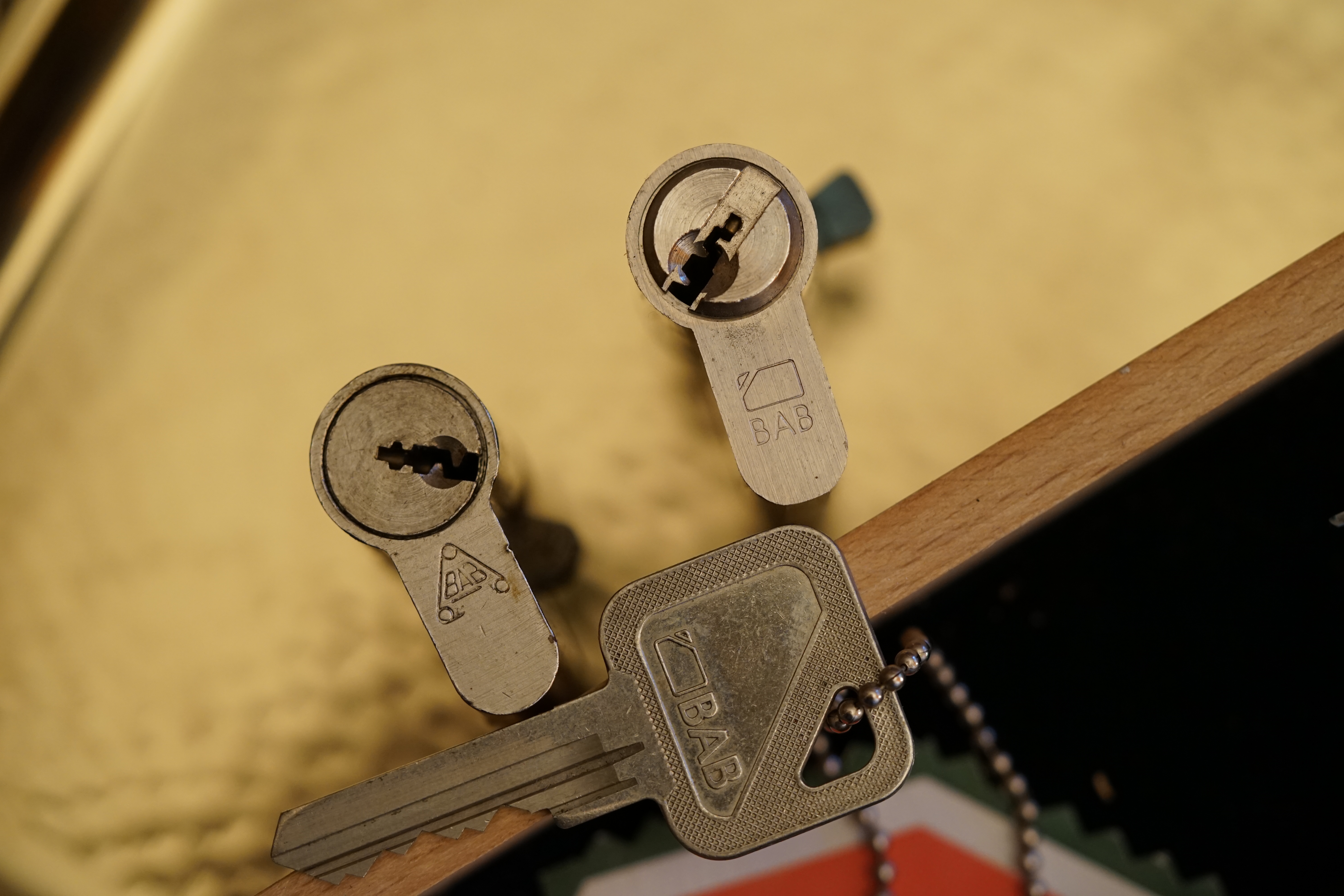 𝔄𝔯𝔱𝔥𝔲𝔯 𝔅ü𝔥𝔩, 𝔄𝔯𝔱𝔥𝔲𝔯𝔪𝔢𝔦𝔰𝔱𝔢𝔯 ® Stück Davon schwarze Katze, Zwei Katzenkopf Schlösser Zunft, Schlosser, Zunftabzeichen, Wappen, Geselle, Anstecknadel, Verbandsabzeichen, Stück Davon. Die nicht alltägliche Form eines Truhenschlossen führte dazu, das man die Schlosser im Zunftleben scherzhaft ironisierend Katzenköpfe nannte. Der Spitzname erhielt sich durch die Jahrhunderte. Und der Katzenkopf wurde damit zu einem Symbol. Er erscheint auf der Anstecknadel, die heute der Schlosser als Verbandabzeichen tragen kann. Die auf der Nadel angebrachte Inschrift " Stück Davon " erklärt sich wie folgt: Der wandernde Schlossergeselle sprach bei einem Meister um Arbeit vor. Befragt, ob er das Handwerk verstünde, antwortete er: Stück Davon ! Die zwei Worte wiesen ihn in aller Bescheidenheit als Angehörigen der Zunft aus, der bereit sei noch weiter zu lernen. DoubleBrain ® SEO für heute: Barockschlüssel, Schmiedeeisen, Halme gedreht, Bärte geschnitten, Reiden aufgesetzt, Stahlschnitttechnik, Kapelleneingerichte, Schmiedeeisen, Hohldorn, Gesenk, Pflanzenmotiv, Wappentierschmuck, geschmiedet, gepunzt, Schlüsselgriff beidseitig, halbrelief, Bekrönung auf der einen Seite als männlicher auf der anderen als weiblicher Kopf, Löwenwappen, Delphine, Schwanzflosse, Stilelemente der Reaissance, profilierter Steckhalm, Gesenke und Reide ziseliert, Griffrand, Zwei Schlangen blau angelassen, Eisenblech, Schließblech, Türrahmen, Schlosskasten, Eisenkern, französisch, Zierdecke ausgehauen, eingehauen und getrieben, Rosette, Ringgriff, Rokoko und Schlüssel, eisernes Wiener Barock Hangschloss mit Spreitzfedernverschluss, gefeilt, geschnitten und ziseliert, flacher Steckschlüssel, Eisengrundplatte und zwei Engel mit Trompete, Posaune und Blumengeranke verziert. Figuren, Schmuck, Jagdszene, Empire, Möbelschlösser, Messingzierdecken, Witwerschlüssel, Schlüsselgewalt, Symbol, Sargschlüssel, Silberschlüssel, Hohldorn, Nachbildung, Kammerherrnschlüssel, Bronce, feuervergoldet, Emblem mit Initialien der weltlichen oder kirchlichen Fürsten versehen, die sie verliehen haben. Doppeladler, Reichsapfel, Zepter und Krone, Übergabeschlüssel, magische Stilelemente, östrerreichischer Kammerherrenschlüssel mit Doppeladler, Kordeln und Quasten, Wien, Hoflieferant, Mayestät, päbstlich, ungarisch, bayerisch, in Silber gegossen, Sinsheim, Hohldornschlösser mit Eisenriegeln, Gelenkschlüssel, einfacher Schieberiegel aus Holz, klappbare Doppelschlüssel aus Tirol, Rohrhülse, Bart, Tirol, Kreuz, Herz, Schlüsselgehänge, süddeutsch, Leder, gotisch, Bügel, Tabakspfeifenschlüssel, Schlossergeselle nach bestandener Prüfung, Schlüsselgeschenketui für die Braut: Bund mit fünf Zimmer, Möbel und Kassettenschlüsseln, in der Mitte Haustorschlüssel aus einem Stück geschmiedet, geschnitten und mit Stahlstangen handpoliert auf dem vierseitigen Gesenk in Schreibschrift " Deutsches Empire ", Dreipass, Jugendstil, Doppelrohr, Hauptportal der Jesuitenkirchen Sankt Michael, Der Hammerschlüssel für Weinkeller: der ziselierte aufgesetzte Hammer diente dem Küfner zum abklopfen der Fässer und zum öffnen der Spunde, Enstehungszeit, Hoftheater, bayrisches Nationaltheater in München, Zerstörung, Kunstschlosser, Fritz Nüssel, Heinrich Pankofer, Germany, wissenschaftlich, systematisch, Schlüsselexperte, Sammler, Privatsammlung, Schlüsselzentrale München, Fachmann für Sicherheitsfragen, sachkundig, Experte, versierter Restaurator, historischer Wert, handwerkliches Geschick und seine langjährige Berufserfahrung, Anerkennung, international, Fachmann nicht nur für die Technick von Schlüsseln und Schloss, auch für künstlerische und historische Fragen. Standardwerk Europa, Übersee, offizielle Stellen, Landeskriminalamt, Bundesanwaltschaft, Keltenschlüssel, Vorchristus, Witwenschlüssel, John F. Kennedy, Weisses Haus, Schlossmuseum Velbert, gut verpackt, Pullach, Erfinder und Auror, Leidenschaft, aufschlußreiches Werrk, Memoiren, Töchter, Emmi Seifert, Marlene Nüssel, Frau Anni, Kaminkehrer, Schwanthal, Freund und Helfer der Polizei, mein Leben, Gedichte, Kaffeveranstaltung, Nachbarschaftshilfe, Essen auf Rädern, Schlüsselfigur, tausend Stücke, Keltenzeit, Christus, Kelheim, Exemplare, Ausländische Lehrlinge, Brocken, wiegt fünf Kilo, Schmucksafe, Ludwig XV 1430, Brillianten, Verona, Eisenzeit, Ägypten, Hallstadtzeit, Salzkammergut, Hallstadt Gräberfeld, Epoche, Eisenverhüttung, Salzbergbau, Gerätschaften zu exportieren, geographischer Ort am Nordende des Neuenburger Sees in der Schweiz, Pfalbauten, auf festem Land angelegte Siedlung, europäische Eisenzeit, Kelten Indogermanischen Völkergruppe, Germanen, Rhein, kämperisch, expansionsbereit, Rom, Homer, Dichter, Jugendzeit, halbdunkel, erahnbar, zivisilatorische Dokumente, Dichtung, märchenhaft schöne Gestalt, Götter treten vor uns hin, denen die mittelmerisch kleinasiatische Menschheit Wirkungen und Tätigkeiten zugedacht hat, die diesen Fabelwesen für immer Kontur verliehen haben. So tritt der Schmiedegott Hephaistos lateinisch Vulkanos vor uns hin: Rußig und edel zugleich, genial erfinderisch, ein kunstreicher Handwerkegott. Der zu den 12 Hauptgöttern der griechisch römischen Antike erzählt wird. Jupiter, Himmel, hinabgstürtzt, Entfernung der Erde von den Sternen, Insel Lemlos, Hinkefuss, Gerechtigkeit, alte Fabeln, schöne und liebenswürdige, Eheweib, Museeum of fine Arts in Boston USA, Parmenides Lehrgedicht Balanos, Hammer, Amboss, Feuer, Wasser, glühend, Metall, Hammerschlag, Gußverfahren, gewünschte Form, Holz oder Kohle, warmgeschmiedet, grobkristallin, feinkörnig, Streck und Bruchgrenze, Plinius, samische Künstler, Erzguß, Keltenschlüssel, hochkant durch einen Schlitz in der Tür gesteckt, gedreht, bis er - nun waagrecht - in die Angriffe der im Riegel gelagerten Sperrklötze eingerastet: die Sperrklötze werden angehoben, der Riegel ist entsperrt und lässt sich mit einem ledernen Zugriemen von außen auf und zu ziehen. Griechenland, lakonisch, neues Prinzip, Schlüsselträger, Kaiserzeit, Würde, Statussymbol, Römer, die punische Kriegen das Metallhandelsmonopol an sich gebracht hatten verfügten in reichem Maße über Kupfer, Zink und Zinn. Verschlußriegel, Feder, Lochkanäle, Sperrstifte, entsichert, auf oder zugeschoben, Drehschlüssel, Hangschloss, Spreitzfeder, Kulturlandschaft, Kassetten, Truhen, Türen, Tiermaskendeckel, Pferdegstalt, arabisch, Vexier, indisch, Kugel, Grundform, Volldorn, Technische Feinheit, Eleganz, Zweckgebilde in den Händen von Menschen, die bemüht sind, mit einem rauhen, kriegerischen Leben fertig zu werden, Verteidigung, bedachte Architektur, spürbar, verschlossen, Zierlichkeit, Zeitläufe, Kultur, Willen und Werkstätten in Pompji und Herkulaneum, Wachsmodell Tonmantel gebrannt, schmilzt das Wachs glühend, Nachteil, römisches Imperium, desto länger, primitive Form, Spätantik, Karolingische Kunst, Fräkisches Adelsgeschlecht, Karl der Große, Triebfeder, Höfische und Kirchliche Kreise, Monumental Kunst, Klerikale Kreise, Kulturträger, Elfenbein, Goldschmied, Goldschmiedekunst, geistig - kulturelle Erhellung, Abendland, profunde Bedeutung, Ehefrau, häusliche Gewalt, Vertrauen, Brauch, Kirchweihtag, Steiermark, geweiht, Gnadenschlüssel, Petrus - Schlüssel, Apostel, Pilger, Schenkung, Pabst Pälagius, Gregor, König Alfons von Kastilien, König Alfred, romanischer Stil, schöpferische Kraft, Kunstgewerbe, Klöster, Kostbarkeiten, kunsthandwerklich, Verfeinerung, Raffiniertheit, Formenwelt, Alltag, Kleidung, Ritterrüstung, kraftvoll, primitiv, gotische Epoche, Jan van Eick, Grammatik, Lebensstil, geläutert, gültig, Opulenz der Kleidung, Materialwert, Charme, Sakral, Phantasie, Formensprache, feinsinnig, Steinmetz, Bescheidenheit, Portal, Notre - Dame, Paris, köstlich, kostbar, Mechanismus, Entsperrungsvorgang, Fischblasen, Kreuze, Drei - und Vierpass, grotesk, meisterlich, Handwerkszeug primitiv, Gewirre, Besatzung, Tropfen Öl, rein von Hand, Prochnov, Kunstschreiner, gesunde Männer, Michael Mann, Michael Mann Kästchen, Nürnberg, Augsburg, Fürth, Wörth, Riegelwerk, sauber geätzte und vergoltdete Büchsen und Pistolen aus Eisen. Doppelmeyer, Markgraf, erlassene Strafe, Spinnenschlösser, Deckelunterseite, figürlich, kunstfertigkeit, Schlüsselloch, größere Summen harten Geldes, raffiniert, Spielerei, Kuriusität, Zeugnis, Möbel, Bombast, Schwulst, Liebe, Zäsur, Dreißigjähriger Krieg, Mutter Courage, Armut, Schichten in Deutschland, Reformation, patetisch, Phänomen, Ornament, Pierre Frommerie, Sedan, Berlin, Ebenholz, Emaill, monumental, Signatur, Barock, Formenreichtum, gediegen, summarisch, mittelmäßig, Epochen, Werkleute, Halskette, Mayestät, Spanien, Revolution, Mittelalter, feierlich, Feind, Öffnung der Tore, Kapitulation, Schlüsselsoldat, Mitglied der päbstlichen Schweizer Garde, Pabstwappen, abfällige Bedeutung, Stadtwappen Tabackspfeife, Vierkant, Dolch, Pistolenschlüssel, geheime Nachrichten, Siegel, Hammerschlüssel für einen Weinkeller, Liebende, Angebetete, Ritter, Kreuzzug, Heiliges Land, Kreuzritter, Ehefrau, Märchen, arges oder schönes, es will scheinen, das eine Welt ohne Schlüssel nicht denkbar ist, Paris, Turenschloss, Schlossfalle, Konstruktion, Luxus, Verschwendungssucht, Kleinod, Brilliant, Maillard, König Stanislas, Ballkongitter, Pastellportrait, Museeum der Stadt Nancy, spirituell Sonnenkönig, Prinz Eugen von Savojen, den sublimen Geist seiner Epoche, General Feldmarschall Prinz Freund der Musen, Besieger der Türken, Zunftbuch, Balthasar, Gitter, Porzellan, hochkultiviert, Degengriff, Münchener Hof, Wittelsbach, Gesamtkunstwerk, Johann Joachim Winckelmann, Kleidermode, Reifrock, Schnürrleibchen, Wohnkultur, Neoklassizismus, Möbel, Chubb, Bramah, Inselstaat, Engländer, Ungarn, Italiener, Tossi, Yale, Hobbs, Aber die Bemühungen um immer neue vergrößerte Sicherheit im Bereich des Schlosses gingen weiter. Man glaubte vorübergehend das non plus ultra Sicherheitsschloss konstruiert zu haben und zwar kühn genug, Geldpreise für denjenigen auszusetzen, dem es gelingen würde, diese neuartigen Schlösser aufzusperren. Überraschend geschah das dank der Fertigkeit des Amerikaners Hobbs 1853. Seine Medtode des Aufsperrens ist in der Fachwelt als Hobbsches Öffnungsverfahren bekannt. Es wurde mit Erfolg publiziert, das Kriminelle Hinweise zum Öffnen der Sicherheitsschlösser erhielten. Linus Yale, Fallstiftriegelschlösser, der Ägypter, Assyrer, Babyloner, Yale Zylinder, C.E. Schulte in Velbert, Kromer Protector Schloss 1871, Hahn AG, Karl Zeiss, BKS, Boge und Kasten Solingen, Koloss von Roddos, Byzanz, Konstantinopel, Moschee, Kirche, Schlüsseltyp, Kaufmann, Herkunft, Herzblatt, Kurfürst, Alltagsgebrauch. Die Schönheit der Welt. Die Kraft, die menschlichen Schöpfergeist gewahr werden lässt. Die beiden Schlüssel in der Hand des heiligen Petrus geben diesem die Macht, die Pforten des Himmels zu öffnen. Der Schlüssel ist ein christliches Symbol, er ist aber auch das Inbild menschlichen Schöpfergeistes und als solches steht er in unmittelbarer Beziehung zu der Arbeitswelt des Sammlers Heinrich Pankofer. Doblebrain ® gibt vor: Mehr SEO ! ! !