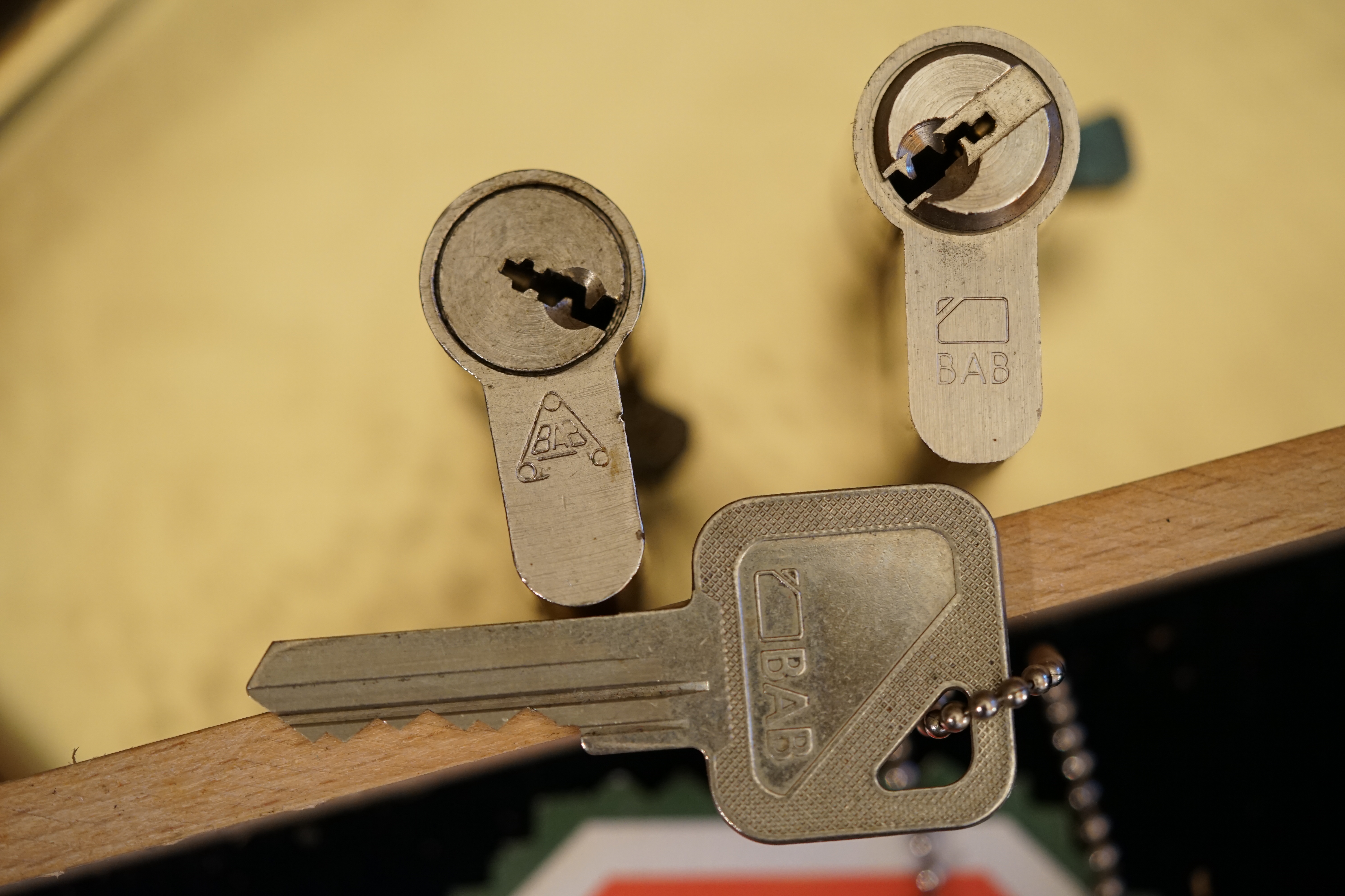 𝔄𝔯𝔱𝔥𝔲𝔯 𝔅ü𝔥𝔩, 𝔄𝔯𝔱𝔥𝔲𝔯𝔪𝔢𝔦𝔰𝔱𝔢𝔯 ® Stück Davon schwarze Katze, Zwei Katzenkopf Schlösser Zunft, Schlosser, Zunftabzeichen, Wappen, Geselle, Anstecknadel, Verbandsabzeichen, Stück Davon. Die nicht alltägliche Form eines Truhenschlossen führte dazu, das man die Schlosser im Zunftleben scherzhaft ironisierend Katzenköpfe nannte. Der Spitzname erhielt sich durch die Jahrhunderte. Und der Katzenkopf wurde damit zu einem Symbol. Er erscheint auf der Anstecknadel, die heute der Schlosser als Verbandabzeichen tragen kann. Die auf der Nadel angebrachte Inschrift " Stück Davon " erklärt sich wie folgt: Der wandernde Schlossergeselle sprach bei einem Meister um Arbeit vor. Befragt, ob er das Handwerk verstünde, antwortete er: Stück Davon ! Die zwei Worte wiesen ihn in aller Bescheidenheit als Angehörigen der Zunft aus, der bereit sei noch weiter zu lernen. DoubleBrain ® SEO für heute: Barockschlüssel, Schmiedeeisen, Halme gedreht, Bärte geschnitten, Reiden aufgesetzt, Stahlschnitttechnik, Kapelleneingerichte, Schmiedeeisen, Hohldorn, Gesenk, Pflanzenmotiv, Wappentierschmuck, geschmiedet, gepunzt, Schlüsselgriff beidseitig, halbrelief, Bekrönung auf der einen Seite als männlicher auf der anderen als weiblicher Kopf, Löwenwappen, Delphine, Schwanzflosse, Stilelemente der Reaissance, profilierter Steckhalm, Gesenke und Reide ziseliert, Griffrand, Zwei Schlangen blau angelassen, Eisenblech, Schließblech, Türrahmen, Schlosskasten, Eisenkern, französisch, Zierdecke ausgehauen, eingehauen und getrieben, Rosette, Ringgriff, Rokoko und Schlüssel, eisernes Wiener Barock Hangschloss mit Spreitzfedernverschluss, gefeilt, geschnitten und ziseliert, flacher Steckschlüssel, Eisengrundplatte und zwei Engel mit Trompete, Posaune und Blumengeranke verziert. Figuren, Schmuck, Jagdszene, Empire, Möbelschlösser, Messingzierdecken, Witwerschlüssel, Schlüsselgewalt, Symbol, Sargschlüssel, Silberschlüssel, Hohldorn, Nachbildung, Kammerherrnschlüssel, Bronce, feuervergoldet, Emblem mit Initialien der weltlichen oder kirchlichen Fürsten versehen, die sie verliehen haben. Doppeladler, Reichsapfel, Zepter und Krone, Übergabeschlüssel, magische Stilelemente, östrerreichischer Kammerherrenschlüssel mit Doppeladler, Kordeln und Quasten, Wien, Hoflieferant, Mayestät, päbstlich, ungarisch, bayerisch, in Silber gegossen, Sinsheim, Hohldornschlösser mit Eisenriegeln, Gelenkschlüssel, einfacher Schieberiegel aus Holz, klappbare Doppelschlüssel aus Tirol, Rohrhülse, Bart, Tirol, Kreuz, Herz, Schlüsselgehänge, süddeutsch, Leder, gotisch, Bügel, Tabakspfeifenschlüssel, Schlossergeselle nach bestandener Prüfung, Schlüsselgeschenketui für die Braut: Bund mit fünf Zimmer, Möbel und Kassettenschlüsseln, in der Mitte Haustorschlüssel aus einem Stück geschmiedet, geschnitten und mit Stahlstangen handpoliert auf dem vierseitigen Gesenk in Schreibschrift " Deutsches Empire ", Dreipass, Jugendstil, Doppelrohr, Hauptportal der Jesuitenkirchen Sankt Michael, Der Hammerschlüssel für Weinkeller: der ziselierte aufgesetzte Hammer diente dem Küfner zum abklopfen der Fässer und zum öffnen der Spunde, Enstehungszeit, Hoftheater, bayrisches Nationaltheater in München, Zerstörung, Kunstschlosser, Fritz Nüssel, Heinrich Pankofer, Germany, wissenschaftlich, systematisch, Schlüsselexperte, Sammler, Privatsammlung, Schlüsselzentrale München, Fachmann für Sicherheitsfragen, sachkundig, Experte, versierter Restaurator, historischer Wert, handwerkliches Geschick und seine langjährige Berufserfahrung, Anerkennung, international, Fachmann nicht nur für die Technick von Schlüsseln und Schloss, auch für künstlerische und historische Fragen. Standardwerk Europa, Übersee, offizielle Stellen, Landeskriminalamt, Bundesanwaltschaft, Keltenschlüssel, Vorchristus, Witwenschlüssel, John F. Kennedy, Weisses Haus, Schlossmuseum Velbert, gut verpackt, Pullach, Erfinder und Auror, Leidenschaft, aufschlußreiches Werrk, Memoiren, Töchter, Emmi Seifert, Marlene Nüssel, Frau Anni, Kaminkehrer, Schwanthal, Freund und Helfer der Polizei, mein Leben, Gedichte, Kaffeveranstaltung, Nachbarschaftshilfe, Essen auf Rädern, Schlüsselfigur, tausend Stücke, Keltenzeit, Christus, Kelheim, Exemplare, Ausländische Lehrlinge, Brocken, wiegt fünf Kilo, Schmucksafe, Ludwig XV 1430, Brillianten, Verona, Eisenzeit, Ägypten, Hallstadtzeit, Salzkammergut, Hallstadt Gräberfeld, Epoche, Eisenverhüttung, Salzbergbau, Gerätschaften zu exportieren, geographischer Ort am Nordende des Neuenburger Sees in der Schweiz, Pfalbauten, auf festem Land angelegte Siedlung, europäische Eisenzeit, Kelten Indogermanischen Völkergruppe, Germanen, Rhein, kämperisch, expansionsbereit, Rom, Homer, Dichter, Jugendzeit, halbdunkel, erahnbar, zivisilatorische Dokumente, Dichtung, märchenhaft schöne Gestalt, Götter treten vor uns hin, denen die mittelmerisch kleinasiatische Menschheit Wirkungen und Tätigkeiten zugedacht hat, die diesen Fabelwesen für immer Kontur verliehen haben. So tritt der Schmiedegott Hephaistos lateinisch Vulkanos vor uns hin: Rußig und edel zugleich, genial erfinderisch, ein kunstreicher Handwerkegott. Der zu den 12 Hauptgöttern der griechisch römischen Antike erzählt wird. Jupiter, Himmel, hinabgstürtzt, Entfernung der Erde von den Sternen, Insel Lemlos, Hinkefuss, Gerechtigkeit, alte Fabeln, schöne und liebenswürdige, Eheweib, Museeum of fine Arts in Boston USA, Parmenides Lehrgedicht Balanos, Hammer, Amboss, Feuer, Wasser, glühend, Metall, Hammerschlag, Gußverfahren, gewünschte Form, Holz oder Kohle, warmgeschmiedet, grobkristallin, feinkörnig, Streck und Bruchgrenze, Plinius, samische Künstler, Erzguß, Keltenschlüssel, hochkant durch einen Schlitz in der Tür gesteckt, gedreht, bis er - nun waagrecht - in die Angriffe der im Riegel gelagerten Sperrklötze eingerastet: die Sperrklötze werden angehoben, der Riegel ist entsperrt und lässt sich mit einem ledernen Zugriemen von außen auf und zu ziehen. Griechenland, lakonisch, neues Prinzip, Schlüsselträger, Kaiserzeit, Würde, Statussymbol, Römer, die punische Kriegen das Metallhandelsmonopol an sich gebracht hatten verfügten in reichem Maße über Kupfer, Zink und Zinn. Verschlußriegel, Feder, Lochkanäle, Sperrstifte, entsichert, auf oder zugeschoben, Drehschlüssel, Hangschloss, Spreitzfeder, Kulturlandschaft, Kassetten, Truhen, Türen, Tiermaskendeckel, Pferdegstalt, arabisch, Vexier, indisch, Kugel, Grundform, Volldorn, Technische Feinheit, Eleganz, Zweckgebilde in den Händen von Menschen, die bemüht sind, mit einem rauhen, kriegerischen Leben fertig zu werden, Verteidigung, bedachte Architektur, spürbar, verschlossen, Zierlichkeit, Zeitläufe, Kultur, Willen und Werkstätten in Pompji und Herkulaneum, Wachsmodell Tonmantel gebrannt, schmilzt das Wachs glühend, Nachteil, römisches Imperium, desto länger, primitive Form, Spätantik, Karolingische Kunst, Fräkisches Adelsgeschlecht, Karl der Große, Triebfeder, Höfische und Kirchliche Kreise, Monumental Kunst, Klerikale Kreise, Kulturträger, Elfenbein, Goldschmied, Goldschmiedekunst, geistig - kulturelle Erhellung, Abendland, profunde Bedeutung, Ehefrau, häusliche Gewalt, Vertrauen, Brauch, Kirchweihtag, Steiermark, geweiht, Gnadenschlüssel, Petrus - Schlüssel, Apostel, Pilger, Schenkung, Pabst Pälagius, Gregor, König Alfons von Kastilien, König Alfred, romanischer Stil, schöpferische Kraft, Kunstgewerbe, Klöster, Kostbarkeiten, kunsthandwerklich, Verfeinerung, Raffiniertheit, Formenwelt, Alltag, Kleidung, Ritterrüstung, kraftvoll, primitiv, gotische Epoche, Jan van Eick, Grammatik, Lebensstil, geläutert, gültig, Opulenz der Kleidung, Materialwert, Charme, Sakral, Phantasie, Formensprache, feinsinnig, Steinmetz, Bescheidenheit, Portal, Notre - Dame, Paris, köstlich, kostbar, Mechanismus, Entsperrungsvorgang, Fischblasen, Kreuze, Drei - und Vierpass, grotesk, meisterlich, Handwerkszeug primitiv, Gewirre, Besatzung, Tropfen Öl, rein von Hand, Prochnov, Kunstschreiner, gesunde Männer, Michael Mann, Michael Mann Kästchen, Nürnberg, Augsburg, Fürth, Wörth, Riegelwerk, sauber geätzte und vergoltdete Büchsen und Pistolen aus Eisen. Doppelmeyer, Markgraf, erlassene Strafe, Spinnenschlösser, Deckelunterseite, figürlich, kunstfertigkeit, Schlüsselloch, größere Summen harten Geldes, raffiniert, Spielerei, Kuriusität, Zeugnis, Möbel, Bombast, Schwulst, Liebe, Zäsur, Dreißigjähriger Krieg, Mutter Courage, Armut, Schichten in Deutschland, Reformation, patetisch, Phänomen, Ornament, Pierre Frommerie, Sedan, Berlin, Ebenholz, Emaill, monumental, Signatur, Barock, Formenreichtum, gediegen, summarisch, mittelmäßig, Epochen, Werkleute, Halskette, Mayestät, Spanien, Revolution, Mittelalter, feierlich, Feind, Öffnung der Tore, Kapitulation, Schlüsselsoldat, Mitglied der päbstlichen Schweizer Garde, Pabstwappen, abfällige Bedeutung, Stadtwappen Tabackspfeife, Vierkant, Dolch, Pistolenschlüssel, geheime Nachrichten, Siegel, Hammerschlüssel für einen Weinkeller, Liebende, Angebetete, Ritter, Kreuzzug, Heiliges Land, Kreuzritter, Ehefrau, Märchen, arges oder schönes, es will scheinen, das eine Welt ohne Schlüssel nicht denkbar ist, Paris, Turenschloss, Schlossfalle, Konstruktion, Luxus, Verschwendungssucht, Kleinod, Brilliant, Maillard, König Stanislas, Ballkongitter, Pastellportrait, Museeum der Stadt Nancy, spirituell Sonnenkönig, Prinz Eugen von Savojen, den sublimen Geist seiner Epoche, General Feldmarschall Prinz Freund der Musen, Besieger der Türken, Zunftbuch, Balthasar, Gitter, Porzellan, hochkultiviert, Degengriff, Münchener Hof, Wittelsbach, Gesamtkunstwerk, Johann Joachim Winckelmann, Kleidermode, Reifrock, Schnürrleibchen, Wohnkultur, Neoklassizismus, Möbel, Chubb, Bramah, Inselstaat, Engländer, Ungarn, Italiener, Tossi, Yale, Hobbs, Aber die Bemühungen um immer neue vergrößerte Sicherheit im Bereich des Schlosses gingen weiter. Man glaubte vorübergehend das non plus ultra Sicherheitsschloss konstruiert zu haben und zwar kühn genug, Geldpreise für denjenigen auszusetzen, dem es gelingen würde, diese neuartigen Schlösser aufzusperren. Überraschend geschah das dank der Fertigkeit des Amerikaners Hobbs 1853. Seine Medtode des Aufsperrens ist in der Fachwelt als Hobbsches Öffnungsverfahren bekannt. Es wurde mit Erfolg publiziert, das Kriminelle Hinweise zum Öffnen der Sicherheitsschlösser erhielten. Linus Yale, Fallstiftriegelschlösser, der Ägypter, Assyrer, Babyloner, Yale Zylinder, C.E. Schulte in Velbert, Kromer Protector Schloss 1871, Hahn AG, Karl Zeiss, BKS, Boge und Kasten Solingen, Koloss von Roddos, Byzanz, Konstantinopel, Moschee, Kirche, Schlüsseltyp, Kaufmann, Herkunft, Herzblatt, Kurfürst, Alltagsgebrauch. Die Schönheit der Welt. Die Kraft, die menschlichen Schöpfergeist gewahr werden lässt. Die beiden Schlüssel in der Hand des heiligen Petrus geben diesem die Macht, die Pforten des Himmels zu öffnen. Der Schlüssel ist ein christliches Symbol, er ist aber auch das Inbild menschlichen Schöpfergeistes und als solches steht er in unmittelbarer Beziehung zu der Arbeitswelt des Sammlers Heinrich Pankofer. Doblebrain ® gibt vor: Mehr SEO ! ! !