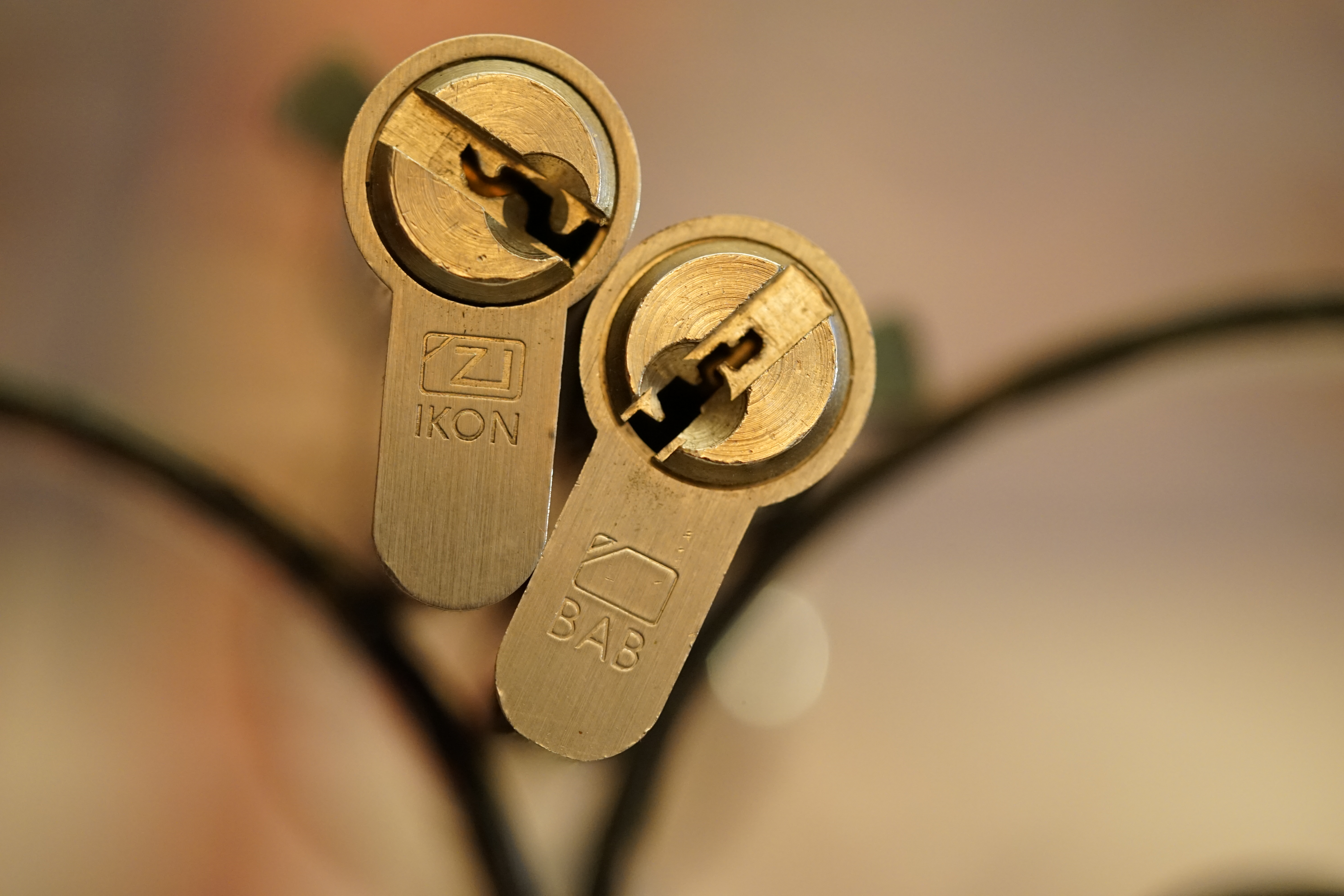 Karussel OFFEN und ZU: 𝔄𝔯𝔱𝔥𝔲𝔯 𝔅ü𝔥𝔩, 𝔄𝔯𝔱𝔥𝔲𝔯𝔪𝔢𝔦𝔰𝔱𝔢𝔯® Arthur Bühl, Jahrgang 1961, Detektiv aus Hamburg, Im Dienste der Wahrheitsfindung unterwegs, betreibt in seiner Freizeit Lockpicking aus Leidenschaft. Der mehrfache Deutsche Meister wird in der WIRED als " Master of Universe " betitelt. In der BILD et ist der Artikel " Herr der Schlösser " abgedruckt. Im Hasenstübchen - Fuhlsbüttel, am Hasenberge, Santa Fu, wird gefeiert. Arthurmeister® stellt seinen Leporello " Der Aufmacher " vor. Der Stammtisch grölt " OFFEN ". Scholischek, Rudi, Heike I, Noagerlzutzler und Arthur prosten sich zu. Die Jukebox auf YouTube spielt Slow Hand ! ♥ Beim Tanzen ruft die Cartomanze " Ey du Sympthieträger, komm mal her " ! Verschlagwortet mit: ♥ Vokuhila, Friseur ♥ Schwäbischer Hengst, Zwetschgen Heini, Bühl er, Zwetschge, Google Earth, Mittelpunkt der Welt, Martinameisterin, Cartomanze, Scholischek, " HIGH NOON ! ". ♥ Parole Emil !