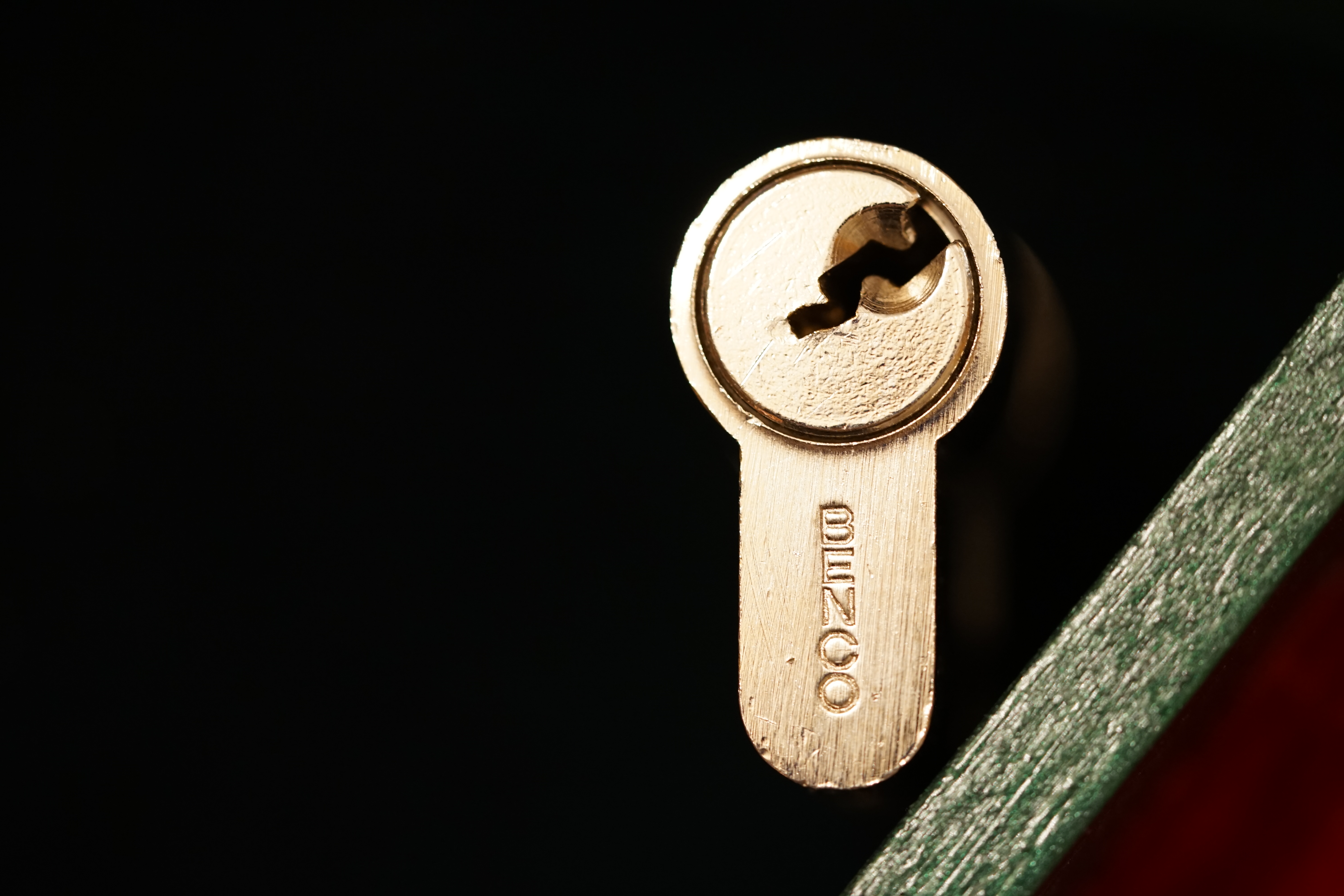 ARTHURMEISTER`s Jukebox im HASENSTÜBCHEN ( HAM ) Wohl dem, der den Schlüssel zur Jukebox hat und als " Sympathieträger " gilt ! " Der Aufmacher " hat absichtlich nicht alle Musikstücke aus der alten orginal Jukebox übernommen; denn einzelne Lieder mußten zu exzessiv ertragen werden. Bei Marianne`s " Er gehört zu mir " oder auch bei " Hu the fuck ist Alice " oder wer, was, wen auch immer, wurde zu oft der Drücker und der Presser gemacht. Diese Abspielliste wurde mit Hilfe meines gefertigten Himmelschlüssels und mit weiterer Hilfe der Helbing Brüder und des Stammtisches und der Stößchen`s gefummelt ! Allerdings ließ sich der Helbing - Tisch bestechen - je mehr Helbing - umso oder desto länger blieb die Box geöffnet ! YouTube, werbefrei. Nach zwei Runden Bier, leider kleine, wurde für unseren Lupo der Sound Knochen von der Zeltinger Band hinzugefügt. Das Abus Vorhängeschloss für den Lockpicker ♥ Stammtisch bringt er morgen. Auch Buongiorno bettelte. Nach zwei Runden Bier, leider kleine, hatte er uns überzeugt: Marcella Bella - Nessuno Mai ! Das Cisa Lucetto bringt er morgen. Jetzt bettelte der Arkadasch: Nach zwei Runden Bier, leider kleine, hatte er Erfolg: Cem Caraca & Die Kanaken - Mein Deutscher Freund ! Ein Kale Padlock bringt er morgen. Alles hierzu und vieles mehr dürft Ihr Lieben im " Leporello " und dessen Nachtrag auf Arthur Bühl de oder Arthurmeister.de lesen. LiBi`s gibt es unter Schlossherz.de anzuschauen. BILD et Uschi mit Parole Emil !